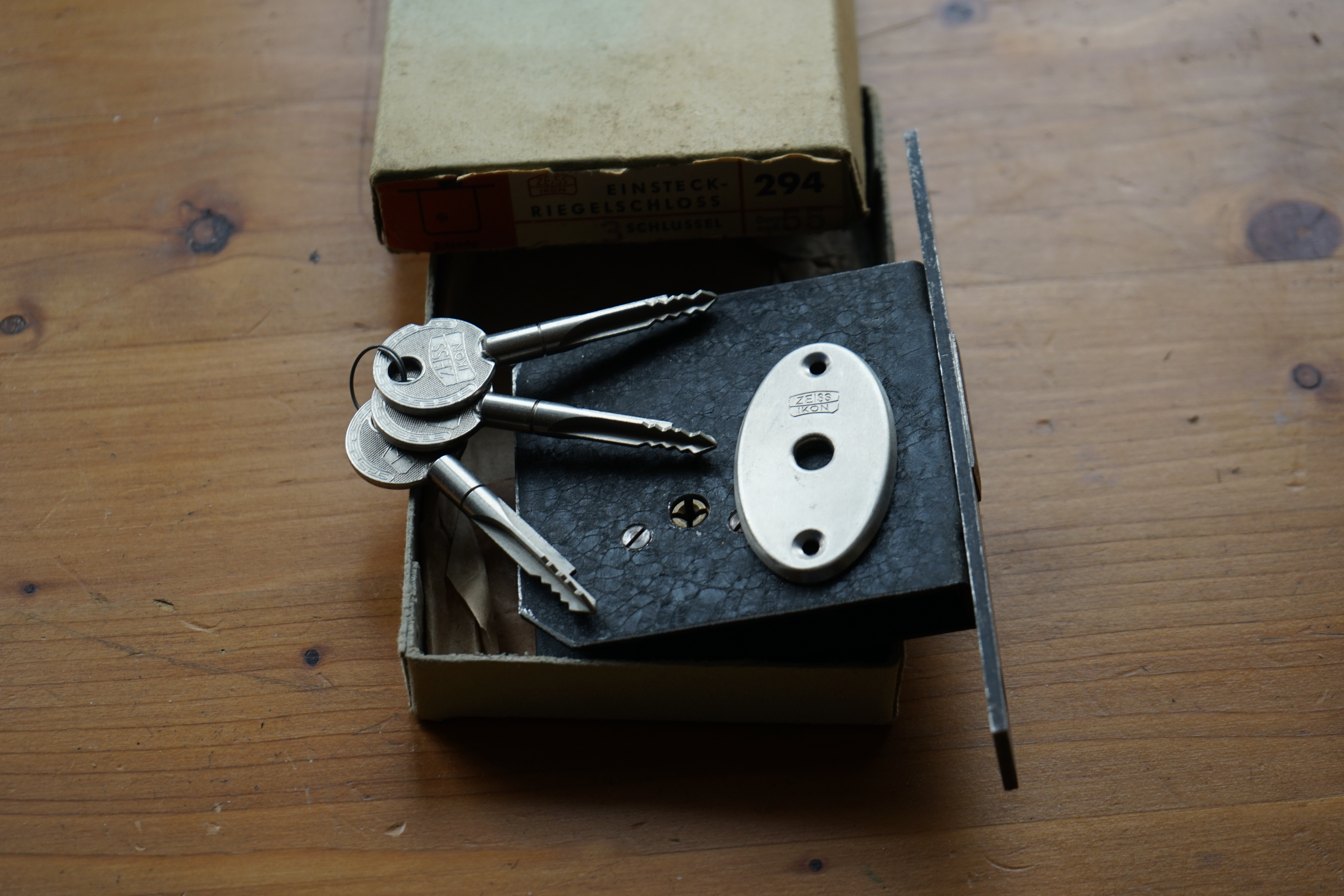 Arthur Bühl, Arthur meister ®, Lockpickerherz ®, Schlossherz ®, Porno meister ® Carsten Jasner, MUT PROBEN ! Das Leben ist tödlich. Aber es muß nicht sterbenslangweilig sein. In diesem Buch werde ich ab Seite 139 in dem Kapitel: Mut zur Lücke, Loch im Tresor. Todsichere Systeme und wie man sie knackt wie folgt beschrieben: Ein Mann mit Pferdeschwanz sitzt hoch konzentriert am Werktisch. Sein Blick ist ins Nichts gerichtet. Für das was er tut, braucht er seine Augen nicht, er sieht mit dem kleinen Stahlhaken zwischen seinen großen Fingern, mit denen er sich einen Weg in das Schicherheitsschloss bahnt. Er gleitet in die ölige Innenwelt, ertastet Wände, Widerstände, Ausbuchtungen. Er fühlt schließlich die genaue Position der Stifte, rastet einen nach dem anderen ein. Diese Momente, sagt der Zweimeter mann, seien " Vorboten zum Orgasmus " ! Arthur Bühl, von seinen zahlreichen Bewunderern " ARTHURMEISTER " genannt, ist einer der Besten bei den Sportsfreunden der Sperrtechnik, einem Verein in dem sich bundesweit rund fünfzehnhundert Mitglieder in sechzehn Ortsgruppen treffen, um in ihrer Freizeit Schlösser zu knacken. Ins Leben gerufen hat den Verein Arthur Bühl und sein Freund Steffen Wernèry, ein Mitbegründer des Caos Computer Club. Digital hacken oder analog knacken - für Wernèry gibt es da keinen Unterschied. Hier wie da treibt ihn der rebellische Reiz, Lücken im System zu finden, die Verkäufer als todsicher preisen. " Doch sicher ist nur, daß alles aufgeht " ! Dafür sort die Lust, die jeder kennt: Schatzkammern zu betreten, Geheimnisse zu entschlüsseln, Widerstände zu überwinden, Verbotenes zu tun, sich Zugang zu veerbogenen Ecken und Winkeln zu verschaffen. Die " Sportsfreunde " treibt diese Lust seit ihrer Kindheit um. Wernèry bog mit zwölf Jahren seinen ersten Dietrich aus einem Kleiderbügel und sperrte seine Lehrer ein. Der kleine Arthur bekam eine Ahnung von seinem Talent, als es ihm gelang, die Spardose schlüssel - und zerstörungsfrei zu entriegeln. Heute triumphiert er als mehrfacher Deutscher Meister im sogenannten Lockpicking, dem Öffnen von Schlössern unter Wettkampfbedingungen. Immerhin siebenundsechzig Jahre lang war das erste Sicherheitschloss der Welt tatsächlich ein Sicherheitsschloss. Der englische Tüftler Joseph Bramah, der so nützliche Dinge erfand wie eine Banknoten - Nummeriermaschine und eine Zapfanlage, die heute noch in britischen Pubs Bier in Gläser sprotzt, ersann 1784 ein Zylinderschloss, daß als unbezwigbar galt - bis 1851 ein professioneller Knacker nach sechzehn Tagen engagierten Stocherns das Ding öffnete. Dieser Akt war ein Schlüsselerlebnis in der Beziehung zwischen Mensch und Mechanik. Ein Sieg der lebendigen Sinne über ein sprödes System - zu einer Zeit, da die Gesellschaft sich dem stampfenden Rhythmus der Industrialisierung unterwarf und der Glaube an das Heil der Technik verdrängte. Lockpicking wurde zu einem populären Sport, der Helden schuf. In den dreißiger Jahren des 20. Jahrhunderts etwa gelangte ein Prister zu Weltruhm, weil er reihenweise sowohl als einbruchsicher gepriesene Tresore als auch " ausbruchsichere " Gefängnisschlösser entriegelte. " Der schwerste Schrank hat seine Schwächen, er läßt sich ohne Müh erbrechen " ! - diese alte Panzerknacker Weisheit hat nach wie vor Gültigkeit; sie hängt über den Köpfen der Hamburger Lockpicker. Arthurmeister braucht für handelsübliche Stiftschlösser, die fast jede Wohnungstür zieren, zwischen zehn Sekunden und fünf Minuten, je nach Hersteller. Bohrmuldenschlösser, die bei der Deutschen Post, auf Flughäfen und in Atomkraftwerken verwendet werden, sind vor ihm ebenso wenig sicher. Er nutzt dabei mechanische Ungenauigkeiten, winzige Spielräume, die sich bei der Herstellung nicht vermeiden lassen und zehnmal dünner sind als ein Haar. Ein paar Mal klickt es, der Meister dreht den Zylinder, streicht seine Haare zurück, steckt sich eine Zigarette an. " Tja " sagt er, " und wenn man dann das Schloss aufkriegt - das ist ein geiles Gefühl ! " Ich habe dann später den Jasner in Berlin angerufen. Bei dem Telefonat kam lediglich heraus er wüßte von dem Interview nichts mehr und wolle auch nichts mehr wissen. Da habe ich noch bemerkt, er hätte auf dem Lockpicking " Bunten Nachmittag " nicht so nerven brauchen, wenn er dann doch so einiges durch den " Tüddel " kriegt. Taged mit: Spiel nicht mit den Schmuddelkindern ! Verzwetschget mit: Bühl Arthur, Bühl Wappen, Bühl Fahne, Bühl Urkunde, Bühl Patent, Bühl achteck, Zwetschgenhengst, Zwetschgenfest, Meister Arthur, Bühler Zwetschge Arthur Andreas Bühl, Detektiv, Privatdetektiv, Hamburg,Germany, Siegel Ring.