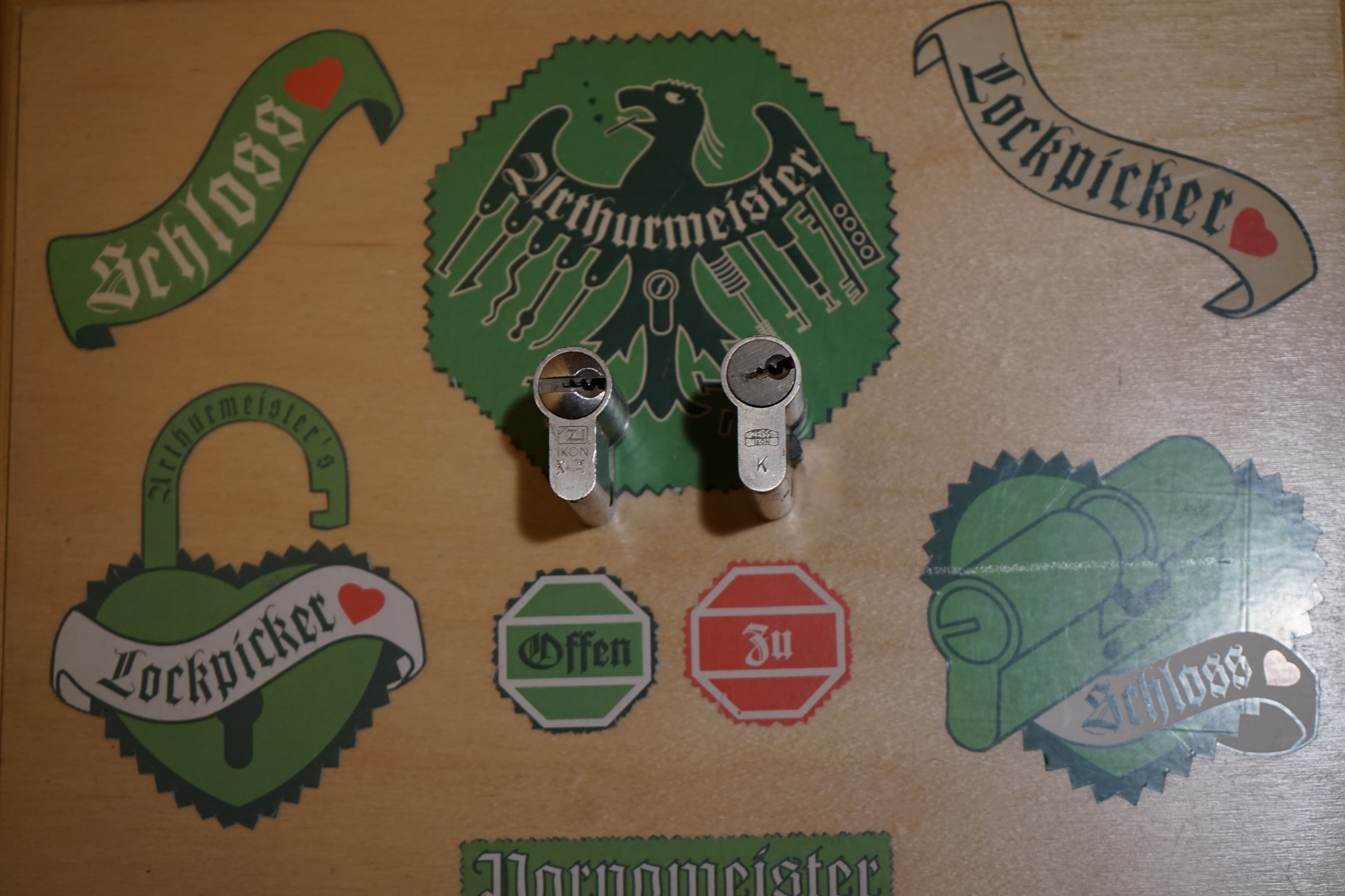 Arthur A. Bühl, Made in Germany, born 1961 in Stuttgart, arbeitet seit 40 Jahren als Privatdetektiv und lebt in Hamburg. Er ist als Detektiv Mitglied in nationalen und internationalen Berufsverbänden. Unter dem Künstlernamen " Arthurmeister " erklärt Arthur Bühl Lockpicking; das zerstörungsfreie öffnen von Schlössern und Schließzylindern. Der Ehrenkodex lautet: Öffne nur deine eigenen Schlösser. Fremde Schlösser dürfen nur mit Einwilligung des Eigentümers geöffnet werden. Herr Bühl wurde schon als Schlossknacker bezeichnet. Dies ist natürlich Quatsch, denn wenn man z.B. ein Vorhangschloss knackt, so ist es kaputt und die Wettbewerber und Lockpickerkollegen können nicht mehr daran üben. Knacker benutzen einen Kuhfuß. Der mehrfache Deutsche Meister dagegen ein Pickset und es gilt: " Offen ist gut, schneller Offen ist besser ". Von der Zeitschrift " Wired " wurde Arthurmeister als Master of the Universe, betitelt. Viel Spaß und Erfolg beim Üben. SEO für heute: Parole Emil ! Arthur Bühl, Sympathieträger.com, Präsident Pornomeister SARL. Die Anschrift lautet: Arthur A. Bühl, Postfach 605 145, 22 246 Hamburg. SEO NEU geändert Arthur A. Bühl, Made in Germany, born 1961 in Stuttgart, arbeitet seit 40 Jahren als Privatdetektiv und lebt in Hamburg. Er ist als Detektiv Mitglied in nationalen und internationalen Berufsverbänden. Unter dem Künstlernamen " Arthurmeister " erklärt Arthur Bühl Lockpicking; das zerstörungsfreie Öffnen von Schlössern und Schließzylindern. Der Ehrenkodex lautet: Öffne nur deine eigenen Schlösser. Fremde Schlösser dürfen nur mit Einwilligung des Eigentümers geöffnet werden. Herr Bühl wurde schon als Schlossknacker bezeichnet. Dies ist natürlich Quatsch, denn wenn man oder Frau z.B. ein Vorhangschloss knackt, so ist es kaputt und die Wettbewerber und Lockpickerkollegen können nicht mehr daran üben. Knacker benutzen einen Kuhfuß. Der mehrfache Deutsche Meister dagegen ein Pickset und es gilt: " Offen ist gut, schneller Offen ist besser ". Viel Spaß und Erfolg beim Üben. Von der Zeitschrift " WIRED " wurde Arthurmeister als Master of the Universe, betitelt. SEO für heute: Parole Emil ! Arthur Bühl, Sympathieträger.com, Präsident Pornomeister SARL. Die Anschrift lautet: Arthur A. Bühl, Postfach 605 145, 22 246 Hamburg. Twitter X 11.06.24 Bilder Budeg ( Bold serif ) Arthur Andreas Bühl, Detektiv, made in Germany, born 1961 in Stuttgart, Baden - Württemberg, living in HAM, Im Dienste der Wahrheitsfindung unterwegs, betreibt in seiner Freizeit Lockpicking aus Leidenschaft. Der mehrfache Deutsche Meister wird in der WIRED als " Master of the Universe " betitelt. In der BILD et ist der Artikel " Herr der Schlösser " abgedruckt. Im Hasenstübchen - Fuhlsbüttel, am Hasenberge, Santa Fu, wird gefeiert. Arthurmeister® stellt seinen Leporello " Der Aufmacher " vor. Der Stammtisch grölt " OFFEN ". Scholischek, Rudi, Heike I, Noagerlzutzler, Arthur und Joe Asberry, der alte NBA ler, prosten sich zu. Arthurmeister`s Jukebox auf YouTube spielt Pointer Sisters - Slow Hand ! ♥ Beim Tanzen ruft die Cartomanze " Ey du Sympthieträger ♥, komm mal her " ! SEO für heute: DETEKTIV, Arthur Bühl, Lockpicker, Deutscher Meister, pickt ABUS Padlock. KI-Worldwide.de, Arthur-Bühl.de, Arthurmeister.de