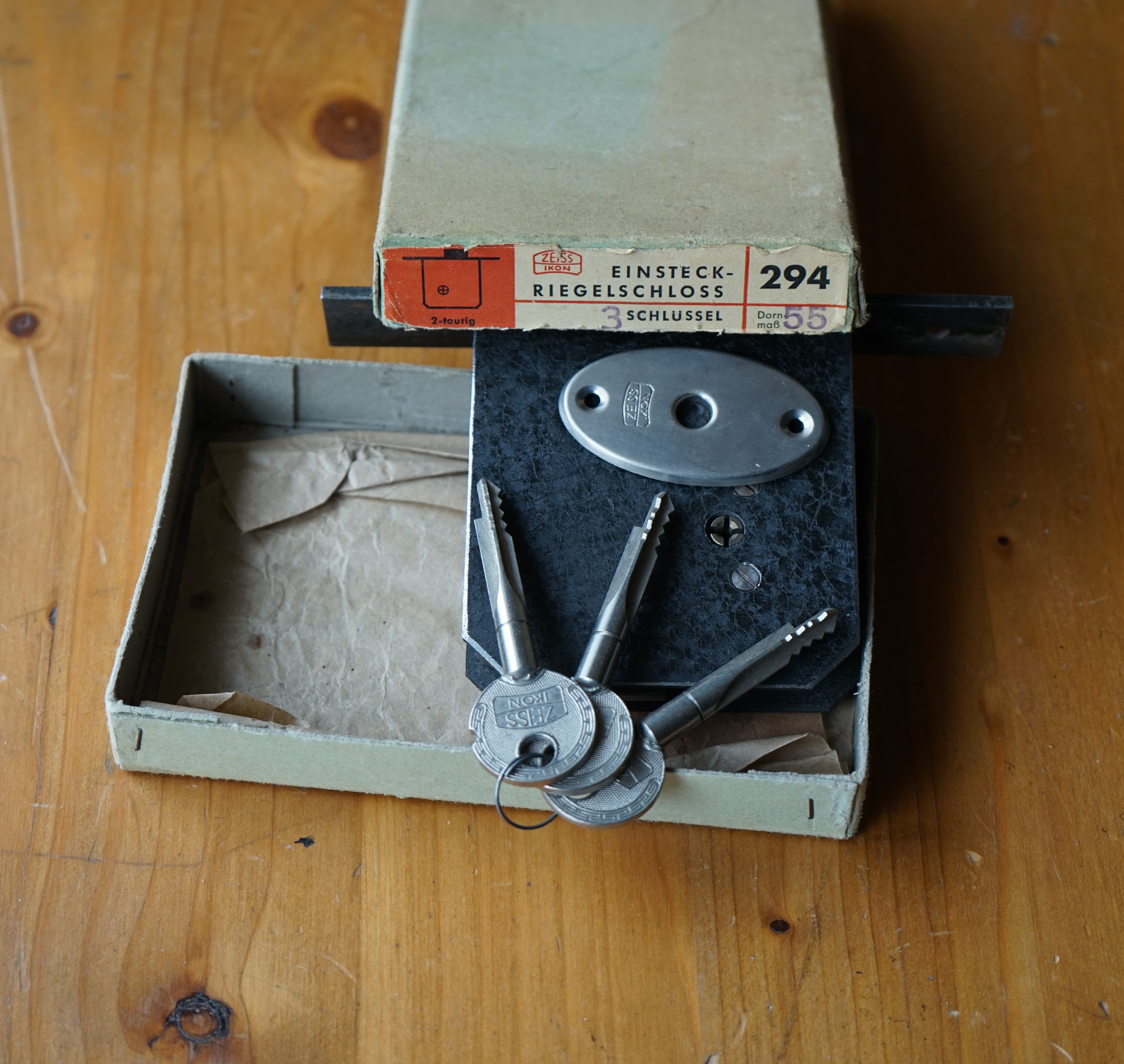 Arthur A. Bühl, Made in Germany, born 1961 in Stuttgart, arbeitet seit 40 Jahren als Privatdetektiv und lebt in Hamburg. Er ist als Detektiv Mitglied in nationalen und internationalen Berufsverbänden. Unter dem Künstlernamen " Arthurmeister " erklärt Arthur Bühl Lockpicking; das zerstörungsfreie öffnen von Schlössern und Schließzylindern. Der Ehrenkodex lautet: Öffne nur deine eigenen Schlösser. Fremde Schlösser dürfen nur mit Einwilligung des Eigentümers geöffnet werden. Herr Bühl wurde schon als Schlossknacker bezeichnet. Dies ist natürlich Quatsch, denn wenn man z.B. ein Vorhangschloss knackt, so ist es kaputt und die Wettbewerber und Lockpickerkollegen können nicht mehr daran üben. Knacker benutzen einen Kuhfuß. Der mehrfache Deutsche Meister dagegen ein Pickset und es gilt: " Offen ist gut, schneller Offen ist besser ". Von der Zeitschrift " Wired " wurde Arthurmeister als Master of the Universe, betitelt. Viel Spaß und Erfolg beim Üben. SEO für heute: Parole Emil ! Arthur Bühl, Sympathieträger.com, Präsident Pornomeister SARL. Die Anschrift lautet: Arthur A. Bühl, Postfach 605 145, 22 246 Hamburg. SEO NEU geändert Arthur A. Bühl, Made in Germany, born 1961 in Stuttgart, arbeitet seit 40 Jahren als Privatdetektiv und lebt in Hamburg. Er ist als Detektiv Mitglied in nationalen und internationalen Berufsverbänden. Unter dem Künstlernamen " Arthurmeister " erklärt Arthur Bühl Lockpicking; das zerstörungsfreie Öffnen von Schlössern und Schließzylindern. Der Ehrenkodex lautet: Öffne nur deine eigenen Schlösser. Fremde Schlösser dürfen nur mit Einwilligung des Eigentümers geöffnet werden. Herr Bühl wurde schon als Schlossknacker bezeichnet. Dies ist natürlich Quatsch, denn wenn man oder Frau z.B. ein Vorhangschloss knackt, so ist es kaputt und die Wettbewerber und Lockpickerkollegen können nicht mehr daran üben. Knacker benutzen einen Kuhfuß. Der mehrfache Deutsche Meister dagegen ein Pickset und es gilt: " Offen ist gut, schneller Offen ist besser ". Viel Spaß und Erfolg beim Üben. Von der Zeitschrift " WIRED " wurde Arthurmeister als Master of the Universe, betitelt. SEO für heute: Parole Emil ! Arthur Bühl, Sympathieträger.com, Präsident Pornomeister SARL. Die Anschrift lautet: Arthur A. Bühl, Postfach 605 145, 22 246 Hamburg. Twitter X 11.06.24 Bilder Budeg ( Bold serif ) Arthur Andreas Bühl, Detektiv, made in Germany, born 1961 in Stuttgart, Baden - Württemberg, living in HAM, Im Dienste der Wahrheitsfindung unterwegs, betreibt in seiner Freizeit Lockpicking aus Leidenschaft. Der mehrfache Deutsche Meister wird in der WIRED als " Master of the Universe " betitelt. In der BILD et ist der Artikel " Herr der Schlösser " abgedruckt. Im Hasenstübchen - Fuhlsbüttel, am Hasenberge, Santa Fu, wird gefeiert. Arthurmeister® stellt seinen Leporello " Der Aufmacher " vor. Der Stammtisch grölt " OFFEN ". Scholischek, Rudi, Heike I, Noagerlzutzler, Arthur und Joe Asberry, der alte NBA ler, prosten sich zu. Arthurmeister`s Jukebox auf YouTube spielt Pointer Sisters - Slow Hand ! ♥ Beim Tanzen ruft die Cartomanze " Ey du Sympthieträger ♥, komm mal her " ! SEO für heute: DETEKTIV, Arthur Bühl, Lockpicker, Deutscher Meister, pickt ABUS Padlock. KI-Worldwide.de, Arthur-Bühl.de, Arthurmeister.de