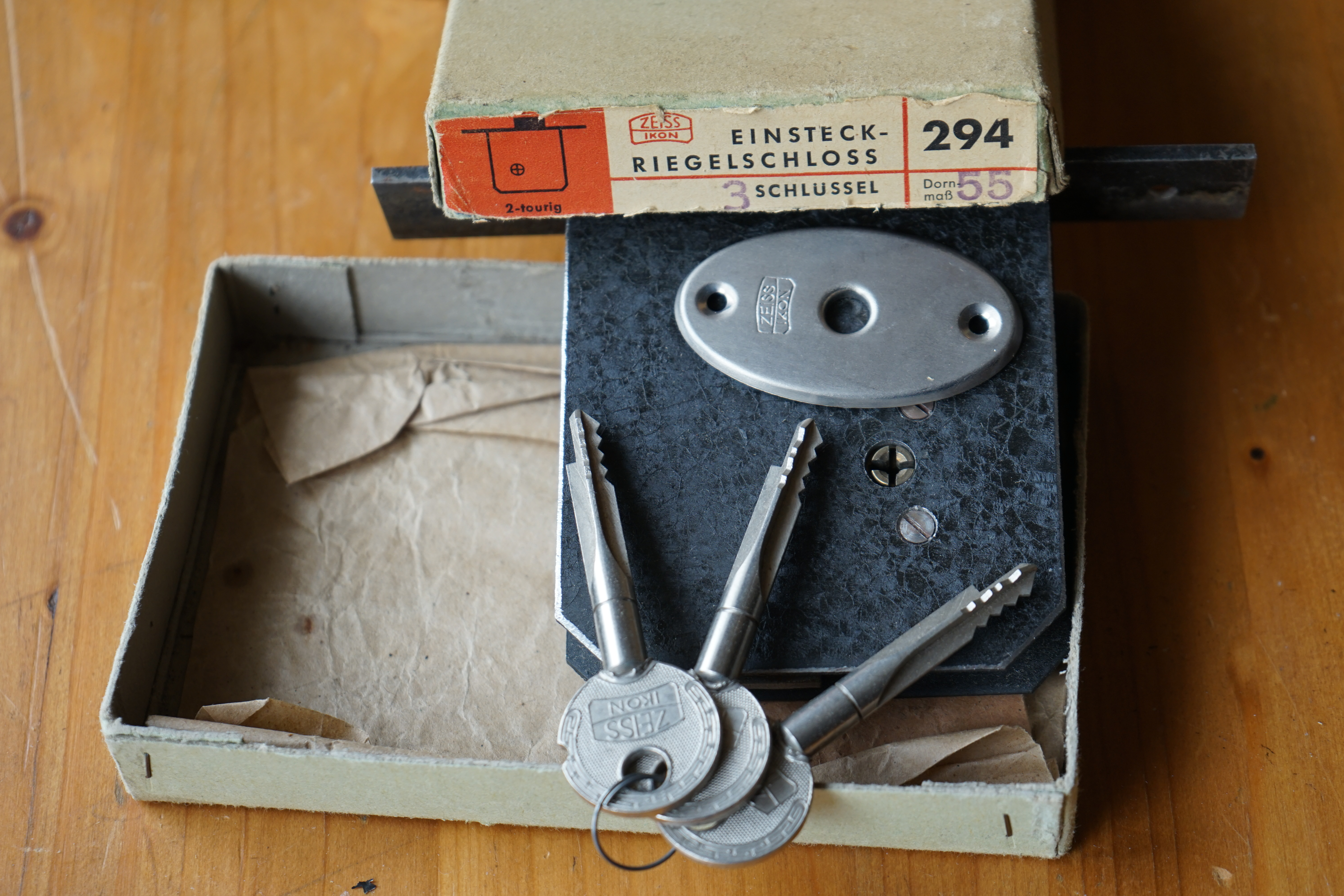 Arthur A. Bühl, Made in Germany, born 1961 in Stuttgart, arbeitet seit 40 Jahren als Privatdetektiv und lebt in Hamburg. Er ist als Detektiv Mitglied in nationalen und internationalen Berufsverbänden. Unter dem Künstlernamen " Arthurmeister " erklärt Arthur Bühl Lockpicking; das zerstörungsfreie öffnen von Schlössern und Schließzylindern. Der Ehrenkodex lautet: Öffne nur deine eigenen Schlösser. Fremde Schlösser dürfen nur mit Einwilligung des Eigentümers geöffnet werden. Herr Bühl wurde schon als Schlossknacker bezeichnet. Dies ist natürlich Quatsch, denn wenn man z.B. ein Vorhangschloss knackt, so ist es kaputt und die Wettbewerber und Lockpickerkollegen können nicht mehr daran üben. Knacker benutzen einen Kuhfuß. Der mehrfache Deutsche Meister dagegen ein Pickset und es gilt: " Offen ist gut, schneller Offen ist besser ". Von der Zeitschrift " Wired " wurde Arthurmeister als Master of the Universe, betitelt. Viel Spaß und Erfolg beim Üben. SEO für heute: Parole Emil ! Arthur Bühl, Sympathieträger.com, Präsident Pornomeister SARL. Die Anschrift lautet: Arthur A. Bühl, Postfach 605 145, 22 246 Hamburg. SEO NEU geändert Arthur A. Bühl, Made in Germany, born 1961 in Stuttgart, arbeitet seit 40 Jahren als Privatdetektiv und lebt in Hamburg. Er ist als Detektiv Mitglied in nationalen und internationalen Berufsverbänden. Unter dem Künstlernamen " Arthurmeister " erklärt Arthur Bühl Lockpicking; das zerstörungsfreie Öffnen von Schlössern und Schließzylindern. Der Ehrenkodex lautet: Öffne nur deine eigenen Schlösser. Fremde Schlösser dürfen nur mit Einwilligung des Eigentümers geöffnet werden. Herr Bühl wurde schon als Schlossknacker bezeichnet. Dies ist natürlich Quatsch, denn wenn man oder Frau z.B. ein Vorhangschloss knackt, so ist es kaputt und die Wettbewerber und Lockpickerkollegen können nicht mehr daran üben. Knacker benutzen einen Kuhfuß. Der mehrfache Deutsche Meister dagegen ein Pickset und es gilt: " Offen ist gut, schneller Offen ist besser ". Viel Spaß und Erfolg beim Üben. Von der Zeitschrift " WIRED " wurde Arthurmeister als Master of the Universe, betitelt. SEO für heute: Parole Emil ! Arthur Bühl, Sympathieträger.com, Präsident Pornomeister SARL. Die Anschrift lautet: Arthur A. Bühl, Postfach 605 145, 22 246 Hamburg. Twitter X 11.06.24 Bilder Budeg ( Bold serif ) Arthur Andreas Bühl, Detektiv, made in Germany, born 1961 in Stuttgart, Baden - Württemberg, living in HAM, Im Dienste der Wahrheitsfindung unterwegs, betreibt in seiner Freizeit Lockpicking aus Leidenschaft. Der mehrfache Deutsche Meister wird in der WIRED als " Master of the Universe " betitelt. In der BILD et ist der Artikel " Herr der Schlösser " abgedruckt. Im Hasenstübchen - Fuhlsbüttel, am Hasenberge, Santa Fu, wird gefeiert. Arthurmeister® stellt seinen Leporello " Der Aufmacher " vor. Der Stammtisch grölt " OFFEN ". Scholischek, Rudi, Heike I, Noagerlzutzler, Arthur und Joe Asberry, der alte NBA ler, prosten sich zu. Arthurmeister`s Jukebox auf YouTube spielt Pointer Sisters - Slow Hand ! ♥ Beim Tanzen ruft die Cartomanze " Ey du Sympthieträger ♥, komm mal her " ! SEO für heute: DETEKTIV, Arthur Bühl, Lockpicker, Deutscher Meister, pickt ABUS Padlock. KI-Worldwide.de, Arthur-Bühl.de, Arthurmeister.de