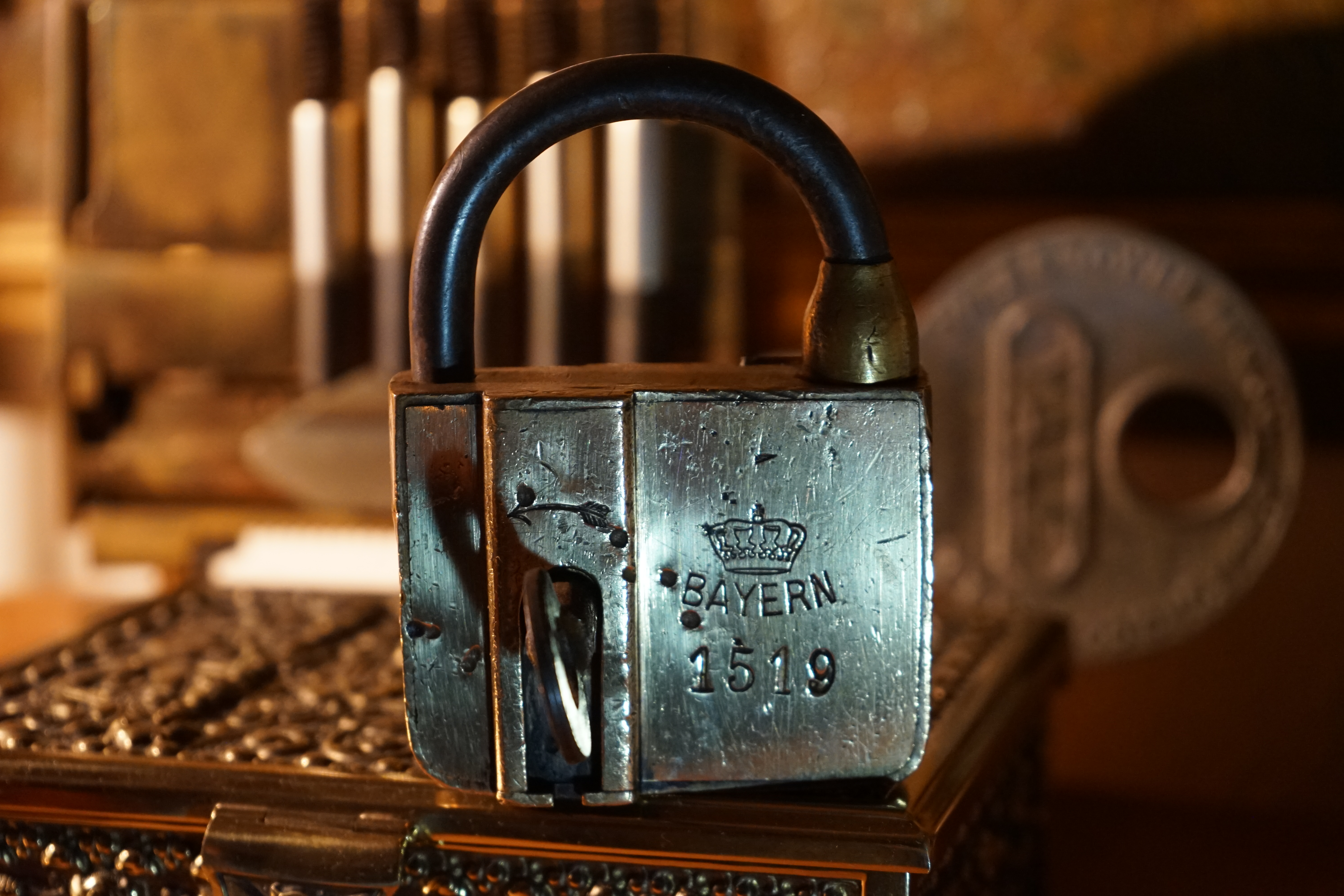 SEO Friseur 𝔄𝔯𝔱𝔥𝔲𝔯 𝔅ü𝔥𝔩, 𝔄𝔯𝔱𝔥𝔲𝔯𝔪𝔢𝔦𝔰𝔱𝔢𝔯® Herr Arthur Bühl, kritischer Privatdetektiv aus der Hansestadt Hamburg, bereitet sich auf ein Interview mit der BILD et vor. Bei Babsi und Gina in Fuhlsbüttel wird ihm zuvor der Vokuhila geschnitten. Herr Arthur Bühl wurde schon in der BILD et als " Herr der Schlösser " beschrieben. " Ein bisschen Ruhe bitte " schreibt Jan Freitag von der TAZ. Er erwähnt auch eine Mustertür by Wendt. Es wird darin herumgeprökelt. Selbst Arthur Bühl, der weltbeste aus dem Lockpicker Mekka Hamburg, betreibt pures Understatement, weil er sein Schloss in nur 20 Sekunden " geknackt " hat. Charles Graeber von der Wired.com beschreibt in seinem Artikel Master Lock - Pickers do bottle Arthur Bühl " The Master of the Universe ", Arthur Bühl a private Detective of Germany open locks. Bühl`s Fabio - the - Barbarian Look stands out. He wins the Dutch Open and is now Master of the Universe. The people cry: " Arthurmeister ! booms Arthurmeister ". Mark Webber Tobias, the Author of Locks, Safes, and Security, a Police Reverence, say: Arthurmeister, that ist beautyful. " Open ! " sagt Arthurmeister ", offen ist gut, schneller offen ist besser ". " Beer !" Arthurmeister booms back and a new Champion is born. Die Welt berichtet: " Die Kunst, Schlösser ohne Schlüssel zu öffnen ". Vereinsmitbegründer und Vizepräsident Arthur Bühl trägt seine Leidenschaft schon auf der Krawatte. Sie ist rot mit gelben Schlüsseln drauf. Intern wird er ehrfürchtig " Meister Arthur " gerufen. Er hat es zum siebenfachen Deutschen Meister in verschiedenen Disziplinen geschafft. Er pickt seit der Kindheit. Sein erstes Trainingsobjekt war sein Spardosenschloss - Ein klassischer Einstieg… . Die Slate berichtet über Arthur Bühl als Lockpicking Legend. Es gibt einen Artikel Tool for Picking and Decoding by Stasi, CCC, Vortrag Berlin. Amateur Hour berichtet: Arthurmeister has " The Master Touch ". Bei den Kaba Day `s im Europa Park Rust schreibt die Pressebox: auf großes Interesse der Teilnehmer stieß auch die praktische Vorführung von Steffen Wernéry und Arthur Bühl, die gängige mechanische Schließzylinder ohne Schlüssel zerstörungsfrei öffnen. Meist in Sekundenschnelle. Auch die Chemnitzer Zeitung " Freie Presse " hat über das Lockpicking und Arthur Andreas Bühl alias Arthurmeister berichtet. Dwight Perry schreibt: Arthur Bühl has good hands ! In der Philalocksmith wird Arthur Bühl auch als Lockpicking Legend betitelt. Es gibt auch einen Beitrag, 360 Meridianos. In der Datenschleuder, CCC, wurde über ihn als Sympathieträger berichtet. Veröffentlicht unter Linkedin, Xing, Google Panel, Twitter X. In der Vitrine von Arthur Andreas Bühl, Arthurmeister® sind Schlösser, Padlocks, von ABUS, BKS, CES, DOM, EVVA, Assa Abloy, Z Ikon, Kaba, Keso, ASSA, Winkhaus, Wilka, Trelock, Schmelting, Bode Panzer, Ancor Las, Drumm Geminy, Xylock, SEA, Medeco, Mul-T-Lock, Cut away, ABUS Granit, Pfaffenhain, E*S, ESS, Nemef, BAB, Babelsberg, Stasi, Diskus, WMF, Tesa, Noch, Vachette, Cisa, Wally, Rielda, Mottura, Viro, FAI, GeGe, Fichet, Bode Panzer, Tresor, Bramah, Protector, Braun`s Patent, Walomatus, Arolds, Combination Lock, Yale, Master, American Lock, Tubular, China, Indien, Aligarh, Nepal, Thailand, Zahlenschlösser, Himmelsschlüssel und noch vieles mehr, vorhanden. Alle Schliesszylinder sind Übungsmaterial für das Lockpicking. Schlagschlüssel und so vieles mehr, sind auch dabei. Auch der Sputnik. Verschlagwortet mit: ♥ Vokuhila, Friseur ♥ Schwäbischer Hengst, Zwetschgen Heini, Bühl er, Zwetschge, Google Earth, Mittelpunkt der Welt, Martinameisterin, Cartomanze, Scholischek, " HIGH NOON ! ". ♥ Parole Emil ! SEO Mr. Smitz und Jukebox, Grafik Banner erstes Sign, ist dann bei allen anderen auch so. Änderungen können gemacht werden.