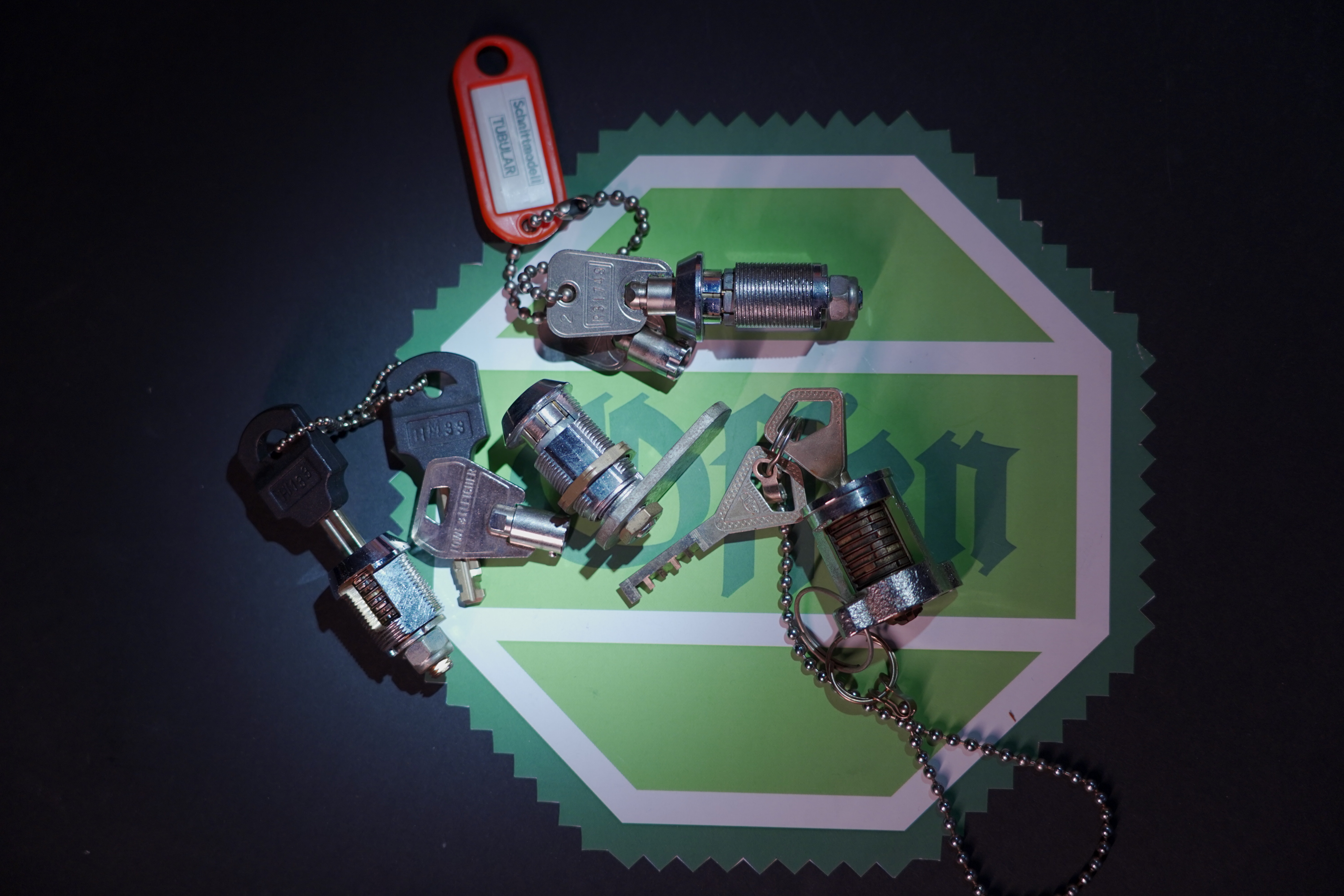 Arthur Bühl, JOE ASBERRY und die B - Seite Arthurmeister`s Jukebox im Hasenstübchen am Hasenberge, Fuhlsbüttel ( HAM ) Hey Joe " Asberry ", ruft F 1 Rudi vom Tresen, Prost und Stößchen ruft Heike III zum Stammtisch. Die Jukebox spielt in voller Lautstärke Mr. Bojangles. Arthurmeister, der Sympathieträger hat bay the way mit einem ABUS Padlock Joe`s Michael Air Jordan`s Basketball bag gesichert ! Auch der Michael Jordan mußte hier im Hasenstübchen das Basketball bouncing Verbot akzeptieren. Formel 1 Rudi schreit: Bouncing darf und kann hier nur ein Michael Schumacher. Die Cartomanze meint, ein Ralf Schumacher auch ! Prost Weizen, Stößchen, Käppchen, ASBERRY !!! Die Jukebox by Youtube spielt " Slow Hand ". Joe, du rascal belehre uns nicht schon wieder. Wir sind hier in der Rabbit Hall and smoking is good for your drunken head. Prosit, Cheer`s, Salute, Gin Gin, altüst, sante` und Viva ! Hoch die Tassen ! Am Tresen läutet die Glocke. Der Rotamint der blinkt. Drei Tage war der JOE krank, jetzt trinkt und raucht er wieder. Gott sei Dank ! In der Zwischenzeit haben Mittrinker an der neuen Jukebox B - SEITE im Hasenstübchen eine Bass - Boom - Boom - Box angeschlossen. In voller Lautstärke sind jetzt Sounds wie I Love America von Patrick Juvet, Pointer Sisters - Slow Hand, Bryan Ferry - Don`t stop the Dance, UB 40 - Kingston Town, Jimmy Sommerville - To love somebody, Bob Marley & The Wailers - Jammin, Shaft - Isaac Hayes - The Late Show with David Lettermann zu hören. Heike !! drückt dann Roberto Blanco - Der Puppenspieler. Schwerti hält mit Amanda Lear - Queen of China - Town, dagegen. F 1 Rudi drückt: Element of Crime - Delmenhordt und ein weiteres von Element of Crime - Am ersten Sonntag nach dem Weltuntergang. Sir Washi drückt unsere Ina Müller - Sowas passiert mir heut nicht mehr und Roger Wittaker - Du wirst alle Jahre schöner ! Prost ! Rotkäppchen, Stößchen, Hallöchen ! Rudi mein Ralalla. Jetzt kommt unsere Disco Fraktion an die Reihe. Der Auftackt: Gary Low - La Colegiala, Bobby O - She has the way, Bonny M. Sunny. Die ersten Gäste im Hasenstübchen fangen an zu tanzen. Whre do i Begin - Love Story 1971, Dionne Warwick - Heartbreaker, Sweet Sensation - Sad sweet dreamer, und natürlich Lobo - I`d Love You To Want Me - Top Pop wurden in Folge gedrückt. Immer diese Drücker: Bad Boys Blue - You`re a Woman 1985, Pointer Sisters - I´m so Excited Live, Lipps Inc. - How Long, Chic - Le Freak folgten. Die Glocke läutet - die Gläser klingen. Der Hannenberger freut sich. Auf der dieser Party wird jetzt in der Juke Box B - Seite die Musik von: Duck Sauce vs Boney M - Barbara Streisand Go Home VIVA DISCO MIX, Pargo - You And Me, Telex - Moskow Diskow, TEQUILA - BO BOSS, Geil - Bruce & Bongo gespielt. Die Glocke am Tresen läutet wieder: Parole Freibier ! Electrica Salsa OFF, Space - Magic Fly, Neja - Restless - Bum Bum Radio Edit, bringen richtig Stimmung in die Bude. Heike will unbedingt ihren GAZEBO - Masterpiece in der 12" Version hören. My Heart Goes Boom in der Xrended Club Version, das FPI Project - Rich in Paradiese - Going Back To My Roots, Boys Town Gang - Can`t Take My Eyes Of You und Evelyn Thomas mit High Energy bringen weitere Performace ! Pony´s und Weizen. Fassbier, Freibier, Helbing ! und GabiKo. Der Eintieg erfolgt wieder bei: Sister Sledge - All American Girls, Bumblebee Unlimited - LADY BUG, Gary Low - You ar danger in der Extended Version von 1982 und Camouflage - Love is a shield. Prost und Prösterchen: bei Alle Farben & ILIRA - FADING wird auf den Bänken getanzt. Natürlich auch noch bei P. Lion - Happy Children und Girlie - Girlie von Sophia George. Bei Sandra - Little Girl gehen die ersten in den Nebenraum. French Affair - SEXY ! Philly Vanilli - Viagra Sex Machine, Marvin Gaye - Sexual Healing lassen Hannenberger das gezapfte in den Nebenraum bringen. Hannenberger schwitzt ! Die Glocke läutet: Umsatz ! Gary Moore - This Flight Tonight, Golden Earring - Radar Love und GIANNA NANNINI - AMERICA läuten eine weitere Runde ein. Schwerti und Bouncing Joe Asberry sind am rocken: Led Zepplin - Stairway To Heaven Live, IRON BUTTERFLY - IN A GADDA DA VIDA ! Bier, mehr Bier ! am besten Freibier ! Der Song: The Doors - Light My Fire verlangt nach mehr Bier. Bei unserem Willy DeVille - Heaven Stood Still schauen die Säufer in den Spiegel. Bei Diana Ross mit: Touch Me In The Morning will aber keiner aufwachen. Pony`s und Stösschen`s ! Nachher um 11.00 ist wieder High - Noon ! Dann geht`s von vorn los: SLOW HAND und ARTHURMEISTER MASTERTOUCH ! Heute schlägt der Noagerlzutzler zusammen mit dem Arkadasch den SEO vor: Balla coi miti, Tanz mit den Legenden, Grüße an Radio Sabbia nach Riccione / Italy in die Via Veneto 3, I 47 838 Riccione. Luigi del Bianco !!! APERTO !!! Der F 1 Rudi schreit: Helbing ! Arthur du mußt noch Bild ungsfern, schwupp di wupp - OFFEN, Musik, Music, Arthur Meister poke arround Houdini, Telefon, Telefonbucheintrag, gelbe Seiten, örtliche, MUT PROBEN, Carsten Jasner, Das Leben ist tödlich. Aber es muß nicht sterbenslangweilig sein ! Tazelwurm schreit Pelle Pelz. Heinz Schenk, Käffchen und Schnittchen werden noch genannt. Der Och will das auch Bettnässer und mit zweifelhafter Hygiene hier steht. Der Scholischek darf sich zu Wort melden: Biene Maja, getestet, TÜV, DEKRA, FRISEUR ! CARAMBA ! Verschlagwortet mit: Arthur Bühl, Detektiv, the dutch open Lockpicking Champion ! From WIRED. ÖFFNUNG OHNE SCHLÜSSEL, Linkedin Joe Asberry, F 1 Rudi, Heike IV, Stößchen, Sir Washi, Nachläufer, Skat, Twitter X. Basket Ball Bouncing Verbot, Arthurmeister, Raucher, Roth - Händle, Stadt Lahr - Bühl, Schwarzwald, Black Forest, Rotkäppchen you know Mr. Smitz, Sorte Schwäbischerhengst.de is großfruchtig und süss. Buhl er Zwetschge. No, only woman has Pflaumen ♥. Wilhelm Busch ! Verschlagwortet mit: Arthur Bühl, Detektiv, the dutch open Lockpicking Champion ! From WIRED. ÖFFNUNG OHNE SCHLÜSSEL, Linkedin Joe Asberry, Twitter X. Basket Ball Bouncing Verbot, Arthurmeister, Raucher, Roth - Händle, Stadt Lahr - Bühl, Schwarzwald, Black Forest, Rötkäppchen you know Mr. Smitz, Sorte Schwäbischerhengst.de is großfruchtig und süss. Buhl er Zwetschge. No, only woman has Pflaumen ♥. Wilhelm Busch 𝐋𝐞𝐠𝐨 𝐁𝐢𝐥𝐥𝐮𝐧𝐝 𝐋𝐞𝐠𝐨𝐥𝐚𝐧𝐝 𝗩𝗲𝗿𝘀𝗰𝗵𝗹𝗮𝗴𝘄𝗼𝗿𝘁𝗲𝘁 𝗺𝗶𝘁: 𝗔𝗿𝘁𝗵𝘂𝗿 𝗕ü𝗵𝗹, 𝘁𝗵𝗲 𝗗𝘂𝘁𝘀𝗰𝗵 𝗼𝗽𝗲𝗻 𝗟𝗼𝗰𝗸𝗽𝗶𝗰𝗸𝗶𝗻𝗴 𝗖𝗵𝗮𝗺𝗽𝗶𝗼𝗻 ! 𝗙𝗿𝗼𝗺 𝗪𝗜𝗥𝗘𝗗. Ö𝗙𝗙𝗡𝗨𝗡𝗚 𝗢𝗛𝗡𝗘 𝗦𝗖𝗛𝗟Ü𝗦𝗦𝗘𝗟, 𝗟𝗶𝗻𝗸𝗲𝗱𝗶𝗻, 𝗧𝘄𝗶𝘁𝘁𝗲𝗿 𝗫. 𝗟𝗲𝗴𝗼 𝗕𝗶𝗹𝗹𝘂𝗻𝗱 Verschlagwortet mit: Arthur Bühl, the Dutsch open Lockpicking Champion ! From WIRED. ÖFFNUNG OHNE SCHLÜSSEL, Linkedin, Twitter X. 𝔄𝔯𝔱𝔥𝔲𝔯 𝔅ü𝔥𝔩, 𝔄𝔯𝔱𝔥𝔲𝔯𝔪𝔢𝔦𝔰𝔱𝔢𝔯® Verzwetschget mit: ♥ Vokuhila, Friseur ♥ Schwäbischer Hengst, Zwetschgen Heini, Bühl er, Zwetschge, Google Earth, Mittelpunkt der Welt, Martinameisterin, Cartomanze, Scholischek, " HIGH NOON ! ". ♥ Parole Emil ! SEO LOTTO 𝔄𝔯𝔱𝔥𝔲𝔯 𝔅ü𝔥𝔩, 𝔄𝔯𝔱𝔥𝔲𝔯𝔪𝔢𝔦𝔰𝔱𝔢𝔯® Verschlagwortet mit: Arthur Bühl, Arthurmeister® Arthur ♥ Schwäbischer Hengst, Buhl, Zwetschgen Heini, Artur, Buehl er, Zwetschge, Made in Germany, Born 1961, Sympathieträger, Google Earth, Mittelpunkt der Welt, Pflaumen, Arkadasch, Datschi, ♥ Martinameisterin, Cartomanze, Scholischek, " HIGH NOON ! ", ♥ ♥ Vokuhila ♥ Parole Emil ! SEO Bühl Zwetschge ♥ 𝔄𝔯𝔱𝔥𝔲𝔯 𝔅ü𝔥𝔩, 𝔄𝔯𝔱𝔥𝔲𝔯𝔪𝔢𝔦𝔰𝔱𝔢𝔯® 𝗩𝗲𝗿𝘇𝘄𝗲𝘁𝘀𝗰𝗵𝗴𝗲𝘁 𝗺𝗶𝘁: 𝔄𝔯𝔱𝔥𝔲𝔯 𝔅ü𝔥𝔩, 𝗔𝗿𝘁𝗵𝘂𝗿𝗺𝗲𝗶𝘀𝘁𝗲𝗿, 𝗥𝗮𝘂𝗰𝗵𝗲𝗿, 𝗥𝗼𝘁𝗵 - 𝗛ä𝗻𝗱𝗹𝗲, 𝗦𝘁𝗮𝗱𝘁 𝗟𝗮𝗵𝗿 - 𝗕ü𝗵𝗹, 𝗦𝗰𝗵𝘄𝗮𝗿𝘇𝘄𝗮𝗹𝗱, 𝗕𝗹𝗮𝗰𝗸𝗳𝗼𝗿𝗲𝘀𝘁, 𝗥𝗼𝘁𝗸ä𝗽𝗽𝗰𝗵𝗲𝗻 𝘆𝗼𝘂 𝗸𝗻𝗼𝘄 𝗠𝗿. 𝗦𝗺𝗶𝘁𝘇, 𝗦𝗼𝗿𝘁𝗲 𝗦𝗰𝗵𝘄ä𝗯𝗶𝘀𝗰𝗵𝗲𝗿𝗵𝗲𝗻𝗴𝘀𝘁.𝗱𝗲 𝗶𝘀 𝗴𝗿𝗼ß𝗳𝗿𝘂𝗰𝗵𝘁𝗶𝗴 𝘂𝗻𝗱 𝘀ü𝘀𝘀. ♥ 𝗡𝗼, 𝗼𝗻𝗹𝘆 𝘄𝗼𝗺𝗮𝗻 𝗵𝗮𝘀 𝗣𝗳𝗹𝗮𝘂𝗺𝗲𝗻 ♥ 𝗞𝗹𝗲𝗶𝗻𝘁𝗶𝗲𝗿𝘇ü𝗰𝗵𝘁𝗲𝗿𝘃𝗲𝗿𝗲𝗶𝗻. 𝗗𝗶𝗲 𝗘 - 𝗠𝗮𝗶𝗹 𝗹𝗮𝘂𝘁𝗲𝘁: 𝗔𝗿𝘁𝗵𝘂𝗿𝗺𝗲𝗶𝘀𝘁𝗲𝗿@𝗔𝗿𝘁𝗵𝘂𝗿𝗺𝗲𝗶𝘀𝘁𝗲𝗿.𝗱𝗲 𝗗𝗶𝗲 𝗘 - 𝗠𝗮𝗶𝗹 𝗹𝗮𝘂𝘁𝗲𝘁: 𝗔𝗿𝘁𝗵𝘂𝗿𝗔𝗻𝗱𝗿𝗲𝗮𝘀𝗕𝘂𝗲𝗵𝗹@𝗔𝗿𝘁𝗵𝘂𝗿𝗔𝗻𝗱𝗿𝗲𝗮𝘀𝗕𝘂𝗲𝗵𝗹.𝗱𝗲 Verschlagwortet mit Bühl er Zwetschge, Zwetschgenhengst, Pflaume, plum, Erikli, prugna torta, Datschi, süss. ♥ Zwetschgen Heini verschlagwortet mit: ♥ Vokuhila, Friseur ♥ Schwäbischer Hengst, Zwetschgen Heini, Bühl er, Zwetschge, Google Earth, Mittelpunkt der Welt, Martinameisterin, Cartomanze, Scholischek, " HIGH NOON ! ". ♥ Parole Emil ! 𝔄𝔯𝔱𝔥𝔲𝔯 𝔅ü𝔥𝔩, 𝔄𝔯𝔱𝔥𝔲𝔯𝔪𝔢𝔦𝔰𝔱𝔢𝔯® In der Vitrine von Arthur Andreas Bühl, Arthurmeister sind Schlösser, Padlocks, von ABUS, BKS, CES, DOM, EVVA, Assa Abloy, Z Ikon, Kaba, Keso, ASSA, Winkhaus, Wilka, Trelock, Schmelting, Bode Panzer, Ancor Las, Drumm Geminy, Xylock, SEA, Medeco, Mul-T-Lock, Cut away, ABUS Granit, Pfaffenhain, E*S, ESS, Nemef, BAB, Babelsberg, Stasi, Diskus, WMF, Tesa, Vachette, Cisa, Wally, Rielda, Mottura, Viro, FAI, GeGe, Fichet, Bode Panzer, Tresor, Bramah, Protector, Braun`s Patent, Walomatus, Arolds, Combination Lock, Yale, Master, American Lock, Tubular, China, Indien, Aligarh, Nepal, Thailand, Zahlenschlösser, Himmelsschlüssel und noch vieles mehr, vorhanden. Alle Schliesszylinder sind Übungsmaterial für das Lockpicking. Schlagschlüssel sind auch dabei. Das Trabbi Tool, Stasi, natürlich auch. Verschlagwortet mit Buehl, Buhl, Rotkäppchen, Zwetschgenhengst, Zwetschge SEO Jahrgang 1961 Verschlagwortet mit: Arthur Bühl, Arthurmeister® Arthur ♥ Schwäbischer Hengst, Buhl, Zwetschgen Heini, Artur, Buehl er, Zwetschge, Made in Germany, Born 1961, Sympathieträger, Google Earth, Mittelpunkt der Welt, Pflaumen, Arkadasch, Datschi, ♥ Martinameisterin, Cartomanze, Scholischek, " HIGH NOON ! ", ♥ ♥ Vokuhila ♥ Parole Emil ! SEO Vitrine Alternativtext: ♥ 𝔄𝔯𝔱𝔥𝔲𝔯 𝔅ü𝔥𝔩, 𝔄𝔯𝔱𝔥𝔲𝔯𝔪𝔢𝔦𝔰𝔱𝔢𝔯®