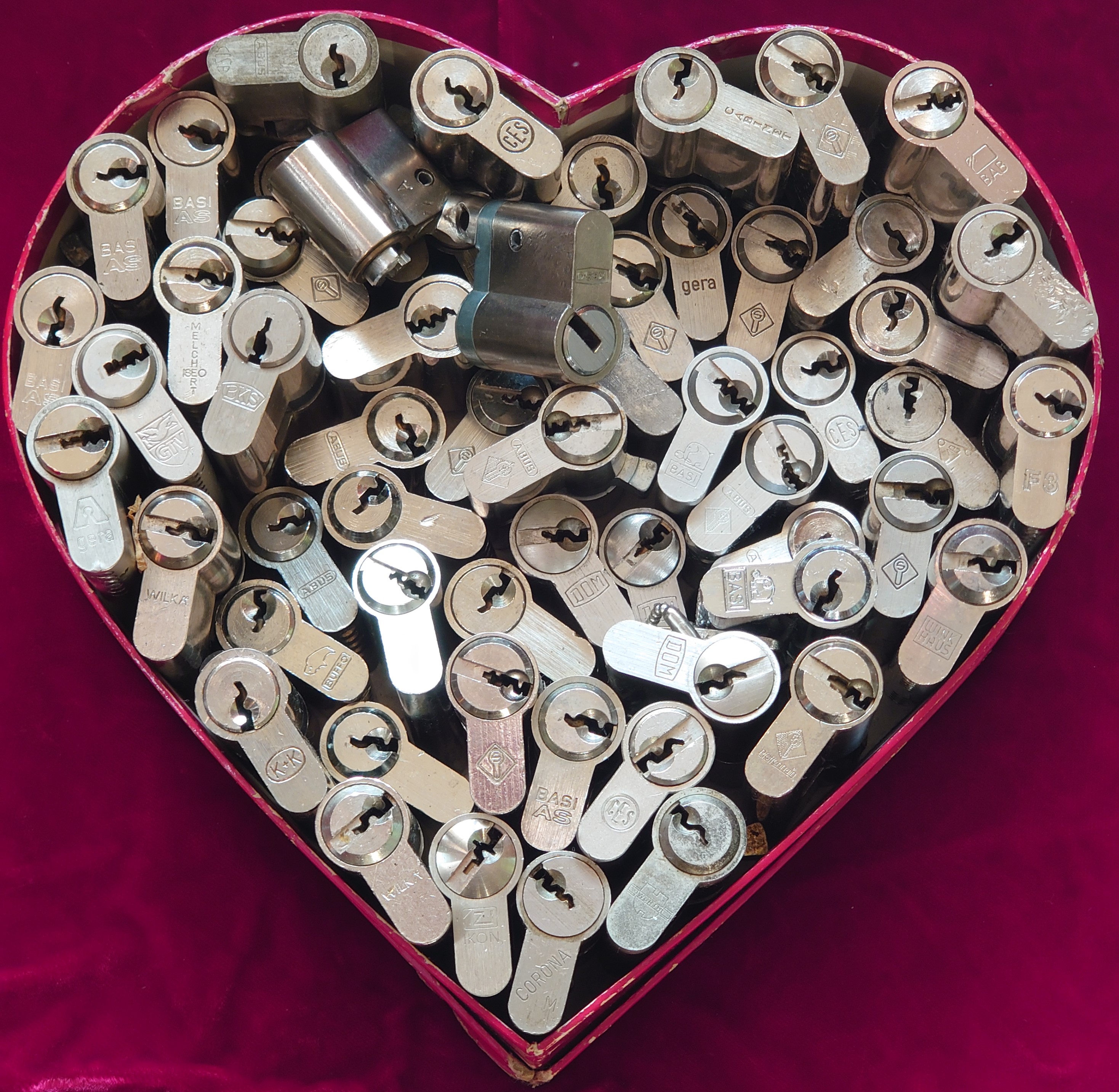 𝔄𝔯𝔱𝔥𝔲𝔯 𝔅ü𝔥𝔩, 𝔄𝔯𝔱𝔥𝔲𝔯𝔪𝔢𝔦𝔰𝔱𝔢𝔯® HELLO Mr. Smitz, yes i am fine and the Stammtisch and the Counter is also fine too ! Der Nachläufer schreit vom Tresen: wieder der Ami oder watt ? WHAT Mr. Smitz you are not in good condition`s. Oh, Mr. Smith i`am sorry about this. What, your Leporello.us System is not running ? Yes, yes, OH, yes, Good, yes, yes the Spaghetticodler. Yes, i know. Computer, yes i know. Our Spaghetticodler, der amiga pc sit on the Counter and drink Helbing. Arthurmeister`Jukebox by You Tube im Hasenstübchen plays: Let`get it on, do you know Marvin Gay ? Oh, Arkadasch drinking today no Helbing ? No, he drinks GabiKo. Arthurmeister ? what ist GabiKo, i never hear from this. This is ganz billiger Korn, you Know. Like you Whisky ! No, Zwetschgenwater is more, more, better ! Heike IV cries from the counter: Alimente, not Alimentari, Giovanni. You know. The Scholischek is dancing. Yes, Yes, Mr. Smitz. Why Scholischek and Arkadasch dancing ? They hear from the old Rock-Ola Cem Karaca & die Kanaken. Mein " Deutscher Freund ", you know Mr. Smitz. Yes i will give them some Helbing. No, no, Mr. Smitz, for your Problem with the Spaghetti Codler you take my E - Mail Binärbomber@Binärbomber.de. The Jukebox play now Joy Flemming. Half-Breed. No, no Mr. Smitz, you are dumm. The Seo for this week is: Arthur Bühl, Made in Germany, born 1961, Detektiv aus Leidenschaft, die Leiden schaft. You get it ? Know i mußt helping on the Stammtisch for Lockpicking, a fucking ABUS Padlock. Tschüssing ! I say Ende for Telefon speaking und touch nothing that you can not pay ! Verzwetschget mit: ♥ Vokuhila, Friseur ♥ Schwäbischer Hengst, Zwetschgen Heini, Bühl er, Zwetschge, Google Earth, Mittelpunkt der Welt, Martinameisterin, Cartomanze, Scholischek, " HIGH NOON ! ". ♥ Parole Emil ! Verschlagwortet mit: Arthur Bühl, Arthurmeister®. Die SEO - Geister.de rufen: Buhl er Zwetschge, International Lockpicking, Google Earth, Earth Song, Schwäbischer Hengst und Sympathietraeger ! Verzwetschget mit: Arthur A. Bühl, Lockpicking, Deutscher Meister, Made in Germany, born 1961, in Stuttgart, Baden - Württemberg, is picking ABUS - Padlock, am Stammtisch ♥. Arthur Buehl, Arthurmeister raucht Roth - Händle Cigaretten aus der Stadt Lahr - Bühl, Schwarzwald, Black Forest. Die Damen trinken Rotkäppchen. Stößchen ! Mr. Smitz from Beverly Hills is calling. Arthurmeister speek to Mr. Smitz from the Playboy: Sorte Schwäbischer - Hengst.de is großfruchtig und süss ♥. No, only woman has Pflaumen. Yes, I will send greetings to your friend Friede Springer from the BILD et News, Hamburg. SEO für heute: Hasenstübchen, S - Bahn, Ohlsdorf, Am Hasenberge, Stanta Fu, Friedhof ! Vokuhila ♥ Zwetschgen - Heini, Parole Emil ! Arthur ♥ Schwäbischer Hengst, Buhl, Zwetschgen Heini, Artur, Buehl er, Zwetschge, Made in Germany, Born 1961, Sympathieträger, Google Earth, Mittelpunkt der Welt, Pflaumen, Arkadasch, Datschi, ♥ Martinameisterin, Cartomanze, Scholischek, " HIGH NOON ! ", ♥ ♥ Vokuhila ♥ Parole Emil ! Mr. Smitz und Jukebox, Grafik Banner erstes Sign, ist dann bei allen anderen auch so. Änderungen können gemacht werden. ♥ 𝔄𝔯𝔱𝔥𝔲𝔯 𝔅ü𝔥𝔩, 𝔄𝔯𝔱𝔥𝔲𝔯𝔪𝔢𝔦𝔰𝔱𝔢𝔯® Arthur Andreas Bühl, Made in Germany, born 1961, ist mehrfacher Deutscher Meister im Lockpicking. In dem Magazin WIRED wird er als " Master of the Universe " betitelt. Im Hasenstübchen stellt er seinen Leporello " Der Aufmacher ", vor und telefoniert mit Mr. Smitz, Beverly Hills from the News Paper PLAYBOY, USA. No, Mr. Smitz, the E - Mail is not Parole Emil, the E - Mail is called: PAROLE E-Mail.com. Mr. Smitz is laughing ! Take the romantic move. Yes, Mr. Smitz, with every beat of your heart. You know Engelbert ? Mr. Humperdinck ! This is the favorite song from Friede Springer from the BILD et, You know ? Arthurmeister`s Jukebox, YouTube, spielt Pointer Sisters: Slow Hand. Der Noagerlzutzler, der Scholischek und Raucher am Stammtisch können keine Padlocks öffnen. Deshalb müssen diese Spitzbuben an den Tresen. Die Glocke wird geläutet. Arthurmeister brüllt " OFFEN " ! Die Jukebox spielt jetzt Ina Müller - Dörp Reggae. Arthurmeister und Joe Asberry, der alte Basketballer von der NBA, stoßen miteinander an. Stößchen ! Stößchen schreit Martinameisterin. Santa Maria ! Tante Martina ! Mittlerweile spielt in der Jukebox Engelbert: A man without love. Die Stimmung steigt. Die KI in der Jukebox, der Rock - Ola, spielt nacheinander: Joy Flemming, Ata Canani, Deutsche Freunde, natürlich auch Cem Karaca und die Kanaken, Mein deutscher Freund, Alle Menschen dieser Erde. Nina Hagen spielt African Reggae, UB 40 - spielt Kingston Town. Jan Delay ist mit Irgendwie, Irgendwo, Irgendwann, Live und die BeeGees mit How deep is your love, dabei. Eddy Holman, Hey there lonely girl, bei Pink Floyd und bei den The Doors, Riders on the Storm tanzen die Gäste. Heike I drückt Harold Melvin & the Blue Notes This love I lost. T.S.O.P. The Sound Of Philadelphia und Hildegard Knef mit - Der alte Wolf, bringen die Menge zum kochen. Pelle dröhnt: Marmor Stein und Eisen bricht. Die Affen rasen durch den Wald. Die Five Tops: Warte auf das Glück, Kenny Rogers - You decorated my life, Reinhard Fendrich - Strada del sole, Sammy Davis jr. mit Mr. Bojangles live in Germany und Teddy Pendergrass - Turn off the lights sowie Julio Iglesias mit Diana Ross - All of you, bringt die Meute weiter zum toben. Die Polizei drückt Empire of the Sun - We are the people. Helen Ready singt Angie Baby. Bei Element of Crime steigert sich die Ekstase vom Mittelpunkt der Welt über die Straßenbahn des Todes zu Am Ende denk ich immer nur an Dich. Die Love Story - Andy Williams, ABBA mit Hasta Manana, runden die Sache ab. Hannenberger schmeißt bei Roger Whittaker - Abschied ist ein scharfes Schwert, alle RAUS ! Morgen ist 11 Uhr High NOON ! Dänen lügen nicht. ♥ Verschlagwortet mit: Arthur Bühl, Arthurmeister® Arthur ♥ Schwäbischer Hengst, Buhl, Zwetschgen Heini, Artur, Buehl er, Zwetschge, Made in Germany, Born 1961, Sympathieträger, Google Earth, Mittelpunkt der Welt, Pflaumen, Arkadasch, Datschi, ♥ Martinameisterin, Cartomanze, Scholischek, " HIGH NOON ! ", ♥ ♥ Vokuhila ♥ Parole Emil ! Zwetschge Mr. Smitz III ♥ 𝔄𝔯𝔱𝔥𝔲𝔯 𝔅ü𝔥𝔩, 𝔄𝔯𝔱𝔥𝔲𝔯𝔪𝔢𝔦𝔰𝔱𝔢𝔯® Mr. Smitz from Beverly Hills, USA, from the Playboy ring`s Arthur Bühl, Arthurmeister. Arthur is in the Hasenstübchen. Arthurmeister`s Jukebox play`s: You decoratet my Life. Mr. Smitz, I am not a Zwetschgenheini. You are a Maneater, an old Pflaumenfresser and a Pflaumenkernbeisser ! No, I am auch not Mr. Pflaumen Bühl ! Drink your Whisky slowly. In Germany is 11 a.m. " High Noon " and not Bunter Nachmittag. Yes, I am the Platzhirsch in our Rabbit, Bunny House. The Rock - Ola play`s: I can´t tell you why. Pinofrank trinkt Vino. Scholischek ruft: Sag dem alten Ami die Zeit von Andretti ist abgelaufen. Und eine von Scott Speed gibt es nicht. F1 Rudi ruft: Hockenheim is better than Indianapolis ! Radio-Eriwan.de von Mr. Arthur-Buehl@Radio-Eriwan.de, ges.gesch. dröhnt " Im Prinzip ja ", die Bühl er Zwetschgen sind sehr gut und süss. Arkadasch sagt die Erikli pasta von der Oma seiner Grandma ist perfekt. Giovanni palare prugna torta from the Grand Nonna is molto molto bene. No, No, Mr. Smitz, listen: The Mamsell from the Patsch Barracks buy the Zwetschgen from the Oma by the Vaihinger Wochenmarkt. She do the Zwetschgen without your plum Rock on one hundred pices of five Meter long Cake tray. All the GI`s from the Patsch and the Kelly eat this and say: Das schmeckt gut ! Der Scholischek ruft: Bühl, du alter Zwetschgenlutscher, ich fress nur Apfelkuchen. Mr. Smitz, you know Apple Cake ? My Geheimtipp for the Datschi is the Heslacher Waldheim. And i`ll give you another Tipp where i am going: to the " Schellenhof " , you know. This Stübchen work`s " Im Dienste der Gastlichkeit ". Yes, Yes, first Schnitzel und than Obacht; care: Zwetschgenpastete ! You know ! No Mr. Smitz, i am " Im Dienste der Wahrheitsfindung " unterwegs and i drink Kaffee. Mr. Smitz, you are besoffen. Yes, the UHU is also from the Stadt Bühl, Hermannstreet. No, No, you can`t with UHU stick a Pflaume. Du Depp. Uhu is für cheeky Amerikaner`s ! And don`t forget: The Zwetschgen Rock is: Pointer Sisters " Slow Hand ". No Mr. Smitz, this Whisky is not Pflaumenschnaps - this is Zwetschgenwater ! you know ! No, No, not like Helbing. Yes i know Amazon. No, they have no fresch Zwetschen for make Whisky. NO, No, bei Bühl is ab 21 Pflicht duty, You know ! Arthurmeister s Jukebox by You Tube play: The End of the World ! No, Giovanni, this Song ist not from Michael Jackson. It is from Skeeter Davis. Mr. Smitz, now is genug with the Gelaber. Yes I send you via Air Force from the Patsch Zwetschgen. They are called like a Spitz Name, you know Nickname of me: Schwäbischer Hengst ! No, only Woman has Pflaumen. The Rock - Ola play: Julio und Diana. " All of you !" So Mr. Smitz, now is Fofftein. Yes i make greetings for Friede Springer from the BILD et. Yes, Yes ! Arthurmeister`s Jukebox plays Pendergrass: Turn Off the Lights ! Asberry say: Tschüssing ! Vinofrank trinkt jetzt Helbing ! Die Glocke läutet ! Parole Emil, Sorte Schwäbischer Hengst !! Arthur-Buehl@Radio-Erwian.de, www.Radio-Eriwan.de is performed by the Performancekünstler Arthurmeister@Arthurmeister.de for the www.leporello.us, Mr.Smitz@Leporello.us SEO für heute: Arthur Bühl, Arthurmeister® Arthur ♥ Schwäbischer Hengst, Heini, Zwetschgen Hengst, Buhl, Artur, Buehl er, Zwetschge, Made in Germany, Born 1961, Sympathieträger, Google Earth, Mittelpunkt der Welt, Pflaumen, Arkadasch, Datschi, ♥ Martinameisterin, Cartomanze, Scholischek, " HIGH NOON ! ", ♥ ♥ Vokuhila, Friseur ♥ Parole Emil ! Mr. Smitz NEU My Friend Harvey Mr. Smitz calls Arthurmeister in the Hasenstübchen, the Rabbit Hall und Bunny House. Yes Mr. Smitz, yes, yes really ? your Friend Harvey the Bunny want`s to komm in the Hasenstübchen ?! Ey Arkadasch, Noagerlzutzler, ey Heike II und Nachläufer, ey Strigoy du alter Aufsitzer, Mr. Smitz ist asking, if he can bring his Bunny Harvey with him into the Hasenstübchen ? All the Trinker call laut: Friend Harvey ? really, it is no Problem. Our Bunny House ist eh schon ein Irrenhaus, you know a Madhouse. We can pick your Friend Harvey. Yes, Yes ! Der Objektleiter Hannenberger läßt für Mr. Smitz die Glocke läuten ! In Arthurmeister s Jukebox by You Tube spielt Pointer Sisters: " SLOW HAND ". Mr. Smitz, it is time for your Medication now. The Rock Ola play Umberto Tozzi, yo Caminare. Yes, yes, Mr. Smitz, yes I know, yes, yes ! Oh, so amusing. Greetings to the Bunny in Beverly Hills from your Playboy, Yes, Yes, Mr. Smitz: Mrs. Friede Springer from the New`s Paper BILD et is happy. Maybe she will come with her Harvey to the Rabbit Hall, you know ! Hannenberger läutet die Glocke: Helbing und Rotkäppchen. Yes, yes Mr. Smitz, Driver Dieter takes you and your Bunny Harvey from Fuhlsbüttel. Tschüssing, i`ll greating the Detektiv`s. Yes Mr. Smitz, yes, the SEO for today is: Schwäbischer Hengst, Käppchen, you know Black Forrest and the Patsch Barracks, Stammtisch, American Lock, offen, Öffnung ohne Schlüssel. 𝐕𝐞𝐫𝐬𝐜𝐡𝐥𝐚𝐠𝐰𝐨𝐫𝐭𝐞𝐭 𝐦𝐢𝐭: 𝐀𝐫𝐭𝐡𝐮𝐫 𝐁ü𝐡𝐥, 𝐭𝐡𝐞 𝐃𝐮𝐭𝐬𝐜𝐡 𝐨𝐩𝐞𝐧 𝐋𝐨𝐜𝐤𝐩𝐢𝐜𝐤𝐢𝐧𝐠 𝐂𝐡𝐚𝐦𝐩𝐢𝐨𝐧 ! 𝐅𝐫𝐨𝐦 𝐖𝐈𝐑𝐄𝐃. Ö𝐅𝐅𝐍𝐔𝐍𝐆 𝐎𝐇𝐍𝐄 𝐒𝐂𝐇𝐋Ü𝐒𝐒𝐄𝐋, 𝐋𝐢𝐧𝐤𝐞𝐝𝐢𝐧, 𝐓𝐰𝐢𝐭𝐭𝐞𝐫 𝐗. 𝐋𝐞𝐠𝐨 𝐁𝐢𝐥𝐥𝐮𝐧𝐝 𝐋𝐞𝐠𝐨𝐥𝐚𝐧𝐝