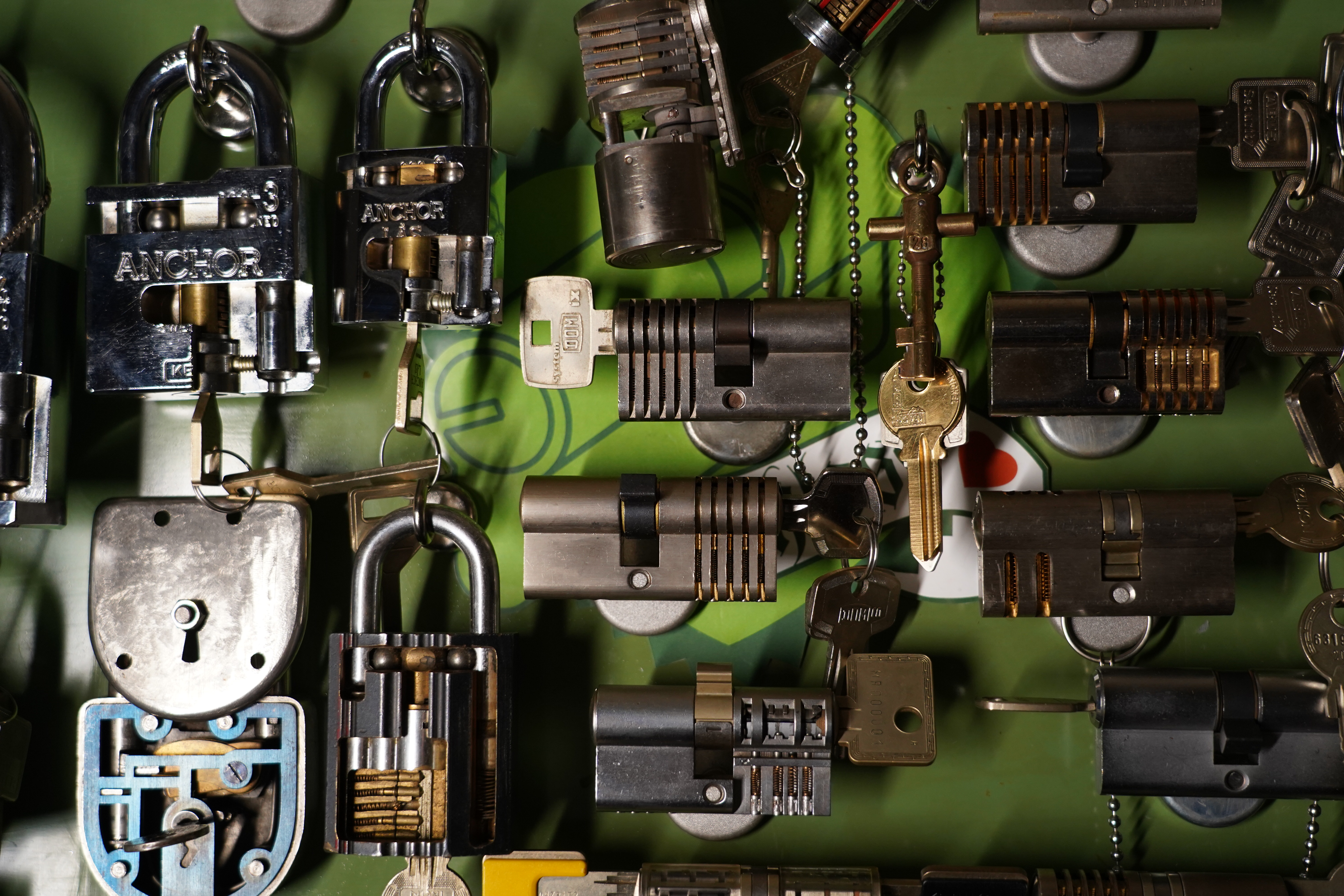 𝔄𝔯𝔱𝔥𝔲𝔯 𝔅ü𝔥𝔩, 𝔄𝔯𝔱𝔥𝔲𝔯𝔪𝔢𝔦𝔰𝔱𝔢𝔯® Bei den Kaba Day `s im Europa Park Rust schreibt die Pressebox: auf großes Interesse der Teilnehmer stieß auch die praktische Vorführung von Steffen Wernéry und Arthur Bühl, die gängige mechanische Schließzylinder ohne Schlüssel zerstörungsfrei öffnen. Meist in Sekundenschnelle. Auch die Chemnitzer Zeitung " Freie Presse " hat über das Lockpicking und Arthur Andreas Bühl alias Arthurmeister berichtet. Dwight Perry schreibt: Arthur Bühl has good hands ! In der Philalocksmith wird Arthur Bühl auch als Lockpicking Legend betitelt. Es gibt auch einen Beitrag, 360 Meridianos. In der Datenschleuder, CCC, wurde über ihn als Sympathieträger berichtet. Veröffentlicht unter Linkedin, Xing, Google Panel, Twitter X. In der Vitrine von Arthur Bühl, Arthurmeister® sind Schlösser, Padlocks, von ABUS, BUGA, BKS, CES, DOM, EVVA, Assa Abloy, Z Ikon, Kaba, Keso, ASSA, Winkhaus, Wilka, GEZE, Trelock, Schmelting, Bode Panzer, Ancor Las, Drumm Geminy, Xylock, SEA, Medeco, Mul-T-Lock, Cut away, ABUS Granit, Pfaffenhain, E*S, ESS, Nemef, BAB, Babelsberg, Stasi, Diskus, WMF, Tesa, Noch, Vachette, Cisa, Wally, Rielda, Mottura, Viro, FAI, GeGe, Fichet, Bode Panzer, Tresor, Bramah, Protector, Braun`s Patent, Walomatus, Arolds, Combination Lock, Yale, MG, Master, American Lock, Tubular, China, Indien, Aligarh, Nepal, Thailand, Zahlenschlösser, Himmelsschlüssel und KNOCK`N LOCK, noch vieles mehr, vorhanden. Alle Schliesszylinder sind Übungsmaterial für das Lockpicking. Schlagschlüssel und so vieles mehr, sind auch dabei. Auch der Sputnik. Verschlagwortet mit: ♥ Vokuhila, Friseur ♥ Schwäbischer Hengst, Zwetschgen Heini, Bühl er, Zwetschge, Google Earth, Mittelpunkt der Welt, Martinameisterin, Cartomanze, Scholischek, " HIGH NOON ! ". ♥ Parole Emil !