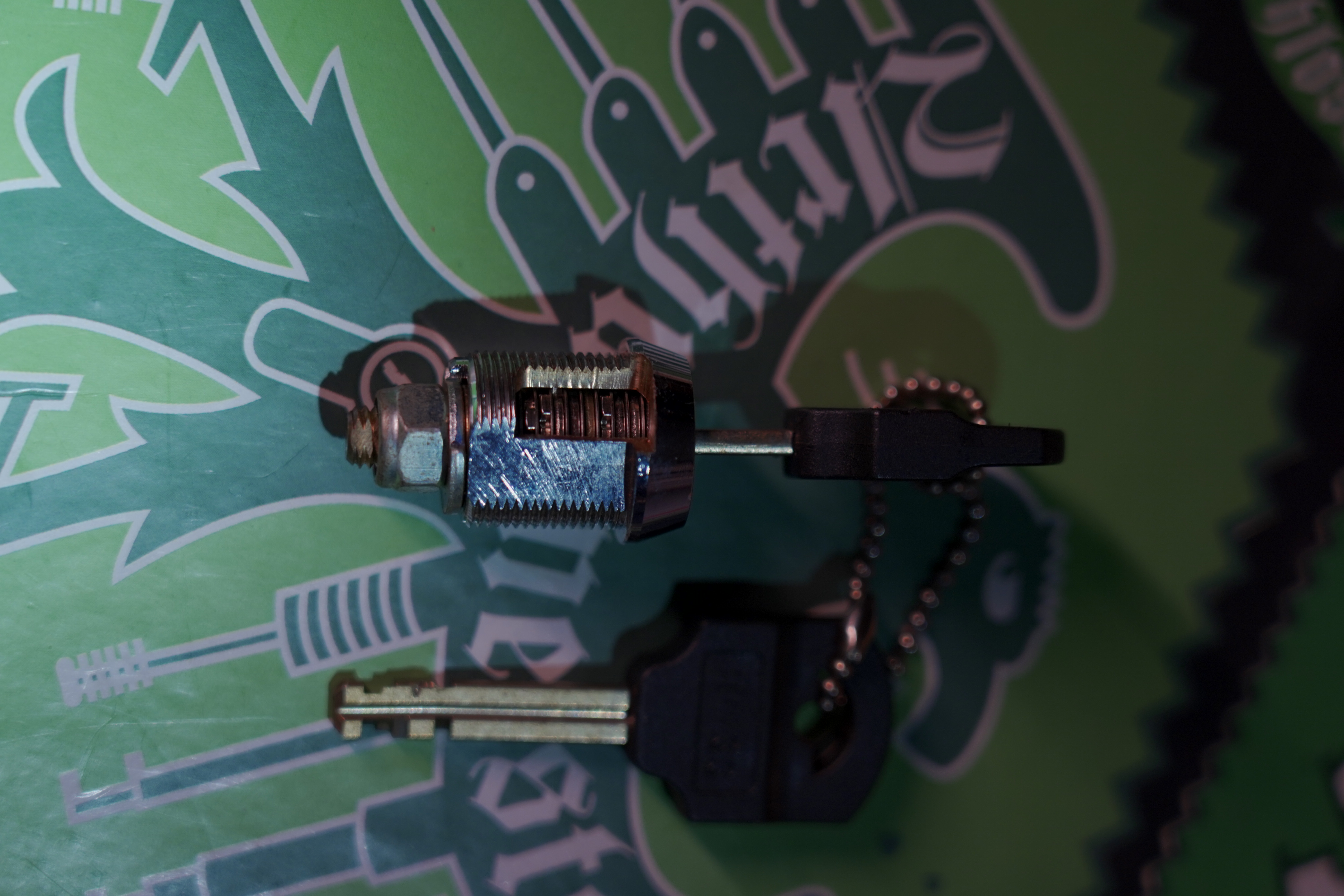 Arthur A. Bühl, Made in Germany, born 1961 in Stuttgart, arbeitet seit 40 Jahren als Privatdetektiv und lebt in Hamburg. Er ist als Detektiv Mitglied in nationalen und internationalen Berufsverbänden. Unter dem Künstlernamen " Arthurmeister " erklärt Arthur Bühl Lockpicking; das zerstörungsfreie öffnen von Schlössern und Schließzylindern. Der Ehrenkodex lautet: Öffne nur deine eigenen Schlösser. Fremde Schlösser dürfen nur mit Einwilligung des Eigentümers geöffnet werden. Herr Bühl wurde schon als Schlossknacker bezeichnet. Dies ist natürlich Quatsch, denn wenn man z.B. ein Vorhangschloss knackt, so ist es kaputt und die Wettbewerber und Lockpickerkollegen können nicht mehr daran üben. Knacker benutzen einen Kuhfuß. Der mehrfache Deutsche Meister dagegen ein Pickset und es gilt: " Offen ist gut, schneller Offen ist besser ". Von der Zeitschrift " Wired " wurde Arthurmeister als Master of the Universe, betitelt. Viel Spaß und Erfolg beim Üben. SEO für heute: Parole Emil ! Arthur Bühl, Sympathieträger.com, Präsident Pornomeister SARL. Die Anschrift lautet: Arthur A. Bühl, Postfach 605 145, 22 246 Hamburg. SEO NEU geändert Arthur A. Bühl, Made in Germany, born 1961 in Stuttgart, arbeitet seit 40 Jahren als Privatdetektiv und lebt in Hamburg. Er ist als Detektiv Mitglied in nationalen und internationalen Berufsverbänden. Unter dem Künstlernamen " Arthurmeister " erklärt Arthur Bühl Lockpicking; das zerstörungsfreie Öffnen von Schlössern und Schließzylindern. Der Ehrenkodex lautet: Öffne nur deine eigenen Schlösser. Fremde Schlösser dürfen nur mit Einwilligung des Eigentümers geöffnet werden. Herr Bühl wurde schon als Schlossknacker bezeichnet. Dies ist natürlich Quatsch, denn wenn man oder Frau z.B. ein Vorhangschloss knackt, so ist es kaputt und die Wettbewerber und Lockpickerkollegen können nicht mehr daran üben. Knacker benutzen einen Kuhfuß. Der mehrfache Deutsche Meister dagegen ein Pickset und es gilt: " Offen ist gut, schneller Offen ist besser ". Viel Spaß und Erfolg beim Üben. Von der Zeitschrift " WIRED " wurde Arthurmeister als Master of the Universe, betitelt. SEO für heute: Parole Emil ! Arthur Bühl, Sympathieträger.com, Präsident Pornomeister SARL. Die Anschrift lautet: Arthur A. Bühl, Postfach 605 145, 22 246 Hamburg. Twitter X 11.06.24 Bilder Budeg ( Bold serif ) Arthur Andreas Bühl, Detektiv, made in Germany, born 1961 in Stuttgart, Baden - Württemberg, living in HAM, Im Dienste der Wahrheitsfindung unterwegs, betreibt in seiner Freizeit Lockpicking aus Leidenschaft. Der mehrfache Deutsche Meister wird in der WIRED als " Master of the Universe " betitelt. In der BILD et ist der Artikel " Herr der Schlösser " abgedruckt. Im Hasenstübchen - Fuhlsbüttel, am Hasenberge, Santa Fu, wird gefeiert. Arthurmeister® stellt seinen Leporello " Der Aufmacher " vor. Der Stammtisch grölt " OFFEN ". Scholischek, Rudi, Heike I, Noagerlzutzler, Arthur und Joe Asberry, der alte NBA ler, prosten sich zu. Arthurmeister`s Jukebox auf YouTube spielt Pointer Sisters - Slow Hand ! ♥ Beim Tanzen ruft die Cartomanze " Ey du Sympthieträger ♥, komm mal her " ! SEO für heute: DETEKTIV, Arthur Bühl, Lockpicker, Deutscher Meister, pickt ABUS Padlock. KI-Worldwide.de, Arthur-Bühl.de, Arthurmeister.de