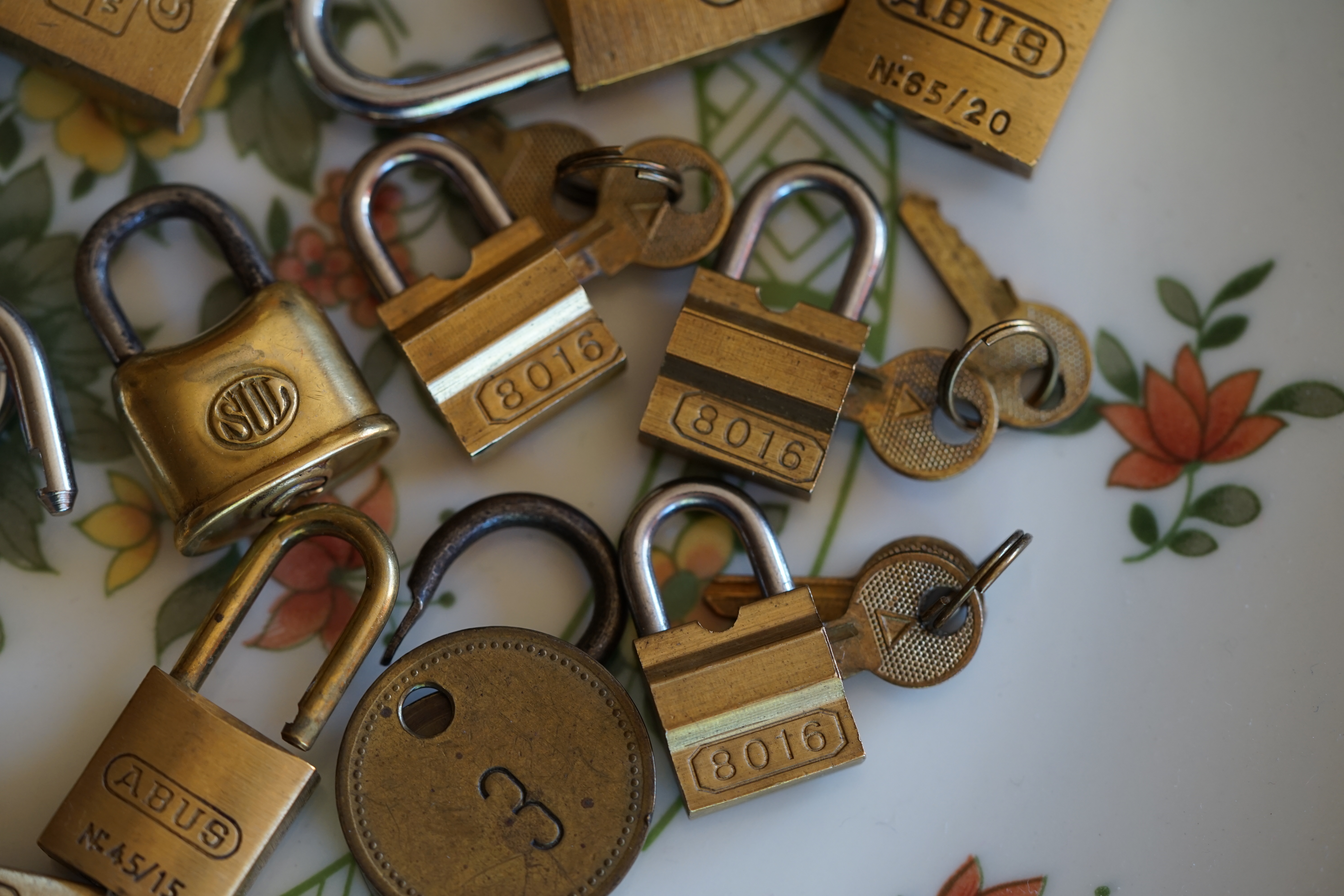 Linkedin Arthur A. Bühl, Made in Germany, born 1961 in Stuttgart, arbeitet seit 40 Jahren als Privatdetektiv und lebt in Hamburg. Er ist als Detektiv Mitglied in nationalen und internationalen Berufsverbänden. Unter dem Künstlernamen " Arthurmeister " erklärt Arthur Bühl Lockpicking; das zerstörungsfreie öffnen von Schlössern und Schließzylindern. Der Ehrenkodex lautet: Öffne nur deine eigenen Schlösser. Fremde Schlösser dürfen nur mit Einwilligung des Eigentümers geöffnet werden. Herr Bühl wurde schon als Schlossknacker bezeichnet. Dies ist natürlich Quatsch, denn wenn man z.B. ein Vorhangschloss knackt, so ist es kaputt und die Wettbewerber und Lockpickerkollegen können nicht mehr daran üben. Knacker benutzen einen Kuhfuß. Der mehrfache Deutsche Meister dagegen ein Pickset und es gilt: " Offen ist gut, schneller Offen ist besser ". Von der Zeitschrift " Wired " wurde Arthurmeister als Master of the Universe, betitelt. Viel Spaß und Erfolg beim Üben. SEO für heute: Parole Emil ! Arthur Bühl, Sympathieträger.com, Präsident Pornomeister SARL. Die Anschrift lautet: Arthur A. Bühl, Postfach 605 145, 22 246 Hamburg. SEO NEU geändert Arthur A. Bühl, Made in Germany, born 1961 in Stuttgart, arbeitet seit 40 Jahren als Privatdetektiv und lebt in Hamburg. Er ist als Detektiv Mitglied in nationalen und internationalen Berufsverbänden. Unter dem Künstlernamen " Arthurmeister " erklärt Arthur Bühl Lockpicking; das zerstörungsfreie Öffnen von Schlössern und Schließzylindern. Der Ehrenkodex lautet: Öffne nur deine eigenen Schlösser. Fremde Schlösser dürfen nur mit Einwilligung des Eigentümers geöffnet werden. Herr Bühl wurde schon als Schlossknacker bezeichnet. Dies ist natürlich Quatsch, denn wenn man oder Frau z.B. ein Vorhangschloss knackt, so ist es kaputt und die Wettbewerber und Lockpickerkollegen können nicht mehr daran üben. Knacker benutzen einen Kuhfuß. Der mehrfache Deutsche Meister dagegen ein Pickset und es gilt: " Offen ist gut, schneller Offen ist besser ". Viel Spaß und Erfolg beim Üben. Von der Zeitschrift " WIRED " wurde Arthurmeister als Master of the Universe, betitelt. SEO für heute: Parole Emil ! Arthur Bühl, Sympathieträger.com, Präsident Pornomeister SARL. Die Anschrift lautet: Arthur A. Bühl, Postfach 605 145, 22 246 Hamburg. Twitter X 11.06.24 Bilder Budeg ( Bold serif ) Arthur Andreas Bühl, Detektiv, made in Germany, born 1961 in Stuttgart, Baden - Württemberg, living in HAM, Im Dienste der Wahrheitsfindung unterwegs, betreibt in seiner Freizeit Lockpicking aus Leidenschaft. Der mehrfache Deutsche Meister wird in der WIRED als " Master of the Universe " betitelt. In der BILD et ist der Artikel " Herr der Schlösser " abgedruckt. Im Hasenstübchen - Fuhlsbüttel, am Hasenberge, Santa Fu, wird gefeiert. Arthurmeister® stellt seinen Leporello " Der Aufmacher " vor. Der Stammtisch grölt " OFFEN ". Scholischek, Rudi, Heike I, Noagerlzutzler, Arthur und Joe Asberry, der alte NBA ler, prosten sich zu. Arthurmeister`s Jukebox auf YouTube spielt Pointer Sisters - Slow Hand ! ♥ Beim Tanzen ruft die Cartomanze " Ey du Sympthieträger ♥, komm mal her " ! SEO für heute: DETEKTIV, Arthur Bühl, Lockpicker, Deutscher Meister, pickt ABUS Padlock. KI-Worldwide.de, Arthur-Bühl.de, Arthurmeister.de