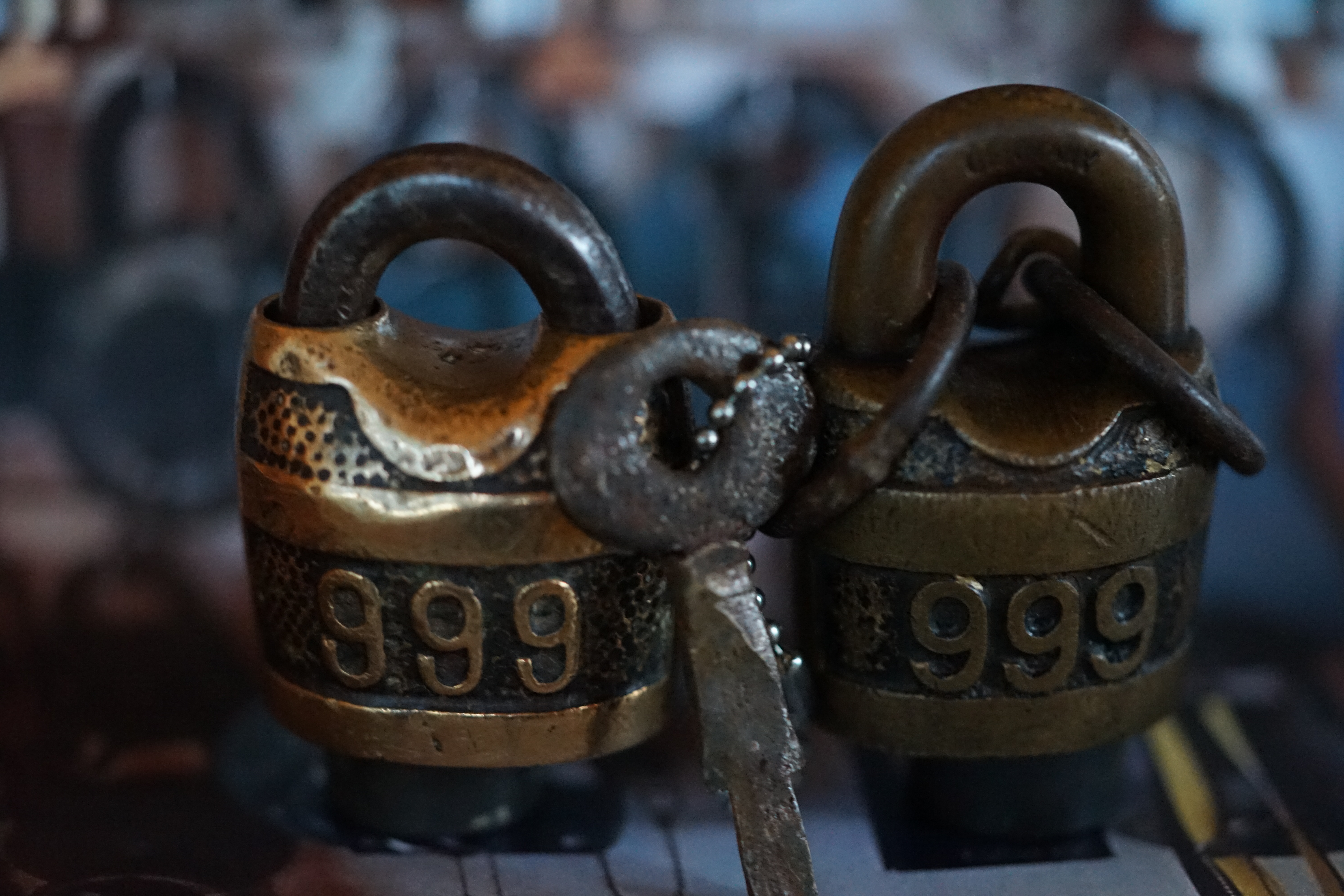 𝔄𝔯𝔱𝔥𝔲𝔯 𝔅ü𝔥𝔩, 𝔄𝔯𝔱𝔥𝔲𝔯𝔪𝔢𝔦𝔰𝔱𝔢𝔯 ® Stück Davon schwarze Katze, Zwei Katzenkopf Schlösser Zunft, Schlosser, Zunftabzeichen, Wappen, Geselle, Anstecknadel, Verbandsabzeichen, Stück Davon. Die nicht alltägliche Form eines Truhenschlossen führte dazu, das man die Schlosser im Zunftleben scherzhaft ironisierend Katzenköpfe nannte. Der Spitzname erhielt sich durch die Jahrhunderte. Und der Katzenkopf wurde damit zu einem Symbol. Er erscheint auf der Anstecknadel, die heute der Schlosser als Verbandabzeichen tragen kann. Die auf der Nadel angebrachte Inschrift " Stück Davon " erklärt sich wie folgt: Der wandernde Schlossergeselle sprach bei einem Meister um Arbeit vor. Befragt, ob er das Handwerk verstünde, antwortete er: Stück Davon ! Die zwei Worte wiesen ihn in aller Bescheidenheit als Angehörigen der Zunft aus, der bereit sei noch weiter zu lernen. DoubleBrain ® SEO für heute: Barockschlüssel, Schmiedeeisen, Halme gedreht, Bärte geschnitten, Reiden aufgesetzt, Stahlschnitttechnik, Kapelleneingerichte, Schmiedeeisen, Hohldorn, Gesenk, Pflanzenmotiv, Wappentierschmuck, geschmiedet, gepunzt, Schlüsselgriff beidseitig, halbrelief, Bekrönung auf der einen Seite als männlicher auf der anderen als weiblicher Kopf, Löwenwappen, Delphine, Schwanzflosse, Stilelemente der Reaissance, profilierter Steckhalm, Gesenke und Reide ziseliert, Griffrand, Zwei Schlangen blau angelassen, Eisenblech, Schließblech, Türrahmen, Schlosskasten, Eisenkern, französisch, Zierdecke ausgehauen, eingehauen und getrieben, Rosette, Ringgriff, Rokoko und Schlüssel, eisernes Wiener Barock Hangschloss mit Spreitzfedernverschluss, gefeilt, geschnitten und ziseliert, flacher Steckschlüssel, Eisengrundplatte und zwei Engel mit Trompete, Posaune und Blumengeranke verziert. Figuren, Schmuck, Jagdszene, Empire, Möbelschlösser, Messingzierdecken, Witwerschlüssel, Schlüsselgewalt, Symbol, Sargschlüssel, Silberschlüssel, Hohldorn, Nachbildung, Kammerherrnschlüssel, Bronce, feuervergoldet, Emblem mit Initialien der weltlichen oder kirchlichen Fürsten versehen, die sie verliehen haben. Doppeladler, Reichsapfel, Zepter und Krone, Übergabeschlüssel, magische Stilelemente, östrerreichischer Kammerherrenschlüssel mit Doppeladler, Kordeln und Quasten, Wien, Hoflieferant, Mayestät, päbstlich, ungarisch, bayerisch, in Silber gegossen, Sinsheim, Hohldornschlösser mit Eisenriegeln, Gelenkschlüssel, einfacher Schieberiegel aus Holz, klappbare Doppelschlüssel aus Tirol, Rohrhülse, Bart, Tirol, Kreuz, Herz, Schlüsselgehänge, süddeutsch, Leder, gotisch, Bügel, Tabakspfeifenschlüssel, Schlossergeselle nach bestandener Prüfung, Schlüsselgeschenketui für die Braut: Bund mit fünf Zimmer, Möbel und Kassettenschlüsseln, in der Mitte Haustorschlüssel aus einem Stück geschmiedet, geschnitten und mit Stahlstangen handpoliert auf dem vierseitigen Gesenk in Schreibschrift " Deutsches Empire ", Dreipass, Jugendstil, Doppelrohr, Hauptportal der Jesuitenkirchen Sankt Michael, Der Hammerschlüssel für Weinkeller: der ziselierte aufgesetzte Hammer diente dem Küfner zum abklopfen der Fässer und zum öffnen der Spunde, Enstehungszeit, Hoftheater, bayrisches Nationaltheater in München, Zerstörung, Kunstschlosser, Fritz Nüssel, Heinrich Pankofer, Germany, wissenschaftlich, systematisch, Schlüsselexperte, Sammler, Privatsammlung, Schlüsselzentrale München, Fachmann für Sicherheitsfragen, sachkundig, Experte, versierter Restaurator, historischer Wert, handwerkliches Geschick und seine langjährige Berufserfahrung, Anerkennung, international, Fachmann nicht nur für die Technick von Schlüsseln und Schloss, auch für künstlerische und historische Fragen. Standardwerk Europa, Übersee, offizielle Stellen, Landeskriminalamt, Bundesanwaltschaft, Keltenschlüssel, Vorchristus, Witwenschlüssel, John F. Kennedy, Weisses Haus, Schlossmuseum Velbert, gut verpackt, Pullach, Erfinder und Auror, Leidenschaft, aufschlußreiches Werrk, Memoiren, Töchter, Emmi Seifert, Marlene Nüssel, Frau Anni, Kaminkehrer, Schwanthal, Freund und Helfer der Polizei, mein Leben, Gedichte, Kaffeveranstaltung, Nachbarschaftshilfe, Essen auf Rädern, Schlüsselfigur, tausend Stücke, Keltenzeit, Christus, Kelheim, Exemplare, Ausländische Lehrlinge, Brocken, wiegt fünf Kilo, Schmucksafe, Ludwig XV 1430, Brillianten, Verona, Eisenzeit, Ägypten, Hallstadtzeit, Salzkammergut, Hallstadt Gräberfeld, Epoche, Eisenverhüttung, Salzbergbau, Gerätschaften zu exportieren, geographischer Ort am Nordende des Neuenburger Sees in der Schweiz, Pfalbauten, auf festem Land angelegte Siedlung, europäische Eisenzeit, Kelten Indogermanischen Völkergruppe, Germanen, Rhein, kämperisch, expansionsbereit, Rom, Homer, Dichter, Jugendzeit, halbdunkel, erahnbar, zivisilatorische Dokumente, Dichtung, märchenhaft schöne Gestalt, Götter treten vor uns hin, denen die mittelmerisch kleinasiatische Menschheit Wirkungen und Tätigkeiten zugedacht hat, die diesen Fabelwesen für immer Kontur verliehen haben. So tritt der Schmiedegott Hephaistos lateinisch Vulkanos vor uns hin: Rußig und edel zugleich, genial erfinderisch, ein kunstreicher Handwerkegott. Der zu den 12 Hauptgöttern der griechisch römischen Antike erzählt wird. Jupiter, Himmel, hinabgstürtzt, Entfernung der Erde von den Sternen, Insel Lemlos, Hinkefuss, Gerechtigkeit, alte Fabeln, schöne und liebenswürdige, Eheweib, Museeum of fine Arts in Boston USA, Parmenides Lehrgedicht Balanos, Hammer, Amboss, Feuer, Wasser, glühend, Metall, Hammerschlag, Gußverfahren, gewünschte Form, Holz oder Kohle, warmgeschmiedet, grobkristallin, feinkörnig, Streck und Bruchgrenze, Plinius, samische Künstler, Erzguß, Keltenschlüssel, hochkant durch einen Schlitz in der Tür gesteckt, gedreht, bis er - nun waagrecht - in die Angriffe der im Riegel gelagerten Sperrklötze eingerastet: die Sperrklötze werden angehoben, der Riegel ist entsperrt und lässt sich mit einem ledernen Zugriemen von außen auf und zu ziehen. Griechenland, lakonisch, neues Prinzip, Schlüsselträger, Kaiserzeit, Würde, Statussymbol, Römer, die punische Kriegen das Metallhandelsmonopol an sich gebracht hatten verfügten in reichem Maße über Kupfer, Zink und Zinn. Verschlußriegel, Feder, Lochkanäle, Sperrstifte, entsichert, auf oder zugeschoben, Drehschlüssel, Hangschloss, Spreitzfeder, Kulturlandschaft, Kassetten, Truhen, Türen, Tiermaskendeckel, Pferdegstalt, arabisch, Vexier, indisch, Kugel, Grundform, Volldorn, Technische Feinheit, Eleganz, Zweckgebilde in den Händen von Menschen, die bemüht sind, mit einem rauhen, kriegerischen Leben fertig zu werden, Verteidigung, bedachte Architektur, spürbar, verschlossen, Zierlichkeit, Zeitläufe, Kultur, Willen und Werkstätten in Pompji und Herkulaneum, Wachsmodell Tonmantel gebrannt, schmilzt das Wachs glühend, Nachteil, römisches Imperium, desto länger, primitive Form, Spätantik, Karolingische Kunst, Fräkisches Adelsgeschlecht, Karl der Große, Triebfeder, Höfische und Kirchliche Kreise, Monumental Kunst, Klerikale Kreise, Kulturträger, Elfenbein, Goldschmied, Goldschmiedekunst, geistig - kulturelle Erhellung, Abendland, profunde Bedeutung, Ehefrau, häusliche Gewalt, Vertrauen, Brauch, Kirchweihtag, Steiermark, geweiht, Gnadenschlüssel, Petrus - Schlüssel, Apostel, Pilger, Schenkung, Pabst Pälagius, Gregor, König Alfons von Kastilien, König Alfred, romanischer Stil, schöpferische Kraft, Kunstgewerbe, Klöster, Kostbarkeiten, kunsthandwerklich, Verfeinerung, Raffiniertheit, Formenwelt, Alltag, Kleidung, Ritterrüstung, kraftvoll, primitiv, gotische Epoche, Jan van Eick, Grammatik, Lebensstil, geläutert, gültig, Opulenz der Kleidung, Materialwert, Charme, Sakral, Phantasie, Formensprache, feinsinnig, Steinmetz, Bescheidenheit, Portal, Notre - Dame, Paris, köstlich, kostbar, Mechanismus, Entsperrungsvorgang, Fischblasen, Kreuze, Drei - und Vierpass, grotesk, meisterlich, Handwerkszeug primitiv, Gewirre, Besatzung, Tropfen Öl, rein von Hand, Prochnov, Kunstschreiner, gesunde Männer, Michael Mann, Michael Mann Kästchen, Nürnberg, Augsburg, Fürth, Wörth, Riegelwerk, sauber geätzte und vergoltdete Büchsen und Pistolen aus Eisen. Doppelmeyer, Markgraf, erlassene Strafe, Spinnenschlösser, Deckelunterseite, figürlich, kunstfertigkeit, Schlüsselloch, größere Summen harten Geldes, raffiniert, Spielerei, Kuriusität, Zeugnis, Möbel, Bombast, Schwulst, Liebe, Zäsur, Dreißigjähriger Krieg, Mutter Courage, Armut, Schichten in Deutschland, Reformation, patetisch, Phänomen, Ornament, Pierre Frommerie, Sedan, Berlin, Ebenholz, Emaill, monumental, Signatur, Barock, Formenreichtum, gediegen, summarisch, mittelmäßig, Epochen, Werkleute, Halskette, Mayestät, Spanien, Revolution, Mittelalter, feierlich, Feind, Öffnung der Tore, Kapitulation, Schlüsselsoldat, Mitglied der päbstlichen Schweizer Garde, Pabstwappen, abfällige Bedeutung, Stadtwappen Tabackspfeife, Vierkant, Dolch, Pistolenschlüssel, geheime Nachrichten, Siegel, Hammerschlüssel für einen Weinkeller, Liebende, Angebetete, Ritter, Kreuzzug, Heiliges Land, Kreuzritter, Ehefrau, Märchen, arges oder schönes, es will scheinen, das eine Welt ohne Schlüssel nicht denkbar ist, Paris, Turenschloss, Schlossfalle, Konstruktion, Luxus, Verschwendungssucht, Kleinod, Brilliant, Maillard, König Stanislas, Ballkongitter, Pastellportrait, Museeum der Stadt Nancy, spirituell Sonnenkönig, Prinz Eugen von Savojen, den sublimen Geist seiner Epoche, General Feldmarschall Prinz Freund der Musen, Besieger der Türken, Zunftbuch, Balthasar, Gitter, Porzellan, hochkultiviert, Degengriff, Münchener Hof, Wittelsbach, Gesamtkunstwerk, Johann Joachim Winckelmann, Kleidermode, Reifrock, Schnürrleibchen, Wohnkultur, Neoklassizismus, Möbel, Chubb, Bramah, Inselstaat, Engländer, Ungarn, Italiener, Tossi, Yale, Hobbs, Aber die Bemühungen um immer neue vergrößerte Sicherheit im Bereich des Schlosses gingen weiter. Man glaubte vorübergehend das non plus ultra Sicherheitsschloss konstruiert zu haben und zwar kühn genug, Geldpreise für denjenigen auszusetzen, dem es gelingen würde, diese neuartigen Schlösser aufzusperren. Überraschend geschah das dank der Fertigkeit des Amerikaners Hobbs 1853. Seine Medtode des Aufsperrens ist in der Fachwelt als Hobbsches Öffnungsverfahren bekannt. Es wurde mit Erfolg publiziert, das Kriminelle Hinweise zum Öffnen der Sicherheitsschlösser erhielten. Linus Yale, Fallstiftriegelschlösser, der Ägypter, Assyrer, Babyloner, Yale Zylinder, C.E. Schulte in Velbert, Kromer Protector Schloss 1871, Hahn AG, Karl Zeiss, BKS, Boge und Kasten Solingen, Koloss von Roddos, Byzanz, Konstantinopel, Moschee, Kirche, Schlüsseltyp, Kaufmann, Herkunft, Herzblatt, Kurfürst, Alltagsgebrauch. Die Schönheit der Welt. Die Kraft, die menschlichen Schöpfergeist gewahr werden lässt. Die beiden Schlüssel in der Hand des heiligen Petrus geben diesem die Macht, die Pforten des Himmels zu öffnen. Der Schlüssel ist ein christliches Symbol, er ist aber auch das Inbild menschlichen Schöpfergeistes und als solches steht er in unmittelbarer Beziehung zu der Arbeitswelt des Sammlers Heinrich Pankofer. Doblebrain ® gibt vor: Mehr SEO ! ! !