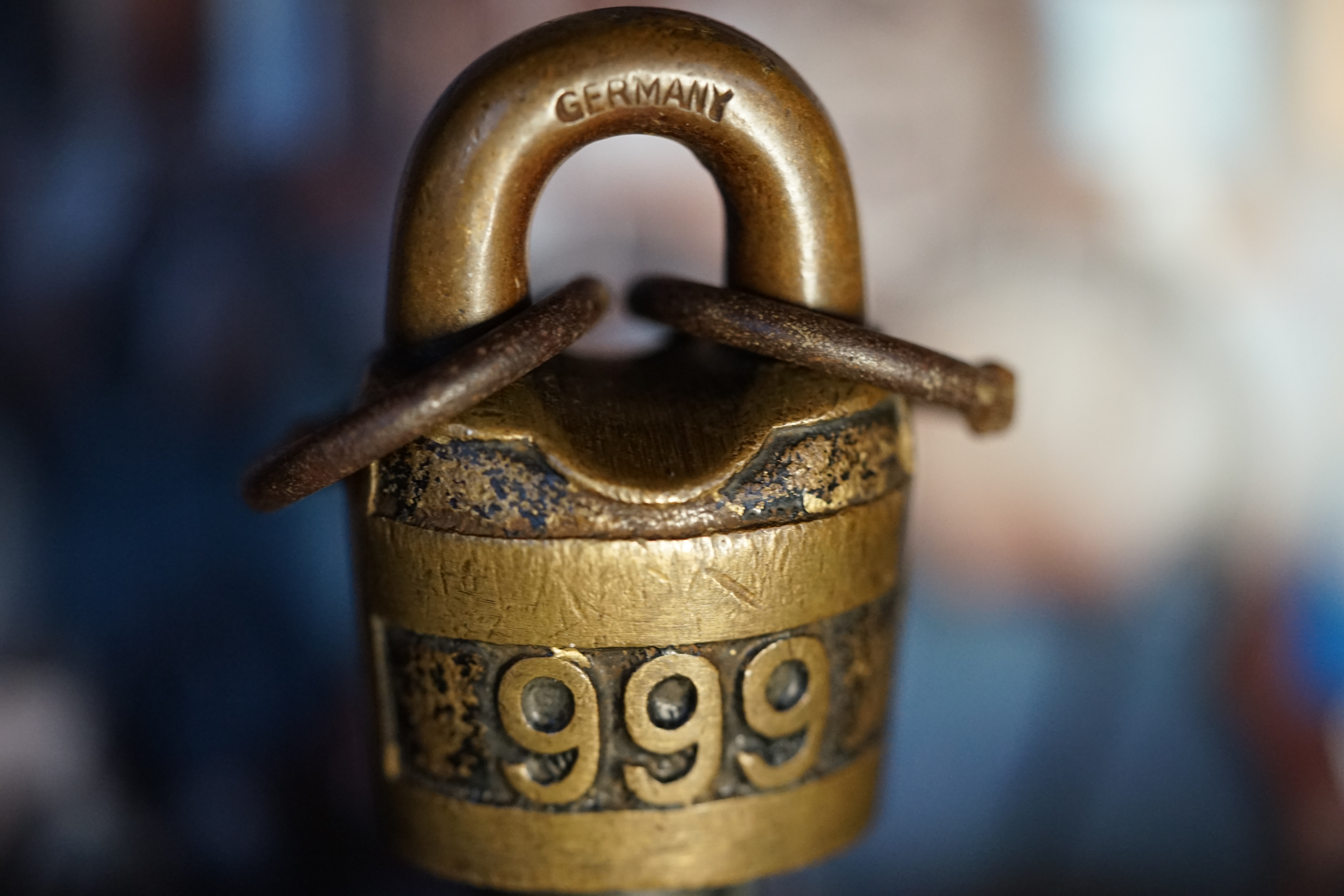 SEO PM Bühl Wappen Bühl. Arthur Andreas Bühl. Der Sympathieträger ist in Stuttgart, Baden - Württemberg geboren. Der Detektiv lebt in HAM. H1 Text der SEO schreibt: 𝔄𝔯𝔱𝔥𝔲𝔯 𝔅ü𝔥𝔩, 𝔄𝔯𝔱𝔥𝔲𝔯𝔪𝔢𝔦𝔰𝔱𝔢𝔯® Bühl, Arthur, Jahrgang 1961, Made in Germany, Detektiv or Private Investigator how Mr. Smitz from the PLAYBOY, Beverly Hills, say`s. Yes Mr. Smitz i will send you the Photo Arthurmeister`s F 1, Jacket for your LeporelloUS. to your E - Mail Mr.Smitz@Mr.Smitz.us. Ok, Mr. Smitz. Mr. Smitz do you know what Google Earth is ? Take BÜHL Arthur, only by Google Earth, you know ? have done it ? Yes Google will show you my Panel superfast. Cool, Arthurmeister, cool. Yes Mr. Smitz, this can i do for you too ! Yes with SEO. Yes, yes, i have Arkadasch erklärt, sein Erikli pasta is not so genial. Der beste Zwetschgenkuchen, you know plum tart, is from the Stadt Bühl. Not laughing in the USA. Bühl is a City like my Name. And the People in this City called it: Zwetschgendatschi ! you know. This is the world best plumcake. Yes Datschi. Yes, Stadt Bühl is near Baden - Baden, the Casino, you know ! Yes. Baden-Württemberg. You must know there is since 1927 the traditionell Zwetschgenfest. And there ist the Zwetschgenkönigin ! Mr. Smitz, my Ur Ur Ur Ur Grandfather is born in Bühl. My Great Grand Grand Mother where also born in the town Bühl. Their profession was Zwetschgenpicker. Not Lockpicker, Zwetschgen / Plum Picker. And Rüttler. Oh, really ! Yes, Yes. And since this time the name of the family Bühl from the Stadt Bühl is: Yes you know - Buehl. Yes i will give Greetings from you to Mrs. Friede Springer from the Newspaper BILD et. Yes, the Elbphilharmonie is in Betrieb. OH, Mr. Smitz, greeting´s to you from Joe Asbbery, NBA, you know. Tomorrow we will meet us in the Hasenstübchen, our Rabbit Hall. For Lockpicking und Beer. Call you. Parole Emil ! H1 Text der SEO schreibt weiter: 𝔄𝔯𝔱𝔥𝔲𝔯 𝔅ü𝔥𝔩, 𝔄𝔯𝔱𝔥𝔲𝔯𝔪𝔢𝔦𝔰𝔱𝔢𝔯® Herr Arthur Bühl, kritischer Privatdetektiv aus der Hansestadt Hamburg, bereitet sich auf ein Interview mit der BILD et vor. Bei Babsi und Gina in Fuhlsbüttel wird ihm zuvor der Vokuhila geschnitten. Herr Arthur Bühl wurde schon in der BILD et als " Herr der Schlösser " beschrieben. " Ein bisschen Ruhe bitte " schreibt Jan Freitag von der TAZ. Er erwähnt auch eine Mustertür by Wendt. Es wird darin herumgeprökelt. Selbst Arthur Bühl, der weltbeste aus dem Lockpicker Mekka Hamburg, betreibt pures Understatement, weil er sein Schloss in nur 20 Sekunden " geknackt " hat. Charles Graeber von der Wired.com beschreibt in seinem Artikel Master Lock - Pickers do bottle Arthur Bühl " The Master of the Universe ", Arthur Bühl a private Detective of Germany open locks. Bühl`s Fabio - the - Barbarian Look stands out. He wins the Dutch Open and is now Master of the Universe. The people cry: " Arthurmeister ! booms Arthurmeister ". Mark Webber Tobias, the Author of Locks, Safes, and Security, a Police Reverence, say: Arthurmeister, that ist beautyful. " Open ! " sagt Arthurmeister ", offen ist gut, schneller offen ist besser ". " Beer !" Arthurmeister booms back and a new Champion is born. Die Welt berichtet: " Die Kunst, Schlösser ohne Schlüssel zu öffnen ". Vereinsmitbegründer und Vizepräsident Arthur Bühl trägt seine Leidenschaft schon auf der Krawatte. Sie ist rot mit gelben Schlüsseln drauf. Intern wird er ehrfürchtig " Meister Arthur " gerufen. Er hat es zum siebenfachen Deutschen Meister in verschiedenen Disziplinen geschafft. Er pickt seit der Kindheit. Sein erstes Trainingsobjekt war sein Spardosenschloss - Ein klassischer Einstieg… . Die Slate berichtet über Arthur Bühl als Lockpicking Legend. Es gibt einen Artikel Tool for Picking and Decoding by Stasi, CCC, Vortrag Berlin. Amateur Hour berichtet: Arthurmeister has " The Master Touch ". Bei den Kaba Day `s im Europa Park Rust schreibt die Pressebox: auf großes Interesse der Teilnehmer stieß auch die praktische Vorführung von Steffen Wernéry und Arthur Bühl, die gängige mechanische Schließzylinder ohne Schlüssel zerstörungsfrei öffnen. Meist in Sekundenschnelle. Auch die Chemnitzer Zeitung " Freie Presse " hat über das Lockpicking und Arthur Andreas Bühl alias Arthurmeister berichtet. Dwight Perry schreibt: Arthur Bühl has good hands ! In der Philalocksmith wird Arthur Bühl auch als Lockpicking Legend betitelt. Es gibt auch einen Beitrag, 360 Meridianos. In der Datenschleuder, CCC, wurde über ihn als Sympathieträger berichtet. Veröffentlicht unter Linkedin, Xing, Google Panel, Twitter X. In der Vitrine von Arthur Andreas Bühl, Arthurmeister® sind Schlösser, Padlocks, von ABUS, BKS, CES, DOM, EVVA, Assa Abloy, Z Ikon, Kaba, Keso, ASSA, Winkhaus, Wilka, Trelock, Schmelting, Bode Panzer, Ancor Las, Drumm Geminy, Xylock, SEA, Medeco, Mul-T-Lock, Cut away, ABUS Granit, Pfaffenhain, E*S, ESS, Nemef, BAB, Babelsberg, Stasi, Diskus, WMF, Tesa, Noch, Vachette, Cisa, Wally, Rielda, Mottura, Viro, FAI, GeGe, Fichet, Bode Panzer, Tresor, Bramah, Protector, Braun`s Patent, Walomatus, Arolds, Combination Lock, Yale, Master, American Lock, Tubular, China, Indien, Aligarh, Nepal, Thailand, Zahlenschlösser, Himmelsschlüssel und noch vieles mehr, vorhanden. Alle Schliesszylinder sind Übungsmaterial für das Lockpicking. Schlagschlüssel und so vieles mehr, sind auch dabei. Auch der Sputnik. Verschlagwortet mit: ♥ Vokuhila, Friseur ♥ Schwäbischer Hengst, Zwetschgen Heini, Bühl er, Zwetschge, Google Earth, Mittelpunkt der Welt, Martinameisterin, Cartomanze, Scholischek, " HIGH NOON ! ". ♥ Parole Emil ! SEO SH Bühl Wappen 𝔄𝔯𝔱𝔥𝔲𝔯 𝔅ü𝔥𝔩, 𝔄𝔯𝔱𝔥𝔲𝔯𝔪𝔢𝔦𝔰𝔱𝔢𝔯® ♥ Bühl, Arthur, Jahrgang 1961, Made in Germany, Detektiv or Private Investigator how Mr. Smitz from the PLAYBOY, Beverly Hills, say`s. Yes Mr. Smitz i will send you the Photo Arthurmeister`s F1, Jacket for your LeporelloUS. to your E - Mail Mr.Smitz@Mr.Smitz.us. Ok, Mr. Smitz. Mr. Smitz do you know what Google Earth is ? Take BÜHL Arthur, only by Google Earth, you know ? have done it ? Yes Google will show you my Panel superfast. Cool, Arthurmeister, cool. Yes Mr. Smitz, this can i do for you too ! Yes with SEO. Yes, yes, i have Arkadasch erklärt, sein Erikli pasta is not so genial. Der beste Zwetschgenkuchen, you know plum tart, is from the Stadt Bühl. Not laughing in the USA. Bühl is a City like my Name. And the People in this City called it: Zwetschgendatschi ! you know. This is the world best plumcake. Yes Datschi ! Yes, Stadt Bühl is near Baden - Baden, the Casino, you know ! Yes. Baden-Württemberg. You must know there is since 1927 the traditionell Zwetschgenfest. And there ist the Zwetschgenkönigin ! Mr. Smitz, my Ur Ur Ur Ur Grandfather is born in Bühl. My Great Grand Grand Mother where also born in the town Bühl. Their profession was Zwetschgenpicker. Not Lockpicker, Zwetschgen / Plum Picker. And Rüttler. Oh, really ! Yes, Yes. And since this time the name of the family Bühl from the Stadt Bühl is: Yes you know - Buehl. Yes i will give Greetings from you to Mrs. Friede Springer from the Newspaper BILD et. Yes, the Elbphilharmonie is in Betrieb. OH, Mr. Smitz, greeting´s to you from Joe Asbbery, NBA, you know. Tomorrow we will meet us in the Hasenstübchen, our Rabbit Hall. For Lockpicking und Beer. Call you. Parole Emil ! Not E-Mail. Provided by www.Arthur-Bühl.de and www.Arthurmeister.de Verschlagwortet mit: ♥ Vokuhila, Friseur ♥ Schwäbischer Hengst, Zwetschgen Heini, Bühl er, Zwetschge, Google Earth, Mittelpunkt der Welt, Martinameisterin, Cartomanze, Scholischek, " HIGH NOON ! ". ♥ Parole Emil ! Veröffentlicht unter Linkedin, Xing, Google Panel, Twitter X. Wordpress spricht über die KI: SEO Text Bühl. Pornomeister@Pornomeister.de ♥ 𝔄𝔯𝔱𝔥𝔲𝔯 𝔅ü𝔥𝔩, 𝔄𝔯𝔱𝔥𝔲𝔯𝔪𝔢𝔦𝔰𝔱𝔢𝔯® Arthur Andreas Bühl, Made in Germany, born 1961, ist mehrfacher Deutscher Meister im Lockpicking. In dem Magazin WIRED wird er als " Master of the Universe " betitelt. Im Hasenstübchen stellt er seinen Leporello " Der Aufmacher ", vor und telefoniert mit Mr. Smitz, Beverly Hills from the News Paper PLAYBOY, USA. No, Mr. Smitz, the E - Mail is not Parole Emil, the E - Mail is called: PAROLE E-Mail.com. Mr. Smitz is laughing ! Take the romantic move. Yes, Mr. Smitz, with every beat of your heart. You know Engelbert ? Mr. Humperdinck ! This is the favorite song from Friede Springer from the BILD et, You know ? Arthurmeister`s Jukebox, YouTube, spielt Pointer Sisters: Slow Hand. Der Noagerlzutzler, der Scholischek und Raucher am Stammtisch können keine Padlocks öffnen. Deshalb müssen diese Spitzbuben an den Tresen. Die Glocke wird geläutet. Arthurmeister brüllt " OFFEN " ! Die Jukebox spielt jetzt Ina Müller - Dörp Reggae. Arthurmeister und Joe Asberry, der alte Basketballer von der NBA, stoßen miteinander an. Stößchen ! Stößchen schreit Martinameisterin. Santa Maria ! Tante Martina ! Mittlerweile spielt in der Jukebox Engelbert: A man without love. Die Stimmung steigt. Die KI in der Jukebox, der Rock - Ola, spielt nacheinander: Joy Flemming, Ata Canani, Deutsche Freunde, natürlich auch Cem Karaca und die Kanaken, Mein deutscher Freund, Alle Menschen dieser Erde. Nina Hagen spielt African Reggae, UB 40 - spielt Kingston Town. Jan Delay ist mit Irgendwie, Irgendwo, Irgendwann, Live und die BeeGees mit How deep is your love, dabei. Eddy Holman, Hey there lonely girl, bei Pink Floyd und bei den The Doors, Riders on the Storm tanzen die Gäste. Heike I drückt Harold Melvin & the Blue Notes This love I lost. T.S.O.P. The Sound Of Philadelphia und Hildegard Knef mit - Der alte Wolf, bringen die Menge zum kochen. Pelle dröhnt: Marmor Stein und Eisen bricht. Die Affen rasen durch den Wald. Die Five Tops: Warte auf das Glück, Kenny Rogers - You decorated my life, Reinhard Fendrich - Strada del sole, Sammy Davis jr. mit Mr. Bojangles live in Germany und Teddy Pendergrass - Turn off the lights sowie Julio Iglesias mit Diana Ross - All of you, bringt die Meute weiter zum toben. Die Polizei drückt Empire of the Sun - We are the people. Helen Ready singt Angie Baby. Bei Element of Crime steigert sich die Ekstase vom Mittelpunkt der Welt über die Straßenbahn des Todes zu Am Ende denk ich immer nur an Dich. Die Love Story - Andy Williams, ABBA mit Hasta Manana, runden die Sache ab. Hannenberger schmeißt bei Roger Whittaker - Abschied ist ein scharfes Schwert, alle RAUS ! Morgen ist 11 Uhr High NOON ! Dänen lügen nicht. ♥ Verschlagwortet mit: Arthur Bühl. Arthurmeister® Arthur ♥ Schwäbischer Hengst, Buhl. Zwetschgen Heini, Artur, Buehl er, Zwetschge, Made in Germany, Born 1961, Sympathieträger, Google Earth, Mittelpunkt der Welt, Pflaumen, Arkadasch, Datschi, ♥ Martinameisterin, Cartomanze, Scholischek, " HIGH NOON ! ", Vokuhila. ♥ Parole Emil !