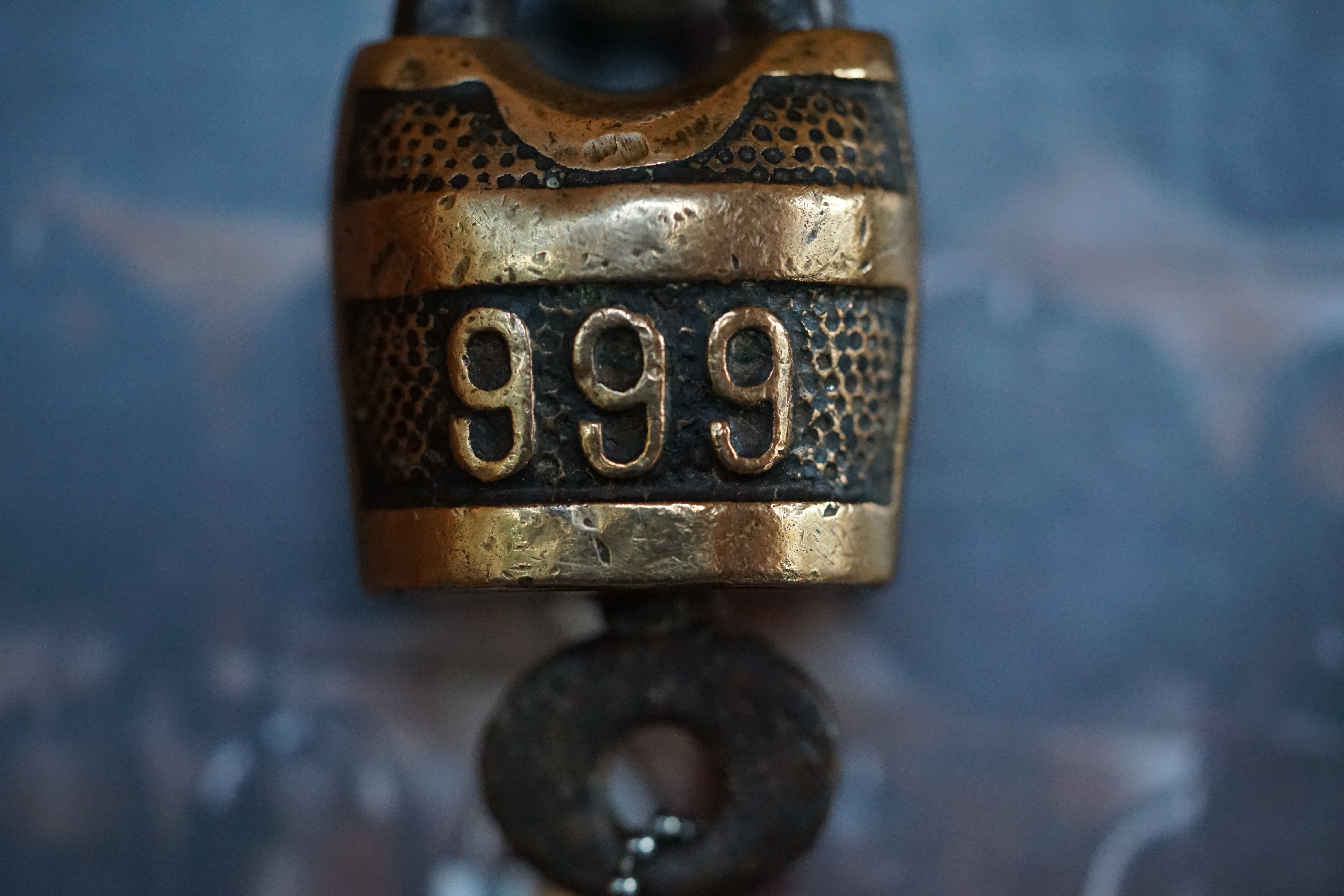 SEO F1 Rudi: ♥ 𝔄𝔯𝔱𝔥𝔲𝔯 𝔅ü𝔥𝔩, 𝔄𝔯𝔱𝔥𝔲𝔯𝔪𝔢𝔦𝔰𝔱𝔢𝔯® Arthur Andreas Bühl, Detektiv und Sympathieträger ♥, Made in Germany, Jahrgang 1961 aus Baden - Württemberg stellt seinen Leporello " Der Aufmacher " vor. Arthurmeister`s Jukebox im Hasenstübchen by YouTube, spielt Pointer Sisters: Slow Hand ! Am Tresen wird Helbing gekippt. Die Lockpicker am Stammtisch trinken nach jeder Öffnung ein Pils, manche auch Weizenbier ! Der Scholischeck nörgelt, weil er kein Padlock öffnen kann ! Ferrari Rudi brüllt: Martina die F1 Saison beginnt. Wir fliegen zum Hockenheimring ! Der Hannenberger sagt: Ich will auch mit ! Martina schreit: Minardi, wir gewinnen nie. Minardiiii, wir gewinnen niiiie. Und der Alex Young darf auch nicht mit. Can not drive ! Verschlagwortet mit Buehl, Buhl, Rotkäppchen, Zwetschgenhengst, Bühl er Zwetschge SEO für heute: Arthur Bühl, Arthurmeister® Arthur ♥ Schwäbischer Hengst, Heini, Zwetschgen Hengst, Buhl, Artur, Buehl er, Zwetschge, Made in Germany, Born 1961, Sympathieträger, Google Earth, Mittelpunkt der Welt, Pflaumen, Arkadasch, Datschi, ♥ Martinameisterin, Cartomanze, Scholischek, " HIGH NOON ! ", ♥ ♥ Vokuhila, Friseur ♥ Parole Emil !