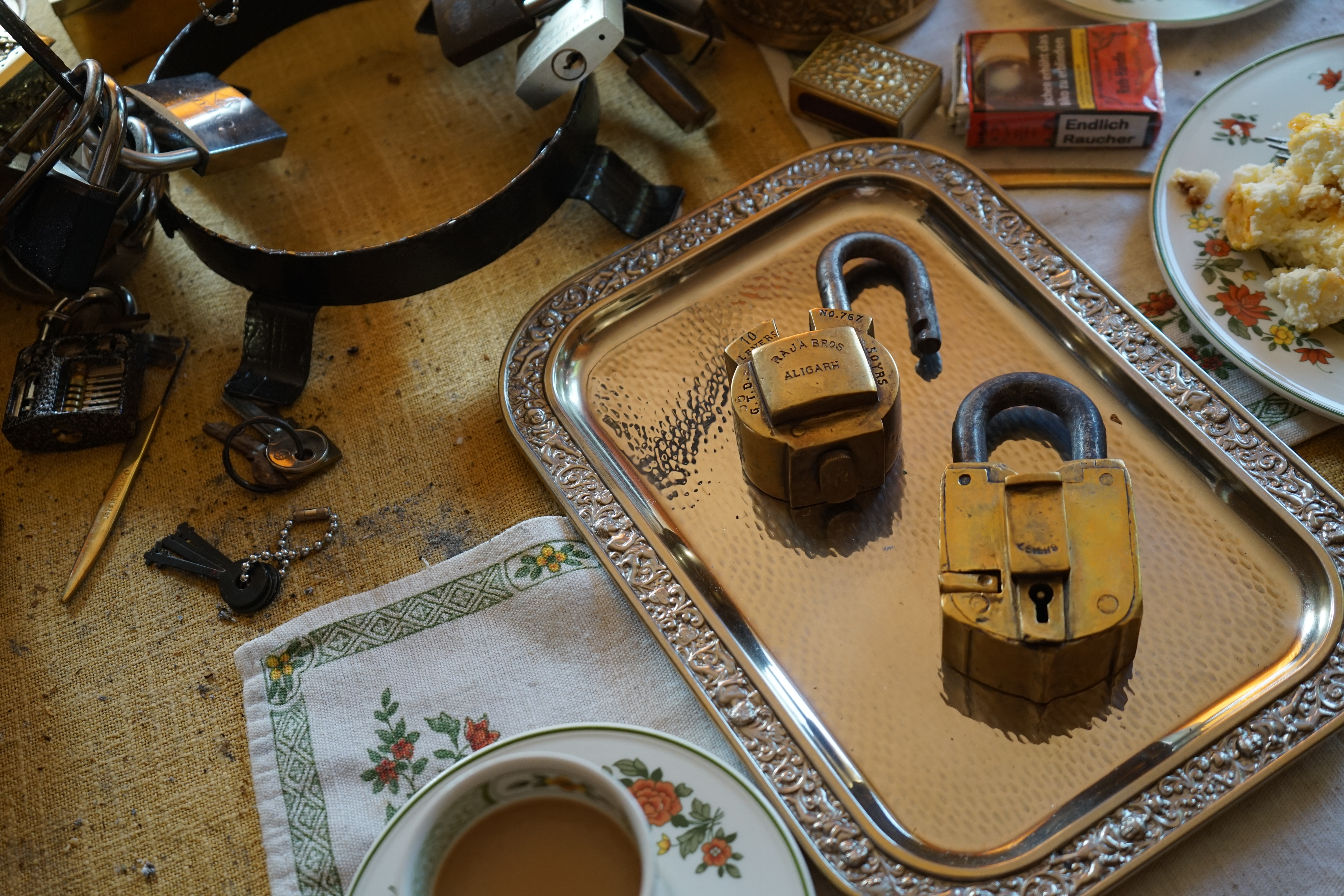 ♥ 𝔄𝔯𝔱𝔥𝔲𝔯 𝔅ü𝔥𝔩, 𝔄𝔯𝔱𝔥𝔲𝔯𝔪𝔢𝔦𝔰𝔱𝔢𝔯® Bühl, besser bekannt als Arthurmeister, Made in Germany, Jahrgang 1961, geboren in Stuttgart, aufgewachsen in Asperg und in der Villa Heinrich Franck Söhne, am Bahnhof in Ludwigsburg, jetzt wohnhaft in 22335 Hamburg - Fuhlsbüttel, sagt zu Arkadasch: Nein ! Bühler Zwetschgen schmecken besser als dein Erik oder plum ! Zwetschgendatschi heißt das Zauberwort ! ♥ und Zwetschgenwater, not Raki. 𝗩𝗲𝗿𝘇𝘄𝗲𝘁𝘀𝗰𝗵𝗴𝗲𝘁 𝗺𝗶𝘁: 𝔄𝔯𝔱𝔥𝔲𝔯 𝔅ü𝔥𝔩, 𝗔𝗿𝘁𝗵𝘂𝗿𝗺𝗲𝗶𝘀𝘁𝗲𝗿, 𝗥𝗮𝘂𝗰𝗵𝗲𝗿, 𝗥𝗼𝘁𝗵 - 𝗛ä𝗻𝗱𝗹𝗲, 𝗦𝘁𝗮𝗱𝘁 𝗟𝗮𝗵𝗿 - 𝗕ü𝗵𝗹, 𝗦𝗰𝗵𝘄𝗮𝗿𝘇𝘄𝗮𝗹𝗱, 𝗕𝗹𝗮𝗰𝗸𝗳𝗼𝗿𝗲𝘀𝘁, 𝗥𝗼𝘁𝗸ä𝗽𝗽𝗰𝗵𝗲𝗻 𝘆𝗼𝘂 𝗸𝗻𝗼𝘄 𝗠𝗿. 𝗦𝗺𝗶𝘁𝘇, 𝗦𝗼𝗿𝘁𝗲 𝗦𝗰𝗵𝘄ä𝗯𝗶𝘀𝗰𝗵𝗲𝗿𝗵𝗲𝗻𝗴𝘀𝘁.𝗱𝗲 𝗶𝘀 𝗴𝗿𝗼ß𝗳𝗿𝘂𝗰𝗵𝘁𝗶𝗴 𝘂𝗻𝗱 𝘀ü𝘀𝘀. ♥ 𝗡𝗼, 𝗼𝗻𝗹𝘆 𝘄𝗼𝗺𝗮𝗻 𝗵𝗮𝘀 𝗣𝗳𝗹𝗮𝘂𝗺𝗲𝗻 ♥ 𝗞𝗹𝗲𝗶𝗻𝘁𝗶𝗲𝗿𝘇ü𝗰𝗵𝘁𝗲𝗿𝘃𝗲𝗿𝗲𝗶𝗻. 𝗗𝗶𝗲 𝗘 - 𝗠𝗮𝗶𝗹 𝗹𝗮𝘂𝘁𝗲𝘁: 𝗔𝗿𝘁𝗵𝘂𝗿𝗺𝗲𝗶𝘀𝘁𝗲𝗿@𝗔𝗿𝘁𝗵𝘂𝗿𝗺𝗲𝗶𝘀𝘁𝗲𝗿.𝗱𝗲 𝗗𝗶𝗲 𝗘 - 𝗠𝗮𝗶𝗹 𝗹𝗮𝘂𝘁𝗲𝘁: 𝗔𝗿𝘁𝗵𝘂𝗿𝗔𝗻𝗱𝗿𝗲𝗮𝘀𝗕𝘂𝗲𝗵𝗹@𝗔𝗿𝘁𝗵𝘂𝗿𝗔𝗻𝗱𝗿𝗲𝗮𝘀𝗕𝘂𝗲𝗵𝗹.𝗱𝗲 KI-Worldwide Verschlagwortet mit Bühl Art, Bühl er Zwetschge, Zwetschgenhengst, Pflaume, plum, Erikli, prugna torta, Datschi, süss. ♥ Zwetschgen Heini