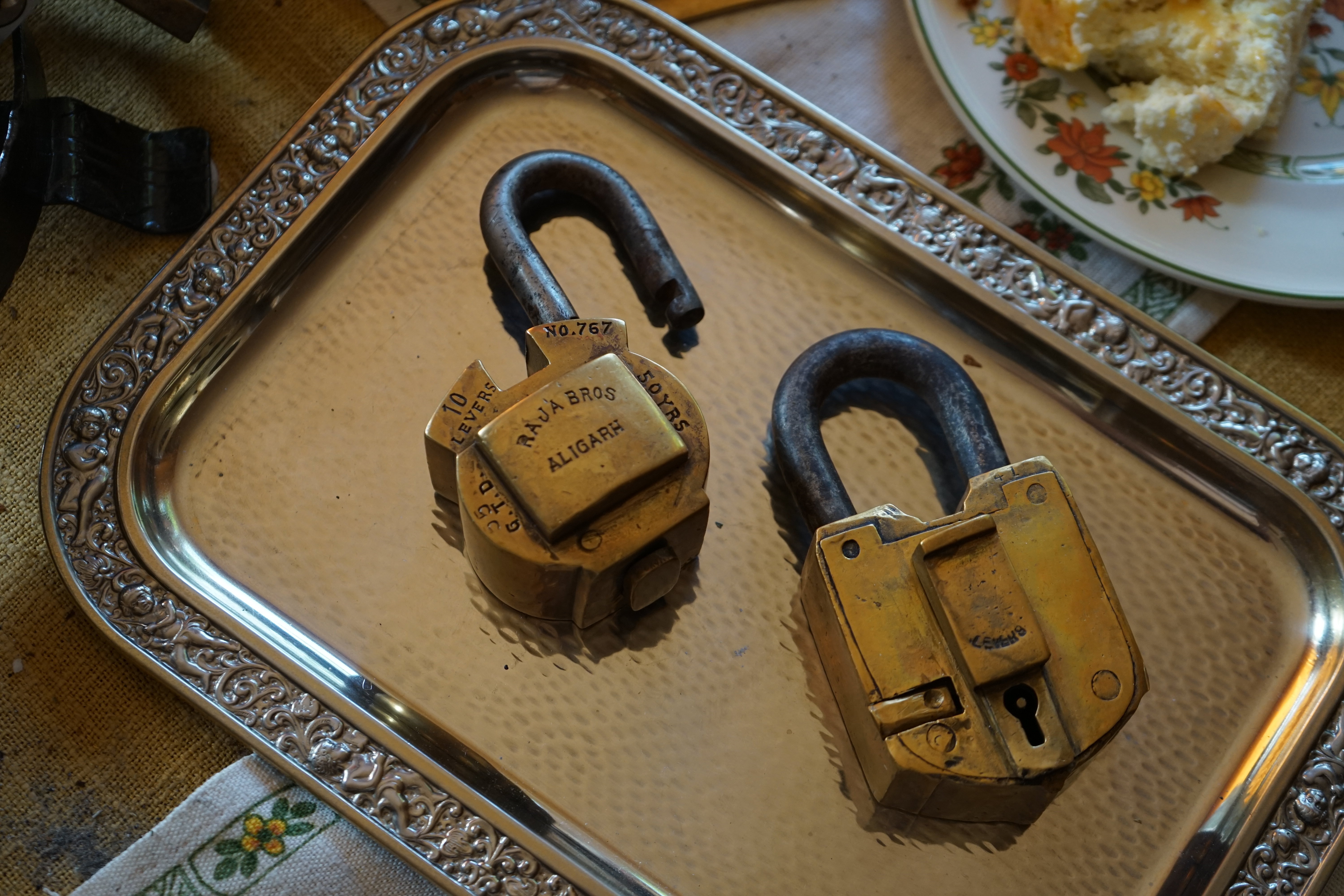 ♥ 𝔄𝔯𝔱𝔥𝔲𝔯 𝔅ü𝔥𝔩, 𝔄𝔯𝔱𝔥𝔲𝔯𝔪𝔢𝔦𝔰𝔱𝔢𝔯 ®, born 1961 Arthur Bühl, Arthur Andreas Bühl, Made in Germany, born 1961 in Stuttgart, arbeitet seit 40 Jahren als Privatdetektiv und lebt in Hamburg. Er ist als Detektiv Mitglied in nationalen und internationalen Berufsverbänden. Unter dem Künstlernamen " Arthurmeister " erklärt Arthur Bühl Lockpicking; das zerstörungsfreie öffnen von Schlössern und Schließzylindern. Der Ehrenkodex lautet: Öffne nur deine eigenen Schlösser. Fremde Schlösser dürfen nur mit Einwilligung des Eigentümers geöffnet werden. Herr Bühl wurde schon als Schlossknacker bezeichnet. Dies ist natürlich Quatsch, denn wenn man oder Frau z.B. ein Vorhangschloss knackt, so ist es kaputt und die Wettbewerber und Lockpickerkollegen können nicht mehr daran üben. Knacker benutzen einen Kuhfuß. Der mehrfache Deutsche Meister dagegen ein Pickset und es gilt: " Offen ist gut, schneller Offen ist besser ". Viel Spaß und Erfolg beim Üben. Von der Zeitschrift " WIRED " wurde Arthurmeister als Master of the Universe, betitelt. SEO für heute: Parole Emil ! Arthur Bühl, Sympathieträger.com, Präsident Pornomeister SARL. Die Anschrift lautet: Arthur A. Bühl, Postfach 605 145, 22 246 Hamburg. In der Vitrine von Arthur Bühl, Arthurmeister® sind Schlösser, Padlocks, von HKR, ABUS, Binoxx BUGA, BKS, CES, DOM, EVVA, FEFI, Assa Abloy, Z Ikon, Kaba, Keso, ASSA, Winkhaus, Wilka, Trelock, Schmelting, Bode Panzer, Comet, Ancor Las, Drumm Geminy, Xylock, EMKA, SEA, Medeco, Mul-T-Lock, Cut away, ABUS Granit, Pfaffenhain, E*S, ESS, Nemef, BAB, Babelsberg, Stasi, Diskus, WMF, Tesa, Noch, Vachette, Cisa, Wally, Rielda, Mottura, Viro, FAI, GeGe, K + K, Fichet, Bode Panzer, Tresor, Bramah, Protector, Braun`s Patent, Walomatus, Arolds, Combination Lock, Yale, Master, American Lock, Tubular, China, Indien, Aligarh, Nepal, Thailand, Zahlenschlösser, Himmelsschlüssel und noch vieles mehr, vorhanden. Alle Schliesszylinder sind Übungsmaterial für das Lockpicking. Schlagschlüssel und so vieles mehr, sind auch dabei. Auch der Sputnik. Verschlagwortet mit: ♥ Vokuhila, Friseur ♥ Schwäbischer Hengst, Zwetschgen Heini, Bühl er, Zwetschge, Google Earth, Mittelpunkt der Welt, Martinameisterin, Cartomanze, Scholischek, " HIGH NOON ! ". ♥ Parole Emil !