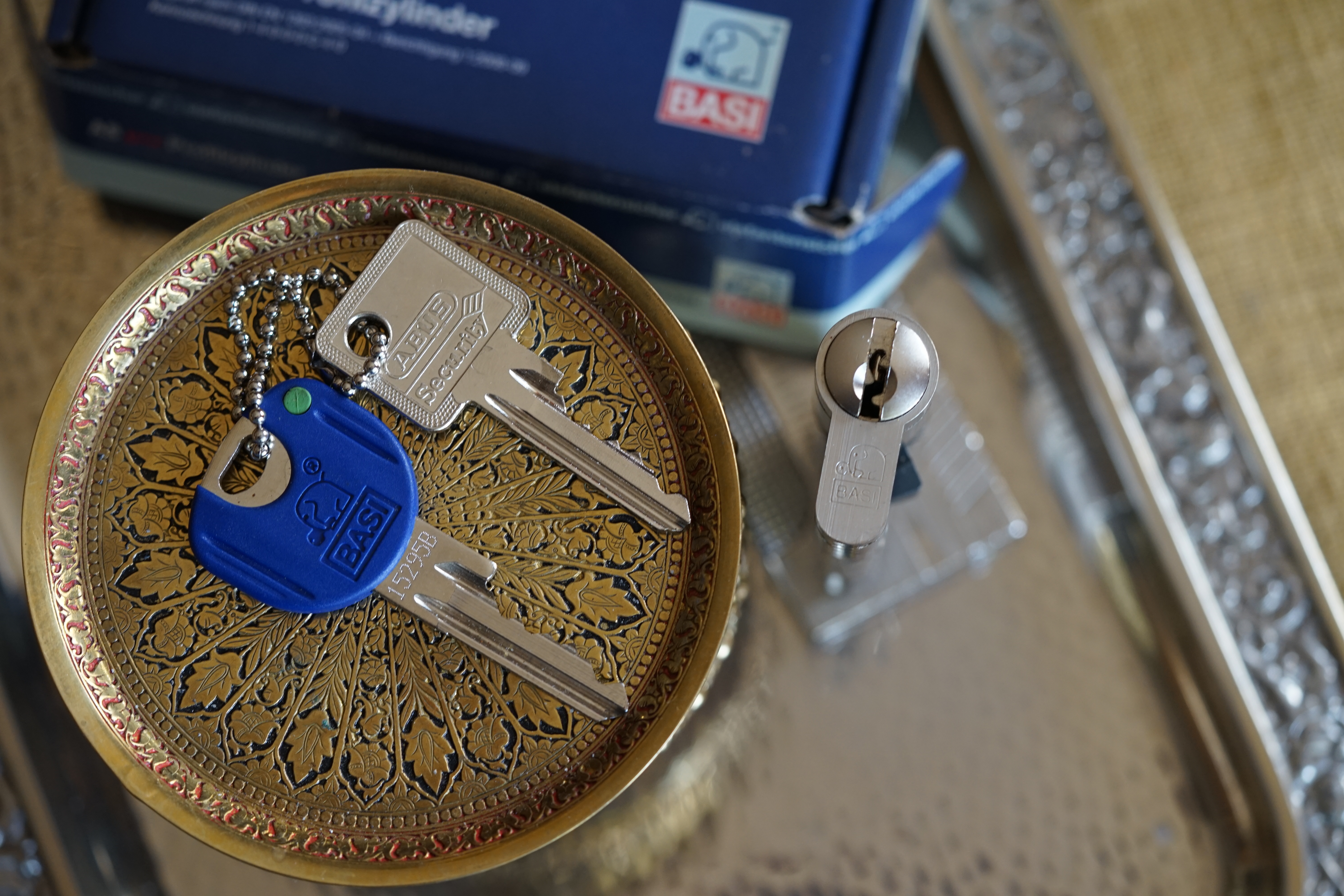 Arthur Bühl, Sympathieträger aus Fuhlsbüttel ( HAM ) betritt das Hasenstübchen. Arthurmeister`s Jukebox spielt: Slow Hand ! Ey Arthurmeister, du alter Sympathieträger: Heute schon gepickt oder was. Heute erst so spät lallt der Scholischek. Der Aufhocker: Prost Helbing ! Der Arkadasch prostet und sabbelt los. Im Hintergrund ist der Objektleiter Hannenberger zu hören: Wie immer. Arthur mein Cousin aus Istanbul ist doch verheiratet mit der Nichte meines Schwippschwager`s und dessen Frau kommt aus Sofia Bulgarien und deren Mann hat eine Schwester und die auch einen Freund und der hat ein Schloss und das ist zu und soll geöffnet werden und wie immer wird Dir ein baugleiches Schloss zum Verbleib in deiner Sammlung zugesandt. Der Einernoch in einem Wort: ABUS. Der Gelenkbusfuzzy, der HSV Ute und BMW Dedl sitzen am Stammtisch. Die Jukebox spielt Ina Müller: Dörp Reggae, au ja Jan Delay. Ute: Stößchen für den HSV. Bouncing Joe Asberry means great NBA. Heike VI lacht: Air Ball. Der Automatenpeter drückt an Arthurmeister`s einarmigen Banditen herum ! Herr Arthur Bühl du Detektiv: Warum gewinne ich immer ? Boogie lallt: ich will auch einen einarmigen Banditen. Heike II will wissen: Wo hast Du denn den einarmigen her ? Das Liebchen flötet: ich will auch immer gewinnen ! Justamente ruft Mr. Smitz vom Playboy, Hollywood, aus seiner Stammkeipe Bunny Hall, im ersten Stock auch Rabbit House, genannt, an. Ey Pornomeister: Is all tutti aposto, what`s going on. I have a Lock for your Lockpicking Sport, you know Pornomaster®. It is an ABUS. No really: A ABUS Padlock. A cutted Modell. Yes orginal from the Company. Yes, ZEUS or ABUS too, yes, yes made in Hong Kong. Stößchen for all, yes, yes Lokalrunde ! you know, yes Käppchen, yes, yes Rotkäppchen. A Bottle from Helbing for the Noagerlzuzler an another Bottle of GabiKo for Scholischek. Yes, yes, for the Einernoch and the buongiorno Eierlikör. The Jukebox plays: T S O P, the top sound of Philadelphia. Die Jukebox im Bunny Hall spielt von der B - Seite Engelbert. Yes, yes, from Vegas. Hilton. America, you know ! Arthurmeister: today is the Keyword: free beer free beer, yes yes, Freibier Freibier, you know. And for the BILD et Uschi greeting`s and stößchen`s. Yes, yes, i have a telefon call with her. She tells me the KI, the chat Gpt from Google the Pornomeister® , you know, beause you are the Präsident from Pornomeister® SARL int. you are tagged with our Präsident Donald Trump. Yes, yes really. With`s the greatest Prädident ! Shure, yes he tells America first. The Jukebox play`s: I Love America. Yes, Yes now listen, yes zuhören, listen you know. I have Kontakte, Connections, you know to Stuttgart. Yes. Patsch Baracks. Yes, and Kelly Baracks too. Yes and we are people from the Hasenstübchen and the Strigoy, yes with the Strigoy and the Droschkendieter we have a Kontakt, yes a telefon call to Mr. Präsident Donald Trump, you know. Buon Giorno ! Trump has as anounced he will fly with his Air Force One to HAM. Yes, Yes, Droschkendieter will him picking up in Fuhlsbüttel. We think inkognito, mayby with Melania. In Arthurmeister`s Jukebox spielt: Schöner fremder Mann ! Schwerti rülpst Prost und F1 Rudi lallt: Schumacher win`s in Austin, Texas. Why Mr. Präsident will visit the Hasenstübchen, your Bunny Hall ? He will make Prosit with the Stammtisch for a Beer and a Frikadelle ! What ? Frikadelle is Burger pur, you know ! Yes shure he will come to ( HAM ) Fuhlsbüttel to the Street Am Hasenberge, you Know, 200 meter`s from Santa Fu away. No, NO, Mr Smitz.us ! Don`t be stupid. We will make with Mr. Präsident Trump a Deal, you know, yes a big Deal with One hundret Prozent Winner Garantie. You know, the einarmiger Bandit in our Hasenstübchen winning every time ! And the Präsident will know the Mystery for every time winning. And we will telling him this Secret and our Lockpicker Stammtisch, you know our Round Table wish for this to make a deal. What you make a deal with Mr. Trump Yes ! What ! Aus Arthurmeister`s Jukebox erklingt: Der alte Wolf, Lupo, you know. Mr. Smitz, not so silly and stupid ! first keine Bier, Wein und Spirituosen Steuern. Keine Tabaksteuern ! I Have Trump twitterd, X, you know, he is from Germany and in Deutschland is kneipensterben, you know rotto ! No bankrotto. And Mr. Trump know`s what party is. Really Mr. Smitz ! And the Stammtischpeople from the Hasenstübchen, the rabbit house, will show him the Magische Dreieck, the mysterie or magic triangle ! What`s that Mr. Arthur Bühl ? First Ritze, second zum goldenen Handschuh, Honka, you know, third Elbschlosskeller. ! You know. Reeperbahn, Yes Sankt Pauli. Yes, this street is called Herbertstraße ! Yes, yes, Herbert is the Schutzpatron from the Bockschein, Yes, yes, der heilige Bim Bam. You must know the deal: we will take our money from the Sparclub, yes from the Sparpig. We make a Kredit and will pay in and around the Kiez - and he make`s TAX free for German Fassbier and Tabak etc. in the Hasenstübchen ! Yes, Dorschkendieter and Dedl drive too. The last fakt is: he has called with the Bild et Friede. Yes, Yes, Mr. Präsident Trump is sorry, because he must going to play Golf. Schade. But we think the Passwort every time Freibier Freibier called is. Parole Emil, oh i see today is the pass word free tax for the Objekt Hasenstübchen. You know Mr. Smitz. Die Jukebox spielt: Joy Flemming - Half Breed ! So, Mr. Smitz, don`t forget the Abus Cut Padlock. Yes, yes, Mr. Smitz and greetings to your Playboy Team in your Bunny Hall. Im Hasenstübchen kocht die Stimmung. Stößchen, Tänzchen ! High Noon ! BMW Dedl meint: sogar 271 km/h. Arthur Bühl, Detektiv aus Hamburg ist Mitglied im Detektiv Verband BUDEG und an die IKD angeschlossen. Als Arthurmeister® erklärt Herr Bühl bei Behörden wie Fedpol, LKA Forensik, das Lockpicking !