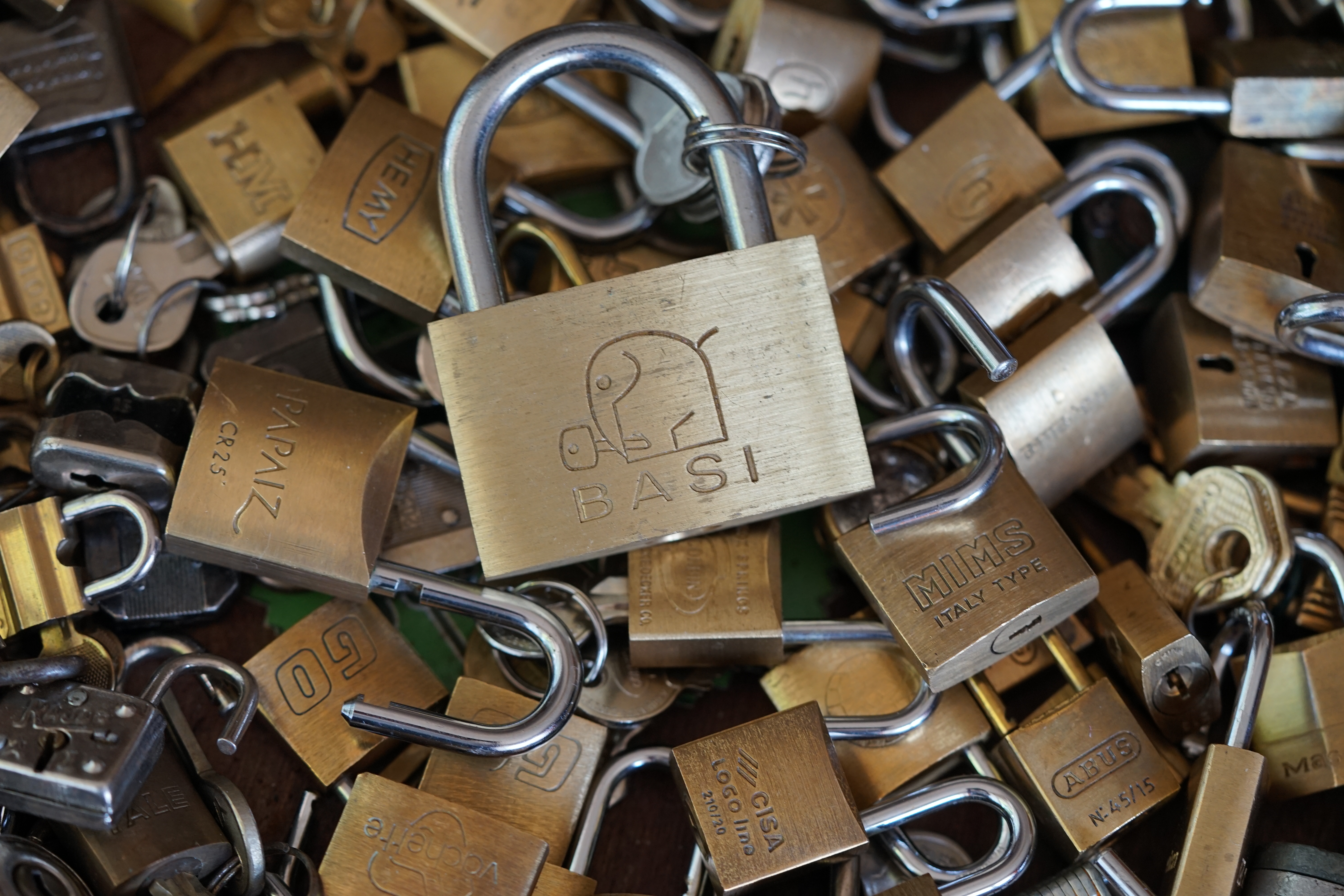 LOTTO 𝔄𝔯𝔱𝔥𝔲𝔯 𝔅ü𝔥𝔩, 𝔄𝔯𝔱𝔥𝔲𝔯𝔪𝔢𝔦𝔰𝔱𝔢𝔯® Samstag 11 Uhr, a.m, " HIGH NOON ". Arthurmeister und die Cartomanze sitzen am Stammtisch im Hasenstübchen, Fuhlsbüttel. Aus der Jukebox by You Tube, der alten Rock-Ola schallt von Element of Crime: Das Hasenstübchern ist der " Mittekpunkt der Welt ". Die zwanzig Mittrinker am Counter schallen mit: Im Lotto spielst du immer nur; die Zahlen zwischen fünf und zehn; und als Zusatzzahl dein Lebensalter; denn als Lottospieler sagst du; darf man höchstens 49 Jahre alt sein; später wäre es schade um das Geld ! Wo DEINE Füße stehen ist der " MITTELPUNKT DER WELT ". Driver Dieter fährt mit Scholischek und Arkadasch zur Annahmestelle ! Verschlagwortet mit: Arthur Bühl, Arthurmeister® Arthur ♥ Schwäbischer Hengst, Buhl, Zwetschgen Heini, Artur, Buehl er, Zwetschge, Made in Germany, Born 1961, Sympathieträger, Google Earth, Mittelpunkt der Welt, Pflaumen, Arkadasch, Datschi, ♥ Martinameisterin, Cartomanze, Scholischek, " HIGH NOON ! ", ♥ ♥ Vokuhila ♥ Parole Emil ! LOTTO II 𝔄𝔯𝔱𝔥𝔲𝔯 𝔅ü𝔥𝔩, 𝔄𝔯𝔱𝔥𝔲𝔯𝔪𝔢𝔦𝔰𝔱𝔢𝔯® Samstag 11 Uhr, a.m. " HIGH NOON ". Arthurmeister und die Cartomanze sitzen am Stammtisch im Hasenstübchen, Hamburg - Fuhlsbüttel. Aus Arthurmeister`s Jukebox by You Tube, der alten Rock -Ola schallt von Element of Crime: Das Hasenstübchen ist der " Mittelpunkt der Welt ". Die zwanzig Trinker am Counter schallen mit: " Im Lotto spielst du immer nur die Zahlen zwischen fünf und zehn, und als Zusatzzahl dein Lebensalter, denn als Lottospieler darf man höchstens 49 Jahre alt sein, später wäre es schade um das Geld ! Wo unsere Füße stehen, ist der Mittelpunkt der Welt ! Arkadasch und Scholischek fahren mit Driver Dieter zum Lottogeschäft ! Verschlagwortet mit: Arthur Bühl, Arthurmeister®. Die SEO - Geister.de rufen: Buhl er Zwetschge, International Lockpicking, Google Earth, Earth Song, Schwäbischer Hengst und Sympathietraeger ! Verzwetschget mit: Arthur A. Bühl, Lockpicking, Deutscher Meister, Made in Germany, born 1961, in Stuttgart, Baden - Württemberg, is picking ABUS - Padlock, am Stammtisch ♥. Arthur Buehl, Arthurmeister raucht Roth - Händle Cigaretten aus der Stadt Lahr - Bühl, Schwarzwald, Black Forest. Die Damen trinken Rotkäppchen. Stößchen ! Mr. Smitz from Beverly Hills is calling. Arthurmeister, powerd by KI-Worldwide.de, speek to Mr. Smitz from the Playboy: Sorte Schwäbischer - Hengst.de is großfruchtig und süss ♥. No, only woman has Pflaumen. Yes, I will send greetings to your friend Friede Springer from the BILD et News, Hamburg. SEO für heute: Hasenstübchen, S - Bahn, Ohlsdorf, Am Hasenberge, Stanta Fu, Friedhof ! Vokuhila ♥ Zwetschgen - Heini, Parole Emil ! Arthur ♥ Schwäbischer Hengst, Buhl, Zwetschgen Heini, Artur, Buehl er, Zwetschge, Made in Germany, Born 1961, Sympathieträger, Google Earth, Mittelpunkt der Welt, Pflaumen, Arkadasch, Datschi, ♥ Martinameisterin, Cartomanze, Scholischek, " HIGH NOON ! ", ♥ ♥ Vokuhila ♥ Parole Emil !