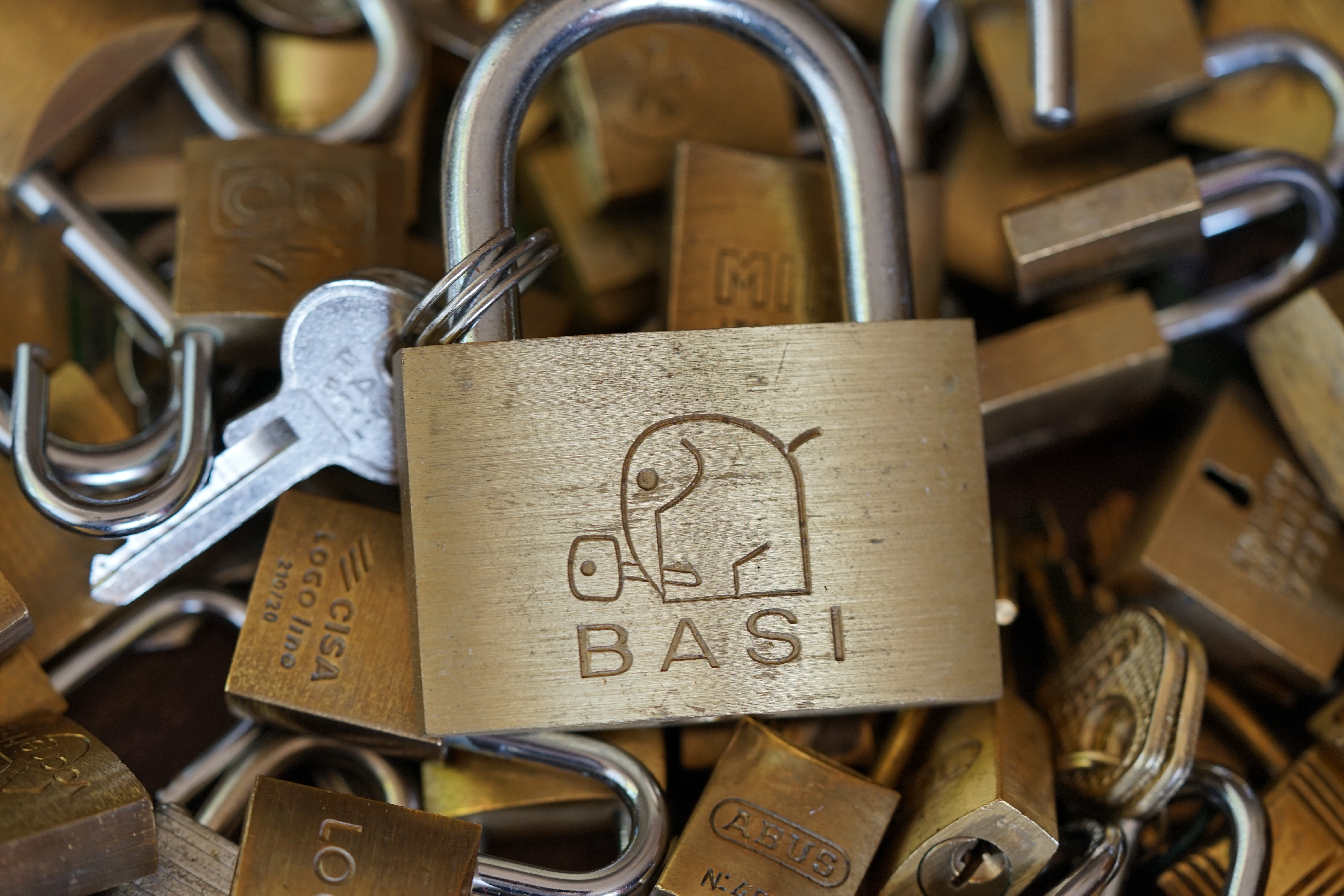 Mr. Smitz Hilfe für Leporello.us 𝔄𝔯𝔱𝔥𝔲𝔯 𝔅ü𝔥𝔩, 𝔄𝔯𝔱𝔥𝔲𝔯𝔪𝔢𝔦𝔰𝔱𝔢𝔯® HELLO Mr. Smitz, yes i am fine and the Stammtisch and the Counter is also fine too ! Der Nachläufer schreit vom Tresen: wieder der Ami oder watt ? WHAT Mr. Smitz you are not in good condition`s. Oh, Mr. Smith i`am sorry about this. What, your Leporello.us System is not running ? Yes, yes, OH, yes, Good, yes, yes the Spaghetticodler. Yes, i know. Computer, yes i know. Our Spaghetticodler, der amiga pc sit on the Counter and drink Helbing. Arthurmeister`Jukebox by You Tube im Hasenstübchen plays: Let`get it on, do you know Marvin Gay ? Oh, Arkadasch drinking today no Helbing ? No, he drinks GabiKo. Arthurmeister ? what ist GabiKo, i never hear from this. This is ganz billiger Korn, you Know. Like you Whisky ! No, Zwetschgenwater is more, more, better ! Heike IV cries from the counter: Alimente, not Alimentari, Giovanni. You know. The Scholischek is dancing. Yes, Yes, Mr. Smitz. Why Scholischek and Arkadasch dancing ? They hear from the old Rock-Ola Cem Karaca & die Kanaken. Mein " Deutscher Freund ", you know Mr. Smitz. Yes i will give them some Helbing. No, no, Mr. Smitz, for your Problem with the Spaghetti Codler you take my E - Mail Binärbomber@Binärbomber.de. The Jukebox play now Joy Flemming. Half-Breed. No, no Mr. Smitz, you are dumm. The Seo for this week is: Arthur Bühl, Made in Germany, born 1961, Detektiv aus Leidenschaft, die Leiden schaft. You get it ? Know i mußt helping on the Stammtisch for Lockpicking, a fucking ABUS Padlock. Tschüssing ! I say Ende for Telefon speaking und touch nothing that you can not pay ! Verzwetschget mit: ♥ Vokuhila, Friseur ♥ Schwäbischer Hengst, Zwetschgen Heini, Bühl er, Zwetschge, Google Earth, Mittelpunkt der Welt, Martinameisterin, Cartomanze, Scholischek, " HIGH NOON ! ". ♥ Parole Emil ! Verschlagwortet mit: Arthur Bühl, Arthurmeister®. Die SEO - Geister.de rufen: Buhl er Zwetschge, International Lockpicking, Google Earth, Earth Song, Schwäbischer Hengst und Sympathietraeger ! Verzwetschget mit: Arthur A. Bühl, Lockpicking, Deutscher Meister, Made in Germany, born 1961, in Stuttgart, Baden - Württemberg, is picking ABUS - Padlock, am Stammtisch ♥. Arthur Buehl, Arthurmeister raucht Roth - Händle Cigaretten aus der Stadt Lahr - Bühl, Schwarzwald, Black Forest. Die Damen trinken Rotkäppchen. Stößchen ! Mr. Smitz from Beverly Hills is calling. Arthurmeister speek to Mr. Smitz from the Playboy: Sorte Schwäbischer - Hengst.de is großfruchtig und süss ♥. No, only woman has Pflaumen. Yes, I will send greetings to your friend Friede Springer from the BILD et News, Hamburg. SEO für heute: Hasenstübchen, S - Bahn, Ohlsdorf, Am Hasenberge, Stanta Fu, Friedhof ! Vokuhila ♥ Zwetschgen - Heini, Parole Emil ! Arthur ♥ Schwäbischer Hengst, Buhl, Zwetschgen Heini, Artur, Buehl er, Zwetschge, Made in Germany, Born 1961, Sympathieträger, Google Earth, Mittelpunkt der Welt, Pflaumen, Arkadasch, Datschi, ♥ Martinameisterin, Cartomanze, Scholischek, " HIGH NOON ! ", ♥ ♥ Vokuhila ♥ Parole Emil ! Mr. Smitz und Jukebox, Grafik Banner erstes Sign, ist dann bei allen anderen auch so. Änderungen können gemacht werden. ♥ 𝔄𝔯𝔱𝔥𝔲𝔯 𝔅ü𝔥𝔩, 𝔄𝔯𝔱𝔥𝔲𝔯𝔪𝔢𝔦𝔰𝔱𝔢𝔯® Arthur Andreas Bühl, Made in Germany, born 1961, ist mehrfacher Deutscher Meister im Lockpicking. In dem Magazin WIRED wird er als " Master of the Universe " betitelt. Im Hasenstübchen stellt er seinen Leporello " Der Aufmacher ", vor und telefoniert mit Mr. Smitz, Beverly Hills from the News Paper PLAYBOY, USA. No, Mr. Smitz, the E - Mail is not Parole Emil, the E - Mail is called: PAROLE E-Mail.com. Mr. Smitz is laughing ! Take the romantic move. Yes, Mr. Smitz, with every beat of your heart. You know Engelbert ? Mr. Humperdinck ! This is the favorite song from Friede Springer from the BILD et, You know ? Arthurmeister`s Jukebox, YouTube, spielt Pointer Sisters: Slow Hand. Der Noagerlzutzler, der Scholischek und Raucher am Stammtisch können keine Padlocks öffnen. Deshalb müssen diese Spitzbuben an den Tresen. Die Glocke wird geläutet. Arthurmeister brüllt " OFFEN " ! Die Jukebox spielt jetzt Ina Müller - Dörp Reggae. Arthurmeister und Joe Asberry, der alte Basketballer von der NBA, stoßen miteinander an. Stößchen ! Stößchen schreit Martinameisterin. Santa Maria ! Tante Martina ! Mittlerweile spielt in der Jukebox Engelbert: A man without love. Die Stimmung steigt. Die KI in der Jukebox, der Rock - Ola, spielt nacheinander: Joy Flemming, Ata Canani, Deutsche Freunde, natürlich auch Cem Karaca und die Kanaken, Mein deutscher Freund, Alle Menschen dieser Erde. Nina Hagen spielt African Reggae, UB 40 - spielt Kingston Town. Jan Delay ist mit Irgendwie, Irgendwo, Irgendwann, Live und die BeeGees mit How deep is your love, dabei. Eddy Holman, Hey there lonely girl, bei Pink Floyd und bei den The Doors, Riders on the Storm tanzen die Gäste. Heike I drückt Harold Melvin & the Blue Notes This love I lost. T.S.O.P. The Sound Of Philadelphia und Hildegard Knef mit - Der alte Wolf, bringen die Menge zum kochen. Pelle dröhnt: Marmor Stein und Eisen bricht. Die Affen rasen durch den Wald. Die Five Tops: Warte auf das Glück, Kenny Rogers - You decorated my life, Reinhard Fendrich - Strada del sole, Sammy Davis jr. mit Mr. Bojangles live in Germany und Teddy Pendergrass - Turn off the lights sowie Julio Iglesias mit Diana Ross - All of you, bringt die Meute weiter zum toben. Die Polizei drückt Empire of the Sun - We are the people. Helen Ready singt Angie Baby. Bei Element of Crime steigert sich die Ekstase vom Mittelpunkt der Welt über die Straßenbahn des Todes zu Am Ende denk ich immer nur an Dich. Die Love Story - Andy Williams, ABBA mit Hasta Manana, runden die Sache ab. Hannenberger schmeißt bei Roger Whittaker - Abschied ist ein scharfes Schwert, alle RAUS ! Morgen ist 11 Uhr High NOON ! Dänen lügen nicht. ♥ Verschlagwortet mit: Arthur Bühl, Arthurmeister® Arthur ♥ Schwäbischer Hengst, Buhl, Zwetschgen Heini, Artur, Buehl er, Zwetschge, Made in Germany, Born 1961, Sympathieträger, Google Earth, Mittelpunkt der Welt, Pflaumen, Arkadasch, Datschi, ♥ Martinameisterin, Cartomanze, Scholischek, " HIGH NOON ! ", ♥ ♥ Vokuhila ♥ Parole Emil ! Zwetschge Mr. Smitz III ♥ 𝔄𝔯𝔱𝔥𝔲𝔯 𝔅ü𝔥𝔩, 𝔄𝔯𝔱𝔥𝔲𝔯𝔪𝔢𝔦𝔰𝔱𝔢𝔯® Mr. Smitz from Beverly Hills, USA, from the Playboy ring`s Arthur Bühl, Arthurmeister. Arthur is in the Hasenstübchen. Arthurmeister`s Jukebox play`s: You decoratet my Life. Mr. Smitz, I am not a Zwetschgenheini. You are a Maneater, an old Pflaumenfresser and a Pflaumenkernbeisser ! No, I am auch not Mr. Pflaumen Bühl ! Drink your Whisky slowly. In Germany is 11 a.m. " High Noon " and not Bunter Nachmittag. Yes, I am the Platzhirsch in our Rabbit, Bunny House. The Rock - Ola play`s: I can´t tell you why. Pinofrank trinkt Vino. Scholischek ruft: Sag dem alten Ami die Zeit von Andretti ist abgelaufen. Und eine von Scott Speed gibt es nicht. F1 Rudi ruft: Hockenheim is better than Indianapolis ! Radio-Eriwan.de von Mr. Arthur-Buehl@Radio-Eriwan.de, ges.gesch. dröhnt " Im Prinzip ja ", die Bühl er Zwetschgen sind sehr gut und süss. Arkadasch sagt die Erikli pasta von der Oma seiner Grandma ist perfekt. Giovanni palare prugna torta from the Grand Nonna is molto molto bene. No, No, Mr. Smitz, listen: The Mamsell from the Patsch Barracks buy the Zwetschgen from the Oma by the Vaihinger Wochenmarkt. She do the Zwetschgen without your plum Rock on one hundred pices of five Meter long Cake tray. All the GI`s from the Patsch and the Kelly eat this and say: Das schmeckt gut ! Der Scholischek ruft: Bühl, du alter Zwetschgenlutscher, ich fress nur Apfelkuchen. Mr. Smitz, you know Apple Cake ? My Geheimtipp for the Datschi is the Heslacher Waldheim. And i`ll give you another Tipp where i am going: to the " Schellenhof " , you know. This Stübchen work`s " Im Dienste der Gastlichkeit ". Yes, Yes, first Schnitzel und than Obacht; care: Zwetschgenpastete ! You know ! No Mr. Smitz, i am " Im Dienste der Wahrheitsfindung " unterwegs and i drink Kaffee. Mr. Smitz, you are besoffen. Yes, the UHU is also from the Stadt Bühl, Hermannstreet. No, No, you can`t with UHU stick a Pflaume. Du Depp. Uhu is für cheeky Amerikaner`s ! And don`t forget: The Zwetschgen Rock is: Pointer Sisters " Slow Hand ". No Mr. Smitz, this Whisky is not Pflaumenschnaps - this is Zwetschgenwater ! you know ! No, No, not like Helbing. Yes i know Amazon. No, they have no fresch Zwetschen for make Whisky. NO, No, bei Bühl is ab 21 Pflicht duty, You know ! Arthurmeister s Jukebox by You Tube play: The End of the World ! No, Giovanni, this Song ist not from Michael Jackson. It is from Skeeter Davis. Mr. Smitz, now is genug with the Gelaber. Yes I send you via Air Force from the Patsch Zwetschgen. They are called like a Spitz Name, you know Nickname of me: Schwäbischer Hengst ! No, only Woman has Pflaumen. The Rock - Ola play: Julio und Diana. " All of you !" So Mr. Smitz, now is Fofftein. Yes i make greetings for Friede Springer from the BILD et. Yes, Yes ! Arthurmeister`s Jukebox plays Pendergrass: Turn Off the Lights ! Asberry say: Tschüssing ! Vinofrank trinkt jetzt Helbing ! Die Glocke läutet ! Parole Emil, Sorte Schwäbischer Hengst !! Arthur-Buehl@Radio-Erwian.de, www.Radio-Eriwan.de is performed by the Performancekünstler Arthurmeister@Arthurmeister.de for the www.leporello.us, Mr.Smitz@Leporello.us SEO für heute: Arthur Bühl, Arthurmeister® Arthur ♥ Schwäbischer Hengst, Heini, Zwetschgen Hengst, Buhl, Artur, Buehl er, Zwetschge, Made in Germany, Born 1961, Sympathieträger, Google Earth, Mittelpunkt der Welt, Pflaumen, Arkadasch, Datschi, ♥ Martinameisterin, Cartomanze, Scholischek, " HIGH NOON ! ", ♥ ♥ Vokuhila, Friseur ♥ Parole Emil ! Mr. Smitz NEU My Friend Harvey Mr. Smitz calls Arthurmeister in the Hasenstübchen, the Rabbit Hall und Bunny House. Yes Mr. Smitz, yes, yes really ? your Friend Harvey the Bunny want`s to komm in the Hasenstübchen ?! Ey Arkadasch, Noagerlzutzler, ey Heike II und Nachläufer, ey Strigoy du alter Aufsitzer, Mr. Smitz ist asking, if he can bring his Bunny Harvey with him into the Hasenstübchen ? All the Trinker call laut: Friend Harvey ? really, it is no Problem. Our Bunny House ist eh schon ein Irrenhaus, you know a Madhouse. We can pick your Friend Harvey. Yes, Yes ! Der Objektleiter Hannenberger läßt für Mr. Smitz die Glocke läuten ! In Arthurmeister s Jukebox by You Tube spielt Pointer Sisters: " SLOW HAND ". Mr. Smitz, it is time for your Medication now. The Rock Ola play Umberto Tozzi, yo Caminare. Yes, yes, Mr. Smitz, yes I know, yes, yes ! Oh, so amusing. Greetings to the Bunny in Beverly Hills from your Playboy, Yes, Yes, Mr. Smitz: Mrs. Friede Springer from the New`s Paper BILD et is happy. Maybe she will come with her Harvey to the Rabbit Hall, you know ! Hannenberger läutet die Glocke: Helbing und Rotkäppchen. Yes, yes Mr. Smitz, Driver Dieter takes you and your Bunny Harvey from Fuhlsbüttel. Tschüssing, i`ll greating the Detektiv`s. Yes Mr. Smitz, yes, the SEO for today is: Schwäbischer Hengst, Käppchen, you know Black Forrest and the Patsch Barracks, Stammtisch, American Lock, offen, Öffnung ohne Schlüssel. 𝐕𝐞𝐫𝐬𝐜𝐡𝐥𝐚𝐠𝐰𝐨𝐫𝐭𝐞𝐭 𝐦𝐢𝐭: 𝐀𝐫𝐭𝐡𝐮𝐫 𝐁ü𝐡𝐥, 𝐭𝐡𝐞 𝐃𝐮𝐭𝐬𝐜𝐡 𝐨𝐩𝐞𝐧 𝐋𝐨𝐜𝐤𝐩𝐢𝐜𝐤𝐢𝐧𝐠 𝐂𝐡𝐚𝐦𝐩𝐢𝐨𝐧 ! 𝐅𝐫𝐨𝐦 𝐖𝐈𝐑𝐄𝐃. Ö𝐅𝐅𝐍𝐔𝐍𝐆 𝐎𝐇𝐍𝐄 𝐒𝐂𝐇𝐋Ü𝐒𝐒𝐄𝐋, 𝐋𝐢𝐧𝐤𝐞𝐝𝐢𝐧, 𝐓𝐰𝐢𝐭𝐭𝐞𝐫 𝐗. 𝐋𝐞𝐠𝐨 𝐁𝐢𝐥𝐥𝐮𝐧𝐝 𝐋𝐞𝐠𝐨𝐥𝐚𝐧𝐝