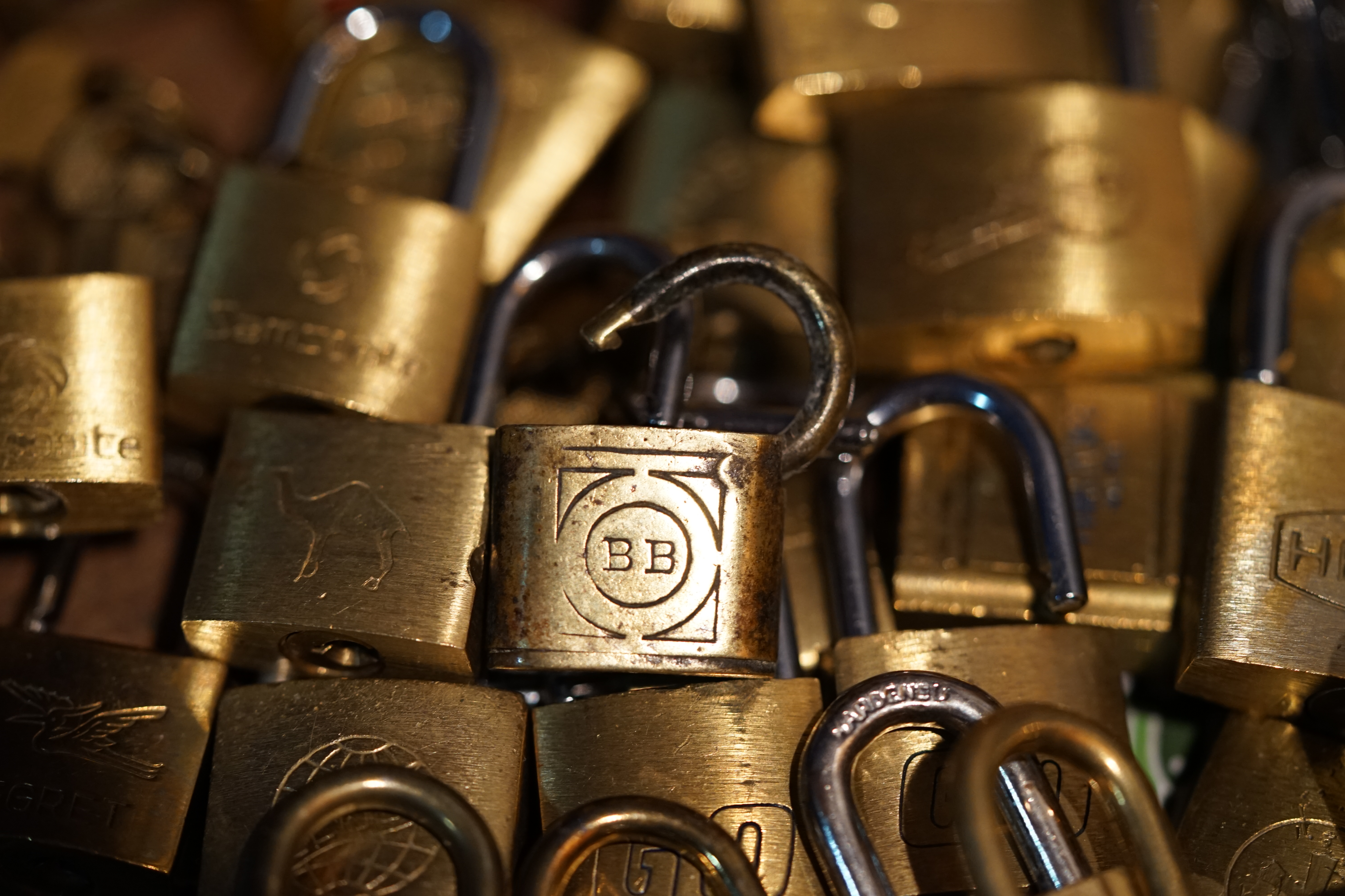 𝔄𝔯𝔱𝔥𝔲𝔯 𝔅ü𝔥𝔩, 𝔄𝔯𝔱𝔥𝔲𝔯𝔪𝔢𝔦𝔰𝔱𝔢𝔯 ® JOE ASBERRY Hey Joe " Asberry ", ruft F 1 Rudi vom Tresen, Prost und Stößchen ruft Heike III zum Stammtisch. Die Jukebox spielt in voller Lautstärke Mr. Bojangles. Arthurmeister, der Sympathieträger hat bay the way mit einem ABUS Padlock Joe`s Michael Air Jordan`s Basketball bag gesichert ! Auch der Michael Jordan mußte hier im Hasenstübchen das Basketball bouncing Verbot akzeptieren. Formel 1 Rudi schreit: Bouncing darf und kann hier nur ein Michael Schumacher. Die Cartomanze meint, ein Ralf Schumacher auch ! Prost Weizen, Stößchen, Käppchen, ASBERRY !!! Die Jukebox by Youtube spielt " Slow Hand ". Joe, du rascal belehre uns nicht schon wieder. Wir sind hier in der Rabbit Hall and smoking is good for your drunken head. Prosit, Cheer`s, Salute, Gin Gin, altüst, sante` und Viva ! Hoch die Tassen ! Am Tresen läutet die Glocke. Der Rotamint der blinkt. Drei Tage war der JOE krank, jetzt trinkt und raucht er wieder. Gott sei Dank ! Verschlagwortet mit: Arthur Bühl, Detektiv, the dutch open Lockpicking Champion ! From WIRED. ÖFFNUNG OHNE SCHLÜSSEL, Linkedin Joe Asberry, NBA, Twitter X. Basket Ball Bouncing Verbot, Arthurmeister, Raucher, Roth - Händle, Stadt Lahr - Bühl, Schwarzwald, Black Forest, Rötkäppchen you know Mr. Smitz, Sorte Schwäbischerhengst de is großfruchtig und süss wie UHU. Buhl er Zwetschge. No, only woman has Pflaumen ♥ Wappen Arthur Andreas Bühl, Flagge ! Wilhelm Busch ♥ 𝔄𝔯𝔱𝔥𝔲𝔯 𝔅ü𝔥𝔩, 𝔄𝔯𝔱𝔥𝔲𝔯𝔪𝔢𝔦𝔰𝔱𝔢𝔯 ® High Noon, elevener Clock, Hasenstübchen, HAM. In der Jukebox spielt: Pointer Sisters - Slow Hand, und der Tresen grölt, Arthurmeister with the Mastertouch. A Lover whit the Easy Touch ! Nochmals " Asberry " ! Hier herrscht Basketball Bouncing Verbot ! Wir sind hier nicht bei der NBA und du wirfst keinen Korb ! Du triffst den Korb ja nicht einmal. Am Tresen läutet die Glocke: Helbing und Stößchen ! Hey Pony ! Heike V drückt in Arthurmeister`s Jukebox: Die Affen rasen durch den Wald. Arthurmeister ruft: Parole Emil. Formula One Rudi grölt: Bouncing Verbot ! Asberry hat Bouncing Verbot ! Weizen ! Joe fragt Arthurmeister: Arthur my Friend, i need for my Basketball Friens from the NBA a instruction of Lockpicking. Arthur lacht: only wenn Michael Air Jordan und Michael Schuhmacher mitmachen. Pelle schreit vom Tresen: Schuhmacher ist ein Kannister Kopf. Pino kann ihn gerade noch daran hindern Marmor Stein und Eisen bricht zu drücken. Joe wünscht sich: Teddy Pendergrass - Turn Off the Lights… Ja Joe, es ist möglich eine solche Schulung auszurichten. Hierzu muß ich bei der Firma Amazon Lockpicking Set`s und Lockpicking Zubehör wie weitere Hook`s, Snakes, Rake`s und Tension Wrenches besorgen. Vorführmaterialien wie cut away Zylinder und Übungsschlösser habe ich parat. Ich zeige den E - Pick, und führe dir die Pick - Gun vor. 1 Schuss. Du verstehst. Prost ! Weizen, Stößchen`s, und Helbing für alle. Asberry und Bühl umarmen sich ! Sympathieträger halt ! In der Jukebox spielt: Element of Crime - Mittelpunkt der Welt… See You tomorrow, wir besprechen alles weitere wie: How to pick a Car. Verschlagwortet mit: Arthur Bühl, Arthurmeister® Arthur ♥ Schwäbischer Hengst, Buhl, Zwetschgen Heini, Arthur Bühl Wappen, Fahne, Buehl er Zwetschge, Made in Germany, Born 1961, Sympathieträger, Google Earth, Mittelpunkt der Welt, Pflaumen, Arkadasch, Datschi, ♥ Martinameisterin, Cartomanze, Scholischek, " HIGH NOON ! ", ♥ Vokuhila ♥ Parole Emil ! 𝔄𝔯𝔱𝔥𝔲𝔯 𝔅ü𝔥𝔩, 𝔄𝔯𝔱𝔥𝔲𝔯𝔪𝔢𝔦𝔰𝔱𝔢𝔯 ® Next Day: High Noon at 11 fer Clock: Joe Asberry der alte NBA Bouncer betritt das Hasenstübchen, ( HAM ) his Rabbit Hall ! In Arthurmeister`s Jukebox spielt: Nein nicht Hey Joe, sondern Aloe Blacc - I Need a Dollar ! Arthur Bühl spricht: gerade habe ich mit Mr. Smitz telefoniert. Joe: Smith ist ein Sammelbegriff wie Meier. Mr. Smitz you know, he is the CEO of the Magazin Playboy - Beverly Hills. Ja und der ist mein Freund. Den kenne ich über die BILD et. We have a Telefon call. Der Mr. Smitz hat dann den Mr. Jeff Bezon, ja du weißt schon, den vom Amazon Lieferservice angerufen. Er hat ihm erklärt daß ich mit dem NBA Bouncer Joe Asberry in Sachen Lockpicking einen Workshop machen möchte. Die Glocke läutet: Weizen, Helbing und Pony`s ! F 1 Rudi schreit am Tresen: Joe, laß dir lieber erklären wie du Scott Speed das laufen beibringst. Am Tresen wird es lauter: Minardi, Minardi, wir gewinnen nie ! Scott Speed, der Name geht im Gelächter unter. Pelle schreit: der Schuhmacher ist ein Kanister Kopf. Arthurmeister meint: let Michael pass for the Champions Chip ! Arthurmeister`s Jukebox spielt exclusive für Joe: Sammy Davis jr. - Mr. Bojangles ! Also Joe, der Smitz hat beim Bezos von Amazon angerufen, wir wollen einen Lockpicking Practical Kurs meistern. Der Bezos ist dann ins Amazon Head Quarter gefahren. Nein, nicht im Uber. F 1 Rudi schreit: Der Bezos fährt Ferrari. Scholischek meint: Maybach ! Also Joe, der schaut jetzt im Amazon Lager wie viele Lockpicking Tools und Jigglers er hat. Auch Pickset`s. Er sieht auch nach wie viele HPC, 2000 er Hook`s er hat. Lockpicker Beginner Sets von Majestic und Starter Sets von Mr. Peterson sagt er, hat er Massenweise auf Lager. Arkadasch sagt, sein Schwippschwager vom Neff Cousin und dessen Freund in Berlin - Kreuzberg könnten auch solche Pick Werkzeuge und Spanner herstellen. Die haben genug Schwarz Arbeiter. Die Sympathieträger Bühl und Asberry prosten sich genüsslich zu. Weizen ! Die Cartomanze die alte Kartenlegerin meint sie könne auch spooxe anrufen. Der Noagerlzutzler meint: Ihr Deppen, auf Berlin mußt du jahrelang warten. Heike IV ruft Stößchen ! Der Pino Frank lallt: Die Rautenfotzen bleiben für immer in der zweiten Liga. Joe ich bin mir sicher der hat auch Master bzw. Meister Lock`s. Die sind für eine Testrunde gut. Ja, die Dinger heißen Master Padlock ! OPEN ! Beer ! Nicht zu verwechseln mit Medeco ! Arthur läßt in der Jukebox im Bunny Hall TSOP spielen. The top Sound of Philladelphia ! Prost, Stößchen ! Pelle läutet auch die Glocke: Prost, Stößchen`s, Pony`s ! Dafür darf er auch für einen Heiermann: Heino - Caramba, Caracho ein Whisky drücken. Ja, Joe, aber kein Bouncing ! Der läßt die Sachen via Airforce Seattle to HAM liefern. Du weißt wie schnell Amazon liefert ! Sir Washi meint: Amazon sei so schnell wie Scott Speed. Alle lachen: Wenn er nicht wieder in die Mauer fährt ! Verschlagwortet mit: Arthur Bühl, Arthurmeister® Arthur ♥ Schwäbischer Hengst, Buhl, Zwetschgen Heini, Arthur Bühl, Wappen, FLagger, Buehl er Zwetschge, Made in Germany, Born 1961, Sympathieträger, Google Earth, Mittelpunkt der Welt, Pflaumen, Arkadasch, Datschi, ♥ Martinameisterin, Cartomanze, Scholischek, " HIGH NOON ! ", ♥ Vokuhila ♥ Parole Emil ! ! 𝔄𝔯𝔱𝔥𝔲𝔯 𝔅ü𝔥𝔩, 𝔄𝔯𝔱𝔥𝔲𝔯𝔪𝔢𝔦𝔰𝔱𝔢𝔯 ® 11.30 High Noon im Hasenstübchen. Der Hannenberger hat die Frikadellen fertig. Senf kommt aus dem Glas. In Arthurmeister`s Jukebox spielt: Santana - Fleur da Luna. Am Stammtisch diskutieren Bühl und Asberry über Lockpicking und Präsentationen: Arthurmeister erhält einen Anruf über die 007. OH, Mr. Smitz, nice to hear you from Beverly Hill`s. OH, What ! The Airplane from Jeff Bezos, Amazon is on HAM landed ! YES, Mr. Smitz, nice to hear this Song. Slowly Arthurmeister: There is a little Problem with the Custom. Mr. Smitz ! this is not really a Problem. HAM is four Minutes from the Hasenstübchen away. I will send Taxi - Dieter. He knows there a Hintereingang, a Backdoor, you know ! I call you back. Yes, yes, Außer Regen nicht viel gewesen. Greetings to Mr. Bezos. Tell him thank you for the Support. From Stammtisch too. Arthurmeister`s Jukebox spielt: Rucki - Zucki ! Die Frikadellen vom Hannenberger schmecken jetzt auch ohne Senf. Prost, Stößchen, Weizen, Helbing und für den Noagerlzutzler ein frisches vom Faß. Die Jukebox spielt: Die Five Tops - Warte auf das Glück ! 2 Stößchen später kommt Taxi Dieter zurück in den Bunny Hall ! Oh, OH, der Zoll, eH ! Als die mich gesehen haben war der Fisch geschuppt. Die haben mir beim Einladen geholfen. 5 Pakete a`50 Kilo ! Eine viertel Tonne. Ich durfte auch den Zoll zum Lockpicking Event einladen. Tragen helfen !! Stößchen, Pony, nö, heute Käppchen ! Die Jukebox spielt: Element of Crime - Am Ende denk ich immer nur an dich ! Mr. Smitz ! you are the best ! Greetings to all Smith in the USA. Yes, Yes, Mr. Smitz, Yes. I make greetings to Friede Springer from the BILD et; Ronzheimer too. Yes, Yes, und greetings for Mrs. Quandt. If Bezos will, i can show him on the Lockpicking Demonstration how easy he can pick a BMW whit a Key Blank. Yes, Yes, Mr. Smitz ! 3 Seconds ! OFFEN, OPEN, APERTO ! schreit Giovanni und will Chianti. Bei Fiat und Ferrari Modellen ist es so ähnlich. Bei manchen brauchst du aber ein polito, ja, Nagelfeile. Prost Chianti. Yes Mr. Smitz, die Ring bell`s, Hells Bells, die Glocke klingelt, you know ! We call in time. F 1 Rudi schreit: Hülkenberg ! Giovanni schreit: Giacomo Agostini ! Joe schreit: Scott Speed ! Arthurmeister`s Jukebox spielt: The Pointer Sisters - SLOW HAND, Arthurmeister the lover with the Mastertouch ! Arkadasch bekommt von Bühl Raki ericli Plum, Sorte Schwäbischer Hengst ! Prost Zwetschgenkönigin ! In der Vitrine von Arthur Andreas Bühl, Arthurmeister sind Schlösser, Padlocks, von ABUS, Master, BKS, CES, DOM, EVVA, Assa Abloy, Z Ikon, Kaba, Keso, ASSA, Winkhaus, Wilka, Trelock, Schmelting, Bode Panzer, Ancor Las, Drumm Geminy, Xylock, SEA, Medeco, Mul-T-Lock, Cut away, ABUS Granit, Pfaffenhain, E*S, ESS, Nemef, BAB, Babelsberg, Stasi, Diskus, WMF, Tesa, Vachette, Cisa, Wally, Rielda, Mottura, Viro, FAI, GeGe, Fichet, Bode Panzer, Tresor, Bramah, Protector, Braun`s Patent, Walomatus, Arolds, Combination Lock, Yale, Master, American Lock, Tubular, China, Indien, Aligarh, Nepal, Thailand, Zahlenschlösser, Himmelsschlüssel und noch vieles mehr, vorhanden. Alle Schliesszylinder sind Übungsmaterial für das Lockpicking. Schlagschlüssel sind auch dabei. Das Trabbi Tool, Stasi, natürlich auch. Das Wappen Arthur Andreas Bühl ist angebracht ! Die Flagge weht im Hasenstübchen. KI Satz zum Einfügen: Notiz: Alle SEO Texte wurden mittels einer ♥ KI ( Künstliche Intelligenz ) der Firma Doublebrain ®, ( ges. gesch. DPMA, Berlin, Reg.-Nr. 302022224017 ) ( Die E - Mail lautet: Doppelhirn@Doublebrain.de ) und doppeltem Helbing aus dem Leporello: " Arthurmeister Bühl und Bouncing Joe Asberry im Hasenstübchen ", generiert. Die Jukebox spielt: Loredana Bertè - E la luna bussò. Der Reggae Auftakt ! ♥ 𝔄𝔯𝔱𝔥𝔲𝔯 𝔅ü𝔥𝔩, 𝔄𝔯𝔱𝔥𝔲𝔯𝔪𝔢𝔦𝔰𝔱𝔢𝔯® In der Vitrine von Arthur Andreas Bühl, Arthurmeister sind Schlösser, Padlocks, von ABUS, BKS, CES, DOM, EVVA, Assa Abloy, Z Ikon, Kaba, Keso, ASSA, Winkhaus, Wilka, Trelock, Schmelting, Bode Panzer, Ancor Las, Drumm Geminy, Xylock, SEA, Medeco, Mul-T-Lock, Cut away, ABUS Granit, Pfaffenhain, E*S, ESS, Nemef, BAB, Babelsberg, Stasi, Diskus, WMF, Tesa, Vachette, Cisa, Wally, Rielda, Mottura, Viro, FAI, GeGe, Fichet, Bode Panzer, Tresor, Bramah, Protector, Braun`s Patent, Walomatus, Arolds, Combination Lock, Yale, Master, American Lock, Tubular, China, Indien, Aligarh, Nepal, Thailand, Zahlenschlösser, Himmelsschlüssel und noch vieles mehr, vorhanden. Alle Schliesszylinder sind Übungsmaterial für das Lockpicking. Schlagschlüssel sind auch dabei. Das Trabbi Tool, Stasi, natürlich auch. Verschlagwortet mit Buehl, Buhl, Rotkäppchen, Zwetschgenhengst, Zwetschge Für das Jahr 2025 wurde der SEO von der Firma chatgpt und von einer KI ergänzt: Arthur Andreas Bühl, ist ein Babyboomer ! und ein Sympathietraeger ! Slow Hand ! mit dem Mastertouch ! Locksport: The strange things that happen at a lock-picking convention by Tom Vanderbilt, Deviant Olliam, Slate, picking, Hackers Planet, Earth, Event, Flickr, Foto, Ina Müller, Arthur Meister, Lockpicking, ssdev, Photo, Slide Player, The Joy Lock Club, Schuyler Towne, by Pagan Kennedy, Arthur Bühl, called Arthurmeister, can pick a Lock faster than you, David Olliam, Slate, Tool, Toool, the open organisation of Lockpickers, Wired, Jan Freitag, TAZ, FAZ, BILD, WELT, BUDEG, BDD, Linkedin, Pornomeister SARL, X, Twitter, Security of Locks, Linkedin Arthur Bühl, Zwetschgenstadt Bühl, Wappen Bühl, Fahne Bühl, Facebook, Bühl, Arthurmeister, Pornomeister SARL, Lockpicking Experte. Tagged with: Dorma Kaba, Europa Park Rust, Zwetschgenhengst, NBA, Bouncing Joe Asberry, Everybody Wiki, Schwäbischer Henst, Pflaume, Zwetschge, Doublebrain, Mandy August, Rallye, cross, Datenschutz. Zitat: Arthurmeister " offen ist gut, schneller offen ist besser ! " Pankhofer, Schloss und Schlüssel, Arthur Bühl, Wappen Bühl, legal 1001, Radio Eriwan, In Arthurmeisters Jukebox im Hasenstuebchen, You Tube, ( HAM ), sind Schallplatten von Slow Hand, Pointer Sisters, Engelbert, Joy Flemming, Ina Müller, Dörp Reggae, Reinhard Fendrich, Sammy Davis jr., Bee Gees, Hans Söllner, Element of crime, Empire of sun - we are the people, Katja Ebstein - Es war einmal ein Jäger, Udo Jürgen - Das Lied das nie zu Ende geht, Vicky Leandros - Ich liebe das Leben, Die Five Tops - Warte auf das Glück, Marianne Rosenberg - Er gehört zu mir, Hildegard Knef - Für mich soll`s rote Rosen regnen, Connie Francis - schöner fremder Mann, Heino - Caramba, Karacho, ein Whisky, Drafi Deutscher - Mamor Stein und Eisen bricht, Kraftwerk - Das Modell, Ernst Neger - Rucki - Zucki, Wolle Kriwanek - I fahr Daimler, Reinhard Fendrich - Strada del sole, Zupfgeigenhansel - Bella Ciao, Joy Flemming, Half breed, Haindling - Du Depp, Nina Hagen - Africa Reggae, Schwoisfuß - Bin i selber Rastamann, Jan Delay - Irgendwie, irgendwo, irgendwann, Grachmusikoff - Oiner isch emmer dr Arsch, Wolfgang Ambros - Du schwarzer Afgahne, UB 40, The Manhattans - Kiss and say Goodbye, Three Degrees - Dirty old Man, Babara Streisand - Woman in Love, George Michel - One more try, Candy Dulfer, Deep Purple - Child in Time, Moody Blues - Nights in white Satin, Eagles - Hotel California, Dire Straits - Sultan of Swing, Pink Floyd, Sade - Smooth Operator, Toto - L`italiano, Peddy Pendergrass, Tom Jones, Eddie Holman - Hey there lonly girl, Chicago - If you leave me now, Kalvin Harris - Promises, Fugees, Engelbert - How I Love You, Gloria Gayner can`t take my Eys off you, Olivia Newton John, Ricky Shane - Mammy blue, Los Bravos, Kenny Rogers, Albano und Romia Power, Totzi - Ti amo, Tina Turner und Eros Rammazotti, Abba - Hasta Manana, Roger Whittacker - Abschied ist ein scharfes Schwert, Toto - Hold the line, Love Story mit Andy Williams, Grace Jones, Diana Ross und Julius Iglesias - All of You, Christopher Cross, Roberta Flack & Peabo Bryson, George Benson, Aloe Blacc - I need a Dollar, Simply Red - if you don`t know me by now, Luther Vandross und sehr viele mehr. Es erscheint auch bald die B - Seite von Arthurmeister`s Jukebox ( HAM ) Fuhlsbüttel, Hasenstuebchen, Playboy, Bunny Hall, Los Angeles, Beverly Hills, TSOP The Sound of Philiadelpia, Golden Gate Brigde, und noch so vieles mehr. Seattle Times says: He has got good hands, but how`s his vertikal. Arthur Bühl, a private detective from Germany deflated an all-star field of lockpickers in the world. Pressebox: Kaba Day im Europa Park mit Arthur A. Bühl, Detektiv. ( Arthurmeister ) - Präsident Pornomeister SARL, Linkedin: Arthur Andreas Bühl, Detektiv. 360 Meriandos, The Master Touch, opening locks without keys. Jesusmeister Arthur Bühl is a Master who can pick any lock in the world, but Jesus is the only Master who can unlock the human soul. Slideplayer. Phila Locksmith, Lockpickerherz und Schlossherz sind ges. gesch. Marken von Arthur Bühl. Das Wappen Bühl ist gelb, blau mit schwarzen Linien. You Tube, 23C3 Schlossoeffnung wurde beim CCC, Caos Computer Club, gefilmt. Citywide RFID Master, House key, Hamburg, by Wired. WIRED is where tommorow realized. World Trade Center, New York, YY 10 007, Communicationsmanager Mr. Smitz. Wiki, Attraktor, Trainingslager. Schloss - Öffnen, Public Domain 147, Staatsicherheit in der DDR, Arthur Meister aus Hamburg, Bunker am Ulmenwall. Herr der Schlösser, Bild Zeitung. 𝔄𝔯𝔱𝔥𝔲𝔯 𝔅ü𝔥𝔩, 𝔄𝔯𝔱𝔥𝔲𝔯𝔪𝔢𝔦𝔰𝔱𝔢𝔯® Herr Arthur Bühl, kritischer Privatdetektiv aus der Hansestadt Hamburg, bereitet sich auf ein Interview mit der BILD et vor. Bei Babsi und Gina in Fuhlsbüttel wird ihm zuvor der Vokuhila geschnitten. Herr Arthur Bühl wurde schon in der BILD et als " Herr der Schlösser " beschrieben. " Ein bisschen Ruhe bitte " schreibt Jan Freitag von der TAZ. Er erwähnt auch eine Mustertür by Wendt. Es wird darin herumgeprökelt. Selbst Arthur Bühl, der weltbeste aus dem Lockpicker Mekka Hamburg, betreibt pures Understatement, weil er sein Schloss in nur 20 Sekunden " geknackt " hat. Charles Graeber von der Wired.com beschreibt in seinem Artikel Master Lock - Pickers do bottle Arthur Bühl " The Master of the Universe ", Arthur Bühl a private Detective of Germany open locks. Bühl`s Fabio - the - Barbarian Look stands out. He wins the Dutch Open and is now Master of the Universe. The people cry: " Arthurmeister ! booms Arthurmeister ". Mark Webber Tobias, the Author of Locks, Safes, and Security, a Police Reverence, say: Arthurmeister, that ist beautyful. " Open ! " sagt Arthurmeister ", offen ist gut, schneller offen ist besser ". " Beer !" Arthurmeister booms back and a new Champion is born. Die Welt berichtet: " Die Kunst, Schlösser ohne Schlüssel zu öffnen ". Vereinsmitbegründer und Vizepräsident Arthur Bühl trägt seine Leidenschaft schon auf der Krawatte. Sie ist rot mit gelben Schlüsseln drauf. Intern wird er ehrfürchtig " Meister Arthur " gerufen. Er hat es zum siebenfachen Deutschen Meister in verschiedenen Disziplinen geschafft. Er pickt seit der Kindheit. Sein erstes Trainingsobjekt war sein Spardosenschloss - Ein klassischer Einstieg… . Die Slate berichtet über Arthur Bühl als Lockpicking Legend. Es gibt einen Artikel Tool for Picking and Decoding by Stasi, CCC, Vortrag Berlin. Amateur Hour berichtet: Arthurmeister has " The Master Touch ". Bei den Kaba Day `s im Europa Park Rust schreibt die Pressebox: auf großes Interesse der Teilnehmer stieß auch die praktische Vorführung von Steffen Wernéry und Arthur Bühl, die gängige mechanische Schließzylinder ohne Schlüssel zerstörungsfrei öffnen. Meist in Sekundenschnelle. Auch die Chemnitzer Zeitung " Freie Presse " hat über das Lockpicking und Arthur Andreas Bühl alias Arthurmeister berichtet. Dwight Perry schreibt: Arthur Bühl has good hands ! In der Philalocksmith wird Arthur Bühl auch als Lockpicking Legend betitelt. Es gibt auch einen Beitrag, 360 Meridianos. In der Datenschleuder, CCC, wurde über ihn als Sympathieträger berichtet. Veröffentlicht unter Linkedin, Xing, Google Panel, Twitter X. In der Vitrine von Arthur Andreas Bühl, Arthurmeister® sind Schlösser, Padlocks, von ABUS, BKS, CES, DOM, EVVA, Assa Abloy, Z Ikon, Kaba, Keso, ASSA, Winkhaus, Wilka, Trelock, Schmelting, Bode Panzer, Ancor Las, Drumm Geminy, Xylock, SEA, Medeco, Mul-T-Lock, Cut away, ABUS Granit, Pfaffenhain, E*S, ESS, Nemef, BAB, Babelsberg, Stasi, Diskus, WMF, Tesa, Noch, Vachette, Cisa, Wally, Rielda, Mottura, Viro, FAI, GeGe, Fichet, Bode Panzer, Tresor, Bramah, Protector, Braun`s Patent, Walomatus, Arolds, Combination Lock, Yale, Master, American Lock, Tubular, China, Indien, Aligarh, Nepal, Thailand, Zahlenschlösser, Himmelsschlüssel und noch vieles mehr, vorhanden. Alle Schliesszylinder sind Übungsmaterial für das Lockpicking. Schlagschlüssel und so vieles mehr, sind auch dabei. Auch der Sputnik. Verschlagwortet mit: ♥ Vokuhila, Friseur ♥ Schwäbischer Hengst, Zwetschgen Heini, Bühl er, Zwetschge, Google Earth, Mittelpunkt der Welt, Martinameisterin, Cartomanze, Scholischek, " HIGH NOON ! ". ♥ Parole Emil ! ♥ 𝔄𝔯𝔱𝔥𝔲𝔯 𝔅ü𝔥𝔩, 𝔄𝔯𝔱𝔥𝔲𝔯𝔪𝔢𝔦𝔰𝔱𝔢𝔯® Bühl, Arthur, Jahrgang 1961, Made in Germany, Detektiv or Private Investigator how Mr. Smitz from the PLAYBOY, Beverly Hills, say`s. Yes Mr. Smitz i will send you the Photo Arthurmeister`s F1, Jacket for your LeporelloUS. to your E - Mail Mr.Smitz@Mr.Smitz.us. Ok, Mr. Smitz. Mr. Smitz do you know what Google Earth is ? Take BÜHL Arthur, only by Google Earth, you know ? have done it ? Yes Google will show you my Panel superfast. Cool, Arthurmeister, cool. Yes Mr. Smitz, this can i do for you too ! Yes with SEO. Yes, yes, i have Arkadasch erklärt, sein Erikli pasta is not so genial. Der beste Zwetschgenkuchen, you know plum tart, is from the Stadt Bühl. Not laughing in the USA. Bühl is a City like my Name. And the People in this City called it: Zwetschgendatschi ! you know. This is the world best plumcake. Yes Datschi ! Yes, Stadt Bühl is near Baden - Baden, the Casino, you know ! Yes. Baden-Württemberg. You must know there is since 1927 the traditionell Zwetschgenfest. And there ist the Zwetschgenkönigin ! Mr. Smitz, my Ur Ur Ur Ur Grandfather is born in Bühl. My Great Grand Grand Mother where also born in the town Bühl. Their profession was Zwetschgenpicker. Not Lockpicker, Zwetschgen / Plum Picker. And Rüttler. Oh, really ! Yes, Yes. And since this time the name of the family Bühl from the Stadt Bühl is: Yes you know - Buehl. Yes i will give Greetings from you to Mrs. Friede Springer from the Newspaper BILD et. Yes, the Elbphilharmonie is in Betrieb. OH, Mr. Smitz, greeting´s to you from Joe Asbbery, NBA, you know. Tomorrow we will meet us in the Hasenstübchen, our Rabbit Hall. For Lockpicking und Beer. Call you. Parole Emil ! Not E-Mail. Provided by www.Arthur-Bühl.de and www.Arthurmeister.de