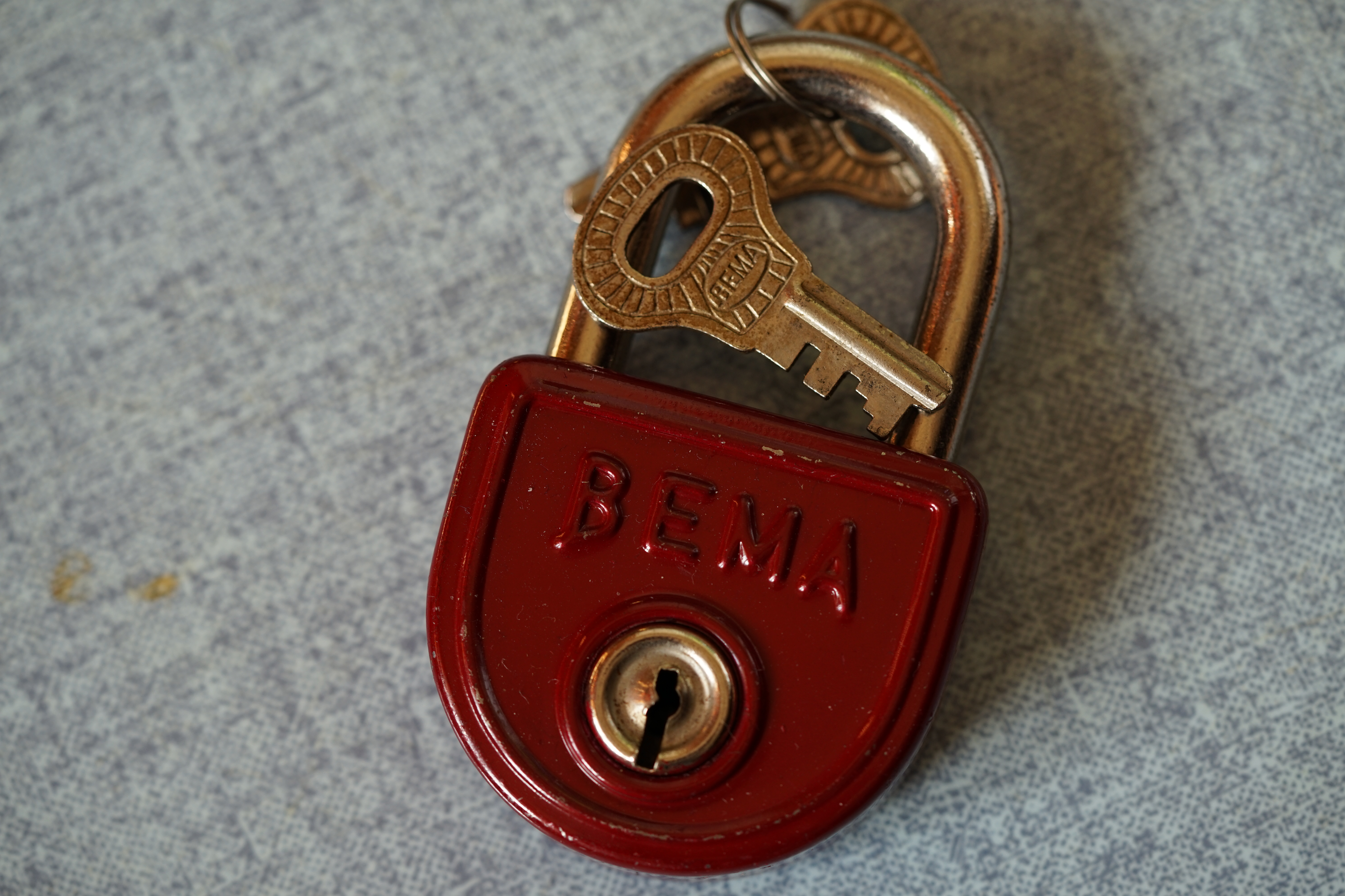 BEMA Vorhängeschloss Schlüssel rot Arthurmeister Lockpicker aus Hamburg Master of the Universe Wired