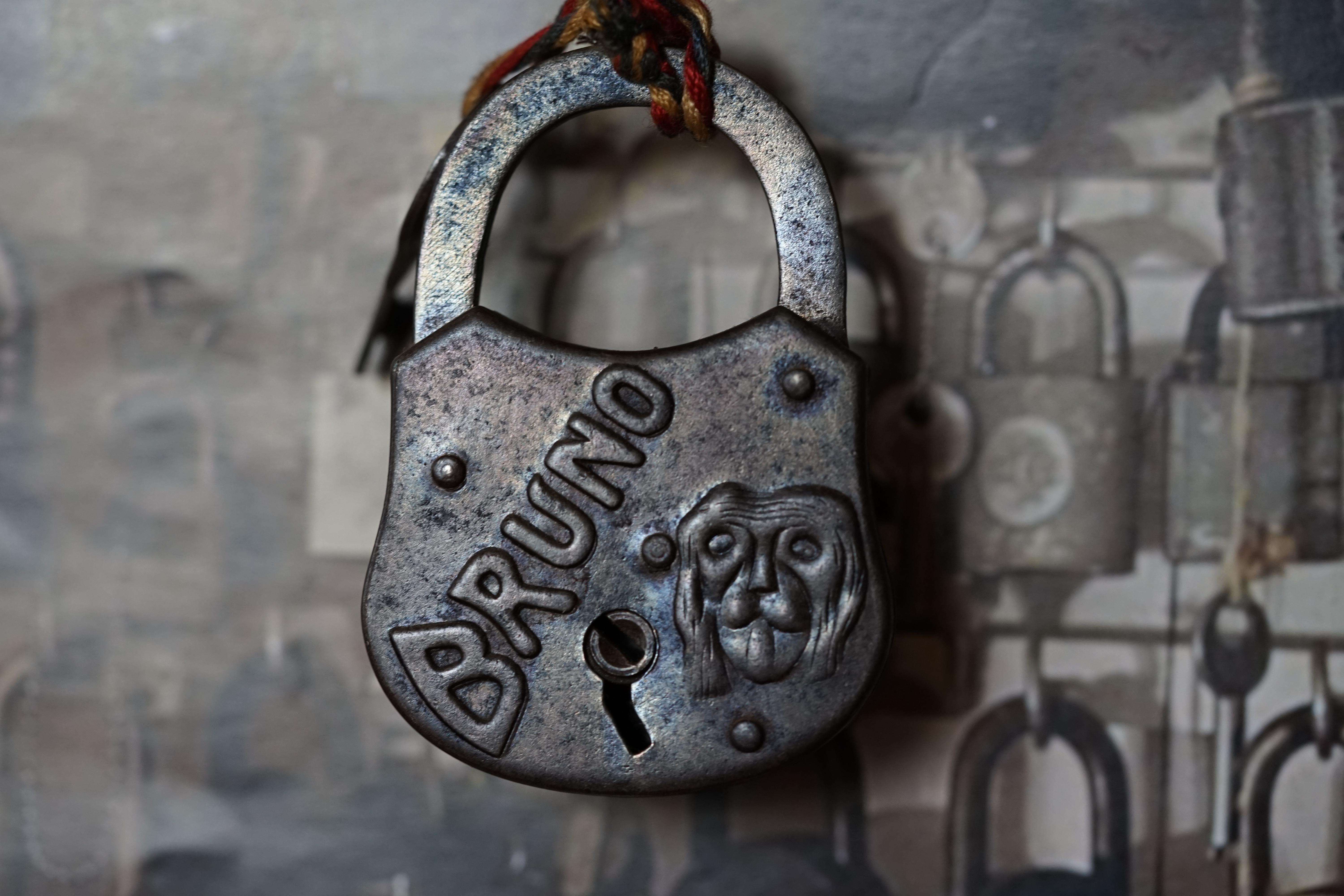 SEO born 1961 und Künstlername Arthurmeister ® Arthur A. Bühl, Made in Germany, born 1961 in Stuttgart, arbeitet seit 40 Jahren als Detektiv und lebt in Hamburg. Er ist als Detektiv Mitglied in nationalen und internationalen Berufsverbänden. Unter dem Künstlernamen " Arthurmeister " erklärt Arthur Bühl Lockpicking; das zerstörungsfreie Öffnen von Schlössern und Schließzylindern. Der Ehrenkodex lautet: Öffne nur deine eigenen Schlösser. Fremde Schlösser dürfen nur mit Einwilligung des Eigentümers geöffnet werden. Herr Bühl wurde schon als Schlossknacker bezeichnet. Dies ist natürlich Quatsch, denn wenn man oder Frau z.B. ein Vorhangschloss knackt, so ist es kaputt und die Wettbewerber und Lockpickerkollegen können nicht mehr daran üben. Knacker benutzen einen Kuhfuß. Der mehrfache Deutsche Meister dagegen ein Pickset und es gilt: " Offen ist gut, schneller Offen ist besser ". Viel Spaß und Erfolg beim Üben. Von der Zeitschrift " WIRED " wurde Arthurmeister als Master of the Universe, betitelt. SEO für heute: Parole Emil ! Arthur Bühl, Sympathieträger.com, Präsident Pornomeister SARL. Die Anschrift lautet: Arthur A. Bühl, Postfach 605 145, 22 246 Hamburg. Die E - Mail lautet: Arthurmeister@Arthurmeister.de Tagged with: ABUS, Lock, Fahrradschloss, Fahrradhelm, Gliederkette, ABUS Granit, ABUS Profilzylinder, EVVA, MAGNET, ELZETT, Sperrfix, Flora, Heimschutz, PRESSE, SECURATOR.