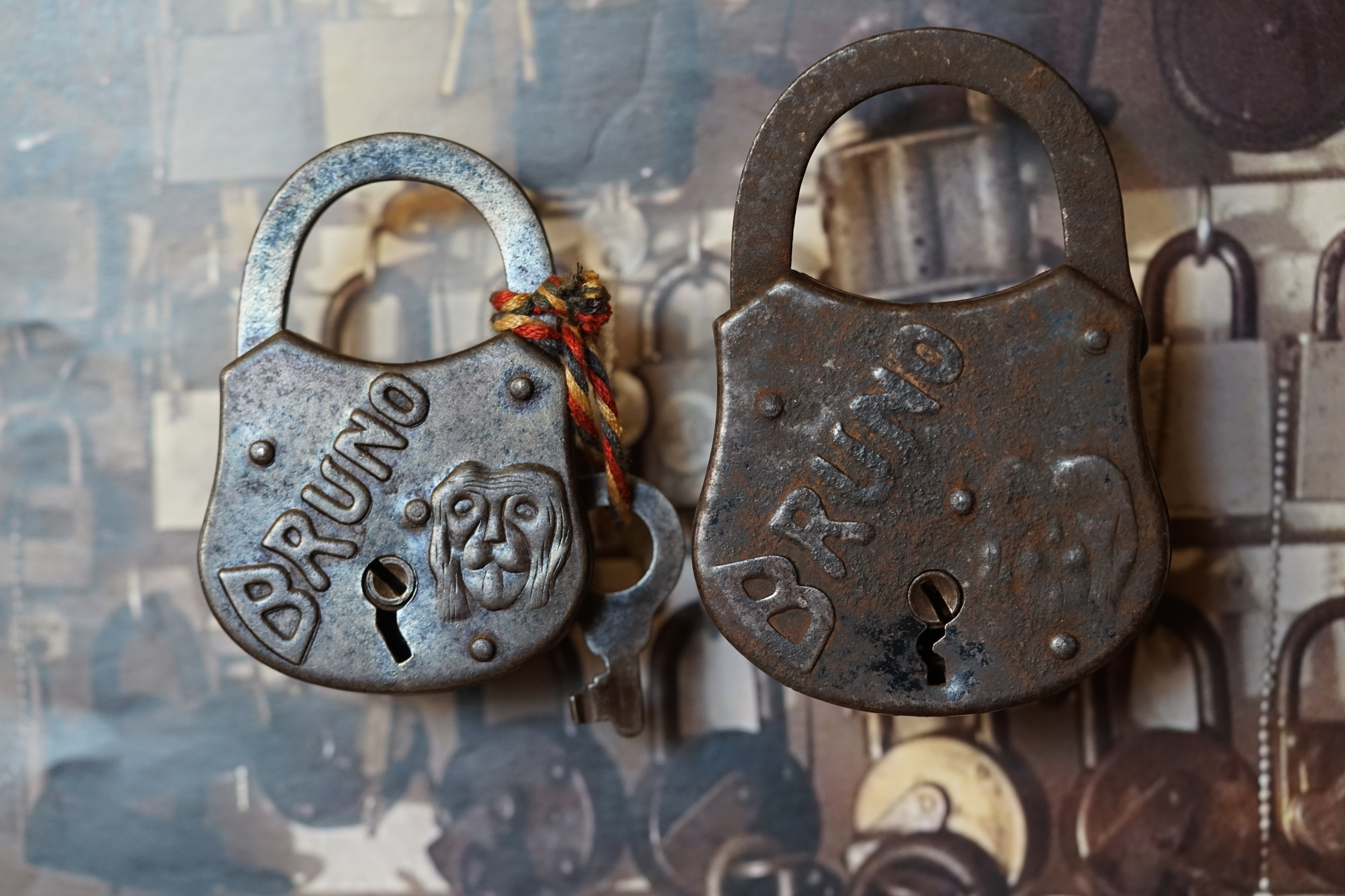 10.30 Uhr, High Noon im Hasenstübchen. Herr Arthur A. Bühl betritt das Hasenstübchen. Alle sind da. Martina, Heike II, Bouncing Joe Asberry und Schwerti sitzen am Stammtisch. Moin Arthurmeister, du alter einarmiger ®. Am Tresen sitzen Brilli - Ralf, Behördenmanni, Roswitha von Freitag, noch, Schneiderheinze und Schlosserklaus mit Heike I, Formel 1 Rudi, Boogie, Sir Waschi und der Gelenkbusfuzzy. Ganz hinten im Eck sitzen noch der HSV Ute, BMW Dedl und der Malermeister " Och ". Am Nebentisch stehen der Nachläufer, der Noagerlzuzzler, der Scholischek, der Stasi Meier mit seinem Freund Strigoy. Aus dem Hinterzimmer sind der Zigeunerschorsch, Giovanni, Lupo der alte Schmierlappen, Pino Frank, Maxam, auch ein deutscher Meister im Lockpicking, Ingo der Wirt von der Oberalster und Sammy der Wirt aus dem Dithmarscher, Schlüsselmichi und der Tschi, lautstark zu hören. In Arthurmeister`s Jukebox spielt " Slow Hand " von den Pointer Sisters. Hannenberger fragt: wie immer ! Arkadasch kommt vom Pissoir und schreit: Arthurmeister, du alter Sympathieträger und Aufmacher, mein alter Freund: wo hast Du denn den einarmigen ® her ? Sag es mir schnell ! Der Automatenpeter gibt eine Lokalrunde nach der anderen ! Er hat am einarmigen Banditen ® gewonnen und jetzt eine Glückssträhne ! Ich will auch solch ein Glück haben. Der ist vom Automaten nicht weg zu kriegen. Aber er solange einen ausgibt ! Den hatte ich noch vom Kujau stehen. Den zweiten einarmigen Banditen ® habe ich zu Mr. Smitz nach Beverly Hill`s, Hollywood, U.S.A. via Luftfracht in deren Bunny Hall liefern lassen. Das hat der Droschkendieter mit seinem Taxi bewerkstelligt. Prost, Stößchen, Salute ! Automatenpeter schreit lallend: Helbing für alle ! Das Hasenstübchen bebt. Sektchen, Stößchen, Prosit und Trallala ! Arthurmeister`s Jukebox spielt Dance Monkey. Der Hannenberger hat sich Heike I in Sachen Logistik Getränke nachlegen, hinter den Tresen geholt. Automatenpeter sitzt immer noch vor dem einarmigen Banditen ® und schreit: Glückssträhne ! Helbing für alle. Hannenberger läßt die Sektkorken knallen. Käppchen ! Die Jukebox spielt sheila B. Devotion, Spacer. Giovanni will aber Gianna Nannini hören. Mittlerweile sind Silkie, Marion und Ingrid hereinspatziert. Damengedeck und Ponyrunde ! Automatenpeter schreit: Helbing für alle ! Plötzlich tut es einen Schlag: Automatenpeter ist mitsamt seiner Helbingflasche vom Hocker auf den Hinterkopf geflogen. Hannenberger, der Objektleiter versucht zu helfen. Sofort geht ein Gerangel los: Der Strigoy, der Noagerlzuzzler und der Nachläufer schubsen sich gegenseitig weg. Automatenpeter stöhnt " Helbing ", versucht auf zu stehen. Alle drei wollen an den einarmigen ®. Da kommt Pelle Pelz von hinten und schreit: Bielefeld, Bier bestellt, Bielefeld, Bier bestellt, schnappt sich den Hocker und schafft es mit einer schlanken Drehung an den Banditen ®. Bielefeld, Bier bestellt. Ich will auch mal gewinnen. Arthurmeister`s Jukebox spielt lautstark sexy von French Affair. Be my lover, be my inspiration. You are so sexy, sex sex sexy, physical und logical temtation. No, no, no higher, higher, Bayby higher. Der Hannenberger und Heike I kommen mit dem nachschenken kaum nach. Jetzt hilft Niekole beim Abwasch. Angela hilft auch. Sammy vom Dithmarscher leert die Aschenbecher. Ingo kotzt in den Schirmständer. Das Hasenstübchen bebt. Schwerti der alte Versicherungsmathematiker aus der City Nord schreit: HMI, wir bezahlen nie ! ERGO heißen wir heute und bescheißen weiter die Leute. Sein Hocker wackelt bedenklich. Formel 1 Rudi krallt sich am Tresen fest. Der einarmige ® blinkt und Pelle gewinnt. HMI, wir bezahlen nie ! ERGO heißen wir heute und bekotzen die Leute ! Pelle schreit: Bielefeld, Bier bestellt. Der Rotamint, der blinkt. Rudi lallt: Scott Speed ! Die Ponyrunde macht Stößchen und Käppchen ! Arkadasch drückt sich an den Stammtisch und fängt ungefragt zu labern an: Arthurmeister, mein Schwippschwager hat eine Schwester und deren Freunds Cousin 2 ten Grades hat mir diesen Profilzylinder von Kale Kilit aus Istanbul mitgebracht. Kannst Du den zerstörungsfrei öffnen ? Der hat nämlich einen Wendeschlüssel wie Keso oder Kaba ! Arthurmeister spricht: Wie immer ! wenn der Schließzylinder von mir geöffnet wird, bleibt er hier am Stammtischaschenbecher ! Arkadasch murmelt. Arthurmeister entnimmt seinem Pick Set seinen deutschen Meister Taster und einen Spanner. Ruck Zuck ist das wehrlose Schloss geöffnet und liegt jetzt zerstörungsfrei auf dem Stammtisch. Arfthurmeister jells: OPEN ! Giovanni meint: aperto. Tschi schreit Ouzo. Bielefeld schreit: Helbing. Pelles Hocker beginnt bedenklich zu wackeln. Schwerti fängt wieder an zu pöbeln: HMI, wir bezahlen nie ! ERGO heißen wir heute und machen weiter fette Beute. Helbing für alle. Stößchen und Prosit. Joe, hier herscht auch heute Bouncing Verbot. Wir sind hier nicht in der NBA. Airball wirfst du zu Hause ! Giovanni hat sich durchgesetzt. Gianna Nannini dröhnt aus der Jukebox und zeigt ihre Titten. Tja, im Hasenstübchen achtet der Hannenberger auf 3 D. Justamente ruft Mr. Smitz aus dem Bunny Hall, Beverly Hills, Hollywood im Hasenstübchen am Hasenberge, an. Hannenberger ruft: Arthurmeister ! Mr. Smitz für dich am Telefon. High Noon Mr. Smitz, are you on party ? Yes, Yes, Arthurmeister. The einarmiger Bandit ®, the Slotmachine is arrived in our Rabbit House. All the Peoble will play the one armed ! What a fun. They are winning sempre. Fun, Fun ! What`s about with the Helbing Brother`s ? Oh, Mr. Smitz, there are a little drunk. What`s about the BILD et Uschi ? Uschi is on Reporter Tour on the Reeperbahn, the Kiez, you know ! I think Droschkendieter bring`s her later in the Hasenstübchen. He has tell, he will play the einarmiger ®. Uschi will have a Glücksträhne. What is Glücksträhne ? If you are winning sempre. The Jukebox is playing: Fading. Yes Mr. Smitz, i have the einarmiger Bandit ® patented by the Gouverment DPMA registerd ! Yes, Yes, for Arthur Bühl, President Pornomeister S.A.R.L. Im Hintergrund ist ein umkippender Barhocker und ein schreiender Pelle zu hören. Helbing, Freibier, Freibier ! Das Gerangel wer am einarmigen ® spielen darf geht von vorne los. Jetzt läßt Schneiderheinze die Glocken läuten. Käppchen, Stößchen, Prösterchen ! Im Hasenstübchen wird getanzt: Dance Monkey ertönt erneut. Pronto ! So Mr. Smitz: Good luck with the einarmiger ® and have a great winning time. And take greating to Harvey and to your President. No Mr. Smitz, I haven`t time, hier is party. Ende des Telefonats ! Das Hasenstübchen feiert. In der Jukebox erklingt: Haindling, Du Depp ! Fortsetzung folgt. Fandom Wiki Arthur A. Bühl, Detektiv aus Hamburg, Profilbild, Lockpicking, Danke Dr. Ulrich Morgenrot, Velbert, Schlüsselregion, Schlüsselfest in Velbert, Forum Niederberg, Schlossmuseum, Schlüsselfest, Schlossherz, Hans Schell Collection, Martina Pall, Graz, Austria, Park Hotel, Brauhaus, BKS, Heiligenhaus, Wilka Schließtechnik, Silca, IHK, KFV, Errebi, Beschlag, Hersteller, ABUS, Arthur Bühl, Arthurmeister ®, Schlosssammler, Bühl Wappen, Bühl Flagge, Bühl Urkunde Patent, BKS, Arthur Meister, Porno Meister, Wernèry, Profilzylinder, Juke Box Arthurmeister You Tube, Buehl Logo, Cutaway Cilinder, Pfaffenhain, Demonstration Lockpicking, Schliesszylinder, Holland, Toool, Rohlinge zur Impression, zerstörungsfrei ohne Schlüssel, Schlüsseldienst, Soultrain, Philysound, TSOP, Es fährt ein Zug nach nirgendwo ! Arthur Bühl.de, Sicherheit, Performance Künstler. TILT, Flipper, einarmiger Bandit, Bally Wulff, Rotamint, Mad Monkey - Slot Machine, Spielautomat Merkur, Casino, Monte Carlo, Jackpot, Merkur Sonne, Jubilee, ROL-A-TOP, Old slot machine, Love Meter, Jet play, Looping the Loop Fürst, Münzschleuder, Astoria, Orakel Automat, Multi, Super Multi, Booster, Toool Lockpicking, Australia, E - Bay, Mein E - Bay, Uliton, Profilzylinder, ABUS, Bremicker und Söhne, Vorhängeschloss, Vorhängeschlösser, Vorhangschloss, Einbausicherung Korf, Raucher, Jesusmaster, Hasenstübchen, bunter Nachmittag, SEO Geister, Web Tüv, Jägermeister, Bild et Uschi, Doublebrain, Präsident, KI Tüv, Stasi, DDR, Himmelsschlüssel, Urkunde, Katalog Stasi, Signatur Bühl, Token, Amerikaner, fälschungssicher, Sicherheitstechnik, DOM, Muster, Kneipe, Eckkneipe, Gastwirtschaft, Wirtschaft, Portacenere, Musterspuren, Tresor, Jord Knaap, Tresoröffnung zerstörungsfrei, KJS, Schlossherz, Lockpickerherz, Pornomeister, Lockpicking Herz, Notöffnung beim Bunten Nachmittag, Arthur Bühl und die Jukebox im Hasenstübchen, einarmiger Bandit, Merkur, Sonne, Nachtjäger, 08 15, Der Goldene Schuss, Ali Baba und die Wunderschlösser, Wunderino, Padlock Collector, Rotalok, Protector junior, Bühl, Art, Kunst, Künstler, Kataloge, BÜHL, Kunstwerke Deutschland, Kunstprojekt Artothek, Arte, Meisterarte, Artworks, Conny Veit, Zwetschgenstadt Bühl, Tipico Games, Casino, online, Spielothek, Slotmagie, Susi Live, Gutscheincode, Erwin, Freispiele, Novolino, FSK ab 18, Gewinnerlos, 0800 ruf nicht an, Spielautomatenwelt, Rock Ola, Wurlitzer, Seeburg, Bluray, Stingray.