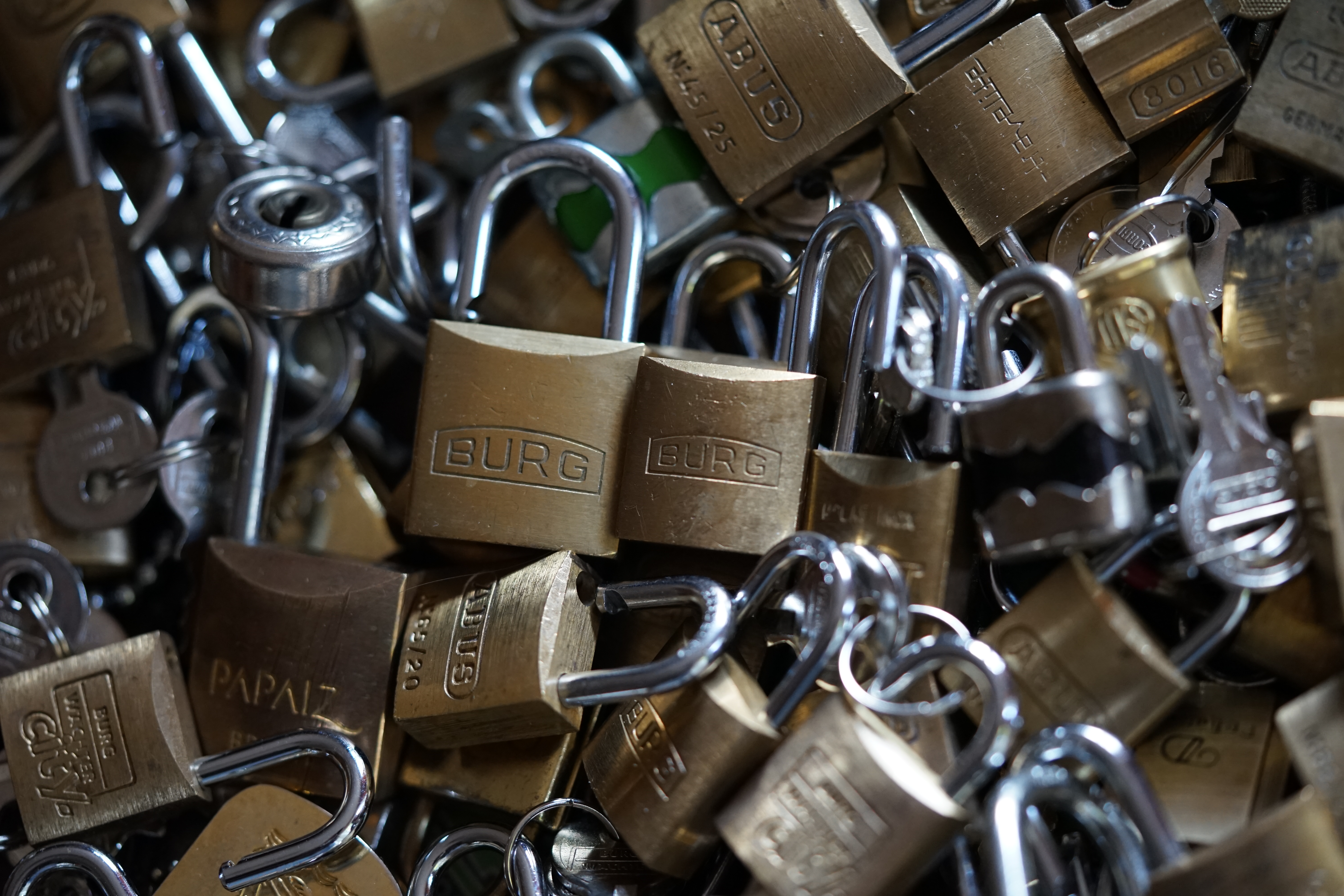 Bühl. Arthur Bühl. Der Sympathieträger ist in Stuttgart, Baden - Württemberg geboren. Der Detektiv lebt in HAM. H1 Text der SEO schreibt: 𝔄𝔯𝔱𝔥𝔲𝔯 𝔅ü𝔥𝔩, 𝔄𝔯𝔱𝔥𝔲𝔯𝔪𝔢𝔦𝔰𝔱𝔢𝔯® Bühl, Arthur, Jahrgang 1961, Made in Germany, Detektiv or Private Investigator how Mr. Smitz from the PLAYBOY, Beverly Hills, say`s. Yes Mr. Smitz i will send you the Photo Arthurmeister`s F 1, Jacket for your LeporelloUS. to your E - Mail Mr.Smitz@Mr.Smitz.us. Ok, Mr. Smitz. Mr. Smitz do you know what Google Earth is ? Take BÜHL Arthur, only by Google Earth, you know ? have done it ? Yes Google will show you my Panel superfast. Cool, Arthurmeister, cool. Yes Mr. Smitz, this can i do for you too ! Yes with SEO. Yes, yes, i have Arkadasch erklärt, sein Erikli pasta is not so genial. Der beste Zwetschgenkuchen, you know plum tart, is from the Stadt Bühl. Not laughing in the USA. Bühl is a City like my Name. And the People in this City called it: Zwetschgendatschi ! you know. This is the world best plumcake. Yes Datschi. Yes, Stadt Bühl is near Baden - Baden, the Casino, you know ! Yes. Baden-Württemberg. You must know there is since 1927 the traditionell Zwetschgenfest. And there ist the Zwetschgenkönigin ! Mr. Smitz, my Ur Ur Ur Ur Grandfather is born in Bühl. My Great Grand Grand Mother where also born in the town Bühl. Their profession was Zwetschgenpicker. Not Lockpicker, Zwetschgen / Plum Picker. And Rüttler. Oh, really ! Yes, Yes. And since this time the name of the family Bühl from the Stadt Bühl is: Yes you know - Buehl. Yes i will give Greetings from you to Mrs. Friede Springer from the Newspaper BILD et. Yes, the Elbphilharmonie is in Betrieb. OH, Mr. Smitz, greeting´s to you from Joe Asbbery, NBA, you know. Tomorrow we will meet us in the Hasenstübchen, our Rabbit Hall. For Lockpicking und Beer. Call you. Parole Emil ! In der Vitrine von Arthur Bühl, Arthurmeister® sind Schlösser, Padlocks, von HKR, ABUS, Binoxx BUGA, BKS, CES, DOM, EVVA, FEFI, Assa Abloy, Z Ikon, Kaba, Keso, ASSA, Winkhaus, Wilka, Trelock, Schmelting, Bode Panzer, Comet, Ancor Las, Drumm Geminy, Xylock, EMKA, SEA, Medeco, Mul-T-Lock, Cut away, ABUS Granit, Pfaffenhain, E*S, ESS, Nemef, BAB, Babelsberg, Stasi, Diskus, WMF, Tesa, Noch, Vachette, Cisa, Wally, Rielda, Mottura, Viro, FAI, GeGe, K + K, Fichet, Bode Panzer, Tresor, Bramah, Protector, Braun`s Patent, Walomatus, Arolds, Combination Lock, Yale, Master, American Lock, Tubular, China, Indien, Aligarh, Nepal, Thailand, Zahlenschlösser, Himmelsschlüssel und noch vieles mehr, vorhanden. Alle Schliesszylinder sind Übungsmaterial für das Lockpicking. Schlagschlüssel und so vieles mehr, sind auch dabei. Auch der Sputnik. Verschlagwortet mit: ♥ Vokuhila, Friseur ♥ Schwäbischer Hengst, Zwetschgen Heini, Bühl er, Zwetschge, Google Earth, Mittelpunkt der Welt, Martinameisterin, Cartomanze, Scholischek, " HIGH NOON ! ". ♥ Parole Emil ! Arthurmeister007@gmail.com