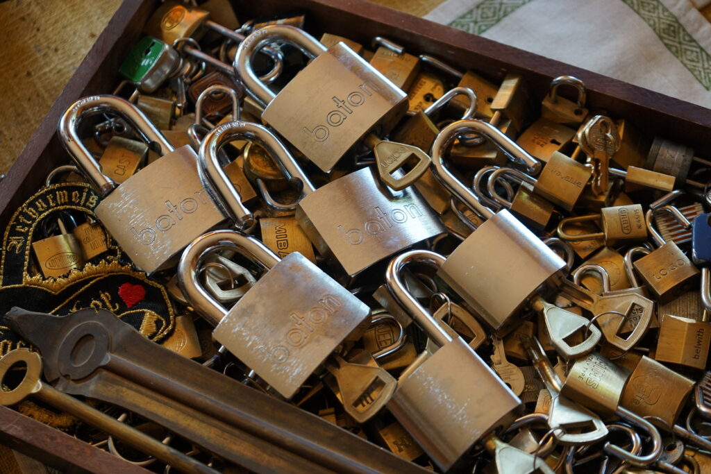 baton ABUS logo Vachette Lockpickerherz MIBA Travelite MIMS Padlock Key Arthur Bühl Arthurmeister