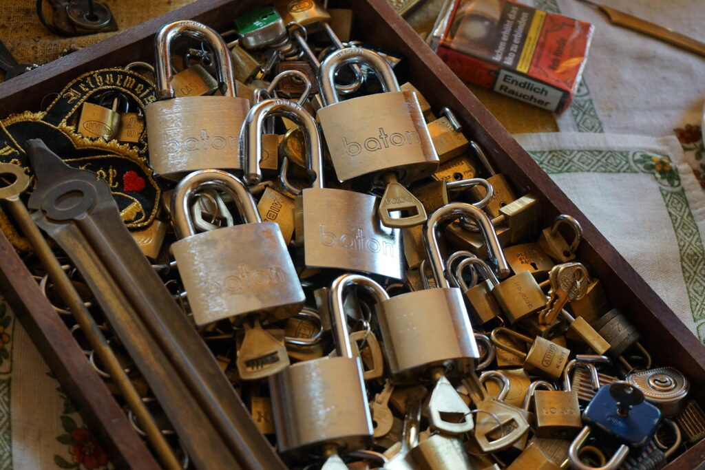 baton ABUS logo Vachette Lockpickerherz MIBA Travelite MIMS Padlock Key Arthur A. Bühl Arthurmeister