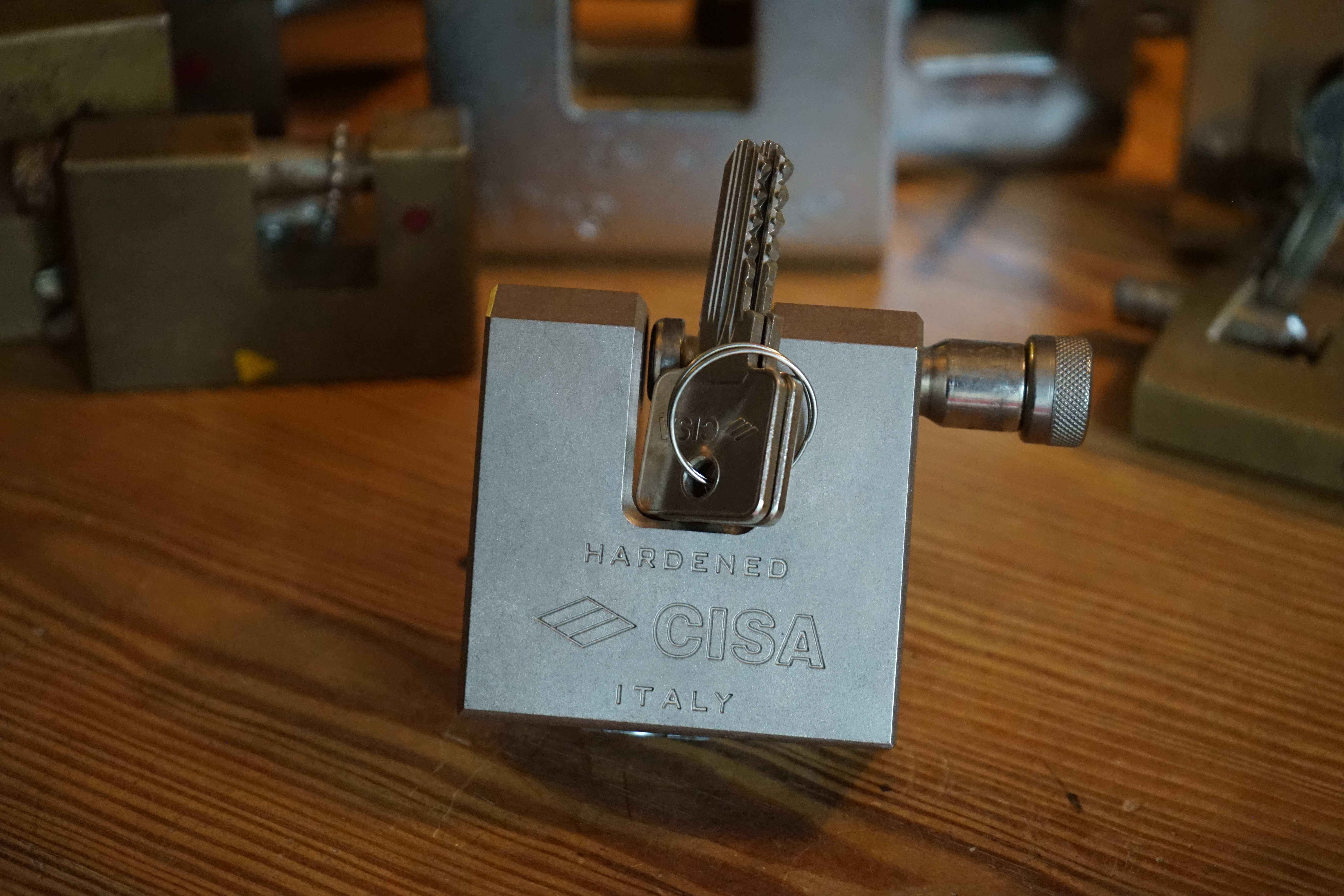 Arthurmeister007@gmail.com 𝔄𝔯𝔱𝔥𝔲𝔯 𝔅ü𝔥𝔩, 𝔄𝔯𝔱𝔥𝔲𝔯𝔪𝔢𝔦𝔰𝔱𝔢𝔯 ® Stück Davon schwarze Katze, Zwei Katzenkopf Schlösser Zunft, Schlosser, Zunftabzeichen, Wappen, Geselle, Anstecknadel, Verbandsabzeichen, Stück Davon. Die nicht alltägliche Form eines Truhenschlossen führte dazu, das man die Schlosser im Zunftleben scherzhaft ironisierend Katzenköpfe nannte. Der Spitzname erhielt sich durch die Jahrhunderte. Und der Katzenkopf wurde damit zu einem Symbol. Er erscheint auf der Anstecknadel, die heute der Schlosser als Verbandabzeichen tragen kann. Die auf der Nadel angebrachte Inschrift " Stück Davon " erklärt sich wie folgt: Der wandernde Schlossergeselle sprach bei einem Meister um Arbeit vor. Befragt, ob er das Handwerk verstünde, antwortete er: Stück Davon ! Die zwei Worte wiesen ihn in aller Bescheidenheit als Angehörigen der Zunft aus, der bereit sei noch weiter zu lernen. DoubleBrain ® SEO für heute: Barockschlüssel, Schmiedeeisen, Halme gedreht, Bärte geschnitten, Reiden aufgesetzt, Stahlschnitttechnik, Kapelleneingerichte, Schmiedeeisen, Hohldorn, Gesenk, Pflanzenmotiv, Wappentierschmuck, geschmiedet, gepunzt, Schlüsselgriff beidseitig, halbrelief, Bekrönung auf der einen Seite als männlicher auf der anderen als weiblicher Kopf, Löwenwappen, Delphine, Schwanzflosse, Stilelemente der Reaissance, profilierter Steckhalm, Gesenke und Reide ziseliert, Griffrand, Zwei Schlangen blau angelassen, Eisenblech, Schließblech, Türrahmen, Schlosskasten, Eisenkern, französisch, Zierdecke ausgehauen, eingehauen und getrieben, Rosette, Ringgriff, Rokoko und Schlüssel, eisernes Wiener Barock Hangschloss mit Spreitzfedernverschluss, gefeilt, geschnitten und ziseliert, flacher Steckschlüssel, Eisengrundplatte und zwei Engel mit Trompete, Posaune und Blumengeranke verziert. Figuren, Schmuck, Jagdszene, Empire, Möbelschlösser, Messingzierdecken, Witwerschlüssel, Schlüsselgewalt, Symbol, Sargschlüssel, Silberschlüssel, Hohldorn, Nachbildung, Kammerherrnschlüssel, Bronce, feuervergoldet, Emblem mit Initialien der weltlichen oder kirchlichen Fürsten versehen, die sie verliehen haben. Doppeladler, Reichsapfel, Zepter und Krone, Übergabeschlüssel, magische Stilelemente, östrerreichischer Kammerherrenschlüssel mit Doppeladler, Kordeln und Quasten, Wien, Hoflieferant, Mayestät, päbstlich, ungarisch, bayerisch, in Silber gegossen, Sinsheim, Hohldornschlösser mit Eisenriegeln, Gelenkschlüssel, einfacher Schieberiegel aus Holz, klappbare Doppelschlüssel aus Tirol, Rohrhülse, Bart, Tirol, Kreuz, Herz, Schlüsselgehänge, süddeutsch, Leder, gotisch, Bügel, Tabakspfeifenschlüssel, Schlossergeselle nach bestandener Prüfung, Schlüsselgeschenketui für die Braut: Bund mit fünf Zimmer, Möbel und Kassettenschlüsseln, in der Mitte Haustorschlüssel aus einem Stück geschmiedet, geschnitten und mit Stahlstangen handpoliert auf dem vierseitigen Gesenk in Schreibschrift " Deutsches Empire ", Dreipass, Jugendstil, Doppelrohr, Hauptportal der Jesuitenkirchen Sankt Michael, Der Hammerschlüssel für Weinkeller: der ziselierte aufgesetzte Hammer diente dem Küfner zum abklopfen der Fässer und zum öffnen der Spunde, Enstehungszeit, Hoftheater, bayrisches Nationaltheater in München, Zerstörung, Kunstschlosser, Fritz Nüssel, Heinrich Pankofer, Germany, wissenschaftlich, systematisch, Schlüsselexperte, Sammler, Privatsammlung, Schlüsselzentrale München, Fachmann für Sicherheitsfragen, sachkundig, Experte, versierter Restaurator, historischer Wert, handwerkliches Geschick und seine langjährige Berufserfahrung, Anerkennung, international, Fachmann nicht nur für die Technick von Schlüsseln und Schloss, auch für künstlerische und historische Fragen. Standardwerk Europa, Übersee, offizielle Stellen, Landeskriminalamt, Bundesanwaltschaft, Keltenschlüssel, Vorchristus, Witwenschlüssel, John F. Kennedy, Weisses Haus, Schlossmuseum Velbert, gut verpackt, Pullach, Erfinder und Auror, Leidenschaft, aufschlußreiches Werrk, Memoiren, Töchter, Emmi Seifert, Marlene Nüssel, Frau Anni, Kaminkehrer, Schwanthal, Freund und Helfer der Polizei, mein Leben, Gedichte, Kaffeveranstaltung, Nachbarschaftshilfe, Essen auf Rädern, Schlüsselfigur, tausend Stücke, Keltenzeit, Christus, Kelheim, Exemplare, Ausländische Lehrlinge, Brocken, wiegt fünf Kilo, Schmucksafe, Ludwig XV 1430, Brillianten, Verona, Eisenzeit, Ägypten, Hallstadtzeit, Salzkammergut, Hallstadt Gräberfeld, Epoche, Eisenverhüttung, Salzbergbau, Gerätschaften zu exportieren, geographischer Ort am Nordende des Neuenburger Sees in der Schweiz, Pfalbauten, auf festem Land angelegte Siedlung, europäische Eisenzeit, Kelten Indogermanischen Völkergruppe, Germanen, Rhein, kämperisch, expansionsbereit, Rom, Homer, Dichter, Jugendzeit, halbdunkel, erahnbar, zivisilatorische Dokumente, Dichtung, märchenhaft schöne Gestalt, Götter treten vor uns hin, denen die mittelmerisch kleinasiatische Menschheit Wirkungen und Tätigkeiten zugedacht hat, die diesen Fabelwesen für immer Kontur verliehen haben. So tritt der Schmiedegott Hephaistos lateinisch Vulkanos vor uns hin: Rußig und edel zugleich, genial erfinderisch, ein kunstreicher Handwerkegott. Der zu den 12 Hauptgöttern der griechisch römischen Antike erzählt wird. Jupiter, Himmel, hinabgstürtzt, Entfernung der Erde von den Sternen, Insel Lemlos, Hinkefuss, Gerechtigkeit, alte Fabeln, schöne und liebenswürdige, Eheweib, Museeum of fine Arts in Boston USA, Parmenides Lehrgedicht Balanos, Hammer, Amboss, Feuer, Wasser, glühend, Metall, Hammerschlag, Gußverfahren, gewünschte Form, Holz oder Kohle, warmgeschmiedet, grobkristallin, feinkörnig, Streck und Bruchgrenze, Plinius, samische Künstler, Erzguß, Keltenschlüssel, hochkant durch einen Schlitz in der Tür gesteckt, gedreht, bis er - nun waagrecht - in die Angriffe der im Riegel gelagerten Sperrklötze eingerastet: die Sperrklötze werden angehoben, der Riegel ist entsperrt und lässt sich mit einem ledernen Zugriemen von außen auf und zu ziehen. Griechenland, lakonisch, neues Prinzip, Schlüsselträger, Kaiserzeit, Würde, Statussymbol, Römer, die punische Kriegen das Metallhandelsmonopol an sich gebracht hatten verfügten in reichem Maße über Kupfer, Zink und Zinn. Verschlußriegel, Feder, Lochkanäle, Sperrstifte, entsichert, auf oder zugeschoben, Drehschlüssel, Hangschloss, Spreitzfeder, Kulturlandschaft, Kassetten, Truhen, Türen, Tiermaskendeckel, Pferdegstalt, arabisch, Vexier, indisch, Kugel, Grundform, Volldorn, Technische Feinheit, Eleganz, Zweckgebilde in den Händen von Menschen, die bemüht sind, mit einem rauhen, kriegerischen Leben fertig zu werden, Verteidigung, bedachte Architektur, spürbar, verschlossen, Zierlichkeit, Zeitläufe, Kultur, Willen und Werkstätten in Pompji und Herkulaneum, Wachsmodell Tonmantel gebrannt, schmilzt das Wachs glühend, Nachteil, römisches Imperium, desto länger, primitive Form, Spätantik, Karolingische Kunst, Fräkisches Adelsgeschlecht, Karl der Große, Triebfeder, Höfische und Kirchliche Kreise, Monumental Kunst, Klerikale Kreise, Kulturträger, Elfenbein, Goldschmied, Goldschmiedekunst, geistig - kulturelle Erhellung, Abendland, profunde Bedeutung, Ehefrau, häusliche Gewalt, Vertrauen, Brauch, Kirchweihtag, Steiermark, geweiht, Gnadenschlüssel, Petrus - Schlüssel, Apostel, Pilger, Schenkung, Pabst Pälagius, Gregor, König Alfons von Kastilien, König Alfred, romanischer Stil, schöpferische Kraft, Kunstgewerbe, Klöster, Kostbarkeiten, kunsthandwerklich, Verfeinerung, Raffiniertheit, Formenwelt, Alltag, Kleidung, Ritterrüstung, kraftvoll, primitiv, gotische Epoche, Jan van Eick, Grammatik, Lebensstil, geläutert, gültig, Opulenz der Kleidung, Materialwert, Charme, Sakral, Phantasie, Formensprache, feinsinnig, Steinmetz, Bescheidenheit, Portal, Notre - Dame, Paris, köstlich, kostbar, Mechanismus, Entsperrungsvorgang, Fischblasen, Kreuze, Drei - und Vierpass, grotesk, meisterlich, Handwerkszeug primitiv, Gewirre, Besatzung, Tropfen Öl, rein von Hand, Prochnov, Kunstschreiner, gesunde Männer, Michael Mann, Michael Mann Kästchen, Nürnberg, Augsburg, Fürth, Wörth, Riegelwerk, sauber geätzte und vergoltdete Büchsen und Pistolen aus Eisen. Doppelmeyer, Markgraf, erlassene Strafe, Spinnenschlösser, Deckelunterseite, figürlich, kunstfertigkeit, Schlüsselloch, größere Summen harten Geldes, raffiniert, Spielerei, Kuriusität, Zeugnis, Möbel, Bombast, Schwulst, Liebe, Zäsur, Dreißigjähriger Krieg, Mutter Courage, Armut, Schichten in Deutschland, Reformation, patetisch, Phänomen, Ornament, Pierre Frommerie, Sedan, Berlin, Ebenholz, Emaill, monumental, Signatur, Barock, Formenreichtum, gediegen, summarisch, mittelmäßig, Epochen, Werkleute, Halskette, Mayestät, Spanien, Revolution, Mittelalter, feierlich, Feind, Öffnung der Tore, Kapitulation, Schlüsselsoldat, Mitglied der päbstlichen Schweizer Garde, Pabstwappen, abfällige Bedeutung, Stadtwappen Tabackspfeife, Vierkant, Dolch, Pistolenschlüssel, geheime Nachrichten, Siegel, Hammerschlüssel für einen Weinkeller, Liebende, Angebetete, Ritter, Kreuzzug, Heiliges Land, Kreuzritter, Ehefrau, Märchen, arges oder schönes, es will scheinen, das eine Welt ohne Schlüssel nicht denkbar ist, Paris, Turenschloss, Schlossfalle, Konstruktion, Luxus, Verschwendungssucht, Kleinod, Brilliant, Maillard, König Stanislas, Ballkongitter, Pastellportrait, Museeum der Stadt Nancy, spirituell Sonnenkönig, Prinz Eugen von Savojen, den sublimen Geist seiner Epoche, General Feldmarschall Prinz Freund der Musen, Besieger der Türken, Zunftbuch, Balthasar, Gitter, Porzellan, hochkultiviert, Degengriff, Münchener Hof, Wittelsbach, Gesamtkunstwerk, Johann Joachim Winckelmann, Kleidermode, Reifrock, Schnürrleibchen, Wohnkultur, Neoklassizismus, Möbel, Chubb, Bramah, Inselstaat, Engländer, Ungarn, Italiener, Tossi, Yale, Hobbs, Aber die Bemühungen um immer neue vergrößerte Sicherheit im Bereich des Schlosses gingen weiter. Man glaubte vorübergehend das non plus ultra Sicherheitsschloss konstruiert zu haben und zwar kühn genug, Geldpreise für denjenigen auszusetzen, dem es gelingen würde, diese neuartigen Schlösser aufzusperren. Überraschend geschah das dank der Fertigkeit des Amerikaners Hobbs 1853. Seine Medtode des Aufsperrens ist in der Fachwelt als Hobbsches Öffnungsverfahren bekannt. Es wurde mit Erfolg publiziert, das Kriminelle Hinweise zum Öffnen der Sicherheitsschlösser erhielten. Linus Yale, Fallstiftriegelschlösser, der Ägypter, Assyrer, Babyloner, Yale Zylinder, C.E. Schulte in Velbert, Kromer Protector Schloss 1871, Hahn AG, Karl Zeiss, BKS, Boge und Kasten Solingen, Koloss von Roddos, Byzanz, Konstantinopel, Moschee, Kirche, Schlüsseltyp, Kaufmann, Herkunft, Herzblatt, Kurfürst, Alltagsgebrauch. Die Schönheit der Welt. Die Kraft, die menschlichen Schöpfergeist gewahr werden lässt. Die beiden Schlüssel in der Hand des heiligen Petrus geben diesem die Macht, die Pforten des Himmels zu öffnen. Der Schlüssel ist ein christliches Symbol, er ist aber auch das Inbild menschlichen Schöpfergeistes und als solches steht er in unmittelbarer Beziehung zu der Arbeitswelt des Sammlers Heinrich Pankofer. Doblebrain ® gibt vor: Mehr SEO ! ! ! 𝔄𝔯𝔱𝔥𝔲𝔯 𝔅ü𝔥𝔩, 𝔄𝔯𝔱𝔥𝔲𝔯𝔪𝔢𝔦𝔰𝔱𝔢𝔯 ® JOE ASBERRY Hey Joe " Asberry ", ruft F 1 Rudi vom Tresen, Prost und Stößchen ruft Heike III zum Stammtisch. Die Jukebox spielt in voller Lautstärke Mr. Bojangles. Arthurmeister, der Sympathieträger hat bay the way mit einem ABUS Padlock Joe`s Michael Air Jordan`s Basketball bag gesichert ! Auch der Michael Jordan mußte hier im Hasenstübchen das Basketball bouncing Verbot akzeptieren. Formel 1 Rudi schreit: Bouncing darf und kann hier nur ein Michael Schumacher. Die Cartomanze meint, ein Ralf Schumacher auch ! Prost Weizen, Stößchen, Käppchen, ASBERRY !!! Die Jukebox by Youtube spielt " Slow Hand ". Joe, du rascal belehre uns nicht schon wieder. Wir sind hier in der Rabbit Hall and smoking is good for your drunken head. Prosit, Cheer`s, Salute, Gin Gin, altüst, sante` und Viva ! Hoch die Tassen ! Am Tresen läutet die Glocke. Der Rotamint der blinkt. Drei Tage war der JOE krank, jetzt trinkt und raucht er wieder. Gott sei Dank ! Verschlagwortet mit: Arthur Bühl, Detektiv, the dutch open Lockpicking Champion ! From WIRED. ÖFFNUNG OHNE SCHLÜSSEL, Linkedin Joe Asberry, NBA, Twitter X. Basket Ball Bouncing Verbot, Arthurmeister, Raucher, Roth - Händle, Stadt Lahr - Bühl, Schwarzwald, Black Forest, Rötkäppchen you know Mr. Smitz, Sorte Schwäbischerhengst de is großfruchtig und süss wie UHU. Buhl er Zwetschge. No, only woman has Pflaumen ♥ Wappen Arthur Andreas Bühl, Flagge ! Wilhelm Busch ♥ 𝔄𝔯𝔱𝔥𝔲𝔯 𝔅ü𝔥𝔩, 𝔄𝔯𝔱𝔥𝔲𝔯𝔪𝔢𝔦𝔰𝔱𝔢𝔯 ® High Noon, elevener Clock, Hasenstübchen, HAM. In der Jukebox spielt: Pointer Sisters - Slow Hand, und der Tresen grölt, Arthurmeister with the Mastertouch. A Lover whit the Easy Touch ! Nochmals " Asberry " ! Hier herrscht Basketball Bouncing Verbot ! Wir sind hier nicht bei der NBA und du wirfst keinen Korb ! Du triffst den Korb ja nicht einmal. Am Tresen läutet die Glocke: Helbing und Stößchen ! Hey Pony ! Heike V drückt in Arthurmeister`s Jukebox: Die Affen rasen durch den Wald. Arthurmeister ruft: Parole Emil. Formula One Rudi grölt: Bouncing Verbot ! Asberry hat Bouncing Verbot ! Weizen ! Joe fragt Arthurmeister: Arthur my Friend, i need for my Basketball Friens from the NBA a instruction of Lockpicking. Arthur lacht: only wenn Michael Air Jordan und Michael Schuhmacher mitmachen. Pelle schreit vom Tresen: Schuhmacher ist ein Kannister Kopf. Pino kann ihn gerade noch daran hindern Marmor Stein und Eisen bricht zu drücken. Joe wünscht sich: Teddy Pendergrass - Turn Off the Lights… Ja Joe, es ist möglich eine solche Schulung auszurichten. Hierzu muß ich bei der Firma Amazon Lockpicking Set`s und Lockpicking Zubehör wie weitere Hook`s, Snakes, Rake`s und Tension Wrenches besorgen. Vorführmaterialien wie cut away Zylinder und Übungsschlösser habe ich parat. Ich zeige den E - Pick, und führe dir die Pick - Gun vor. 1 Schuss. Du verstehst. Prost ! Weizen, Stößchen`s, und Helbing für alle. Asberry und Bühl umarmen sich ! Sympathieträger halt ! In der Jukebox spielt: Element of Crime - Mittelpunkt der Welt… See You tomorrow, wir besprechen alles weitere wie: How to pick a Car. Verschlagwortet mit: Arthur Bühl, Arthurmeister® Arthur ♥ Schwäbischer Hengst, Buhl, Zwetschgen Heini, Arthur Bühl Wappen, Fahne, Buehl er Zwetschge, Made in Germany, Born 1961, Sympathieträger, Google Earth, Mittelpunkt der Welt, Pflaumen, Arkadasch, Datschi, ♥ Martinameisterin, Cartomanze, Scholischek, " HIGH NOON ! ", ♥ Vokuhila ♥ Parole Emil ! 𝔄𝔯𝔱𝔥𝔲𝔯 𝔅ü𝔥𝔩, 𝔄𝔯𝔱𝔥𝔲𝔯𝔪𝔢𝔦𝔰𝔱𝔢𝔯 ® Next Day: High Noon at 11 fer Clock: Joe Asberry der alte NBA Bouncer betritt das Hasenstübchen, ( HAM ) his Rabbit Hall ! In Arthurmeister`s Jukebox spielt: Nein nicht Hey Joe, sondern Aloe Blacc - I Need a Dollar ! Arthur Bühl spricht: gerade habe ich mit Mr. Smitz telefoniert. Joe: Smith ist ein Sammelbegriff wie Meier. Mr. Smitz you know, he is the CEO of the Magazin Playboy - Beverly Hills. Ja und der ist mein Freund. Den kenne ich über die BILD et. We have a Telefon call. Der Mr. Smitz hat dann den Mr. Jeff Bezon, ja du weißt schon, den vom Amazon Lieferservice angerufen. Er hat ihm erklärt daß ich mit dem NBA Bouncer Joe Asberry in Sachen Lockpicking einen Workshop machen möchte. Die Glocke läutet: Weizen, Helbing und Pony`s ! F 1 Rudi schreit am Tresen: Joe, laß dir lieber erklären wie du Scott Speed das laufen beibringst. Am Tresen wird es lauter: Minardi, Minardi, wir gewinnen nie ! Scott Speed, der Name geht im Gelächter unter. Pelle schreit: der Schuhmacher ist ein Kanister Kopf. Arthurmeister meint: let Michael pass for the Champions Chip ! Arthurmeister`s Jukebox spielt exclusive für Joe: Sammy Davis jr. - Mr. Bojangles ! Also Joe, der Smitz hat beim Bezos von Amazon angerufen, wir wollen einen Lockpicking Practical Kurs meistern. Der Bezos ist dann ins Amazon Head Quarter gefahren. Nein, nicht im Uber. F 1 Rudi schreit: Der Bezos fährt Ferrari. Scholischek meint: Maybach ! Also Joe, der schaut jetzt im Amazon Lager wie viele Lockpicking Tools und Jigglers er hat. Auch Pickset`s. Er sieht auch nach wie viele HPC, 2000 er Hook`s er hat. Lockpicker Beginner Sets von Majestic und Starter Sets von Mr. Peterson sagt er, hat er Massenweise auf Lager. Arkadasch sagt, sein Schwippschwager vom Neff Cousin und dessen Freund in Berlin - Kreuzberg könnten auch solche Pick Werkzeuge und Spanner herstellen. Die haben genug Schwarz Arbeiter. Die Sympathieträger Bühl und Asberry prosten sich genüsslich zu. Weizen ! Die Cartomanze die alte Kartenlegerin meint sie könne auch spooxe anrufen. Der Noagerlzutzler meint: Ihr Deppen, auf Berlin mußt du jahrelang warten. Heike IV ruft Stößchen ! Der Pino Frank lallt: Die Rautenfotzen bleiben für immer in der zweiten Liga. Joe ich bin mir sicher der hat auch Master bzw. Meister Lock`s. Die sind für eine Testrunde gut. Ja, die Dinger heißen Master Padlock ! OPEN ! Beer ! Nicht zu verwechseln mit Medeco ! Arthur läßt in der Jukebox im Bunny Hall TSOP spielen. The top Sound of Philladelphia ! Prost, Stößchen ! Pelle läutet auch die Glocke: Prost, Stößchen`s, Pony`s ! Dafür darf er auch für einen Heiermann: Heino - Caramba, Caracho ein Whisky drücken. Ja, Joe, aber kein Bouncing ! Der läßt die Sachen via Airforce Seattle to HAM liefern. Du weißt wie schnell Amazon liefert ! Sir Washi meint: Amazon sei so schnell wie Scott Speed. Alle lachen: Wenn er nicht wieder in die Mauer fährt ! 𝔄𝔯𝔱𝔥𝔲𝔯 𝔅ü𝔥𝔩, 𝔄𝔯𝔱𝔥𝔲𝔯𝔪𝔢𝔦𝔰𝔱𝔢𝔯 ® 11.30 High Noon im Hasenstübchen. Der Hannenberger hat die Frikadellen fertig. Senf kommt aus dem Glas. In Arthurmeister`s Jukebox spielt: Santana - Fleur da Luna. Am Stammtisch diskutieren Bühl und Asberry über Lockpicking und Präsentationen: Arthurmeister erhält einen Anruf über die 007. OH, Mr. Smitz, nice to hear you from Beverly Hill`s. OH, What ! The Airplane from Jeff Bezos, Amazon is on HAM landed ! YES, Mr. Smitz, nice to hear this Song. Slowly Arthurmeister: There is a little Problem with the Custom. Mr. Smitz ! this is not really a Problem. HAM is four Minutes from the Hasenstübchen away. I will send Taxi - Dieter. He knows there a Hintereingang, a Backdoor, you know ! I call you back. Yes, yes, Außer Regen nicht viel gewesen. Greetings to Mr. Bezos. Tell him thank you for the Support. From Stammtisch too. Arthurmeister`s Jukebox spielt: Rucki - Zucki ! Die Frikadellen vom Hannenberger schmecken jetzt auch ohne Senf. Prost, Stößchen, Weizen, Helbing und für den Noagerlzutzler ein frisches vom Faß. Die Jukebox spielt: Die Five Tops - Warte auf das Glück ! 2 Stößchen später kommt Taxi Dieter zurück in den Bunny Hall ! Oh, OH, der Zoll, eH ! Als die mich gesehen haben war der Fisch geschuppt. Die haben mir beim Einladen geholfen. 5 Pakete a`50 Kilo ! Eine viertel Tonne. Ich durfte auch den Zoll zum Lockpicking Event einladen. Tragen helfen !! Stößchen, Pony, nö, heute Käppchen ! Die Jukebox spielt: Element of Crime - Am Ende denk ich immer nur an dich ! Mr. Smitz ! you are the best ! Greetings to all Smith in the USA. Yes, Yes, Mr. Smitz, Yes. I make greetings to Friede Springer from the BILD et; Ronzheimer too. Yes, Yes, und greetings for Mrs. Quandt. If Bezos will, i can show him on the Lockpicking Demonstration how easy he can pick a BMW whit a Key Blank. Yes, Yes, Mr. Smitz ! 3 Seconds ! OFFEN, OPEN, APERTO ! schreit Giovanni und will Chianti. Bei Fiat und Ferrari Modellen ist es so ähnlich. Bei manchen brauchst du aber ein polito, ja, Nagelfeile. Prost Chianti. Yes Mr. Smitz, die Ring bell`s, Hells Bells, die Glocke klingelt, you know ! We call in time. F 1 Rudi schreit: Hülkenberg ! Giovanni schreit: Giacomo Agostini ! Joe schreit: Scott Speed ! Arthurmeister`s Jukebox spielt: The Pointer Sisters - SLOW HAND, Arthurmeister the lover with the Mastertouch ! Arkadasch bekommt von Bühl Raki ericli Plum, Sorte Schwäbischer Hengst ! Prost Zwetschgenkönigin ! In der Vitrine von Arthur Andreas Bühl, Arthurmeister sind Schlösser, Padlocks, von ABUS, Master, BKS, CES, DOM, EVVA, Assa Abloy, Z Ikon, Kaba, Keso, ASSA, Winkhaus, Wilka, Trelock, Schmelting, Bode Panzer, Ancor Las, Drumm Geminy, Xylock, SEA, Medeco, Mul-T-Lock, Cut away, ABUS Granit, Pfaffenhain, E*S, ESS, Nemef, BAB, Babelsberg, Stasi, Diskus, WMF, Tesa, Vachette, Cisa, Wally, Rielda, Mottura, Viro, FAI, GeGe, Fichet, Bode Panzer, Tresor, Bramah, Protector, Braun`s Patent, Walomatus, Arolds, Combination Lock, Yale, Master, American Lock, Tubular, China, Indien, Aligarh, Nepal, Thailand, Zahlenschlösser, Himmelsschlüssel und noch vieles mehr, vorhanden. Alle Schliesszylinder sind Übungsmaterial für das Lockpicking. Schlagschlüssel sind auch dabei. Das Trabbi Tool, Stasi, natürlich auch. Das Wappen Arthur Andreas Bühl ist angebracht ! Die Flagge weht im Hasenstübchen. KI Satz zum Einfügen: Notiz: Alle SEO Texte wurden mittels einer ♥ KI ( Künstliche Intelligenz ) der Firma Doublebrain ®, ( ges. gesch. DPMA, Berlin, Reg.-Nr. 302022224017 ) ( Die E - Mail lautet: Doppelhirn@Doublebrain.de ) und doppeltem Helbing aus dem Leporello: " Arthurmeister Bühl und Bouncing Joe Asberry im Hasenstübchen ", generiert. Die Jukebox spielt: Loredana Bertè - E la luna bussò. Der Reggae Auftakt ! ♥