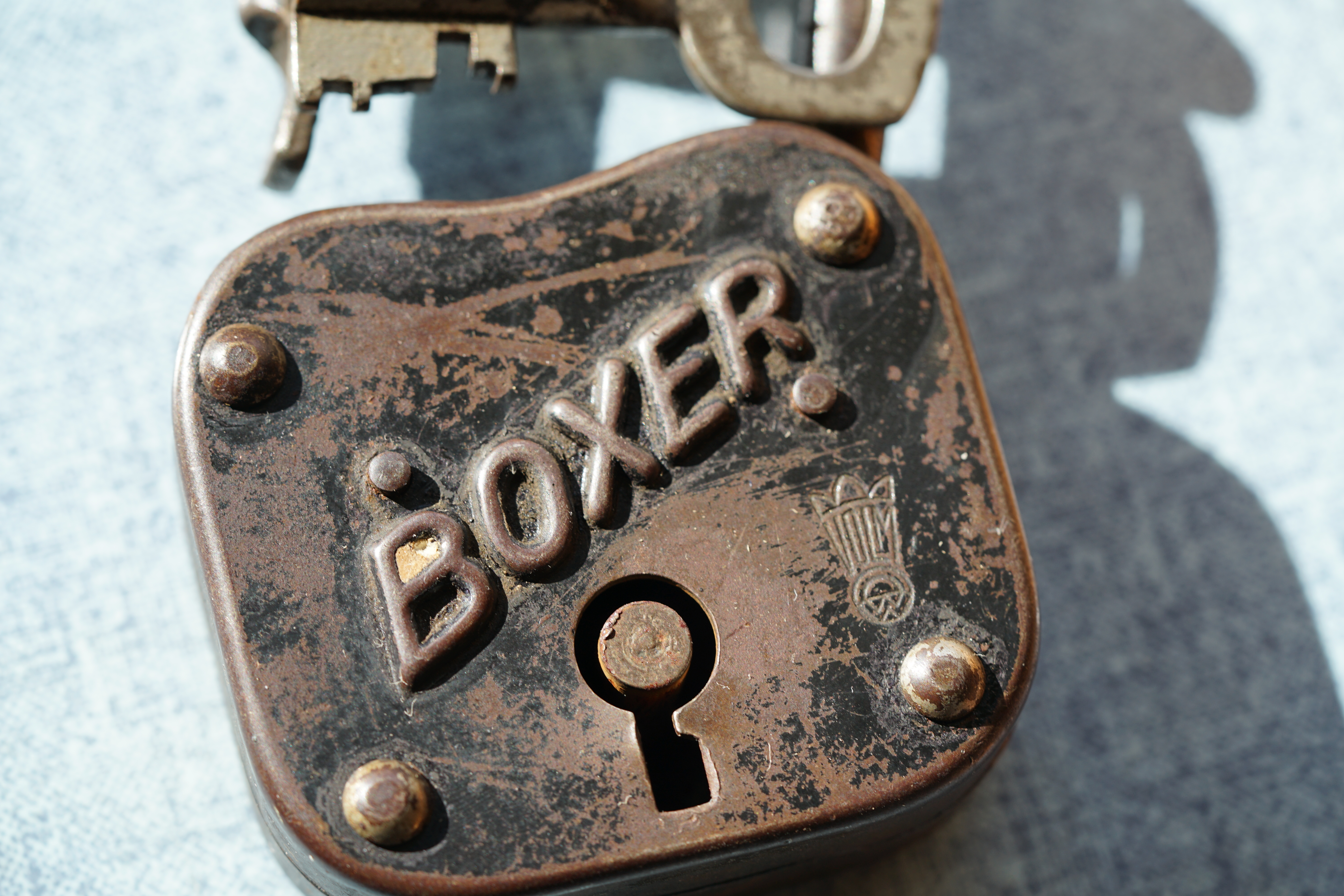 Bühl Arthur Andreas, Wiki, Fandom, Arthurmeister ®,Lockpickerherz ® Schlossherz ®, Porno meister ®, Seo: Kuchen für den Stammtisch Zuerst einmal eine schmöken. Martina überlegt: Was bringe ich zum Cartomanzenstammtisch im Hasenstübchen mit ? Wofür muß ich kein Korkengeld bezahlen ? Es bleibt beim selbstgebackenem. Was paßt heute zu Sößchen`s und zur Bailiy`s Runde ? und Zack Zack was jetzt: Haselnuss, nö heute nicht; hatten wir schon. Zitronenkuchen mit Glasur, na passt nicht zu den Stößchen`s ! Ah, der Arkadasch hat zuletzt meinen Sandkuchen gelobt. Wie der von der Oma seines Schwippschwagers Mutter väterlicherseits. Was brauchte ich nochmal; ja außer Gefühl und den Herd vorwärmen. Zutaten natürlich und gleich auch die Rührschüssel wackelfest hinstellen, ja und jetzt, nein nein, keine rauchen sondern zuerst die Gugelhupfform mit Margarine an den Fingern einreiben. Gleichmäßig. Und nicht vergessen: Gries, Hartweizengries, also einen halben Esslöffel verteilen, schwenken, so da? überall etwas Gries, grizzelig sich in der Form auf der Margarine verteilt. Ja warum ? Warte mal nach dem Backen ab ! So, jetzt das halbe Pfund warme Butter, 100 Gramm Zucker - ja genau nur ein Heck Zucker. In anderen Rezepten wir zwar 250 Gramm geschrieben. Nein, 80 bis 100 Gramm reichen völlig. Wenn man oder Frau auch an die Stößchen`s denkt. Na eine Tasse voll eben. Den Mixer leihe ich mir wieder vom netten Nachbarn von neben an. Der darf dann auch ein bisschen naschen. Kein Strom ? Dann heißt es: mit dem Kochlöffel rühren und schlagen: und das eine halbe Stunde ! Also Mixer. Und jetzt: 4 Eier ! Ja natürlich reichen normale Hühnereier. Achtung ! keine Eierschalenstücke in die Schüssel ! Und: wieder rühren, rühren, ja so das eine homogene Masse entseht. Homogen, na fluffig, eine schön gut vermengte Teigmasse ebend ! So, und jetzt mit dem Messbecher 300 Gramm Mehl, na Weizenmehl Typ 405 abwiegen. Kein Messbecher ? dann 3 volle Tassen Mehl eben. Tassen und keine Becher. Die in eine Schüssel geben. Und jetzt vergiss nicht das Backpulver: 1 Standardpäckchen, 16 Gramm, orginal Backin von Dr. Oetker. Ja, auch wenn die KI sagt 16 Gramm wären für 500 Gramm Mehl vorgesehen. Rein damit, das ganze Päckchen und das wichtigste jetzt: Das Mehl und das Backpulver nach und nach aus dem Messbecher oder der Schüssel unter ständigem rühren und langsam, na also einrieseln lassen, langsam, rühren und rühren bis es wieder die schöne fluffige, lockere, samtige Masse gibt. So und jetzt: Der Teig ist etwas fest, na bei dem Wetter heute, ein Schuss Schlagsahne dazu. 1 Schuss ist ein Schnapsgläschen voll. 2 Kleckse eben. Ja, weiter rühren natürlich bis es wieder samtig wird. Und jetzt mit einem Kinderfeind, also Teigschaber, ja, so ein Stiel mit dem weißen Gummi drum rum den Teig in der Rührschüssel aufnehemen und mit einem Batscher den Teig gleichmäßig, in der Schüssel verteilen und vertreichen, nach und nach mit dem Schaber dem alten Kinderfeind so glätten, daß die Oberfläche einfach glatt ist. Der Backofen ist ja vorgeheizt ? na dann erstmal setzen und eine schmöken. Nein: Erst die Schüssel, den Schaber, den Batscher und die Messbecher gründlich mit Spüli ausspülen und abwaschen. Nicht rumstehen lassen, sondern unverzüglich abgtrocknen und wieder richtigst wegräumen. 150 Grad, Umluft und 72 Minuten bei geschlossener Klappe, nein Ofenklappe backen lassen. Für einen Gasherd heißt das übersetzt: möglichst weit oben, auf die mittlere Schiene gestellt bei geringerer Hitze etwas länger backen lassen. Aufpassen ! mit einem Zahnstocher prüfen. Ja, reinpiksen halt und wenn noch Teig am Holz klebt: weiter backen ! und riechen ! aber nicht zu lange backen. Wenn es raucht ist es ein Brandling ! Klappe auf, mit Hilfe eines Handtuches die heiße Backform rausholen und mit einem Handtuch auf den Tisch stellen. Beim auskühlen, ja rauchen Bild et, ja schon ein viertel Stündchen. Teller drauf, auf einmal Stürzen, na mit Wucht, in einem Zug schnell umdrehen. So und wenn der Kuchen jetzt gut rausgeht dann hast du die Form richtig gefettet. Da fällt mir wieder ein ! ich hab doch noch ne Ritter Sport Vollmilch vom Nachbarn zu liegen. 16 Stückchen, ab in eine Glasschüssel, na kann auch Porzellan sein. Nur kein Plastik. In den abkühlenden Backofen stellen. Bis die Schokolade streichbar ist. Notfalls stellst du die Schüssel auf einen mit kochendem Wasser gefüllten Topf. So und jetzt die Schokolade überall gleichmäßig verteilen und nicht auf den Rand kleckern ! Womit: Mit der Gummifotze natürlich ! Gleichmäßig ! Jetzt stehen lassen. Nein : keine rauchen, zuerst die Gummifotze und die Schüssel mit der Schmierschokolade abwaschen ! Den Kinderfeind darfst du ablecken. Abtrocknen und wegräumen. Sofort ! Subito. Eine rauchen, Kuchen ausgekühlt, Haube drüber, Droschken Dieter anrufen, Haare schön und ab ! Im Hasenstübchen schreit Arkadasch: Hey Cartomanze ! Tagged with: Bühl, Stadt Bühl, Bühler Zwetschge, Bühl Wappen, Bühl Fahne, Bühl Design, Bühl Sign, Bühl Arthur, Zwetschgenhengst, Bühl Zwetschgenfest, Meister Arthur, Meister Porno, Porno Master, Arthur Andreas Bühl, Privatdetektiv, HAM. Bühl. Arthur Andreas Bühl. Hier ist die rasende Uschi von der Bild et und schreibt mit der neuen KI Arthurmeister den neuen SEO Text für 2025. KI-worldwide.de Der Sympathieträger ist in Stuttgart, Baden - Württemberg geboren. Der Detektiv lebt in HAM, ist im Dienste der Wahrheitsfindung unterwegs, BUDEG. H1 Text der SEO schreibt: Hamburger knackte 1000 ( tausend ) Schlösser, Bild Zeitung, Performancekünstler, Xing, Arthurmeister `s Jukebox im Hasenstuebchen, Slow Hand - Pointer Sisters, Joy Flemming. 𝔄𝔯𝔱𝔥𝔲𝔯 𝔅ü𝔥𝔩, 𝔄𝔯𝔱𝔥𝔲𝔯𝔪𝔢𝔦𝔰𝔱𝔢𝔯® VereinsWiki / Fandom, Arthur Bühl. Bühl, Arthur, Jahrgang 1961, Made in Germany, Detektiv or Private Investigator, Performancekünstler und Lockpicker aus Hamburg erzählt in seinem Leporello wahre Geschichten aus dem Hasenstuebchen, Bunny Hall, Stammtisch, Fuhlsbüttel. Kaba Days Im Europapark Rust: Unternehmensschutz im Fokus, dorma kaba, Deutschland, praktische Vorführung von Arthur Buehl, Sportsfreunde. Koksa Vereinsauflösung taz Ein bisschen Ruhe bitte ! Arthur Bühl, der Weltbeste aus Stuttgart mit Wohnsitz im Lockpickermekka Hamburg ist auch Deutscher Meister. slideplayer: but Jesus is the only Masterwho can unlock the human soul. But there is another obvious difference between Arthurmeister and the " Jesusmeister " that connects today´s story to our lives. The tools that Arthur Bühl collected are mostly from the Stasi. Schlossherz, Lockpickerherz, Pornomeister, Bühl Fahne, Bühl Wappen, Bühl Stadt Wappen, UHU Linkedin Arthur Bühl, Arthurmeister, Präsident, Performance, Bundesverband für Detektive und Ermittler, Budeg. Arthur Andreas Bühl, EverybodyWiki Bios&Wiki, 27.03.61,Stuttgart, auch unter dem Pseudonym Arthurmeister bekannt, ist mehrfacher Deutscher Meister im Lockpicking. Koksa.Org Vereinsauflösung, Arthur Bühl, Arthurmeister, Tagesordnung, Mitgliederversammlung Arthurmeister`s Jukebox im Hasenstübchen by You Tube arthurmeister007, Schloßöffnung. Arthurbuehl@Arthurbuehl, X, Erfreulich ! Schlossindustrie und Elite rücken zusammen ! Verein, Sportsfreunde, Arthur Bühl, Erfahrung. FAZ.net Freizeit: Lockpickern bleibt nichts verschlossen - Doch der Beste der Besten hat alle schon besiegt: Der 42 jährige Kaufmann sitzt in Trachtenkleidung vor einer verrosteten alten Kiste. Preview Jesusmeister Homeleticsonline, At the Dutsch open Lock Picking Championship, Arthur Bühl emerged as the champion. No one picks locks as well as he does. Arthurmeister Phila-Locksmith Arthur Bühl Lock Picking Legend, Mr. Bühl, tool, nl, Sneek. Unter Knackern, jungle.world. Welt.de Die Kunst Sclösser ohne Schlüssel zu öffnen, Vereins-Mitbegründer und Vize Präsident trägt seine Leidenschaft schon auf der Krawatte: Sie ist blau mit gelben Schlüsseln drauf. The Master Touch: Lockpicker in the world Arthur Bühl. He`s this six-seven German private Investigator. He has this. The international Competition Whre Master Lock-Pickers… Arthur Bühl, the Dutsch Open Lock-picking champion. Charles Graeber … Arthurmeister standing above them all, with a beer stein in one hand and a cigarette in …. Wired.com Securitylaboratories.org, Arthur Bühl. Phila-locksmith.com - Arthur Bühl Lock Picking Legend, can see intimidating man. Toool, LockCon. Arthurmeister. Hailing from Hamburg, he is among a legion of German lock picker who have estabished their country as one of the top producers of master lock pickers. Slate.com Lock Picking: a arte de arrombar cadeados - Nascido em Hamburgo, o alemao Arthur Bühl é provavelmente um dos nomes mais conhecidos do submundo do lock picking. Conhecido nesse Círculo… Sportsfreunde Slik hacka vi i Norge pa 90-tallet Arthur Bühl PlusPedia, Arthur Andreas Bühl, Legend taz.de Ein bisschen Ruhe bitte Arthur Bühl, der Weltbeste aus Stuttgart mit Wohnsitz im Lockpickermekka Hamburg .. Telefonbuch, Meisterschaften. Jungle.World - Da hat auch Arthur Bühl, genannt " Arthurmeister ", durchaus Chancen auf weitere Titel für seine große Sammlung. " Scheiße ", brüllt der aus … The Lock Busters, Charles Graeber, Schließzylinder, Lock Picking, metallpinnen. Spiegel, Lockpicker: Die schnellsten Schlossknacker Deutschlands. Arthur Meister Bühl, Arthurmeister, ist amtierender Deutscher Meister der Lockpicker. Sein Hobby: Schlösser öffnen - ohne Schlüssel natürlich. media.ccc.de Schlossöffnung bei der Staatssicherheit der DDR ArthurMeister erläutert das operative Vorgehen und die speziellen Werkzeuge zur Schlossöffnung, die von der Staatssicherheit der DDR ……. Flickr Meister Arthur, Arthurmeister / Oberalster VfW Meisterschaft, Picktools.de FoeBud.org Schloß-Öffnen ArthurMeister aus Hamburg, erläutert, wie die Staatssicherheit…. Vortrag Bielefeld. Schlösser knacken: So einfach geht es!!! Gemäß ArthurMeister legt der Verein großen Wert auf den selbstauferlegten Kodex, der sich so… ZDF Lockpicking Reportage Boston Magazine.com The joy Lock Club The Arthurmeister was one of the top lock pickers in the world, and Towne was just a kid,but to everyone`s surprise - most especially to… Lock Picking 101 toool.us live I did vote arthurmeister when i first saw the site bevor the discussion on it startet but only……. Public Domain 147 Schloß-Öffnen ArthurMeister Bühl aus Hamburg, Gründungsmitglied…. Impressioning games Jos and Arthurmeister Aufsperrstunde ArthurMeister, ein Riesenkerl mit süddeutschem Akzent…. blogs.com Jesus, the Lock-Picker! - HOMELETICS - That might be a bit much, but nonetheless they call him the Arthurmeister! and then ther`s the JesusMaster, or Meister, if you will. if you….. Citywide RFID Master Arthurmeister Dezember / 2012 / SSDev Arthurmeister, Workshop, Barry Wels Herr Bühl sagt Danke ! xn-Arthur-bhl-heb.de Arthur Bühl, Detektiv aus Hamburg, Buehl, Siegel. Lockpickerherz.de Pornomeister.de Schlossherz.de Arthurmeister.de Linkedin Arthur Bühl ( Arthurmeister ) - Präsident - Von rechts nach links, Glück bringt`s. X. Verifiziertes Linkedin Profil Arthur Bühl, Detektiv aus Hamburg Acclaimed Lock Picker Explain the Art of Competive Locksport, Schyler Towne, Youtube, Arthurmeister, Gadget Hack. Key Cutting. Master Lock. Datenschleuder. Boston. Jägermeister. Demonstration not for Sale, Muster ohne Wert. Joe Asberry, Bouncing Joe. Angezettelt vom Fanclub. Radio-Eriwan.de Bildbeschreibung, Modula, SEO. Sympathietraeger. Im Prinzip ja, aber…. der Detektiv sei der Gärtner. Bunny Hall, B - Seite Jukebox. Schwarz, rot, gold. Bild Zeitung: Herr der tausend Schlösser. Zeiträuber. Streng vertraulich ! Fandom ! Boston. ABUS, Lock, security. Schlösser und Tresore von Ed Willis, The National Locksmith® - Guide to Modern Safe Locks by Mark Bates Tobias Locks, Safes and Security Markenanmeldung-Pornomeister-®-Praesident-Arthur-Buehl.jpeg Arthur-Buehl-Germany-Wappen-Arthurmeister007@gmail.com-Detektiv-Babyboomer-Sympathietraeger.png 𝔄𝔯𝔱𝔥𝔲𝔯-𝔅ue𝔥𝔩-Wappen-𝔄𝔯𝔱𝔥𝔲𝔯𝔪𝔢𝔦𝔰𝔱𝔢𝔯-®-Von-rechts-nach-links-Glueck-bringts-♥.gif 𝔄𝔯𝔱𝔥𝔲𝔯-𝔅ue𝔥𝔩-𝔄𝔯𝔱𝔥𝔲𝔯𝔪𝔢𝔦𝔰𝔱𝔢𝔯®-Arthur-Buehl-WebTuev®-ges.-gesch.-Die-E-Mail-lautet-Webtuev@WebTuev.de.png Arthur-A.-Buehl-Detektiv-aus-Hamburg-Arthurmeister®-Vitrine-Cut-Lock-veroeffentlicht-Xing-Linkedin-Facebook-Twitter-X.jpg Kaba, Schließzylinder, Zutrittskontrolle, Schlüssel, The Joy Lock Club, Houdini, Keyhole, Schyler, Toool, Lockpicker, Locksport, hulking, Arthurmeister, Linus Yale jr., Convention, Devitent Ollam, Barry Wels, Eddie the wire, Guide to Lockpicking, tools, TSA, approved baggage lock, Pin Tumbler, Medeco, Practical Lockpicking, Jakko Fagerlund, Javadi, open in Thirty Seconds, Sport, Schließkanal, Zylinder läßt sich drehen, Zeitvertreib, Lockcon, Locks, Security, Locksmith, Tool, bump key, Crypto Phone, Arthur Bühl, Charles Graeber, Arthurmeister ! booms Arthurmeister, Champ Julian, Kryptonite, ready to Rock, Lips, Oh, Arthur he sighs, Beer, Rotation, Vereins - Mitbergründer und Vizepräsident Arthur Bühl trägt seine Leidenschaft schon auf der Krawatte, Spardosenschloss, Understatement, Alles eine Frage der Übung, Geselligkeit, Ausdauer, Disziplin, Vertrauen, Ehrgeiz, Entspannung, Sportler, Hacker CCC, Profipickset, knacken, Zigarettenrauch, Unternehmensschutz im Focus, Zutrittskontrolle, Hahn & Kolb, Werkzeuge, Manipulation, Lösungen, Zylinder, Zeitwirtschaft, Presse BOX, Europa - Park, Kaba, Rust, The Joy Lock Club, Schyler Towne, Boston, Magazin, SSD, Arthur Bühl, a private Detektive from Germany, defeatet an all - Star field of Lockpicker´s to capture the aptey, Marc Weber Tobias ! Jesusmeister, Jesusmaster, Performancekünstler Xing, Hamburger Detektiv Arthur Bühl knackte 1000 Schlösser, Bild Zeitung, Steckbrief, wanted, Siegelring, Wappen Stadt Bühl, Bildbezeichnung, Arthurmeister007@gmail.com, Lockpickerherz, Schlossherz, Arthurmeister, Pornomeister, Arthur Bühl sagt: Junge Besen kehren besser, aber wir alten Bürsten kennen jede Ecke - Merzer. Deshalb habe ich keinen Grund ihnen zu glauben = aber sie möchten es so gern ! Bühl Wappen ges.gesch. für Inhaber Arthur A. Bühl: Im Dienste der Wahrheitsfindung. Im Falle eines Falles, klebt UHU aus Bühl wirklich alles und kurze Zeit drauf, ist alles wieder auf ! Arthur Bühl, Detektiv aus Hamburg und Präsident Pornomeister S.A.R.L Stammtisch Parole. Fandom und vendors. Unverkäufliches Musterexemplar. Demonstration and Example not for sale. Tilt 404. Mr. Smitz spricht: Der Weihnachtsmann, der Weihnachtsmann, hat keine Hosen an. Meisterkatze, BUEHL.-Wappen-ges-gesch-Arthur-Andreas-Buehl-DETEKTIV-Germany-HAM-1961-2061-BUEHL.png, Schlossherz-Arthur-Buehl.png, Arthur-Buehl-Detektiv-und-Sympathietraeger-Arthurmeister-®-Von-rechts-nach-links-Glueck-bringts-♥.png, Arthur-Buehl-Ina-Mueller.png, Arthur-Buehl-Detektiv-Hamburg-von-rechts-nach-links-Glueck-bringts-♥.png, Arthur-Buehl-Siegel-Ring-♥-𝔄𝔯𝔱𝔥𝔲𝔯-𝔅ue𝔥𝔩-𝔄𝔯𝔱𝔥𝔲𝔯𝔪𝔢𝔦𝔰𝔱𝔢𝔯®.jpg, LEGO-Billund-𝔄𝔯𝔱𝔥𝔲𝔯-𝔅ue𝔥𝔩-♥-PADLOCK-WIRED-LEGO-Schloss.jpg, Arthur-Buehl-Arthurmeister®-Europa-Open-Kaba-Days-Europapark-Rust.png, Arthurmeister007@gmail.com Arthurmeister-Mastertouch@Arthurmeister-Mastertouch.de Arthurmeister-Slowhand@Arthurmeister-Slowhand.de ArthurBuehl@ArthurBuehl.de Arthurmeister@Arthurmeister.de Pornomeister@Pornomeister.de Schlossherz@Schlossherz.de Lockpickerherz@Lockpickerherz.de Mr.Smitz@Mr.Smitz.us Sympathietraeger@Sympathietraeger.com Arthur-Buehl@Arthur-Buehl.de Unzenziert@Unzenziert.de Hasenstuebchen@Hasenstuebchen.de Cartomanze@Cartomanze.de Martinameisterin@Martinameisterin.de Seogeister@Seogeister.de Seo-Geister@Seo-Geister.de Scholischek@Scholischek.de Web-Tuev@Web-Tuev.de Webseitentuev@Webseitentuev.de Zwetschgenhengst@Zwetschgenhengst.de Tresorherz@Tresorherz.de Legal1001@Legal1001.de Meisterkatze@Meisterkatze.de Endlich-Raucher@Endlich-Raucher.de EndlichRaucher@EndlichRaucher.de DoubleBrain@DoubleBrain.de Rappermeister@Rappermeister.de meisterArte@meisterArte.de Der-Aufmacher@Der-Aufmacher.de The-Opener@The-Opener.de Geiler-Schwanz@Geiler-Schwanz.de GeileVotze@GeileVotze.de ArthurAndreasBuehl@ArthurAndreasBuehl.de Arthur-Andreas-Buehl@Arthur-Andreas-Buehl.de Katzenveit@Katzenveit.de Schlosstaster@Schlosstaster.de Schnellauf@Schnellauf.de Securator@Securator.org Raucherherz@Raucherherz.de Leporello@Leporello.us Frauenwirt@Frauenwirt.de