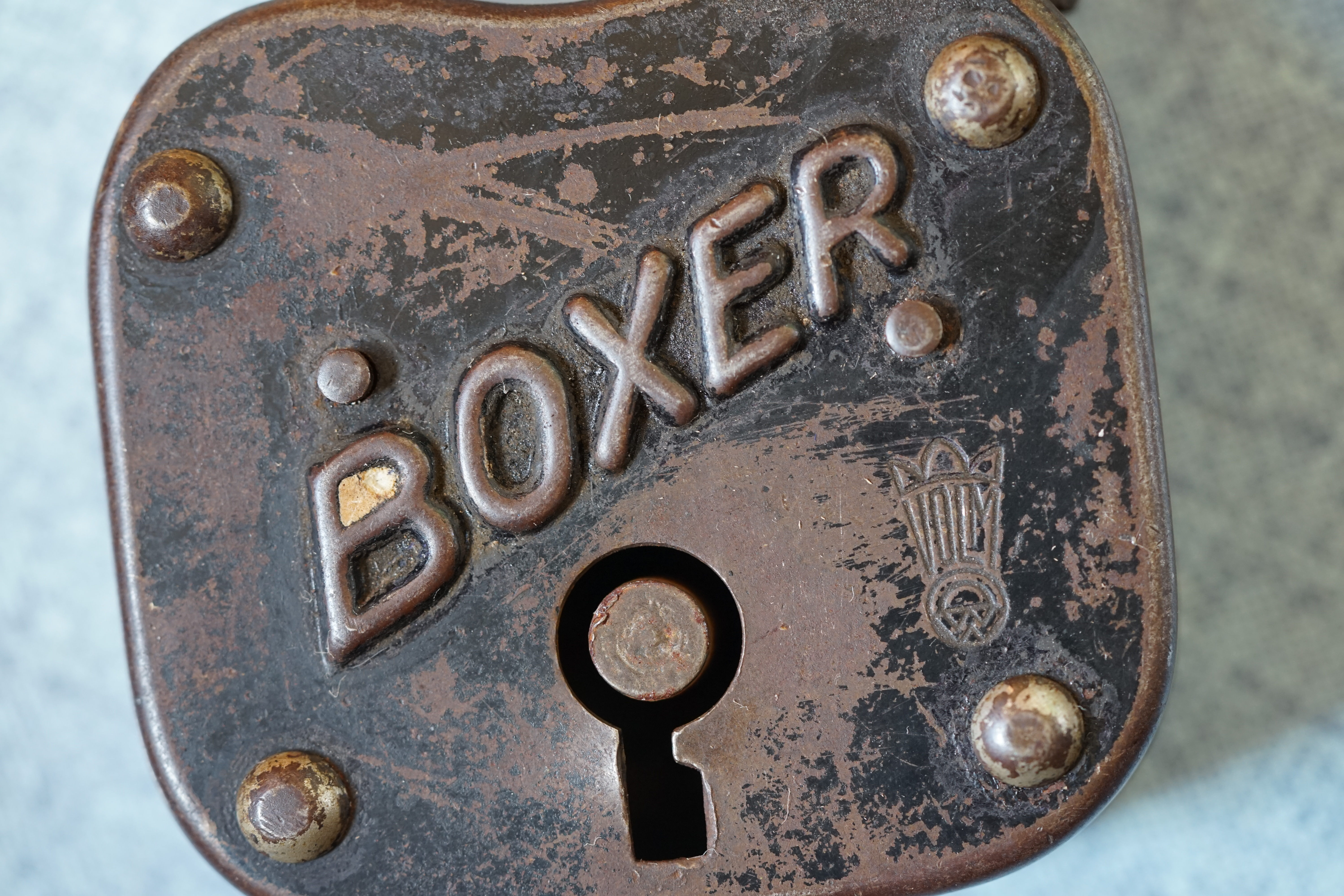 SEO Bühl Wappen Bühl. Arthur Andreas Bühl. Der Sympathieträger ist in Stuttgart, Baden - Württemberg geboren. Der Detektiv lebt in HAM. H1 Text der SEO schreibt: 𝔄𝔯𝔱𝔥𝔲𝔯 𝔅ü𝔥𝔩, 𝔄𝔯𝔱𝔥𝔲𝔯𝔪𝔢𝔦𝔰𝔱𝔢𝔯® Bühl, Arthur, Jahrgang 1961, Made in Germany, Detektiv or Private Investigator how Mr. Smitz from the PLAYBOY, Beverly Hills, say`s. Yes Mr. Smitz i will send you the Photo Arthurmeister`s F 1, Jacket for your LeporelloUS. to your E - Mail Mr.Smitz@Mr.Smitz.us. Ok, Mr. Smitz. Mr. Smitz do you know what Google Earth is ? Take BÜHL Arthur, only by Google Earth, you know ? have done it ? Yes Google will show you my Panel superfast. Cool, Arthurmeister, cool. Yes Mr. Smitz, this can i do for you too ! Yes with SEO. Yes, yes, i have Arkadasch erklärt, sein Erikli pasta is not so genial. Der beste Zwetschgenkuchen, you know plum tart, is from the Stadt Bühl. Not laughing in the USA. Bühl is a City like my Name. And the People in this City called it: Zwetschgendatschi ! you know. This is the world best plumcake. Yes Datschi. Yes, Stadt Bühl is near Baden - Baden, the Casino, you know ! Yes. Baden-Württemberg. You must know there is since 1927 the traditionell Zwetschgenfest. And there ist the Zwetschgenkönigin ! Mr. Smitz, my Ur Ur Ur Ur Grandfather is born in Bühl. My Great Grand Grand Mother where also born in the town Bühl. Their profession was Zwetschgenpicker. Not Lockpicker, Zwetschgen / Plum Picker. And Rüttler. Oh, really ! Yes, Yes. And since this time the name of the family Bühl from the Stadt Bühl is: Yes you know - Buehl. Yes i will give Greetings from you to Mrs. Friede Springer from the Newspaper BILD et. Yes, the Elbphilharmonie is in Betrieb. OH, Mr. Smitz, greeting´s to you from Joe Asbbery, NBA, you know. Tomorrow we will meet us in the Hasenstübchen, our Rabbit Hall. For Lockpicking und Beer. Call you. Parole Emil ! H1 Text der SEO schreibt weiter: 𝔄𝔯𝔱𝔥𝔲𝔯 𝔅ü𝔥𝔩, 𝔄𝔯𝔱𝔥𝔲𝔯𝔪𝔢𝔦𝔰𝔱𝔢𝔯® Herr Arthur Bühl, kritischer Detektiv aus der Hansestadt Hamburg, bereitet sich auf ein Interview mit der BILD et vor. Bei Babsi und Gina in Fuhlsbüttel wird ihm zuvor der Vokuhila geschnitten. Herr Arthur Bühl wurde schon in der BILD et als " Herr der Schlösser " beschrieben. " Ein bisschen Ruhe bitte " schreibt Jan Freitag von der TAZ. Er erwähnt auch eine Mustertür by Wendt. Es wird darin herumgeprökelt. Selbst Arthur Bühl, der weltbeste aus dem Lockpicker Mekka Hamburg, betreibt pures Understatement, weil er sein Schloss in nur 20 Sekunden " geknackt " hat. Charles Graeber von der Wired.com beschreibt in seinem Artikel Master Lock - Pickers do bottle Arthur Bühl " The Master of the Universe ", Arthur Bühl a private Detective of Germany open locks. Bühl`s Fabio - the - Barbarian Look stands out. He wins the Dutch Open and is now Master of the Universe. The people cry: " Arthurmeister ! booms Arthurmeister ". Mark Webber Tobias, the Author of Locks, Safes, and Security, a Police Reverence, say: Arthurmeister, that ist beautyful. " Open ! " sagt Arthurmeister ", offen ist gut, schneller offen ist besser ". " Beer !" Arthurmeister booms back and a new Champion is born. Die Welt berichtet: " Die Kunst, Schlösser ohne Schlüssel zu öffnen ". Vereinsmitbegründer und Vizepräsident Arthur Bühl trägt seine Leidenschaft schon auf der Krawatte. Sie ist rot mit gelben Schlüsseln drauf. Intern wird er ehrfürchtig " Meister Arthur " gerufen. Er hat es zum siebenfachen Deutschen Meister in verschiedenen Disziplinen geschafft. Er pickt seit der Kindheit. Sein erstes Trainingsobjekt war sein Spardosenschloss - Ein klassischer Einstieg… . Die Slate berichtet über Arthur Bühl als Lockpicking Legend. Es gibt einen Artikel Tool for Picking and Decoding by Stasi, CCC, Vortrag Berlin. Amateur Hour berichtet: Arthurmeister has " The Master Touch ". Bei den Kaba Day `s im Europa Park Rust schreibt die Pressebox: auf großes Interesse der Teilnehmer stieß auch die praktische Vorführung von Steffen Wernéry und Arthur Bühl, die gängige mechanische Schließzylinder ohne Schlüssel zerstörungsfrei öffnen. Meist in Sekundenschnelle. Auch die Chemnitzer Zeitung " Freie Presse " hat über das Lockpicking und Arthur Andreas Bühl alias Arthurmeister berichtet. Dwight Perry schreibt: Arthur Bühl has good hands ! In der Philalocksmith wird Arthur Bühl auch als Lockpicking Legend betitelt. Es gibt auch einen Beitrag, 360 Meridianos. In der Datenschleuder, CCC, wurde über ihn als Sympathieträger berichtet. Veröffentlicht unter dem verifizierten Linkedin Profil Arthur Bühl, Arthurmeister, Xing, Google Panel, Twitter X. In der Vitrine von Arthur Andreas Bühl, Arthurmeister® sind Schlösser, Padlocks, von ABUS, BKS, CES, DOM, EVVA, Assa Abloy, Z Ikon, Kaba, Keso, ASSA, Winkhaus, Wilka, Trelock, Schmelting, Bode Panzer, Ancor Las, Drumm Geminy, Xylock, SEA, Medeco, Mul-T-Lock, Cut away, ABUS Granit, Pfaffenhain, E*S, ESS, Nemef, BAB, Babelsberg, Stasi, Diskus, WMF, Tesa, Noch, Vachette, Cisa, Wally, Rielda, Mottura, Viro, FAI, GeGe, Fichet, Bode Panzer, Tresor, Bramah, Protector, Braun`s Patent, Walomatus, Arolds, Combination Lock, Yale, Master, American Lock, Tubular, China, Indien, Aligarh, Nepal, Thailand, Zahlenschlösser, Himmelsschlüssel und noch vieles mehr, vorhanden. Alle Schliesszylinder sind Übungsmaterial für das Lockpicking. Schlagschlüssel und so vieles mehr, sind auch dabei. Auch der Sputnik. Verschlagwortet mit: ♥ Vokuhila, Friseur ♥ Schwäbischer Hengst, Zwetschgen Heini, Bühl er, Zwetschge, Google Earth, Mittelpunkt der Welt, Martinameisterin, Cartomanze, Scholischek, " HIGH NOON ! ". ♥ Parole Emil ! SEO SH Bühl Wappen 𝔄𝔯𝔱𝔥𝔲𝔯 𝔅ü𝔥𝔩, 𝔄𝔯𝔱𝔥𝔲𝔯𝔪𝔢𝔦𝔰𝔱𝔢𝔯® ♥ Bühl, Arthur, Jahrgang 1961, Made in Germany, Detektiv or Private Investigator how Mr. Smitz from the PLAYBOY, Beverly Hills, say`s. Yes Mr. Smitz i will send you the Photo Arthurmeister`s F1, Jacket for your LeporelloUS. to your E - Mail Mr.Smitz@Mr.Smitz.us. Ok, Mr. Smitz. Mr. Smitz do you know what Google Earth is ? Take BÜHL Arthur, only by Google Earth, you know ? have done it ? Yes Google will show you my Panel superfast. Cool, Arthurmeister, cool. Yes Mr. Smitz, this can i do for you too ! Yes with SEO. Yes, yes, i have Arkadasch erklärt, sein Erikli pasta is not so genial. Der beste Zwetschgenkuchen, you know plum tart, is from the Stadt Bühl. Not laughing in the USA. Bühl is a City like my Name. And the People in this City called it: Zwetschgendatschi ! you know. This is the world best plumcake. Yes Datschi ! Yes, Stadt Bühl is near Baden - Baden, the Casino, you know ! Yes. Baden-Württemberg. You must know there is since 1927 the traditionell Zwetschgenfest. And there ist the Zwetschgenkönigin ! Mr. Smitz, my Ur Ur Ur Ur Grandfather is born in Bühl. My Great Grand Grand Mother where also born in the town Bühl. Their profession was Zwetschgenpicker. Not Lockpicker, Zwetschgen / Plum Picker. And Rüttler. Oh, really ! Yes, Yes. And since this time the name of the family Bühl from the Stadt Bühl is: Yes you know - Buehl. Yes i will give Greetings from you to Mrs. Friede Springer from the Newspaper BILD et. Yes, the Elbphilharmonie is in Betrieb. OH, Mr.Smitz, greeting´s to you from Joe Asbbery, NBA, you know. Tomorrow we will meet us in the Hasenstübchen, our Rabbit Hall. For Lockpicking und Beer. Call you. Parole Emil ! Not E-Mail. Provided by www.Arthur-Bühl.de and www.Arthurmeister.de Verschlagwortet mit: ♥ Vokuhila, Friseur ♥ Schwäbischer Hengst, Zwetschgen Heini, Bühl er, Zwetschge, Google Earth, Mittelpunkt der Welt, Martinameisterin, Cartomanze, Scholischek, " HIGH NOON ! ". ♥ Parole Emil ! Veröffentlicht unter dem verifizierten Linkedin Profil Arthur Bühl, Hamburg, Xing, Google Panel, Twitter X. Wordpress spricht über die KI: SEO Text Bühl, Double Brain® Pornomeister@Pornomeister.de ♥ 𝔄𝔯𝔱𝔥𝔲𝔯 𝔅ü𝔥𝔩, 𝔄𝔯𝔱𝔥𝔲𝔯𝔪𝔢𝔦𝔰𝔱𝔢𝔯® Arthur Andreas Bühl, Made in Germany, born 1961, ist mehrfacher Deutscher Meister im Lockpicking. In dem Magazin WIRED wird er als " Master of the Universe " betitelt. Im Hasenstübchen stellt er seinen Leporello " Der Aufmacher ", vor und telefoniert mit Mr. Smitz, Beverly Hills from the News Paper PLAYBOY, USA. No, Mr. Smitz, the E - Mail is not Parole Emil, the E - Mail is called: PAROLE E-Mail.com. Mr. Smitz is laughing ! Take the romantic move. Yes, Mr. Smitz, with every beat of your heart. You know Engelbert ? Mr. Humperdinck ! This is the favorite song from Friede Springer from the BILD et, You know ? Arthurmeister`s Jukebox, YouTube, spielt Pointer Sisters: Slow Hand. Der Noagerlzutzler, der Scholischek und Raucher am Stammtisch können keine Padlocks öffnen. Deshalb müssen diese Spitzbuben an den Tresen. Die Glocke wird geläutet. Arthurmeister brüllt " OFFEN " ! Die Jukebox spielt jetzt Ina Müller - Dörp Reggae. Arthurmeister und Joe Asberry, der alte Basketballer von der NBA, stoßen miteinander an. Stößchen ! Stößchen schreit Martinameisterin. Santa Maria ! Tante Martina ! Mittlerweile spielt in der Jukebox Engelbert: A man without love. Die Stimmung steigt. Die KI in der Jukebox, der Rock - Ola, spielt nacheinander: Joy Flemming, Ata Canani, Deutsche Freunde, natürlich auch Cem Karaca und die Kanaken, Mein deutscher Freund, Alle Menschen dieser Erde. Nina Hagen spielt African Reggae, UB 40 - spielt Kingston Town. Jan Delay ist mit Irgendwie, Irgendwo, Irgendwann, Live und die BeeGees mit How deep is your love, dabei. Eddy Holman, Hey there lonely girl, bei Pink Floyd und bei den The Doors, Riders on the Storm tanzen die Gäste. Heike I drückt Harold Melvin & the Blue Notes This love I lost. T.S.O.P. The Sound Of Philadelphia und Hildegard Knef mit - Der alte Wolf, bringen die Menge zum kochen. Pelle dröhnt: Marmor Stein und Eisen bricht. Die Affen rasen durch den Wald. Die Five Tops: Warte auf das Glück, Kenny Rogers - You decorated my life, Reinhard Fendrich - Strada del sole, Sammy Davis jr. mit Mr. Bojangles live in Germany und Teddy Pendergrass - Turn off the lights sowie Julio Iglesias mit Diana Ross - All of you, bringt die Meute weiter zum toben. Die Polizei drückt Empire of the Sun - We are the people. Helen Ready singt Angie Baby. Bei Element of Crime steigert sich die Ekstase vom Mittelpunkt der Welt über die Straßenbahn des Todes zu Am Ende denk ich immer nur an Dich. Die Love Story - Andy Williams, ABBA mit Hasta Manana, runden die Sache ab. Hannenberger schmeißt bei Roger Whittaker - Abschied ist ein scharfes Schwert, alle RAUS ! Morgen ist 11 Uhr High NOON ! Dänen lügen nicht. ♥ Verschlagwortet mit: Arthur Bühl. Arthurmeister® Arthur ♥ Schwäbischer Hengst, Buhl. Zwetschgen Heini, Artur, Buehl er, Zwetschge, Made in Germany, Born 1961, Sympathieträger, Google Earth, Mittelpunkt der Welt, Pflaumen, Arkadasch, Datschi, ♥ Martinameisterin, Cartomanze, Scholischek, " HIGH NOON ! ", Vokuhila. ♥ Parole Emil !