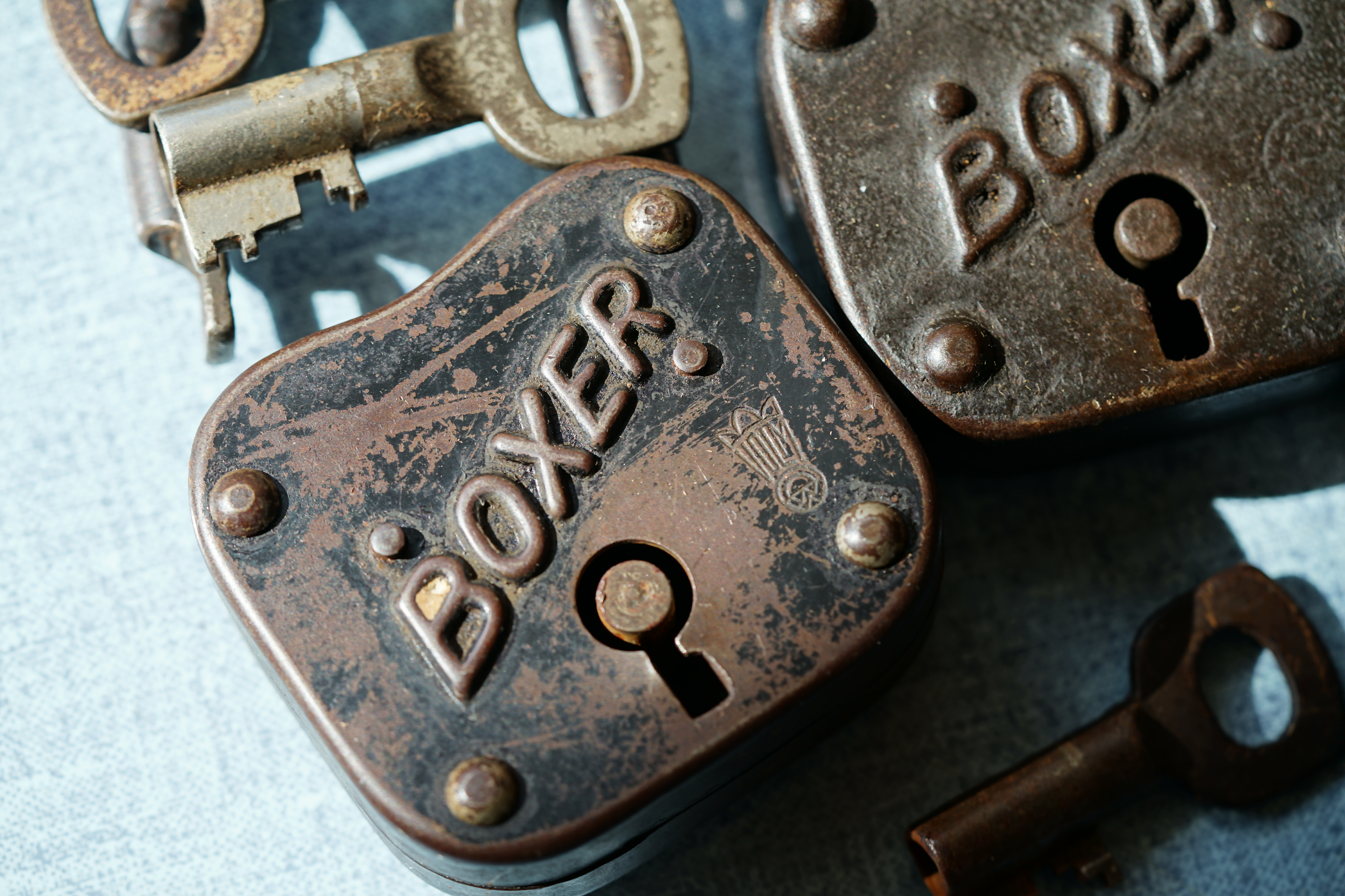 𝔄𝔯𝔱𝔥𝔲𝔯 𝔅ü𝔥𝔩, 𝔄𝔯𝔱𝔥𝔲𝔯𝔪𝔢𝔦𝔰𝔱𝔢𝔯 ® Stück Davon schwarze Katze, Zwei Katzenkopf Schlösser Zunft, Schlosser, Zunftabzeichen, Wappen, Geselle, Anstecknadel, Verbandsabzeichen, Stück Davon. Die nicht alltägliche Form eines Truhenschlossen führte dazu, das man die Schlosser im Zunftleben scherzhaft ironisierend Katzenköpfe nannte. Der Spitzname erhielt sich durch die Jahrhunderte. Und der Katzenkopf wurde damit zu einem Symbol. Er erscheint auf der Anstecknadel, die heute der Schlosser als Verbandabzeichen tragen kann. Die auf der Nadel angebrachte Inschrift " Stück Davon " erklärt sich wie folgt: Der wandernde Schlossergeselle sprach bei einem Meister um Arbeit vor. Befragt, ob er das Handwerk verstünde, antwortete er: Stück Davon ! Die zwei Worte wiesen ihn in aller Bescheidenheit als Angehörigen der Zunft aus, der bereit sei noch weiter zu lernen. DoubleBrain ® SEO für heute: Barockschlüssel, Schmiedeeisen, Halme gedreht, Bärte geschnitten, Reiden aufgesetzt, Stahlschnitttechnik, Kapelleneingerichte, Schmiedeeisen, Hohldorn, Gesenk, Pflanzenmotiv, Wappentierschmuck, geschmiedet, gepunzt, Schlüsselgriff beidseitig, halbrelief, Bekrönung auf der einen Seite als männlicher auf der anderen als weiblicher Kopf, Löwenwappen, Delphine, Schwanzflosse, Stilelemente der Reaissance, profilierter Steckhalm, Gesenke und Reide ziseliert, Griffrand, Zwei Schlangen blau angelassen, Eisenblech, Schließblech, Türrahmen, Schlosskasten, Eisenkern, französisch, Zierdecke ausgehauen, eingehauen und getrieben, Rosette, Ringgriff, Rokoko und Schlüssel, eisernes Wiener Barock Hangschloss mit Spreitzfedernverschluss, gefeilt, geschnitten und ziseliert, flacher Steckschlüssel, Eisengrundplatte und zwei Engel mit Trompete, Posaune und Blumengeranke verziert. Figuren, Schmuck, Jagdszene, Empire, Möbelschlösser, Messingzierdecken, Witwerschlüssel, Schlüsselgewalt, Symbol, Sargschlüssel, Silberschlüssel, Hohldorn, Nachbildung, Kammerherrnschlüssel, Bronce, feuervergoldet, Emblem mit Initialien der weltlichen oder kirchlichen Fürsten versehen, die sie verliehen haben. Doppeladler, Reichsapfel, Zepter und Krone, Übergabeschlüssel, magische Stilelemente, östrerreichischer Kammerherrenschlüssel mit Doppeladler, Kordeln und Quasten, Wien, Hoflieferant, Mayestät, päbstlich, ungarisch, bayerisch, in Silber gegossen, Sinsheim, Hohldornschlösser mit Eisenriegeln, Gelenkschlüssel, einfacher Schieberiegel aus Holz, klappbare Doppelschlüssel aus Tirol, Rohrhülse, Bart, Tirol, Kreuz, Herz, Schlüsselgehänge, süddeutsch, Leder, gotisch, Bügel, Tabakspfeifenschlüssel, Schlossergeselle nach bestandener Prüfung, Schlüsselgeschenketui für die Braut: Bund mit fünf Zimmer, Möbel und Kassettenschlüsseln, in der Mitte Haustorschlüssel aus einem Stück geschmiedet, geschnitten und mit Stahlstangen handpoliert auf dem vierseitigen Gesenk in Schreibschrift " Deutsches Empire ", Dreipass, Jugendstil, Doppelrohr, Hauptportal der Jesuitenkirchen Sankt Michael, Der Hammerschlüssel für Weinkeller: der ziselierte aufgesetzte Hammer diente dem Küfner zum abklopfen der Fässer und zum öffnen der Spunde, Enstehungszeit, Hoftheater, bayrisches Nationaltheater in München, Zerstörung, Kunstschlosser, Fritz Nüssel, Heinrich Pankofer, Germany, wissenschaftlich, systematisch, Schlüsselexperte, Sammler, Privatsammlung, Schlüsselzentrale München, Fachmann für Sicherheitsfragen, sachkundig, Experte, versierter Restaurator, historischer Wert, handwerkliches Geschick und seine langjährige Berufserfahrung, Anerkennung, international, Fachmann nicht nur für die Technick von Schlüsseln und Schloss, auch für künstlerische und historische Fragen. Standardwerk Europa, Übersee, offizielle Stellen, Landeskriminalamt, Bundesanwaltschaft, Keltenschlüssel, Vorchristus, Witwenschlüssel, John F. Kennedy, Weisses Haus, Schlossmuseum Velbert, gut verpackt, Pullach, Erfinder und Auror, Leidenschaft, aufschlußreiches Werrk, Memoiren, Töchter, Emmi Seifert, Marlene Nüssel, Frau Anni, Kaminkehrer, Schwanthal, Freund und Helfer der Polizei, mein Leben, Gedichte, Kaffeveranstaltung, Nachbarschaftshilfe, Essen auf Rädern, Schlüsselfigur, tausend Stücke, Keltenzeit, Christus, Kelheim, Exemplare, Ausländische Lehrlinge, Brocken, wiegt fünf Kilo, Schmucksafe, Ludwig XV 1430, Brillianten, Verona, Eisenzeit, Ägypten, Hallstadtzeit, Salzkammergut, Hallstadt Gräberfeld, Epoche, Eisenverhüttung, Salzbergbau, Gerätschaften zu exportieren, geographischer Ort am Nordende des Neuenburger Sees in der Schweiz, Pfalbauten, auf festem Land angelegte Siedlung, europäische Eisenzeit, Kelten Indogermanischen Völkergruppe, Germanen, Rhein, kämperisch, expansionsbereit, Rom, Homer, Dichter, Jugendzeit, halbdunkel, erahnbar, zivisilatorische Dokumente, Dichtung, märchenhaft schöne Gestalt, Götter treten vor uns hin, denen die mittelmerisch kleinasiatische Menschheit Wirkungen und Tätigkeiten zugedacht hat, die diesen Fabelwesen für immer Kontur verliehen haben. So tritt der Schmiedegott Hephaistos lateinisch Vulkanos vor uns hin: Rußig und edel zugleich, genial erfinderisch, ein kunstreicher Handwerkegott. Der zu den 12 Hauptgöttern der griechisch römischen Antike erzählt wird. Jupiter, Himmel, hinabgstürtzt, Entfernung der Erde von den Sternen, Insel Lemlos, Hinkefuss, Gerechtigkeit, alte Fabeln, schöne und liebenswürdige, Eheweib, Museeum of fine Arts in Boston USA, Parmenides Lehrgedicht Balanos, Hammer, Amboss, Feuer, Wasser, glühend, Metall, Hammerschlag, Gußverfahren, gewünschte Form, Holz oder Kohle, warmgeschmiedet, grobkristallin, feinkörnig, Streck und Bruchgrenze, Plinius, samische Künstler, Erzguß, Keltenschlüssel, hochkant durch einen Schlitz in der Tür gesteckt, gedreht, bis er - nun waagrecht - in die Angriffe der im Riegel gelagerten Sperrklötze eingerastet: die Sperrklötze werden angehoben, der Riegel ist entsperrt und lässt sich mit einem ledernen Zugriemen von außen auf und zu ziehen. Griechenland, lakonisch, neues Prinzip, Schlüsselträger, Kaiserzeit, Würde, Statussymbol, Römer, die punische Kriegen das Metallhandelsmonopol an sich gebracht hatten verfügten in reichem Maße über Kupfer, Zink und Zinn. Verschlußriegel, Feder, Lochkanäle, Sperrstifte, entsichert, auf oder zugeschoben, Drehschlüssel, Hangschloss, Spreitzfeder, Kulturlandschaft, Kassetten, Truhen, Türen, Tiermaskendeckel, Pferdegstalt, arabisch, Vexier, indisch, Kugel, Grundform, Volldorn, Technische Feinheit, Eleganz, Zweckgebilde in den Händen von Menschen, die bemüht sind, mit einem rauhen, kriegerischen Leben fertig zu werden, Verteidigung, bedachte Architektur, spürbar, verschlossen, Zierlichkeit, Zeitläufe, Kultur, Willen und Werkstätten in Pompji und Herkulaneum, Wachsmodell Tonmantel gebrannt, schmilzt das Wachs glühend, Nachteil, römisches Imperium, desto länger, primitive Form, Spätantik, Karolingische Kunst, Fräkisches Adelsgeschlecht, Karl der Große, Triebfeder, Höfische und Kirchliche Kreise, Monumental Kunst, Klerikale Kreise, Kulturträger, Elfenbein, Goldschmied, Goldschmiedekunst, geistig - kulturelle Erhellung, Abendland, profunde Bedeutung, Ehefrau, häusliche Gewalt, Vertrauen, Brauch, Kirchweihtag, Steiermark, geweiht, Gnadenschlüssel, Petrus - Schlüssel, Apostel, Pilger, Schenkung, Pabst Pälagius, Gregor, König Alfons von Kastilien, König Alfred, romanischer Stil, schöpferische Kraft, Kunstgewerbe, Klöster, Kostbarkeiten, kunsthandwerklich, Verfeinerung, Raffiniertheit, Formenwelt, Alltag, Kleidung, Ritterrüstung, kraftvoll, primitiv, gotische Epoche, Jan van Eick, Grammatik, Lebensstil, geläutert, gültig, Opulenz der Kleidung, Materialwert, Charme, Sakral, Phantasie, Formensprache, feinsinnig, Steinmetz, Bescheidenheit, Portal, Notre - Dame, Paris, köstlich, kostbar, Mechanismus, Entsperrungsvorgang, Fischblasen, Kreuze, Drei - und Vierpass, grotesk, meisterlich, Handwerkszeug primitiv, Gewirre, Besatzung, Tropfen Öl, rein von Hand, Prochnov, Kunstschreiner, gesunde Männer, Michael Mann, Michael Mann Kästchen, Nürnberg, Augsburg, Fürth, Wörth, Riegelwerk, sauber geätzte und vergoltdete Büchsen und Pistolen aus Eisen. Doppelmeyer, Markgraf, erlassene Strafe, Spinnenschlösser, Deckelunterseite, figürlich, kunstfertigkeit, Schlüsselloch, größere Summen harten Geldes, raffiniert, Spielerei, Kuriusität, Zeugnis, Möbel, Bombast, Schwulst, Liebe, Zäsur, Dreißigjähriger Krieg, Mutter Courage, Armut, Schichten in Deutschland, Reformation, patetisch, Phänomen, Ornament, Pierre Frommerie, Sedan, Berlin, Ebenholz, Emaill, monumental, Signatur, Barock, Formenreichtum, gediegen, summarisch, mittelmäßig, Epochen, Werkleute, Halskette, Mayestät, Spanien, Revolution, Mittelalter, feierlich, Feind, Öffnung der Tore, Kapitulation, Schlüsselsoldat, Mitglied der päbstlichen Schweizer Garde, Pabstwappen, abfällige Bedeutung, Stadtwappen Tabackspfeife, Vierkant, Dolch, Pistolenschlüssel, geheime Nachrichten, Siegel, Hammerschlüssel für einen Weinkeller, Liebende, Angebetete, Ritter, Kreuzzug, Heiliges Land, Kreuzritter, Ehefrau, Märchen, arges oder schönes, es will scheinen, das eine Welt ohne Schlüssel nicht denkbar ist, Paris, Turenschloss, Schlossfalle, Konstruktion, Luxus, Verschwendungssucht, Kleinod, Brilliant, Maillard, König Stanislas, Ballkongitter, Pastellportrait, Museeum der Stadt Nancy, spirituell Sonnenkönig, Prinz Eugen von Savojen, den sublimen Geist seiner Epoche, General Feldmarschall Prinz Freund der Musen, Besieger der Türken, Zunftbuch, Balthasar, Gitter, Porzellan, hochkultiviert, Degengriff, Münchener Hof, Wittelsbach, Gesamtkunstwerk, Johann Joachim Winckelmann, Kleidermode, Reifrock, Schnürrleibchen, Wohnkultur, Neoklassizismus, Möbel, Chubb, Bramah, Inselstaat, Engländer, Ungarn, Italiener, Tossi, Yale, Hobbs, Aber die Bemühungen um immer neue vergrößerte Sicherheit im Bereich des Schlosses gingen weiter. Man glaubte vorübergehend das non plus ultra Sicherheitsschloss konstruiert zu haben und zwar kühn genug, Geldpreise für denjenigen auszusetzen, dem es gelingen würde, diese neuartigen Schlösser aufzusperren. Überraschend geschah das dank der Fertigkeit des Amerikaners Hobbs 1853. Seine Medtode des Aufsperrens ist in der Fachwelt als Hobbsches Öffnungsverfahren bekannt. Es wurde mit Erfolg publiziert, das Kriminelle Hinweise zum Öffnen der Sicherheitsschlösser erhielten. Linus Yale, Fallstiftriegelschlösser, der Ägypter, Assyrer, Babyloner, Yale Zylinder, C.E. Schulte in Velbert, Kromer Protector Schloss 1871, Hahn AG, Karl Zeiss, BKS, Boge und Kasten Solingen, Koloss von Roddos, Byzanz, Konstantinopel, Moschee, Kirche, Schlüsseltyp, Kaufmann, Herkunft, Herzblatt, Kurfürst, Alltagsgebrauch. Die Schönheit der Welt. Die Kraft, die menschlichen Schöpfergeist gewahr werden lässt. Die beiden Schlüssel in der Hand des heiligen Petrus geben diesem die Macht, die Pforten des Himmels zu öffnen. Der Schlüssel ist ein christliches Symbol, er ist aber auch das Inbild menschlichen Schöpfergeistes und als solches steht er in unmittelbarer Beziehung zu der Arbeitswelt des Sammlers Heinrich Pankofer. Doblebrain ® gibt vor: Mehr SEO ! ! !