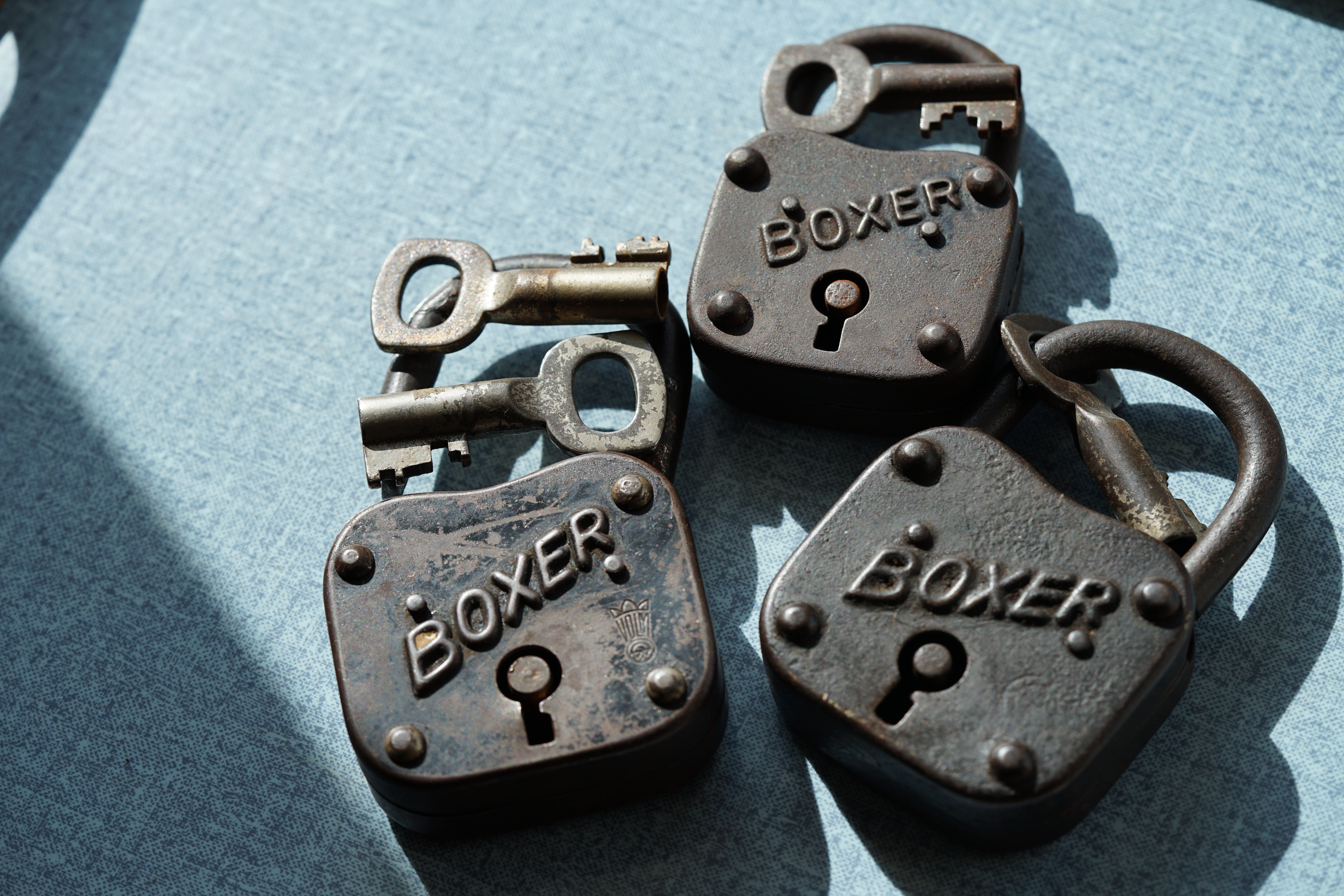 Freunde ! spricht Arthur Bühl, Detektiv aus ( HAM ), und hebt den Zeigefinger: Ihr mit eurer künstlichen Intelligenz. Die muß trainiert werden. Wie der Stammtisch. Und die Schlagworte wie Arthurmeister ® bürgerlich Arthur Andreas Bühl ist mehrfacher Deutscher Meister im Lockpicking, müssen hinzugefügt werden. Arthurmeister öffnet Schließzylinder, Profilzylinder, Vorhangschlösser zersörungsfrei. Die Benutzung von E - Pick, Sperrzeug, Pickset, Schlagschlüssel sind natürlich erlaubt. Alle Dietriche und Werkzeuge die das Schloss nicht beschädigen ! Arthur Bühl gibt auch seinen Kollegen im Detektiv - Verband als Performance Künstler Einblick in die Welt des Lockpicking, die Welt der Schloss Herzen und zeigt ebenfalls Öffnungsmethoden der Stasi und deren operatives Vorgehen. Arthur Bühl ist weiter Präsident der eingetragenen Schutzmarke Pornomeister ® S.A.R.L und stellt dort auf seiner Internetseite Schnitt - und Cutmodelle von Schließzylindern und Tresorschlössern vor. Während Bild et Uschi stenografiert erklingt aus der Jukebox im Hasenstübchen der Klassiker: Slow Hand von den Pointer Sister`s. Hannenberger fragt: Wie immer ? Arkadasch meint: Heute Helbing ! BILD et Uschi mit Parole Emil ! In der Vitrine von Arthur Bühl, Arthurmeister® sind Schlösser, Padlocks, von ABUS, Binoxx BUGA, BKS, CES, DOM, EVVA, FEFI, Assa Abloy, Z Ikon, KABA, KESO, KOBOLD, ASSA, Winkhaus, HKR, Wilka, Trelock, Schmelting, Bode Panzer, Comet, Ancor Las, Drumm Geminy, Xylock, EMKA, SEA, Medeco, Mul-T-Lock, Cut away, ABUS Granit, Pfaffenhain, E*S, ESS, Nemef, BAB, Babelsberg, Stasi, Diskus, WMF, Tesa, Noch, Vachette, Cisa, Wally, Rielda, Mottura, Viro, FAI, GeGe, K + K, Fichet, Bode Panzer, Tresor, Bramah, Protector, Braun`s Patent, Walomatus, Arolds, Combination Lock, Yale, Master, American Lock, Tubular, China, Indien, Aligarh, Nepal, Thailand, Zahlenschlösser, Himmelsschlüssel und noch vieles mehr, vorhanden. Alle Schliesszylinder sind Übungsmaterial für das Lockpicking. Schlagschlüssel und so vieles mehr, sind auch dabei. Auch der Sputnik. Verschlagwortet mit: ♥ Vokuhila, Friseur ♥ Schwäbischer Hengst, Zwetschgen Heini, Bühl er, Zwetschge, Google Earth, Mittelpunkt der Welt, Martinameisterin, Cartomanze, Scholischek, " HIGH NOON ! ". ♥ Parole Emil ! Arthurmeister`s Jukebox im Bunny Hall, B - Seite Einmal den Himmelsschlüssel aus der Hand gegeben. Der Stammtisch hat sofort eine Bass - Boom - Box, angeschlossen. Wie inner Disse ! Werbefrei. Mit Lichtorgel. Bouncing Joe und Schwerti drücken: Du wirst immer schöner ! Heike IV versucht sich an der Sportart Purzelbaum. Prost und Stößchen ! LiBi`s vom Lockpicking am Stammtisch sind unter Bunter Nachmittag, anzuschauen. Also: Viel Spaß ! und das Passwort lautet: Freibier Freibier ! Lautstärke ? " OFFEN ". Magic Fly. Arthur Buehl de oder Pornomeister de