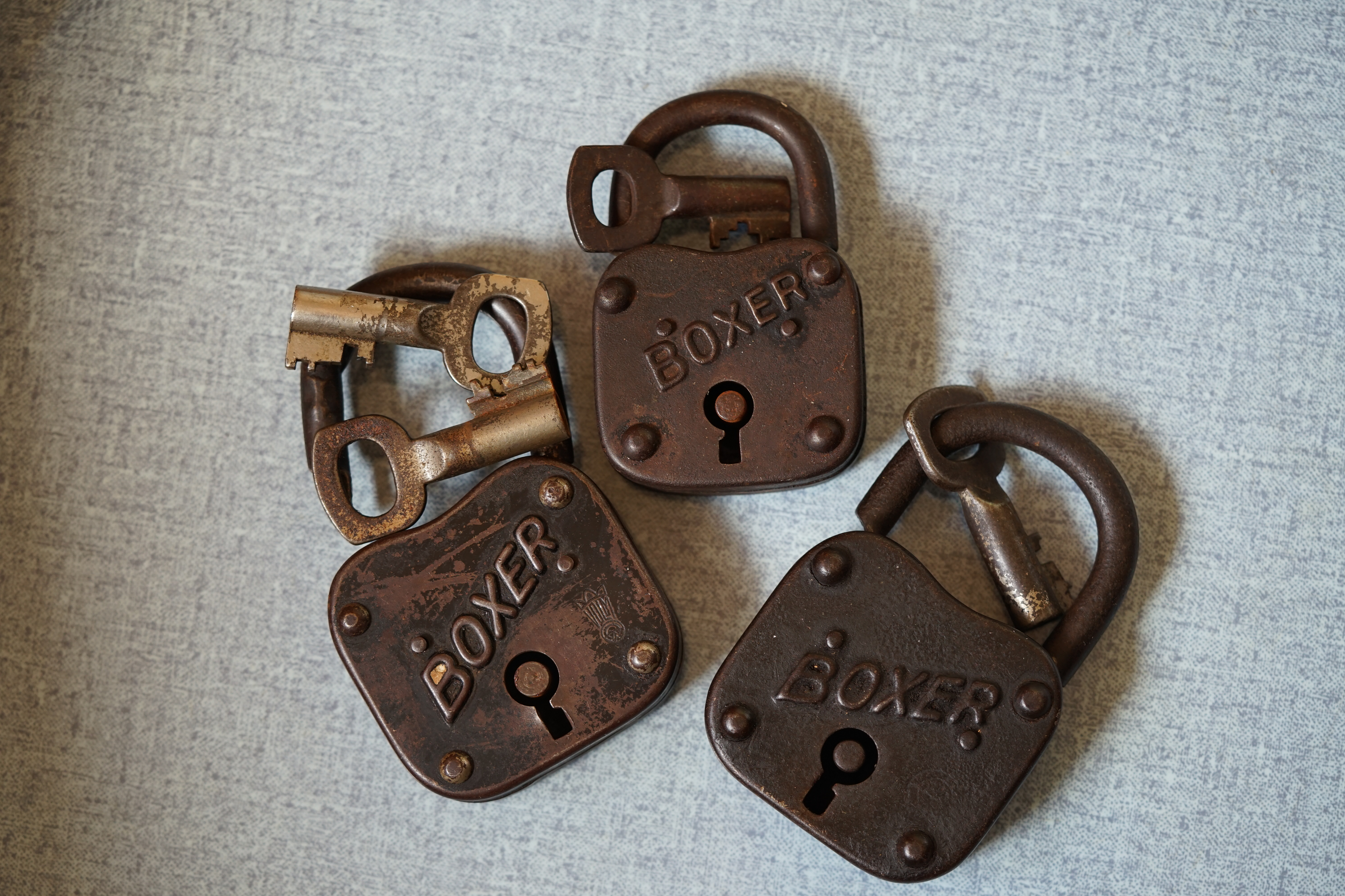 verifiziertes LinkedinProfil Arthur Bühl, Arthurmeister® Arthur A. Bühl, Made in Germany, born 1961 in Stuttgart, arbeitet seit 40 Jahren als Detektiv und lebt in Hamburg. Er ist als Detektiv Mitglied in nationalen und internationalen Berufsverbänden. Unter dem Künstlernamen " Arthurmeister " erklärt Arthur Bühl Lockpicking; das zerstörungsfreie öffnen von Schlössern und Schließzylindern. Der Ehrenkodex lautet: Öffne nur deine eigenen Schlösser. Fremde Schlösser dürfen nur mit Einwilligung des Eigentümers geöffnet werden. Herr Bühl wurde schon als Schlossknacker bezeichnet. Dies ist natürlich Quatsch, denn wenn man z.B. ein Vorhangschloss knackt, so ist es kaputt und die Wettbewerber und Lockpickerkollegen können nicht mehr daran üben. Knacker benutzen einen Kuhfuß. Der mehrfache Deutsche Meister dagegen ein Pickset und es gilt: " Offen ist gut, schneller Offen ist besser ". Von der Zeitschrift " Wired " wurde Arthurmeister als Master of the Universe, betitelt. Viel Spaß und Erfolg beim Üben. SEO für heute: Parole Emil ! Arthur Bühl, Sympathieträger.com, Präsident Pornomeister SARL. Die Anschrift lautet: Arthur A. Bühl, Postfach 605 145, 22 246 Hamburg. SEO NEU geändert Twitter X 11.06.24 Bilder Budeg ( Bold serif ) Arthur Andreas Bühl, Detektiv, made in Germany, born 1961 in Stuttgart, Baden - Württemberg, living in HAM, Im Dienste der Wahrheitsfindung unterwegs, betreibt in seiner Freizeit Lockpicking aus Leidenschaft. Der mehrfache Deutsche Meister wird in der WIRED als " Master of the Universe " betitelt. In der BILD et ist der Artikel " Herr der Schlösser " abgedruckt. Im Hasenstübchen - Fuhlsbüttel, am Hasenberge, Santa Fu, wird gefeiert. Arthurmeister® stellt seinen Leporello " Der Aufmacher " vor. Der Stammtisch grölt " OFFEN ". Scholischek, Rudi, Heike I, Noagerlzutzler, Arthur und Joe Asberry, der alte NBA ler, prosten sich zu. Arthurmeister`s Jukebox auf YouTube spielt Pointer Sisters - Slow Hand ! ♥ Beim Tanzen ruft die Cartomanze " Ey du Sympthieträger ♥, komm mal her " ! SEO für heute: DETEKTIV, Arthur Bühl, Lockpicker, Deutscher Meister, pickt ABUS Padlock, Double Brain ® KI, KI-Worldwide.de, Arthur-Bühl.de, Arthurmeister.de