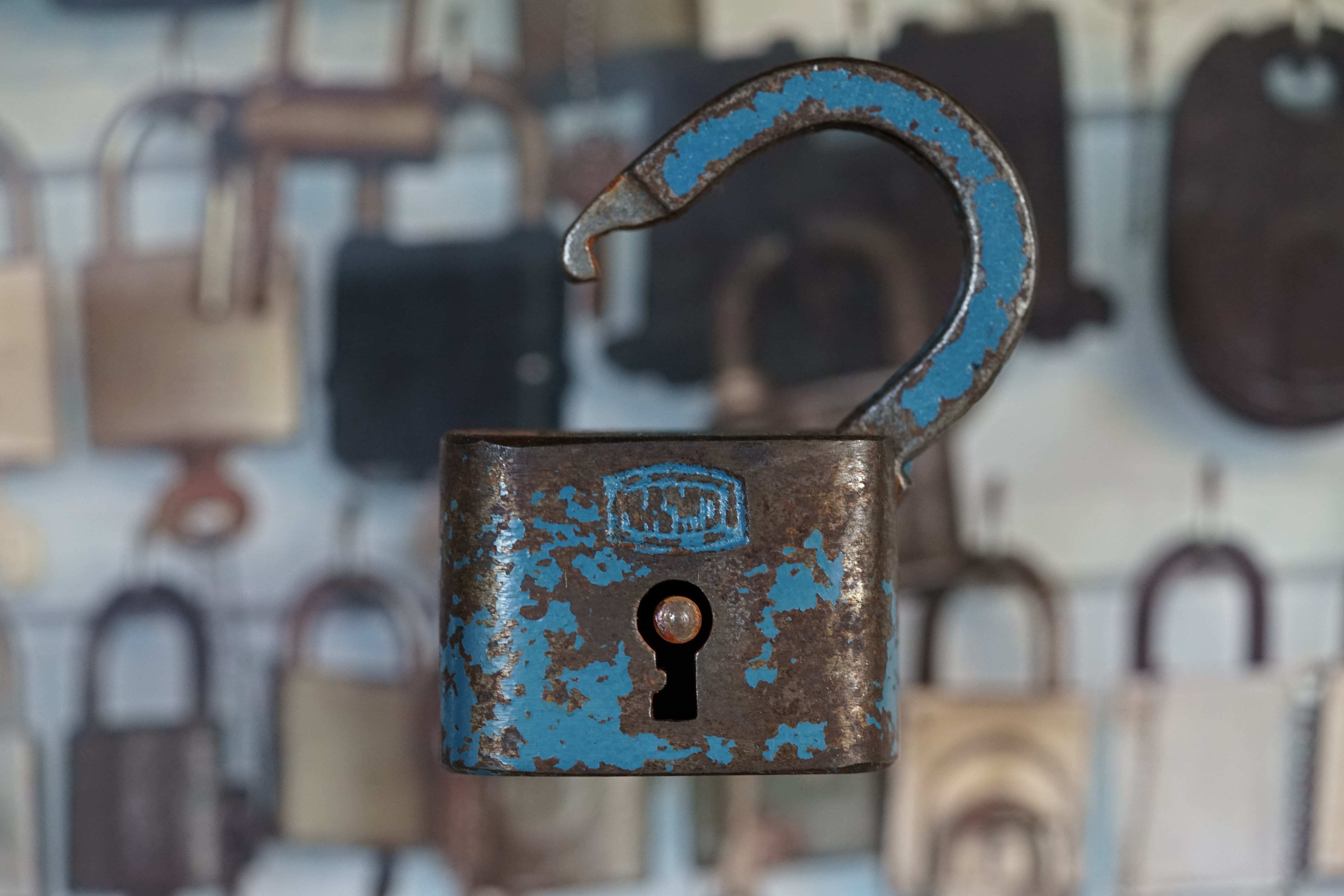 Für das Jahr 2026 wurde der SEO von Doublebrain ®, der Firma chatgpt und von einer KI ergänzt: Arthur A. Bühl, made 1961 in Stuttgart, Germany ist ein Babyboomer ! und ein Sympathietraeger ! Slow Hand ! mit dem Mastertouch ! Locksport: The strange things that happen at a lock-picking convention by Tom Vanderbilt, Deviant Olliam, Slate, picking, Hackers Planet, Earth, Event, Flickr, Foto, Ina Müller, Arthur Meister, Lockpicking, ssdev, Photo, Slide Player, The Joy Lock Club, Schuyler Towne, by Pagan Kennedy, Arthur Bühl, called Arthurmeister, can pick a Lock faster than you, David Olliam, Slate, Tool, Toool, the open organisation of Lockpickers, Wired, Jan Freitag, TAZ, FAZ, BILD, WELT, BUDEG, BDD, Linkedin, Pornomeister SARL, X, Twitter, Security of Locks, Linkedin Arthur Bühl, Zwetschgenstadt Bühl, Bühl Wappen Bühl, Fahne Bühl, Facebook, Bühl, Arthurmeister, Pornomeister SARL, Lockpicking Experte. Tagged with: Dorma Kaba, Europa Park Rust, Zwetschgenhengst, NBA, Bouncing Joe Asberry, Everybody Wiki, Schwäbischer Henst, Pflaume, Zwetschge, Doublebrain, Mandy August, Rallye, cross, Datenschutz. Zitat: Arthurmeister " offen ist gut, schneller offen ist besser ! " Pankhofer, Schloss und Schlüssel, Arthur Bühl, Wappen Bühl, legal 1001, Radio Eriwan, In Arthurmeisters Jukebox im Hasenstuebchen, You Tube, ( HAM ), sind Schallplatten von Slow Hand, Pointer Sisters, Engelbert, Joy Flemming, Ina Müller, Dörp Reggae, Reinhard Fendrich, Sammy Davis jr., Bee Gees, Hans Söllner, Element of crime, Empire of sun - we are the people, Katja Ebstein - Es war einmal ein Jäger, Udo Jürgen - Das Lied das nie zu Ende geht, Vicky Leandros - Ich liebe das Leben, Die Five Tops - Warte auf das Glück, Marianne Rosenberg - Er gehört zu mir, Hildegard Knef - Für mich soll`s rote Rosen regnen, Connie Francis - schöner fremder Mann, Heino - Caramba, Karacho, ein Whisky, Drafi Deutscher - Mamor Stein und Eisen bricht, Kraftwerk - Das Modell, Ernst Neger - Rucki - Zucki, Wolle Kriwanek - I fahr Daimler, Reinhard Fendrich - Strada del sole, Zupfgeigenhansel - Bella Ciao, Joy Flemming, Half breed, Haindling - Du Depp, Nina Hagen - Africa Reggae, Schwoisfuß - Bin i selber Rastamann, Jan Delay - Irgendwie, irgendwo, irgendwann, Grachmusikoff - Oiner isch emmer dr Arsch, Wolfgang Ambros - Du schwarzer Afgahne, UB 40, The Manhattans - Kiss and say Goodbye, Three Degrees - Dirty old Man, Babara Streisand - Woman in Love, George Michel - One more try, Candy Dulfer, Deep Purple - Child in Time, Moody Blues - Nights in white Satin, Eagles - Hotel California, Dire Straits - Sultan of Swing, Pink Floyd, Sade - Smooth Operator, Toto - L`italiano, Marcella Bella - Nessuno MAI, Peddy Pendergrass, Tom Jones, Eddie Holman - Hey there lonly girl, Chicago - If you leave me now, Kalvin Harris - Promises, Fugees, Engelbert - How I Love You, Gloria Gayner can`t take my Eys off you, Olivia Newton John, Ricky Shane - Mammy blue, Los Bravos, Kenny Rogers, Albano und Romia Power, Totzi - Ti amo, Tina Turner und Eros Rammazotti, Abba - Hasta Manana, Roger Whittacker - Abschied ist ein scharfes Schwert, Toto - Hold the line, Love Story mit Andy Williams, Grace Jones, Diana Ross und Julius Iglesias - All of You, Christopher Cross, Roberta Flack & Peabo Bryson, George Benson, Aloe Blacc - I need a Dollar, Simply Red - if you don`t know me by now, Luther Vandross und sehr viele mehr. Es erscheint auch bald die B - Seite von Arthurmeister`s Jukebox ( HAM ) Fuhlsbüttel, Hasenstuebchen, Playboy, Bunny Hall, Los Angeles, Beverly Hills, TSOP The Sound of Philiadelpia, Golden Gate Brigde, und noch so vieles mehr. Seattle Times says: He has got good hands, but how`s his vertikal. Arthur Bühl, a private detective from Germany deflated an all-star field of lockpickers in the world. Pressebox: Kaba Day im Europa Park mit Arthur A. Bühl, Detektiv. ( Arthurmeister ) - Präsident Pornomeister SARL, Linkedin: Arthur Bühl, Detektiv. 360 Meriandos, The Master Touch, opening locks without keys. Jesusmeister Arthur Bühl is a Master who can pick any lock in the world, but Jesus is the only Master who can unlock the human soul. Slideplayer. Phila Locksmith, Lockpickerherz und Schlossherz sind ges. gesch. Marken von Arthur Bühl. Das Wappen Bühl ist gelb, blau mit schwarzen Linien. You Tube, 23C3 Schlossoeffnung wurde beim CCC, Caos Computer Club, gefilmt. Citywide RFID Master, House key, Hamburg, by Wired. WIRED is where tommorow realized. World Trade Center, New York, YY 10 007, Communicationsmanager Mr. Smitz. Wiki, Attraktor, Trainingslager. Schloss - Öffnen, Public Domain 147, Staatsicherheit in der DDR, Arthur Meister aus Hamburg, Bunker am Ulmenwall. Herr der Schlösser, Bild Zeitung. SEO neu Linkedin. Flickr taged with Arthurmeister, Meister Arthur, Oberalster VFW, Ina_Müller_Arthurmeister, Caspar Kircher, IMG-20190206-WA0000, https://www.flickr.com/photos/152138254@N04/32797048511/in/photolist-RYar1r-RRBTfh-RYarTD-2dCE8UE-6QHqr8-PXBzGF, 32797048511_d7099e2cf3_b, cgre, Ina Müller @ lockpicking, Ina Müller Lockpicking.org Arthur Meister, Arthur-Buhl.jpg WIRED, https://media.wired.com/photos/59323075b8eb31692072e0db/master/w_1600c_limit/arthur-buhl.jpg, Arthur Bühl (@ArthurBuehl) / X, Arthur Bühl the Dutch Open lockpicking champion. WIRED. Arthur Andreas Bühl - EverybodyWiki Bios & Wiki, Datei: Arthur-Andreas-Buehl-Detektiv.jpg, Datei:Buehl-Wappen-ges.-gesch.-Arthur-Andreas-Bühl-DETEKTIV-Germany-HAM-1961-2061.png, Martinameisterin, Doublebrain ®, Arthurmeister®-Arthur-Buehl-Patent.png, Arthur Andreas Bühl / VereinsWiki / Fandom, Flickr - Meister Arthur, Ina Mueller, Arthurmeister, Porno Meister Bühl. Arthur A. Bühl, Made in Germany, born 1961 in Stuttgart, arbeitet seit 40 Jahren als Privatdetektiv und lebt in Hamburg. Er ist als Detektiv Mitglied in nationalen und internationalen Berufsverbänden. Unter dem Künstlernamen " Arthurmeister " erklärt Arthur Bühl Lockpicking; das zerstörungsfreie öffnen von Schlössern und Schließzylindern. Der Ehrenkodex lautet: Öffne nur deine eigenen Schlösser. Fremde Schlösser dürfen nur mit Einwilligung des Eigentümers geöffnet werden. Herr Bühl wurde schon als Schlossknacker bezeichnet. Dies ist natürlich Quatsch, denn wenn man z.B. ein Vorhangschloss knackt, so ist es kaputt und die Wettbewerber und Lockpickerkollegen können nicht mehr daran üben. Knacker benutzen einen Kuhfuß. Der mehrfache Deutsche Meister dagegen ein Pickset und es gilt: " Offen ist gut, schneller Offen ist besser ". Von der Zeitschrift " Wired " wurde Arthurmeister als Master of the Universe, betitelt. Viel Spaß und Erfolg beim Üben. SEO für heute: Parole Emil ! Arthur Bühl, Sympathieträger.com, Präsident Pornomeister SARL. Die Anschrift lautet: Arthur A. Bühl, Postfach 605 145, 22 246 Hamburg. Arthurmeister-RUDI-ges-gesch-Patent-Arthur-Buehl-Detektiv-Praesident.png Arthurmeister-Arthur-Buehl-Wappen-Siegelring-Sympathietraeger.de.jpg Arthurmeister-beim-Friseur-vor-dem-Interview.png Jesus, the Lock-Picker ! Homiletics If you`re Arthur Buhl, winning the Dutch open Lock-picking contest. The call him the Arthurmeister ! " Jesusmaster, the Master of Universe ". Bühl, Wappen, ges.gesch. für Inhaber Arthur Andreas Bühl: Im Falle eines Falles, der Bühl klebt mit UHU wirklich alles und kurze Zeit darauf, ist alles wieder auf. A. Bühl, Detektiv aus Hamburg. Stammtisch Parole Emil.