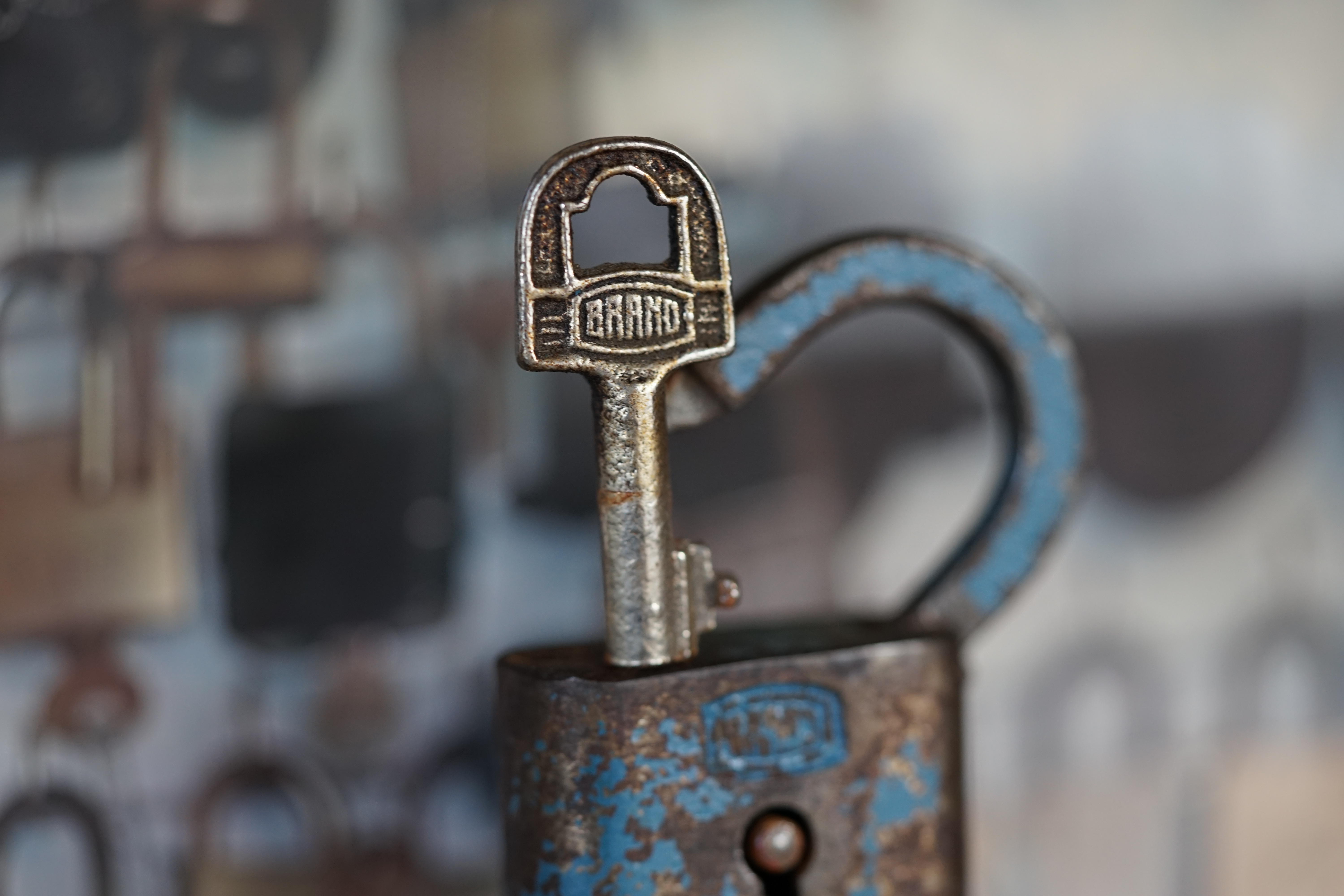 10.30 Uhr, High Noon im Hasenstübchen. Herr Arthur A. Bühl betritt das Hasenstübchen. Alle sind da. Martina, Heike II, Bouncing Joe Asberry und Schwerti sitzen am Stammtisch. Moin Arthurmeister, du alter einarmiger ®. Am Tresen sitzen Brilli - Ralf, Behördenmanni, Roswitha von Freitag, noch, Schneiderheinze und Schlosserklaus mit Heike I, Formel 1 Rudi, Boogie, Sir Waschi und der Gelenkbusfuzzy. Ganz hinten im Eck sitzen noch der HSV Ute, BMW Dedl und der Malermeister " Och ". Am Nebentisch stehen der Nachläufer, der Noagerlzuzzler, der Scholischek, der Stasi Meier mit seinem Freund Strigoy. Aus dem Hinterzimmer sind der Zigeunerschorsch, Giovanni, Lupo der alte Schmierlappen, Pino Frank, Maxam, auch ein deutscher Meister im Lockpicking, Ingo der Wirt von der Oberalster und Sammy der Wirt aus dem Dithmarscher, Schlüsselmichi und der Tschi, lautstark zu hören. In Arthurmeister`s Jukebox spielt " Slow Hand " von den Pointer Sisters. Hannenberger fragt: wie immer ! Arkadasch kommt vom Pissoir und schreit: Arthurmeister, du alter Sympathieträger und Aufmacher, mein alter Freund: wo hast Du denn den einarmigen ® her ? Sag es mir schnell ! Der Automatenpeter gibt eine Lokalrunde nach der anderen ! Er hat am einarmigen Banditen ® gewonnen und jetzt eine Glückssträhne ! Ich will auch solch ein Glück haben. Der ist vom Automaten nicht weg zu kriegen. Aber er solange einen ausgibt ! Den hatte ich noch vom Kujau stehen. Den zweiten einarmigen Banditen ® habe ich zu Mr. Smitz nach Beverly Hill`s, Hollywood, U.S.A. via Luftfracht in deren Bunny Hall liefern lassen. Das hat der Droschkendieter mit seinem Taxi bewerkstelligt. Prost, Stößchen, Salute ! Automatenpeter schreit lallend: Helbing für alle ! Das Hasenstübchen bebt. Sektchen, Stößchen, Prosit und Trallala ! Arthurmeister`s Jukebox spielt Dance Monkey. Der Hannenberger hat sich Heike I in Sachen Logistik Getränke nachlegen, hinter den Tresen geholt. Automatenpeter sitzt immer noch vor dem einarmigen Banditen ® und schreit: Glückssträhne ! Helbing für alle. Hannenberger läßt die Sektkorken knallen. Käppchen ! Die Jukebox spielt sheila B. Devotion, Spacer. Giovanni will aber Gianna Nannini hören. Mittlerweile sind Silkie, Marion und Ingrid hereinspatziert. Damengedeck und Ponyrunde ! Automatenpeter schreit: Helbing für alle ! Plötzlich tut es einen Schlag: Automatenpeter ist mitsamt seiner Helbingflasche vom Hocker auf den Hinterkopf geflogen. Hannenberger, der Objektleiter versucht zu helfen. Sofort geht ein Gerangel los: Der Strigoy, der Noagerlzuzzler und der Nachläufer schubsen sich gegenseitig weg. Automatenpeter stöhnt " Helbing ", versucht auf zu stehen. Alle drei wollen an den einarmigen ®. Da kommt Pelle Pelz von hinten und schreit: Bielefeld, Bier bestellt, Bielefeld, Bier bestellt, schnappt sich den Hocker und schafft es mit einer schlanken Drehung an den Banditen ®. Bielefeld, Bier bestellt. Ich will auch mal gewinnen. Arthurmeister`s Jukebox spielt lautstark sexy von French Affair. Be my lover, be my inspiration. You are so sexy, sex sex sexy, physical und logical temtation. No, no, no higher, higher, Bayby higher. Der Hannenberger und Heike I kommen mit dem nachschenken kaum nach. Jetzt hilft Niekole beim Abwasch. Angela hilft auch. Sammy vom Dithmarscher leert die Aschenbecher. Ingo kotzt in den Schirmständer. Das Hasenstübchen bebt. Schwerti der alte Versicherungsmathematiker aus der City Nord schreit: HMI, wir bezahlen nie ! ERGO heißen wir heute und bescheißen weiter die Leute. Sein Hocker wackelt bedenklich. Formel 1 Rudi krallt sich am Tresen fest. Der einarmige ® blinkt und Pelle gewinnt. HMI, wir bezahlen nie ! ERGO heißen wir heute und bekotzen die Leute ! Pelle schreit: Bielefeld, Bier bestellt. Der Rotamint, der blinkt. Rudi lallt: Scott Speed ! Die Ponyrunde macht Stößchen und Käppchen ! Arkadasch drückt sich an den Stammtisch und fängt ungefragt zu labern an: Arthurmeister, mein Schwippschwager hat eine Schwester und deren Freunds Cousin 2 ten Grades hat mir diesen Profilzylinder von Kale Kilit aus Istanbul mitgebracht. Kannst Du den zerstörungsfrei öffnen ? Der hat nämlich einen Wendeschlüssel wie Keso oder Kaba ! Arthurmeister spricht: Wie immer ! wenn der Schließzylinder von mir geöffnet wird, bleibt er hier am Stammtischaschenbecher ! Arkadasch murmelt. Arthurmeister entnimmt seinem Pick Set seinen deutschen Meister Taster und einen Spanner. Ruck Zuck ist das wehrlose Schloss geöffnet und liegt jetzt zerstörungsfrei auf dem Stammtisch. Arfthurmeister jells: OPEN ! Giovanni meint: aperto. Tschi schreit Ouzo. Bielefeld schreit: Helbing. Pelles Hocker beginnt bedenklich zu wackeln. Schwerti fängt wieder an zu pöbeln: HMI, wir bezahlen nie ! ERGO heißen wir heute und machen weiter fette Beute. Helbing für alle. Stößchen und Prosit. Joe, hier herscht auch heute Bouncing Verbot. Wir sind hier nicht in der NBA. Airball wirfst du zu Hause ! Giovanni hat sich durchgesetzt. Gianna Nannini dröhnt aus der Jukebox und zeigt ihre Titten. Tja, im Hasenstübchen achtet der Hannenberger auf 3 D. Justamente ruft Mr. Smitz aus dem Bunny Hall, Beverly Hills, Hollywood im Hasenstübchen am Hasenberge, an. Hannenberger ruft: Arthurmeister ! Mr. Smitz für dich am Telefon. High Noon Mr. Smitz, are you on party ? Yes, Yes, Arthurmeister. The einarmiger Bandit ®, the Slotmachine is arrived in our Rabbit House. All the Peoble will play the one armed ! What a fun. They are winning sempre. Fun, Fun ! What`s about with the Helbing Brother`s ? Oh, Mr. Smitz, there are a little drunk. What`s about the BILD et Uschi ? Uschi is on Reporter Tour on the Reeperbahn, the Kiez, you know ! I think Droschkendieter bring`s her later in the Hasenstübchen. He has tell, he will play the einarmiger ®. Uschi will have a Glücksträhne. What is Glücksträhne ? If you are winning sempre. The Jukebox is playing: Fading. Yes Mr. Smitz, i have the einarmiger Bandit ® patented by the Gouverment DPMA registerd ! Yes, Yes, for Arthur Bühl, President Pornomeister S.A.R.L. Im Hintergrund ist ein umkippender Barhocker und ein schreiender Pelle zu hören. Helbing, Freibier, Freibier ! Das Gerangel wer am einarmigen ® spielen darf geht von vorne los. Jetzt läßt Schneiderheinze die Glocken läuten. Käppchen, Stößchen, Prösterchen ! Im Hasenstübchen wird getanzt: Dance Monkey ertönt erneut. Pronto ! So Mr. Smitz: Good luck with the einarmiger ® and have a great winning time. And take greating to Harvey and to your President. No Mr. Smitz, I haven`t time, hier is party. Ende des Telefonats ! Das Hasenstübchen feiert. In der Jukebox erklingt: Haindling, Du Depp ! Fortsetzung folgt. Fandom Wiki Arthur A. Bühl, Detektiv aus Hamburg, Profilbild, Lockpicking, Danke Dr. Ulrich Morgenrot, Velbert, Schlüsselregion, Schlüsselfest in Velbert, Forum Niederberg, Schlossmuseum, Schlüsselfest, Schlossherz, Hans Schell Collection, Martina Pall, Graz, Austria, Park Hotel, Brauhaus, BKS, Heiligenhaus, Wilka Schließtechnik, Silca, IHK, KFV, Errebi, Beschlag, Hersteller, ABUS, Arthur Bühl, Arthurmeister ®, Schlosssammler, Bühl Wappen, Bühl Flagge, Bühl Urkunde Patent, BKS, Arthur Meister, Porno Meister, Wernèry, Profilzylinder, Juke Box Arthurmeister You Tube, Buehl Logo, Cutaway Cilinder, Pfaffenhain, Demonstration Lockpicking, Schliesszylinder, Holland, Toool, Rohlinge zur Impression, zerstörungsfrei ohne Schlüssel, Schlüsseldienst, Soultrain, Philysound, TSOP, Es fährt ein Zug nach nirgendwo ! Arthur Bühl.de, Sicherheit, Performance Künstler. TILT, Flipper, einarmiger Bandit, Bally Wulff, Rotamint, Mad Monkey - Slot Machine, Spielautomat Merkur, Casino, Monte Carlo, Jackpot, Merkur Sonne, Jubilee, ROL-A-TOP, Old slot machine, Love Meter, Jet play, Looping the Loop Fürst, Münzschleuder, Astoria, Orakel Automat, Multi, Super Multi, Booster, Toool Lockpicking, Australia, E - Bay, Mein E - Bay, Uliton, Profilzylinder, ABUS, Bremicker und Söhne, Vorhängeschloss, Vorhängeschlösser, Vorhangschloss, Einbausicherung Korf, Raucher, Jesusmaster, Hasenstübchen, bunter Nachmittag, SEO Geister, Web Tüv, Jägermeister, Bild et Uschi, Doublebrain, Präsident, KI Tüv, Stasi, DDR, Himmelsschlüssel, Urkunde, Katalog Stasi, Signatur Bühl, Token, Amerikaner, fälschungssicher, Sicherheitstechnik, DOM, Muster, Kneipe, Eckkneipe, Gastwirtschaft, Wirtschaft, Portacenere, Musterspuren, Tresor, Jord Knaap, Tresoröffnung zerstörungsfrei, KJS, Schlossherz, Lockpickerherz, Pornomeister, Lockpicking Herz, Notöffnung beim Bunten Nachmittag, Arthur Bühl und die Jukebox im Hasenstübchen, einarmiger Bandit, Merkur, Sonne, Nachtjäger, 08 15, Der Goldene Schuss, Ali Baba und die Wunderschlösser, Wunderino, Padlock Collector, Rotalok, Protector junior, Bühl, Art, Kunst, Künstler, Kataloge, BÜHL, Kunstwerke Deutschland, Kunstprojekt Artothek, Arte, Meisterarte, Artworks, Conny Veit, Zwetschgenstadt Bühl, Tipico Games, Casino, online, Spielothek, Slotmagie, Susi Live, Gutscheincode, Erwin, Freispiele, Novolino, FSK ab 18, Gewinnerlos, 0800 ruf nicht an, Spielautomatenwelt, Rock Ola, Wurlitzer, Seeburg, Bluray, Stingray.