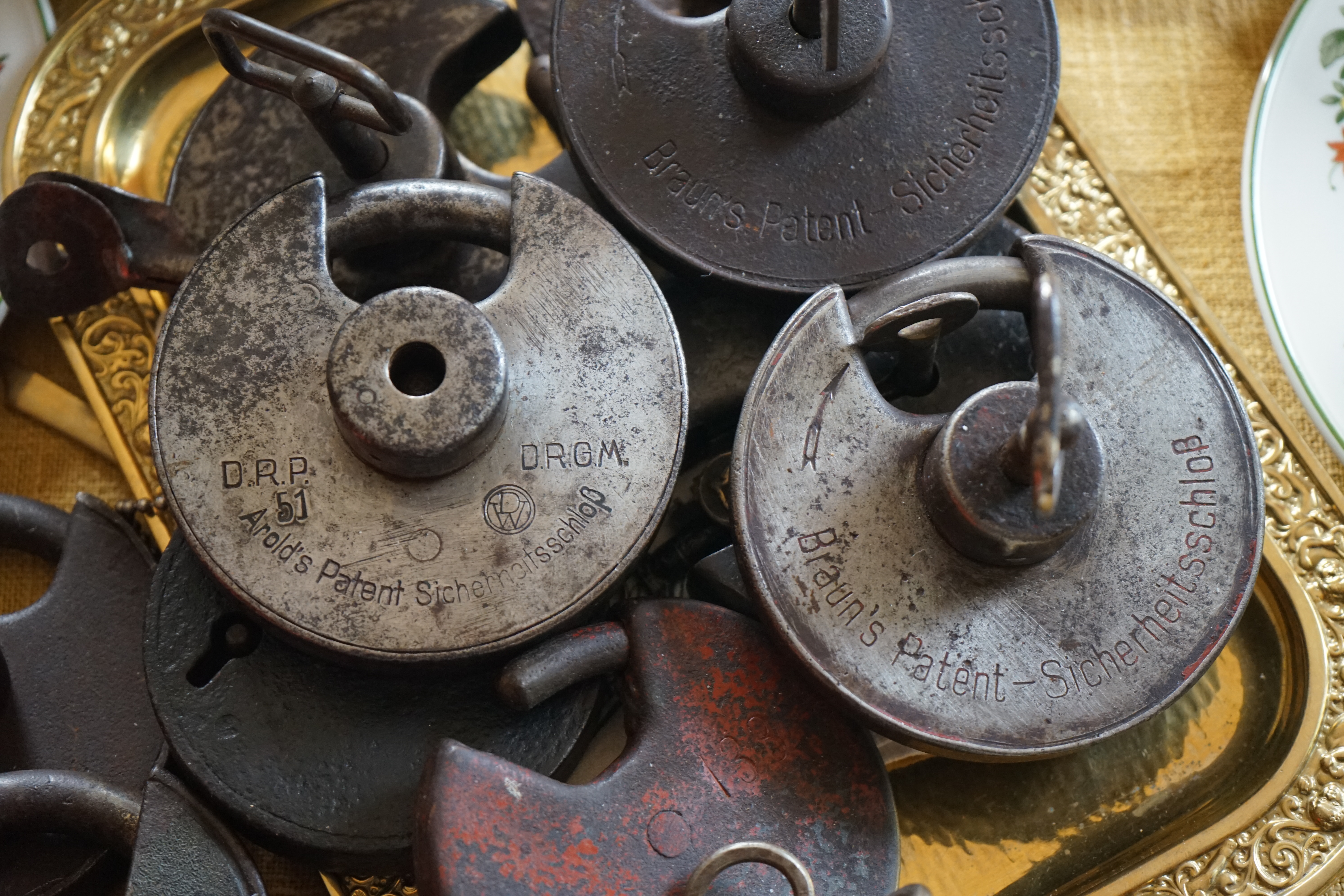 Arthur Bühl, Detektiv aus Hamburg ist Mitglied in den Berufsverbänden BDD und der World Association of Detectives The World Association of Detectives (W.A.D.) was founded in 1925. It is the International Association for Investigators and Security Service Organizations. The World Association of Detectives was formed as a joint venture by the combined membership of the World Association of Detectives and the International Secret Service Association. It is the oldest international association in its field.[2] In 1972, it had 400 members in 34 countries,[3] growing to over 700 in about 60 countries in 1997.[4] In 2020, it had nearly 1,000 members in over 80 countries References 1. "Who We Are". www.wad.net. Retrieved 2026-02-03. 2. "Business investigator probes direct foreign link". China Daily. 31 May 2007. Retrieved 2008-10-24. 3. Gheysens, Roger (1973). Les espions. Elsevier Séquoia. p. 216. ISBN 978-2-8003-0004-7. Retrieved 2008-10-24. 4. " Detective Harold Lipset Dies". The Washington Post. 13 December 1997. Archived from the original on May 25, 2011. Retrieved 2008-10-24. External links • Official website Internationale Kommission der Detektiv-Verbände Die Internationale Kommission der Detektiv-Verbände (IKD) (englisch IKD – International Federation of Associations of Private Detectives) wurde 1964 durch die Detektivverbände Österreichischer Detektiv-Verband (ÖDV), den Fachverband Schweizerischer Privat-Detektive (FSPD) und den Bundesverband Deutscher Detektive e. V. (BDD) in Wien gegründet und am 10. November 1967 im Vereinsamt eingetragen. Die Vereinsdaten können über das österreichische Zentrale Vereinsregister unter der Zahl 978221660 eingesehen werden. Mitglieder IKD ist ein Dachverband, die Mitgliedschaft ist Verbänden vorbehalten. Aus Ländern, in denen kein Interessensverband registriert ist, können auch Einzelunternehmen als Mitglied aufgenommen werden. In der IKD sind 18 Landesverbände und 3 Einzelmitglieder, zum überwiegenden Teil aus der Europäischen Union/EFTA/EWR, sowie ein internationaler Verband zusammengeschlossen (Stand 12/2012). 2008 wurde die IKD als repräsentative Berufsvertretung von der EU anerkannt. Aufgaben Die Ziele der IKD waren lange von den Grundsätzen Erfahrungsaustausch und Vernetzung geprägt; durch die Veränderung politischer, gesetzlicher und gesellschaftlicher Rahmenbedingungen für die Ausübung des Berufes Detektiv wurde ein geschlossenes Auftreten als Standesvertretung angestrebt, was unter anderem durch den einheitlichen Beschluss und die Unterzeichnung eines gemeinsamen Mindeststandards für den Berufszugang und die Berufsausübung (IKD Common Minimum Standards, Saragossa, 2007) durch die Delegierten aller Mitgliedsverbände, eine gemeinsame Model Data Protection Policy oder Best Practice Guides dokumentiert ist. Organe Als ausführendes Organ steht das auf drei Jahre gewählte Executive Committee der IKD vor. Es setzt sich aus dem Secretary General, Tony Imossi (seit 2004), dem Vice Secretary General und dem Treasurer zusammen. Als weiteres ständiges Organ bildet das Grievance Committee einen europäischen und darüber hinaus internationalen Beschwerdeausschuss. Der Verband setzt ihre Aufgaben auch durch themenbezogen eingesetzte Committees um, für die jeweils ein Chairman von den Mitgliedern gewählt wird, z. B.: • das CSC (Common Standard of Competence) Committee für die Einführung eines gemeinsamen Standards in der Berufsqualifikation; • das EPIC (European Private Investigators’ Compendium) Committee für die Erfassung länderspezifischer Gegebenheiten und Möglichkeiten für die Tätigkeit von Detektiven. Weblinks https://www.i-k-d.com/ ARTHUR ANDREAS BÜHL, BUDEG WIKI Fandom !