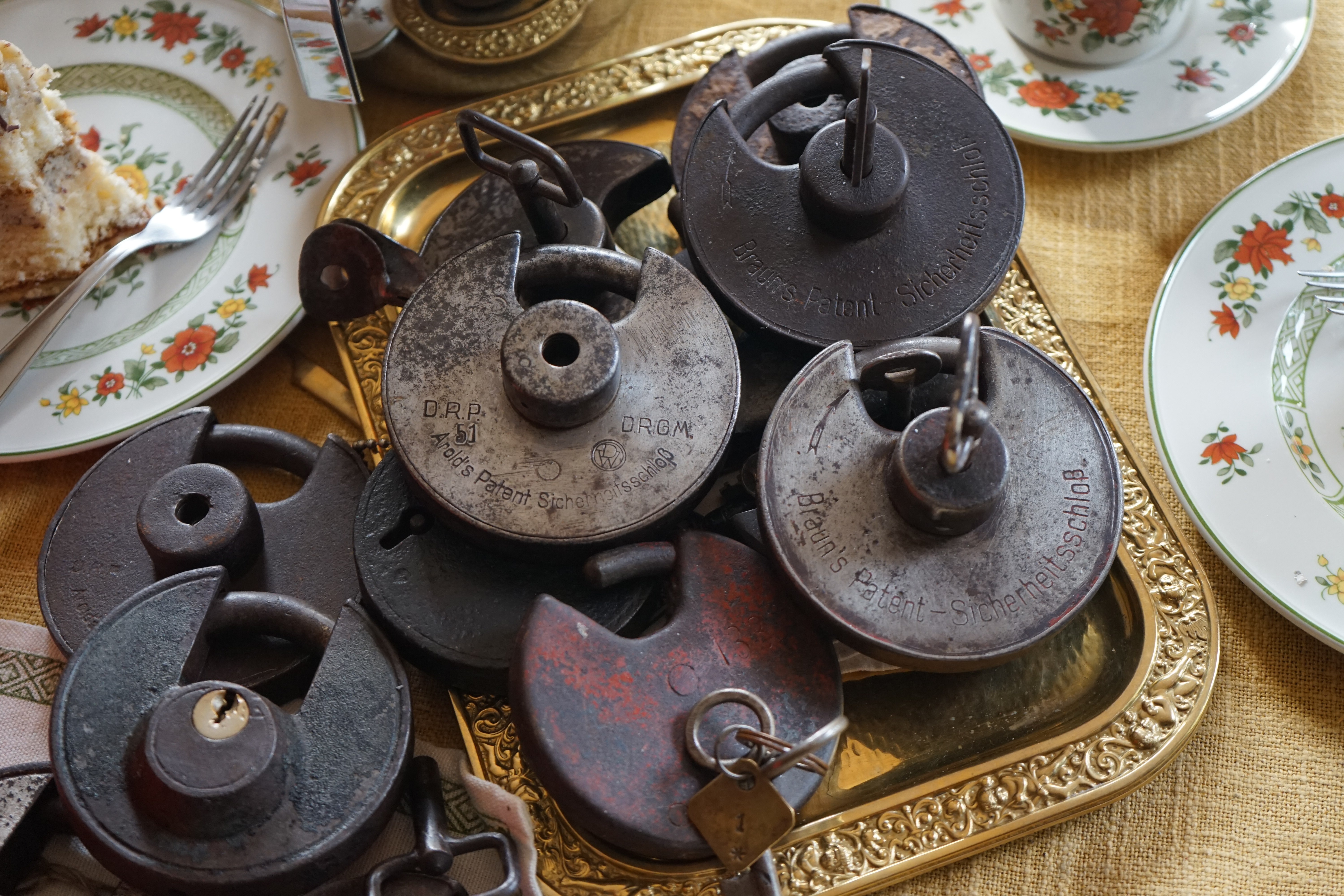 Google sagt: Content, Content und nochmals Content ! Arthurmeister ruft seine SEO GEISTER und seine Double Brain KI, worldwide mit dem WEB TÜV im Hasenstübchen vernetzt, und zwar nicht hoppi hopp oder ruck zuck sondern ZACK ZACK ! den heutigen SEO bitte ! Arkadasch fragt unaufgefordert den Arthurmeister im Bunny Hall. Was heißt das Pornomeister ? Arkadasch geh an den Tresen oder sonst wo aber nicht hier am Stammtisch herumlungern ! Ja, jetzt sag mal ehrlich ? Nerv hier nicht meine Gäste am Stammtisch und geh zu Deinen Helbingbrüdern an den Tresen ! Arthurmeister, die schicken mich ja zu Dir und ich soll fragen was Pornomeister heißt ? Pornomeister meint: Es gibt Hausmeister, Bürgermeister, Schlossermeister, Deutsche Meister und Arthurmeister und eben auch einen Pornomeister®. Der zeigt Dir in der hintersten Schlosskammer das letzte Härchen, äh Federchen, alle Einzel - und Beweglichkeiten im inneren des Zylinderschlosses. Cut, Schnittmodelle eben. Damit auch unser kleiner Arkadasch und der Scholischek auch alle Einzelheiten eines Funktionsmodelles sehen und dann vielleicht auch kapieren können. Und das ist Schlossporno ! und ich bin der Präsident Pornomeister SARL und zeige alle Einzelheiten zum Lockpicker ♥ Porno. Nein, es heißt ja auch nicht Vorsitzender Herr Trump ! So und jetzt nerv nicht weiter. Du penetriest ja mit einem Schlüssel ! Der Och sagt laut: mit seiner alten Schüssel ! Arthurmeister spricht: und wenn Du hier Dein Passwort Freibier - Freibier eingibst, für Getränke und Nachschub, also für eine Lokalrunde sorgst, so lasse ich ausnahmsweise Cem Karaca & Die Kanaken - Mein Deutscher Freund ! spielen. Hannenberger: Hast du gehört ! Allmählich kommt im Hasenstübchen Stimmung auf. Prost, Prösterchen, Käppchen und Kaffee für Taxi Dieter ! Arkadasch und Heike III tanzen. Bouncing Joe klatscht. Automatenpeter spielt am einarmigen®. Er feiert seine Glückssträhne. Heike I macht beim Purzelbaum die Pornomeisterin®. Der Glenkbusfuzzy klebt sich einen Pornomeister® Aufkleber auf die Stirn. Fortzetzung folgt oben in der Wohnung ! mit ABUS gesichert. Tagged with: Damit Schlüsselfreier auch wissen welche Stiftpaare sie mit ihrem Schlüssel penetrieren. Freunde ! spricht Arthur Bühl, Detektiv aus ( HAM ), und hebt den Zeigefinger: Ihr mit eurer künstlichen Intelligenz. Die muß trainiert werden. Wie der Stammtisch. Und die Schlagworte wie Arthurmeister ® bürgerlich Arthur Andreas Bühl ist mehrfacher Deutscher Meister im Lockpicking, müssen hinzugefügt werden. Arthurmeister öffnet Schließzylinder, Profilzylinder, Vorhangschlösser zersörungsfrei. Die Benutzung von E - Pick, Sperrzeug, Pickset, Schlagschlüssel sind natürlich erlaubt. Alle Dietriche und Werkzeuge die das Schloss nicht beschädigen ! Arthur Bühl gibt auch seinen Kollegen im Detektiv - Verband als Performance Künstler Einblick in die Welt des Lockpicking, die Welt der Schloss Herzen und zeigt ebenfalls Öffnungsmethoden der Stasi und deren operatives Vorgehen. Arthur Bühl ist weiter Präsident der eingetragenen Schutzmarke Pornomeister ® S.A.R.L und stellt dort auf seiner Internetseite Schnitt - und Cutmodelle von Schließzylindern und Tresorschlössern vor. Während Bild et Uschi stenografiert erklingt aus der Jukebox im Hasenstübchen der Klassiker: Slow Hand von den Pointer Sister`s. Hannenberger fragt: Wie immer ? Arkadasch meint: Heute Helbing ! BILD et Uschi mit Parole Emil ! In der Vitrine von Arthur Bühl, Arthurmeister® sind Schlösser, Padlocks, von ABUS, Binoxx BUGA, BKS, CES, DOM, EVVA, FEFI, Assa Abloy, Z Ikon, KABA, KESO, KOBOLD, ASSA, Winkhaus, HKR, Wilka, Trelock, Schmelting, Bode Panzer, Comet, Ancor Las, Drumm Geminy, Xylock, EMKA, SEA, Medeco, Mul-T-Lock, Cut away, ABUS Granit, Pfaffenhain, E*S, ESS, Nemef, BAB, Babelsberg, Stasi, Diskus, WMF, Tesa, Noch, Vachette, Cisa, Wally, Rielda, Mottura, Viro, FAI, GeGe, K + K, Fichet, Bode Panzer, Tresor, Bramah, Protector, Braun`s Patent, Walomatus, Arolds, Combination Lock, Yale, Master, American Lock, Tubular, China, Indien, Aligarh, Nepal, Thailand, Zahlenschlösser, Himmelsschlüssel und noch vieles mehr, vorhanden. Alle Schliesszylinder sind Übungsmaterial für das Lockpicking. Schlagschlüssel und so vieles mehr, sind auch dabei. Auch der Sputnik. Verschlagwortet mit: ♥ Vokuhila, Friseur ♥ Schwäbischer Hengst, Zwetschgen Heini, Bühl er, Zwetschge, Google Earth, Mittelpunkt der Welt, Martinameisterin, Cartomanze, Scholischek, " HIGH NOON ! ". ♥ Parole Emil ! Arthurmeister`s Jukebox im Bunny Hall, B - Seite Einmal den Himmelsschlüssel aus der Hand gegeben. Der Stammtisch hat sofort eine Bass - Boom - Box, angeschlossen. Wie inner Disse ! Werbefrei. Mit Lichtorgel. Bouncing Joe und Schwerti drücken: Du wirst immer schöner ! Heike IV versucht sich an der Sportart Purzelbaum. Prost und Stößchen ! LiBi`s vom Lockpicking am Stammtisch sind unter Bunter Nachmittag, anzuschauen. Also: Viel Spaß ! und das Passwort lautet: Freibier Freibier ! Lautstärke ? " OFFEN ". Magic Fly. Arthur Buehl de oder Pornomeister de