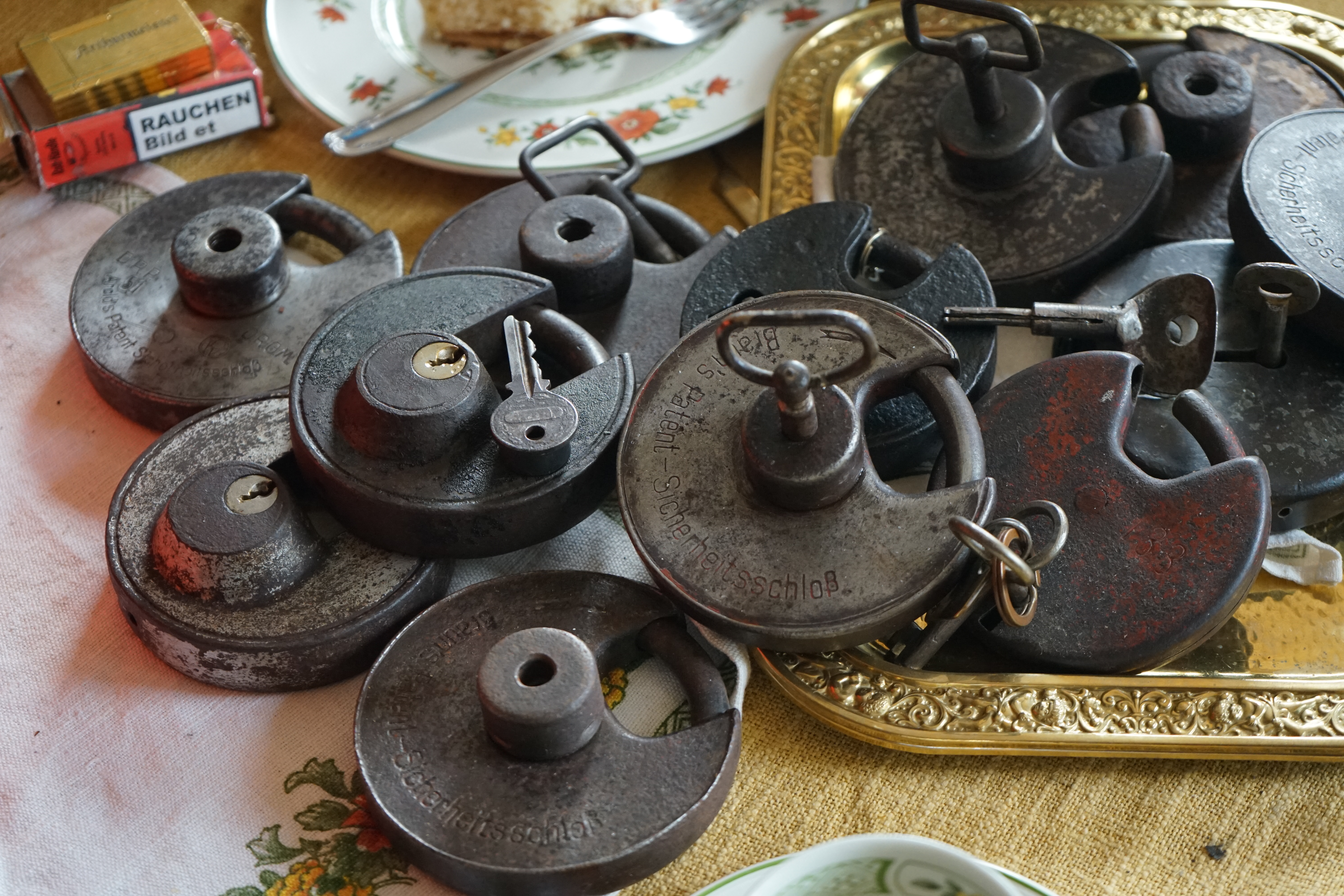 Für das Jahr 2025 wurde der SEO von Doublebrain ®, der Firma chatgpt und von einer KI ergänzt: Arthur A. Bühl, made 1961 in Stuttgart, Germany ist ein Babyboomer ! und ein Sympathietraeger ! Slow Hand ! mit dem Mastertouch ! Locksport: The strange things that happen at a lock-picking convention by Tom Vanderbilt, Deviant Olliam, Slate, picking, Hackers Planet, Earth, Event, Flickr, Foto, Ina Müller, Arthur Meister, Lockpicking, ssdev, Photo, Slide Player, The Joy Lock Club, Schuyler Towne, by Pagan Kennedy, Arthur Bühl, called Arthurmeister, can pick a Lock faster than you, David Olliam, Slate, Tool, Toool, the open organisation of Lockpickers, Wired, Jan Freitag, TAZ, FAZ, BILD, WELT, BUDEG, BDD, Linkedin, Pornomeister SARL, X, Twitter, Security of Locks, Linkedin Arthur Bühl, Zwetschgenstadt Bühl, Bühl Wappen Bühl, Fahne Bühl, Facebook, Bühl, Arthurmeister, Pornomeister SARL, Lockpicking Experte. Tagged with: Dorma Kaba, Europa Park Rust, Zwetschgenhengst, NBA, Bouncing Joe Asberry, Everybody Wiki, Schwäbischer Henst, Pflaume, Zwetschge, Doublebrain, Mandy August, Rallye, cross, Datenschutz. Zitat: Arthurmeister " offen ist gut, schneller offen ist besser ! " Pankhofer, Schloss und Schlüssel, Arthur Bühl, Wappen Bühl, legal 1001, Radio Eriwan, In Arthurmeisters Jukebox im Hasenstuebchen, You Tube, ( HAM ), sind Schallplatten von Slow Hand, Pointer Sisters, Engelbert, Joy Flemming, Ina Müller, Dörp Reggae, Reinhard Fendrich, Sammy Davis jr., Bee Gees, Hans Söllner, Element of crime, Empire of sun - we are the people, Katja Ebstein - Es war einmal ein Jäger, Udo Jürgen - Das Lied das nie zu Ende geht, Vicky Leandros - Ich liebe das Leben, Die Five Tops - Warte auf das Glück, Marianne Rosenberg - Er gehört zu mir, Hildegard Knef - Für mich soll`s rote Rosen regnen, Connie Francis - schöner fremder Mann, Heino - Caramba, Karacho, ein Whisky, Drafi Deutscher - Mamor Stein und Eisen bricht, Kraftwerk - Das Modell, Ernst Neger - Rucki - Zucki, Wolle Kriwanek - I fahr Daimler, Reinhard Fendrich - Strada del sole, Zupfgeigenhansel - Bella Ciao, Joy Flemming, Half breed, Haindling - Du Depp, Nina Hagen - Africa Reggae, Schwoisfuß - Bin i selber Rastamann, Jan Delay - Irgendwie, irgendwo, irgendwann, Grachmusikoff - Oiner isch emmer dr Arsch, Wolfgang Ambros - Du schwarzer Afgahne, UB 40, The Manhattans - Kiss and say Goodbye, Three Degrees - Dirty old Man, Babara Streisand - Woman in Love, George Michel - One more try, Candy Dulfer, Deep Purple - Child in Time, Moody Blues - Nights in white Satin, Eagles - Hotel California, Dire Straits - Sultan of Swing, Pink Floyd, Sade - Smooth Operator, Toto - L`italiano, Marcella Bella - Nessuno MAI, Peddy Pendergrass, Tom Jones, Eddie Holman - Hey there lonly girl, Chicago - If you leave me now, Kalvin Harris - Promises, Fugees, Engelbert - How I Love You, Gloria Gayner can`t take my Eys off you, Olivia Newton John, Ricky Shane - Mammy blue, Los Bravos, Kenny Rogers, Albano und Romia Power, Totzi - Ti amo, Tina Turner und Eros Rammazotti, Abba - Hasta Manana, Roger Whittacker - Abschied ist ein scharfes Schwert, Toto - Hold the line, Love Story mit Andy Williams, Grace Jones, Diana Ross und Julius Iglesias - All of You, Christopher Cross, Roberta Flack & Peabo Bryson, George Benson, Aloe Blacc - I need a Dollar, Simply Red - if you don`t know me by now, Luther Vandross und sehr viele mehr. Es erscheint auch bald die B - Seite von Arthurmeister`s Jukebox ( HAM ) Fuhlsbüttel, Hasenstuebchen, Playboy, Bunny Hall, Los Angeles, Beverly Hills, TSOP The Sound of Philiadelpia, Golden Gate Brigde, und noch so vieles mehr. Seattle Times says: He has got good hands, but how`s his vertikal. Arthur Bühl, a private detective from Germany deflated an all-star field of lockpickers in the world. Pressebox: Kaba Day im Europa Park mit Arthur A. Bühl, Detektiv. ( Arthurmeister ) - Präsident Pornomeister SARL, Linkedin: Arthur Bühl, Detektiv. 360 Meriandos, The Master Touch, opening locks without keys. Jesusmeister Arthur Bühl is a Master who can pick any lock in the world, but Jesus is the only Master who can unlock the human soul. Slideplayer. Phila Locksmith, Lockpickerherz und Schlossherz sind ges. gesch. Marken von Arthur Bühl. Das Wappen Bühl ist gelb, blau mit schwarzen Linien. You Tube, 23C3 Schlossoeffnung wurde beim CCC, Caos Computer Club, gefilmt. Citywide RFID Master, House key, Hamburg, by Wired. WIRED is where tommorow realized. World Trade Center, New York, YY 10 007, Communicationsmanager Mr. Smitz. Wiki, Attraktor, Trainingslager. Schloss - Öffnen, Public Domain 147, Staatsicherheit in der DDR, Arthur Meister aus Hamburg, Bunker am Ulmenwall. Herr der Schlösser, Bild Zeitung. SEO neu Linkedin. Flickr taged with Arthurmeister, Meister Arthur, Oberalster VFW, Ina_Müller_Arthurmeister, Caspar Kircher, IMG-20190206-WA0000, https://www.flickr.com/photos/152138254@N04/32797048511/in/photolist-RYar1r-RRBTfh-RYarTD-2dCE8UE-6QHqr8-PXBzGF, 32797048511_d7099e2cf3_b, cgre, Ina Müller @ lockpicking, Ina Müller Lockpicking.org Arthur Meister, Arthur-Buhl.jpg WIRED, https://media.wired.com/photos/59323075b8eb31692072e0db/master/w_1600c_limit/arthur-buhl.jpg, Arthur Bühl (@ArthurBuehl) / X, Arthur Bühl the Dutch Open lockpicking champion. WIRED. Arthur Andreas Bühl - EverybodyWiki Bios & Wiki, Datei: Arthur-Andreas-Buehl-Detektiv.jpg, Datei:Buehl-Wappen-ges.-gesch.-Arthur-Andreas-Bühl-DETEKTIV-Germany-HAM-1961-2061.png, Martinameisterin, Doublebrain ®, Arthurmeister®-Arthur-Buehl-Patent.png, Arthur Andreas Bühl / VereinsWiki / Fandom, Flickr - Meister Arthur, Ina Mueller, Arthurmeister, Porno Meister Bühl. Arthur A. Bühl, Made in Germany, born 1961 in Stuttgart, arbeitet seit 40 Jahren als Privatdetektiv und lebt in Hamburg. Er ist als Detektiv Mitglied in nationalen und internationalen Berufsverbänden. Unter dem Künstlernamen " Arthurmeister " erklärt Arthur Bühl Lockpicking; das zerstörungsfreie öffnen von Schlössern und Schließzylindern. Der Ehrenkodex lautet: Öffne nur deine eigenen Schlösser. Fremde Schlösser dürfen nur mit Einwilligung des Eigentümers geöffnet werden. Herr Bühl wurde schon als Schlossknacker bezeichnet. Dies ist natürlich Quatsch, denn wenn man z.B. ein Vorhangschloss knackt, so ist es kaputt und die Wettbewerber und Lockpickerkollegen können nicht mehr daran üben. Knacker benutzen einen Kuhfuß. Der mehrfache Deutsche Meister dagegen ein Pickset und es gilt: " Offen ist gut, schneller Offen ist besser ". Von der Zeitschrift " Wired " wurde Arthurmeister als Master of the Universe, betitelt. Viel Spaß und Erfolg beim Üben. SEO für heute: Parole Emil ! Arthur Bühl, Sympathieträger.com, Präsident Pornomeister SARL. Die Anschrift lautet: Arthur A. Bühl, Postfach 605 145, 22 246 Hamburg. Arthurmeister-RUDI-ges-gesch-Patent-Arthur-Buehl-Detektiv-Praesident.png Arthurmeister-Arthur-Buehl-Wappen-Siegelring-Sympathietraeger.de.jpg Arthurmeister-beim-Friseur-vor-dem-Interview.png Jesus, the Lock-Picker ! Homiletics If you`re Arthur Buhl, winning the Dutch open Lock-picking contest. The call him the Arthurmeister ! " Jesusmaster, the Master of Universe ". Bühl, Wappen, ges.gesch. für Inhaber Arthur Andreas Bühl: Im Falle eines Falles, der Bühl klebt mit UHU wirklich alles und kurze Zeit darauf, ist alles wieder auf. A. Bühl, Detektiv aus Hamburg. Stammtisch Parole Emil.