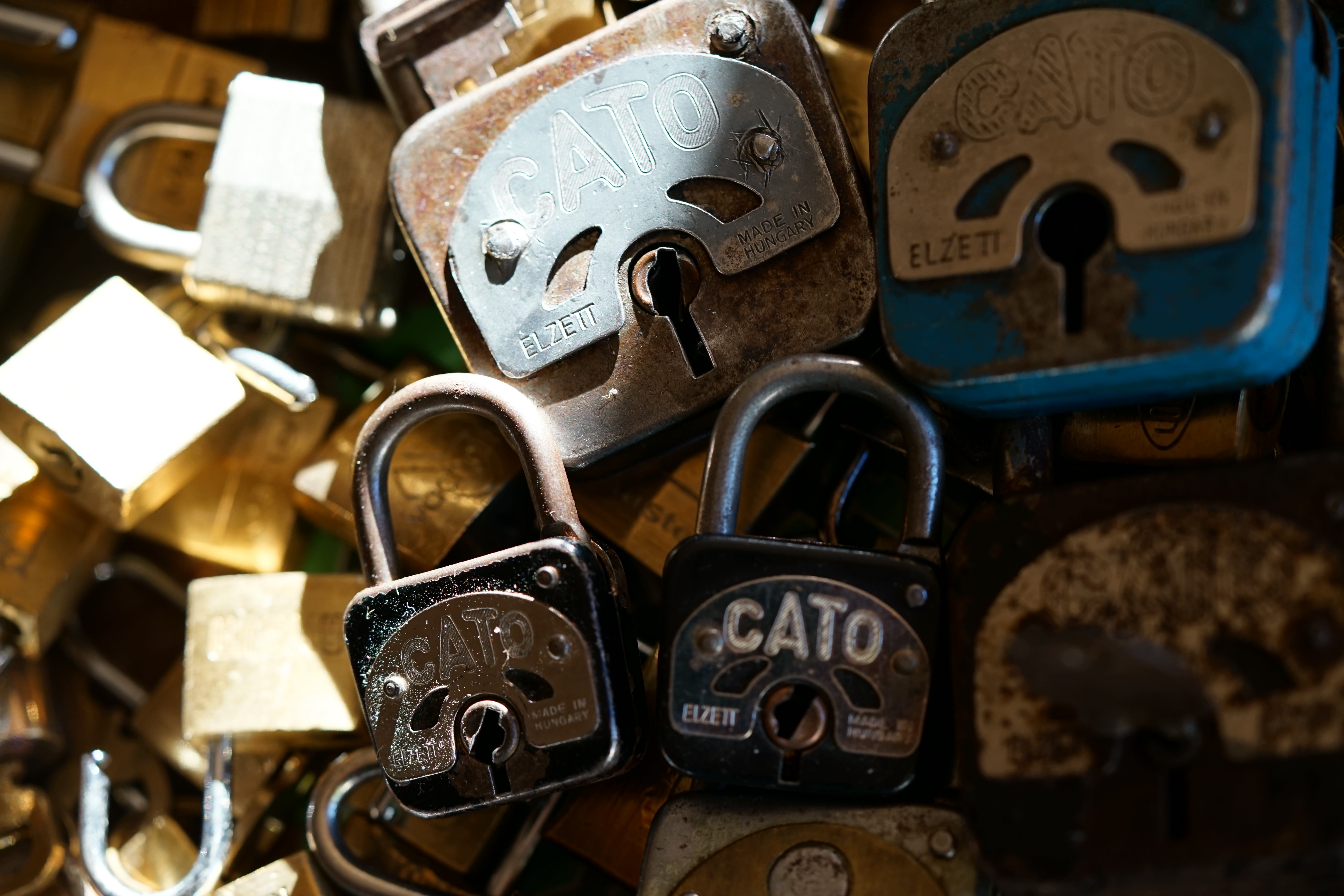 Max und Moritz – Eine Bubengeschichte in sieben Streichen Max und Moritz machten beide, Als sie lebten, keinem Freude: Bildlich siehst du jetzt die Possen, Die in Wirklichkeit verdrossen, Mit behaglichem Gekicher, Weil du selbst vor ihnen sicher. Aber das bedenke stets: Wie man’s treibt, mein Kind, so geht’s. Vorwort Ach was muß man oft von bösen Kindern hören oder lesen! Wie zum Beispiel hier von diesen,Welche Max und Moritz hießen. Die, anstatt durch weise Lehren Sich zum Guten zu bekehren, Oftmals noch darüber lachten Und sich heimlich lustig machten. Ja, zur Übeltätigkeit, Ja, dazu ist man bereit! Menschen necken, Tiere quälen, Äpfel, Birnen, Zwetschen stehlen Das ist freilich angenehmer Und dazu auch viel bequemer, Als in Kirche oder Schule Festzusitzen auf dem Stuhle. Aber wehe, wehe, wehe, Wenn ich auf das Ende sehe!! Aber wehe, wehe, wehe, Wenn ich auf das Ende sehe!! Ach, das war ein schlimmes Ding, Wie es Max und Moritz ging. Drum ist hier, was sie getrieben, Abgemalt und aufgeschrieben. Max und Moritz - Erster Streich - Witwe Bolte Mancher gibt sich viele Müh Mit dem lieben Federvieh: Einesteils der Eier wegen, Welche diese Vögel legen, Zweitens, weil man dann und wann Einen Braten essen kann; Drittens aber nimmt man auch Ihre Federn zum Gebrauch In die Kissen und die Pfühle, Denn man liegt nicht gerne kühle. " Seht, da ist die Witwe Bolte, Die das auch nicht gerne wollte. " Seht, da ist die Witwe Bolte, Die das auch nicht gerne wollte. Ihrer Hühner waren drei Und ein stolzer Hahn dabei. Max und Moritz dachten nun: Was ist hier jetzt wohl zu tun? Ganz geschwinde, eins, zwei, drei, Schneiden sie sich Brot entzwei, In vier Teile, jedes Stück Wie ein kleiner Finger dick. Diese binden sie an Fäden, Übers Kreuz, ein Stück an jeden, Und verlegen sie genau In den Hof der guten Frau. Kaum hat dies der Hahn gesehen, fängt er auch schon an zu krähen: Kikeriki, kikikerikih!! Tak, tak, tak, da kommen sie! Hahn und Hühner schlucken munter Jedes ein Stück Brot hinunter; Aber als sie sich besinnen, Konnte keines recht von hinnen. In die Kreuz und in die Quer Reißen sie sich hin und her, Flattern auf und in die Höh, Ach herrje, herrjemine! Ach, sie bleiben an dem langen, Dürren Ast des Baumes hangen. Und ihr Hals wird lang und länger, Ihr Gesang wird bang und bänger, Jedes legt noch schnell ein Ei, Und dann kommt der Tod herbei. Witwe Bolte in der Kammer Hört im Bette diesen Jammer; Ahnungsvoll tritt sie heraus: Ach, was war das für ein Graus! "Fließet aus dem Aug, ihr Tränen! All mein Hoffen, all mein Sehnen, Meines Lebens schönster Traum Hängt an diesem Apfelbaum!“ Tiefbetrübt und sorgenschwer Kriegt sie jetzt das Messer her, Nimmt die Toten von den Strängen, Daß sie so nicht länger hängen, Und mit stummem Trauerblick Kehrt sie in ihr Haus zurück. Dieses war der erste Streich, Doch der zweite folgt sogleich. Max und Moritz - Zweiter Streich Als die gute Witwe Bolte Sich von ihrem Schmerz erholte, Dachte sie so hin und her, Daß es wohl das beste wär, Die Verstorbnen, die hienieden Schon so frühe abgeschieden, Ganz im stillen und in Ehren Gut gebraten zu verzehren. Freilich war die Trauer groß, Als sie nun so nackt und bloß Abgerupft am Herde lagen, Sie, die einst in schönen Tagen Bald im Hofe, bald im Garten Lebensfroh im Sande scharrten. Ach, Frau Bolte weint aufs neu, Und der Spitz steht auch dabei. Max und Moritz rochen dieses: "Schnell aufs Dach gekrochen!“ hieß es. Durch den Schornstein mit Vergnügen Sehen sie die Hühner liegen, Die schon ohne Kopf und Gurgeln Lieblich in der Pfanne schmurgeln. " Eben geht mit einem Teller Witwe Bolte in den Keller " Eben geht mit einem Teller Witwe Bolte in den Keller, Daß sie von dem Sauerkohle Eine Portion sich hole, Wofür sie besonders schwärmt, Wenn er wieder aufgewärmt. Unterdessen auf dem Dache Ist man tätig bei der Sache. Max hat schon mit Vorbedacht Eine Angel mitgebracht. Schnupdiwup, da wird nach oben Schon ein Huhn heraufgehoben! Schnupdiwup, jetzt Numro zwei! Schnupdiwup, jetzt Numro drei! Und jetzt kommt noch Numro vier: Schnupdiwup, dich haben wir! Zwar der Spitz sah es genau Und er bellt: Rawau, rawau! Aber schon sind sie ganz munter Fort und von dem Dach herunter. Na, das wird Spektakel geben, Denn Frau Bolte kommt soeben; Angewurzelt stand sie da, Als sie nach der Pfanne sah. Alle Hühner waren fort, "Spitz!“ das war ihr erstes Wort. "O du Spitz, du Ungetüm! Aber wart, ich komme ihm!“ Mit dem Löffel groß und schwer Geht es über Spitzen her; Laut ertönt sein Wehgeschrei, Denn er fühlt sich schuldenfrei. Max und Moritz im Verstecke Schnarchen aber an der Hecke. Und vom ganzen Hühnerschmaus Guckt nur noch ein Bein heraus. Dieses war der zweite Streich, Doch der dritte folgt sogleich. Max und Moritz - Dritter Streich Jedermann im Dorfe kannte Einen, der sich Böck benannte. " Alle diese Kleidungssachen Wußte Schneider Böck zu machen. " Alltagsröcke, Sonntagsröcke, Lange Hosen, spitze Fräcke, Westen mit bequemen Taschen, Warme Mäntel und Gamaschen, Alle diese Kleidungssachen Wußte Schneider Böck zu machen. Oder wäre was zu flicken, Abzuschneiden, anzustücken, Oder gar ein Knopf der Hose Abgerissen oder lose Wie und wo und was es sei, Hinten, vorne, einerlei Alles macht der Meister Böck, Denn das ist sein Lebenszweck. Drum so hat in der Gemeinde Jedermann ihn gern zum Freunde. Aber Max und Moritz dachten, Wie sie ihn verdrießlich machten. Nämlich vor des Meisters Hause Floß ein Wasser mit Gebrause. Übers Wasser führt ein Steg Und darüber geht der Weg. Max und Moritz, gar nicht träge, Sägen heimlich mit der Säge, Ritzeratze! voller Tücke, In die Brücke eine Lücke. Als nun diese Tat vorbei, Hört man plötzlich ein Geschrei: "He, heraus, du Ziegen-Böck! Scheider Schneider, meck, meck, meck!“ Alles konnte Böck ertragen, Ohne nur ein Wort zu sagen; Aber wenn er dies erfuhr, Ging“s ihm wider die Natur. " Denn schon wieder ihm zum Schreck Tönt ein lautes: ‚Meck, meck, meck! " Schnelle springt er mit der Elle Über seines Hauses Schwelle, Denn schon wieder ihm zum Schreck Tönt ein lautes: "Meck, meck, meck!“ Und schon ist er auf der Brücke. Kracks, die Brücke bricht in Stücke! Wieder tönt es: "Meck, meck, meck!“ Plumps, da ist der Schneider weg! Grad als dieses vorgekommen, Kommt ein Gänsepaar geschwommen, Welches Böck in Todeshast Krampfhaft bei den Beinen faßt. Beide Gänse in der Hand, Flattert er auf trocknes Land. Übrigens bei alledem Ist so etwas nicht bequem! Wie denn Böck von der Geschichte Auch das Magendrücken kriegte. Hoch ist hier Frau Böck zu preisen! Denn ein heißes Bügeleisen, Auf den kalten Leib gebracht, Hat es wiedergutgemacht. Bald im Dorf hinauf, hinunter Hieß es: Böck ist wieder munter. Dieses war der dritte Streich, Doch der vierte folgt sogleich. Max und Moritz - Vierter Streich Also lautet ein Beschluß: Daß der Mensch was lernen muß. Nicht allein das Abc Bringt den Menschen in die Höh, Nicht allein im Schreiben, Lesen Übt sich ein vernünftig Wesen; Nicht allein in Rechnungssachen Soll der Mensch sich Mühe machen; Sondern auch der Weisheit Lehren Muß man mit Vergnügen hören. " Daß dies mit Verstand geschah War Herr Lehrer Lämpel da. " Daß dies mit Verstand geschah War Herr Lehrer Lämpel da. Max und Moritz, diese beiden, Mochten ihn darum nicht leiden. Denn wer böse Streiche macht, Gibt nicht auf den Lehrer acht. Nun war dieser brave Lehrer Von dem Tobak ein Verehrer, Was man ohne alle Frage Nach des Tages Müh und Plage Einem guten, alten Mann Auch von Herzen gönnen kann. Max und Moritz, unverdrossen, Sinnen aber schon auf Possen, Ob vermittelst seiner Pfeifen Dieser Mann nicht anzugreifen. Einstens, als es Sonntag wieder Und Herr Lämpel brav und bieder In der Kirche mit Gefühle Saß vor seinem Orgelspiele, Schlichen sich die bösen Buben In sein – Haus und seine Stuben, Wo die Meerschaumpfeife stand; Max hält sie in seiner Hand; Aber Moritz aus der Tasche Zieht die Flintenpulverflasche, Und geschwinde – stopf, stopf, stopf – Pulver in den Pfeifenkopf. Jetzt nur still und schnell nach Haus, Denn schon ist die Kirche aus! Eben schließt in sanfter Ruh Lämpel seine Kirche zu; Und mit Buch und Notenheften, Nach besorgten Amtsgeschäften, Lenkt er freudig seine Schritte Zu der heimatlichen Hütte, Und voll Dankbarkeit sodann Zündet er sein Pfeifchen an. "Ach!“ spricht er, "die größte Freud Ist doch die Zufriedenheit!“ Rums, da geht die Pfeife los Mit Getöse, schrecklich groß! Kaffeetopf und Wasserglas, Tabaksdose, Tintenfaß, Ofen, Tisch und Sorgensitz Alles fliegt im Pulverblitz. Als der Dampf sich nun erhob, Sieht man Lämpel, der – gottlob! – Lebend auf dem Rücken liegt; Doch er hat was abgekriegt. Nase, Hand, Gesicht und Ohren Sind so schwarz als wie die Mohren, Und des Haares letzter Schopf Ist verbrannt bis auf den Kopf. Wer soll nun die Kinder lehren Und die Wissenschaft vermehren Wer soll nun für Lämpel leiten Seine Amtestätigkeiten Woraus soll der Lehrer rauchen, Wenn die Pfeife nicht zu brauchen Mit der Zeit wird alles heil, Nur die Pfeife hat ihr Teil. Dieses war der vierte Streich, Doch der fünfte folgt sogleich. Max und Moritz - Fünfter Streich Wer in Dorfe oder Stadt Einen Onkel wohnen hat, Der sei höflich und bescheiden; Denn das mag der Onkel leiden. Morgens sagt man: "Guten Morgen! Haben Sie was zu besorgen?“ Bringt ihm, was er haben muß: Zeitung, Pfeife, Fidibus. Oder sollt“ es wo im Rücken Drücken, beißen oder zwicken, Gleich ist man mit Freudigkeit Dienstbeflissen und bereit. Oder sei“s nach einer Prise, Daß der Onkel heftig niese, Ruft man: "Prosit!“ alsogleich. "Danke!“ – "Wohl bekomm es Euch!“ Oder kommt er spät nach Haus, Zieht man ihm die Stiefel aus, Holt Pantoffel, Schlafrock, Mütze, Daß er nicht im Kalten sitze. Kurz, man ist darauf bedacht, Was dem Onkel Freude macht. Max und Moritz ihrerseits Fanden darin keinen Reiz. Denkt euch nur, welch schlechten Witz Machten sie mit Onkel Fritz! Jeder weiß, was so ein Mai- Käfer für ein Vogel sei. In den Bäumen hin und her Fliegt und kriecht und krabbelt er. Max und Moritz, immer munter, Schütteln sie vom Baum herunter. In die Tüte von Papiere Sperren sie die Krabbeltiere. Fort damit und in die Ecke Unter Onkel Fritzens Decke! Bald zu Bett geht Onkel Fritze In der spitzen Zipfelmütze; Seine Augen macht er zu Hüllt sich ein und schläft in Ruh. Doch die Käfer - kritze, kratze ! - Kommen schnell aus der Matratze. Schon faßt einer, der voran, Onkel Fritzens Nase an. " Bau! " schreit er“,was ist das hier ? " Und erfaßt das Ungetier. Und den Onkel voller Grausen Sieht man aus dem Bette sausen. "Autsch!“ – schon wieder hat er einen lm Genicke, an den Beinen; Hin und her und rundherum Kriecht es, fliegt es mit Gebrumm. " Onkel Fritz, in dieser Not, Haut und trampelt alles tot. " Onkel Fritz, in dieser Not, Haut und trampelt alles tot. Guckste wohl, jetzt ist“s vorbei Mit der Käferkrabbelei! Onkel Fritz hat wieder Ruh Und macht seine Augen zu. Dieses war der fünfte Streich, Doch der sechste folgt sogleich. Max und Moritz - Sechster Streich In der schönen Osterzeit, Wenn die frommen Bäckersleut Viele süße Zuckersachen Backen und zurechtemachen, Wünschen Max und Moritz auch Sich so etwas zum Gebrauch. Doch der Bäcker, mit Bedacht, Hat das Backhaus zugemacht, Also, will hier einer stehlen, Muß er durch den Schlot sich quälen. Ratsch! . da kommen die zwei Knaben Durch den Schornstein,schwarz wie Raben. Puff. sie fallen in die Kist, Wo das Mehl darinnen ist! Da! nun sind sie alle beide Rundherum so weiß wie Kreide Aber schon mit viel Vergnügen Sehen sie die Brezeln liegen. Knacks! da bricht der Stuhl entzwei; Schwapp! da liegen sie im Brei. Ganz von Kuchenteig umhüllt, Stehn sie da als Jammerbild. " Gleich erscheint der Meister Bäcker Und bemerkt die Zuckerlecker. " Gleich erscheint der Meister Bäcker Und bemerkt die Zuckerlecker. Eins, zwei, drei, eh man“s gedacht, Sind zwei Brote draus gemacht! In dem Ofen glüht es noch Ruff! damit ins Ofenloch! Ruff! man zieht sie aus der Glut; Denn nun sind sie braun und gut! Jeder denkt: die sind perdü! Aber nein – noch leben sie. Knusper, knasper! wie zwei Mäuse Fressen sie durch das Gehäuse; Und der Meister Bäcker schrie: "Ach herrje, da laufen sie!“ Dieses war der sechste Streich, Doch der letzte folgt sogleich. Max und Moritz - Letzter Streich Max und Moritz, wehe euch! Jetzt kommt euer letzter Streich! Wozu müssen auch die beiden Löcher in die Säcke schneiden? " Seht, da trägt der Bauer Mecke Einen seiner Maltersäcke. " Seht, da trägt der Bauer Mecke Einen seiner Maltersäcke. Aber kaum, daß er von hinnen, Fängt das Korn schon an zu rinnen. Und verwundert steht und spricht er: " Zapperment! Dat Ding werd lichter ! " Hei! Da sieht er voller Freude Max und Moritz im Getreide. Rabs! - In seinen großen Sack Schaufelt er das Lumpenpack. Max und Moritz wird es schwüle; Denn nun geht es nach der Mühle. " Meister Müller, he, heran ! Mahl er das, so schnell er kann ! " " Her damit ! " und in den Trichter Schüttelt er die Bösewichter. Rickeracke! Rickeracke! Geht die Mühle mit Geknacke. Hier kann man sie noch erblicken Fein geschroten und in Stücken. Doch sogleich verzehret sie Meister Müllers Federvieh. Schluß Als man dies im Dorf erfuhr, War von Trauer keine Spur. Witwe Bolte, mild und weich, Sprach: " Sieh da, ich dacht es gleich ! " " Jajaja ! " rief Meister Böck, " Bosheit ist kein Lebenszweck! " Drauf so sprach Herr Lehrer Lämpel: "Dies ist wieder ein Exempel!“ "Freilich“, meint der Zuckerbäcker, "Warum ist der Mensch so lecker!“ Selbst der gute Onkel Fritze Sprach: "Das kommt von dumme Witze!“ Doch der brave Bauersmann Dachte: "Wat geiht meck dat an!“ Kurz, im ganzen Ort herum Ging ein freudiges Gebrumm "Gott sei Dank! Nun ist“s vorbei Mit der Übeltäterei!!“