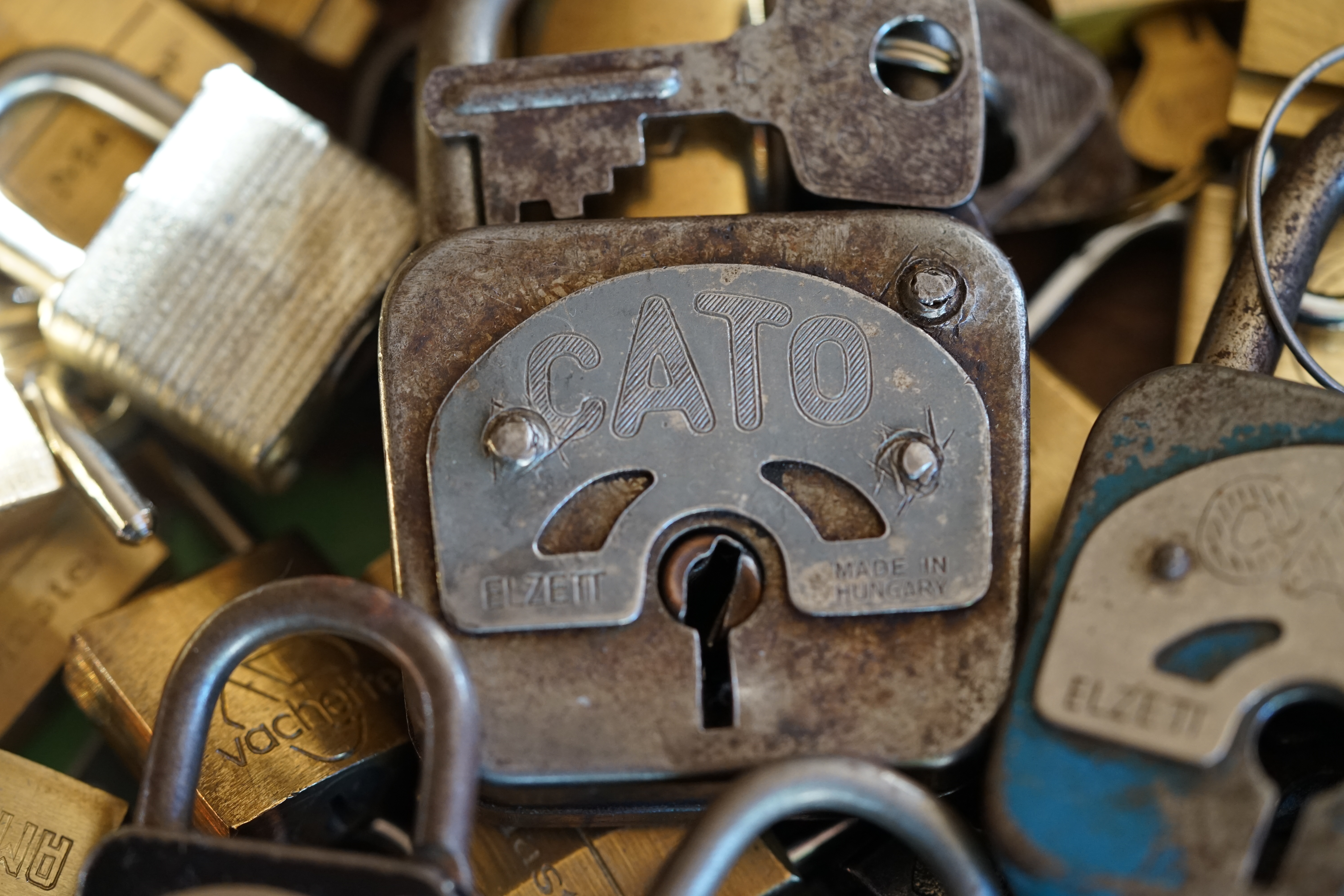 ♥ 𝔄𝔯𝔱𝔥𝔲𝔯 𝔅ü𝔥𝔩, 𝔄𝔯𝔱𝔥𝔲𝔯𝔪𝔢𝔦𝔰𝔱𝔢𝔯 ® Arthur A. Bühl, Jahrgang 1961, wird von den Mitgliedern des BDD, Bundesverband Deutscher Detektive, jetzt BUDEG zur 30 jährigen Mitgliedschaft beglückwünscht und für seine Dienste zur Wahrheitsfindung mit der Verleihung der goldenen Ehrennadel gewürdigt. Die Kollegen haben ihm ebenfalls in der TAZ, FAZ, Welt und Hamburger Abendblatt gratuliert und sogar Anzeigen in der Rubrik Verschiedenes geschaltet. Arthur Bühl ist Inhaber der Marke Arthurmeister®. Veröffentlicht unter Linkedin, Xing, Google Panel, Twitter X. Verschlagwortet mit: ♥ Vokuhila, Friseur ♥ Schwäbischer Hengst, Zwetschgen Heini, Bühl er, Zwetschge, Google Earth, Mittelpunkt der Welt, Martinameisterin, Cartomanze, Scholischek, " HIGH NOON ! ". ♥ Parole Emil !