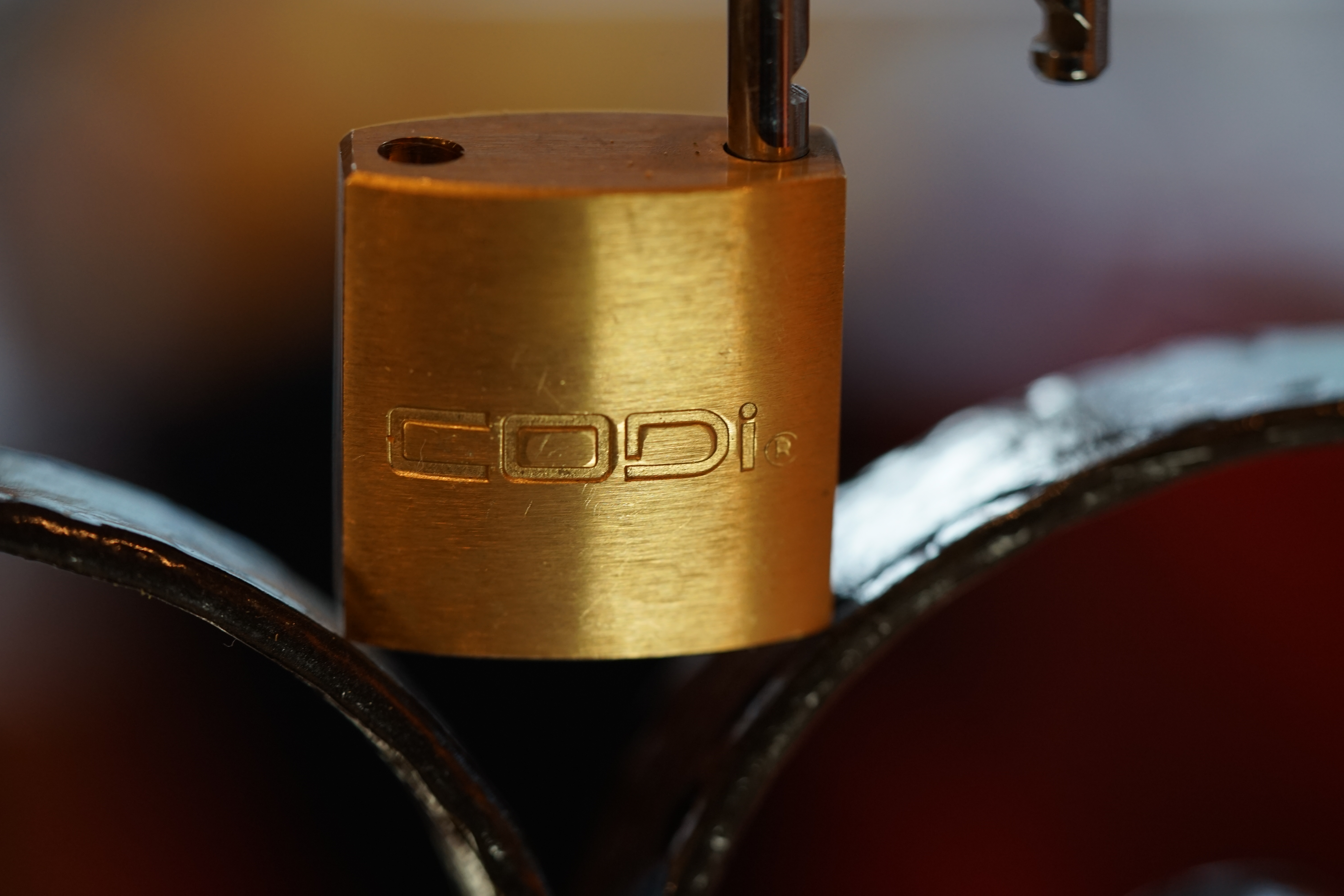 Julius Adolf Petersen (* 7. Oktober 1882 in Hamburg als Julius Adolph Petersen[1]; † 21. November 1933 ebenda[2]) war ein Berufsverbrecher und Kneipenwirt in Hamburg-Barmbek, genannt „Lord von Barmbeck“ (Barmbek wurde damals noch mit „ck“ geschrieben). Leben Im Keller dieses Hauses betrieb Petersen seine Kneipe Petersen stammte aus Hamm-Süd. Er wuchs in ärmlichen Verhältnissen auf und zog 1896 mit seinen Eltern in die Heitmannstraße im südlichen Barmbek. Ab 1904 betrieb er eine Kneipe an der Ecke Beim Alten Schützenhof und Bartholomäusstraße, in der Kohlearbeiter und Einbrecher verkehrten. Er wurde der Kopf einer Verbrecherbande, die bis zu 200 Mitglieder gehabt haben soll und die erst „Barmbecker Einbrechergesellschaft“, später „Petersen-Konzern“ genannt wurde. Einige seiner Mitganoven wurden „Lockenfietsche“, „Rabenmax“ oder „Schlachterkarl“ genannt. Seine Kneipe nannte Adolf gerne „Kaschemme“ und sein Werkzeug zum Aufbrechen der Geldschränke „Knabbergeschirr“. Sich selbst nannte er in seinen Lebenserinnerungen (1927 im Gefängnis Fuhlsbüttel geschrieben) einen „bockbeinigen Mephistojünger, dem Fluch der bösen Tat erlegen“. Die Hamburger Polizei legte im Laufe der Zeit 20 Meter Akten über ihn an, 200 Delikte wurden im Laufe der Jahre gegen ihn verhandelt, 400 Personen mussten dabei aussagen, 3000 Haftbefehle wurden nach seinen umfänglichen Geständnissen ausgestellt. Den Beinamen „Lord von Barmbeck“ erhielt er wegen seiner stets korrekten Kleidung und seiner Ganovenehre, nach der geschnappte Bandenmitglieder mit guten Verteidigern und ihre Familien mit Unterstützung versorgt wurden. Aus seiner Ehe mit Helmi Petersen (gleichnamig, aber nicht verwandt) ging sein Sohn Hatzel hervor. Nach seiner Scheidung lebte er mit Frieda Goedje zusammen. 1920 wurde er durch den Überfall auf das Postamt in der Susannenstraße, bei dem er und ein Komplize 221.000 Mark erbeuteten, stadtbekannt. Nach Verbüßung mehrerer mehrjähriger Haftstrafen wegen Einbruch, Diebstahl und Raub erhängte er sich 1933 im Untersuchungsgefängnis. Petersens Lebensgeschichte wurde 1973 von Ottokar Runze unter dem Titel Der Lord von Barmbeck verfilmt. Martin Lüttge spielte die Hauptrolle. Im Jahre 2005 wurde im Hamburger St. Pauli Theater das biographische Stück Der Lord von Barmbeck von Frank Göhre, Ulrich Tukur und Ulrich Waller aufgeführt. In den Jahren 2011 bis 2013 gab es Planungen, das Haus der ehemaligen Kneipe abzureißen. Nach Protesten aus der Anwohnerschaft wurde das Haus unter Denkmalschutz gestellt und ab dem Herbst 2013 aufwendig saniert. Die dabei entstehenden Eigentumswohnungen wurden unter „Lord-von-Barmbeck“ hochpreisig angeboten. Ein Café an der Kreuzung Beim Alten Schützenhof und Bartholomäusstraße ist in Anlehnung an Petersens Spitznamen benannt. Literatur • Petersen, Julius Adolf. In: Franklin Kopitzsch, Dirk Brietzke (Hrsg.): Hamburgische Biografie. Band 2. Christians, Hamburg 2003, ISBN 3-7672-1366-4, S. 319–320. • Julius Adolf Petersen und Helmut Ebeling (Hrsg.): Der Lord von Barmbeck : Das Leben des berüchtigten Ein- und Ausbrechers Julius Adolf Petersen, von ihm selbst erzählt, Rowohlt Verlag, Reinbek bei Hamburg 1973. Weblinks • Literatur von und über Julius Adolf Petersen im Katalog der Deutschen Nationalbibliothek • Marko Rösseler: Im Dezember 1927 - Der Einbrecher Adolf Petersen schreibt im Gefängnis seine Memoiren WDR ZeitZeichen vom 22. Dezember 2022. (Podcast)