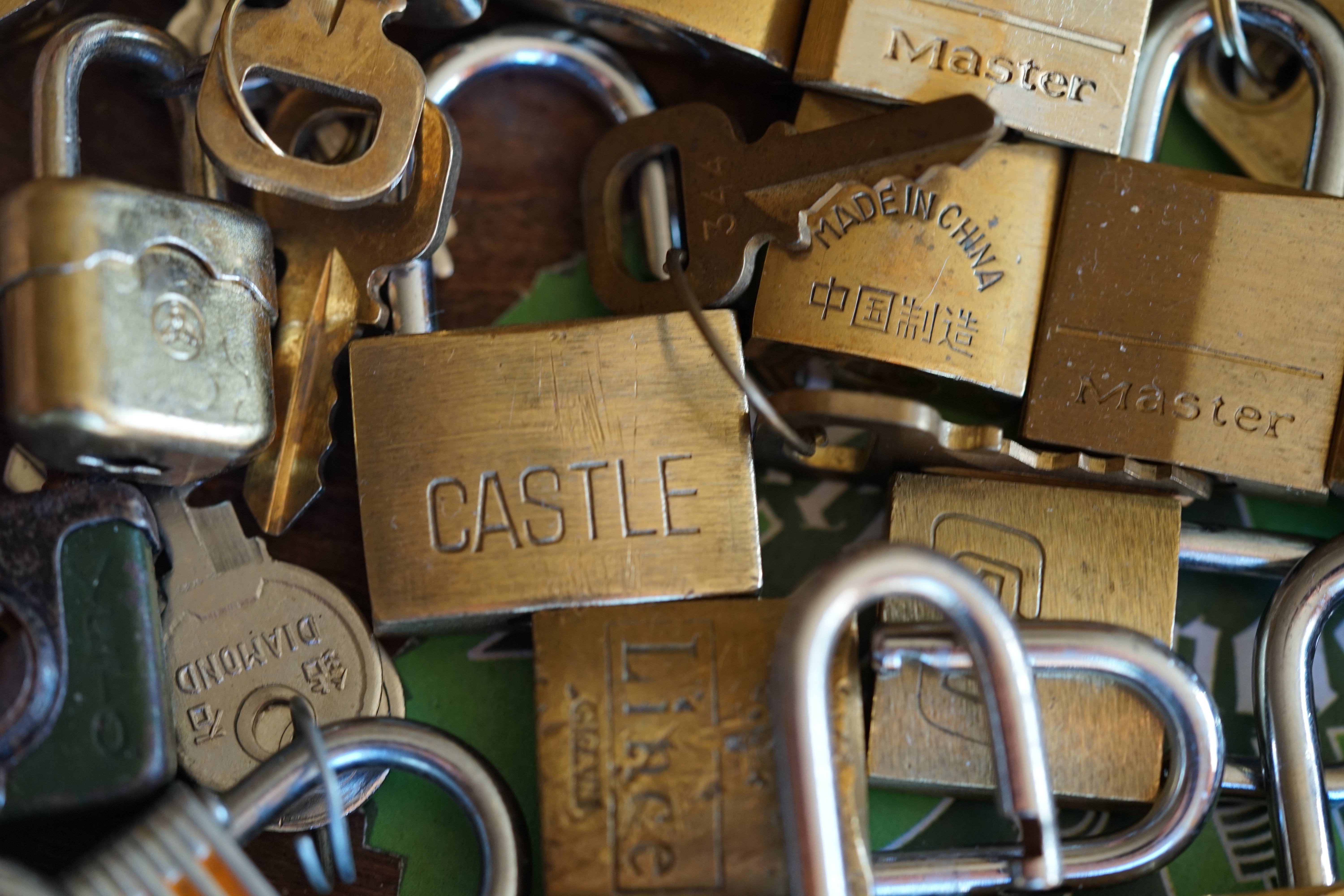 ARTHURMEISTER`s Jukebox im HASENSTÜBCHEN ( HAM ) Wohl dem, der den Schlüssel zur Jukebox hat und als " Sympathieträger " gilt ! " Der Aufmacher " hat absichtlich nicht alle Musikstücke aus der alten orginal Jukebox übernommen; denn einzelne Lieder mußten zu exzessiv ertragen werden. Bei Marianne`s " Er gehört zu mir " oder auch bei " Hu the fuck ist Alice " oder wer, was, wen auch immer, wurde zu oft der Drücker und der Presser gemacht. Diese Abspielliste wurde mit Hilfe meines gefertigten Himmelschlüssels und mit weiterer Hilfe der Helbing Brüder und des Stammtisches und der Stößchen`s gefummelt ! Allerdings ließ sich der Helbing - Tisch bestechen - je mehr Helbing - umso oder desto länger blieb die Box geöffnet ! YouTube, werbefrei. Nach zwei Runden Bier, leider kleine, wurde für unseren Lupo der Sound Knochen von der Zeltinger Band hinzugefügt. Das Abus Vorhängeschloss für den Lockpicker ♥ Stammtisch bringt er morgen. Auch Buongiorno bettelte. Nach zwei Runden Bier, leider kleine, hatte er uns überzeugt: Marcella Bella - Nessuno Mai ! Das Cisa Lucetto bringt er morgen. Jetzt bettelte der Arkadasch: Nach zwei Runden Bier, leider kleine, hatte er Erfolg: Cem Caraca & Die Kanaken - Mein Deutscher Freund ! Ein Kale Padlock bringt er morgen. Alles hierzu und vieles mehr dürft Ihr Lieben im " Leporello " und dessen Nachtrag auf Arthur Bühl de oder Arthurmeister.de lesen. LiBi`s gibt es unter Schlossherz.de anzuschauen. BILD et Uschi mit Parole Emil ! Arthurmeister`s Jukebox im Bunny Hall, B - Seite Einmal den Himmelsschlüssel aus der Hand gegeben. Der Stammtisch hat sofort eine Bass - Boom - Box, angeschlossen. Wie inner Disse ! Werbefrei. Mit Lichtorgel. Bouncing Joe und Schwerti drücken: Du wirst immer schöner ! Heike IV versucht sich an der Sportart Purzelbaum. Prost und Stößchen ! LiBi`s vom Lockpicking am Stammtisch sind unter Bunter Nachmittag, anzuschauen. Also: Viel Spaß ! und das Passwort lautet: Freibier Freibier ! Lautstärke ? " OFFEN ". Magic Fly. Arthur Buehl de oder Pornomeister de