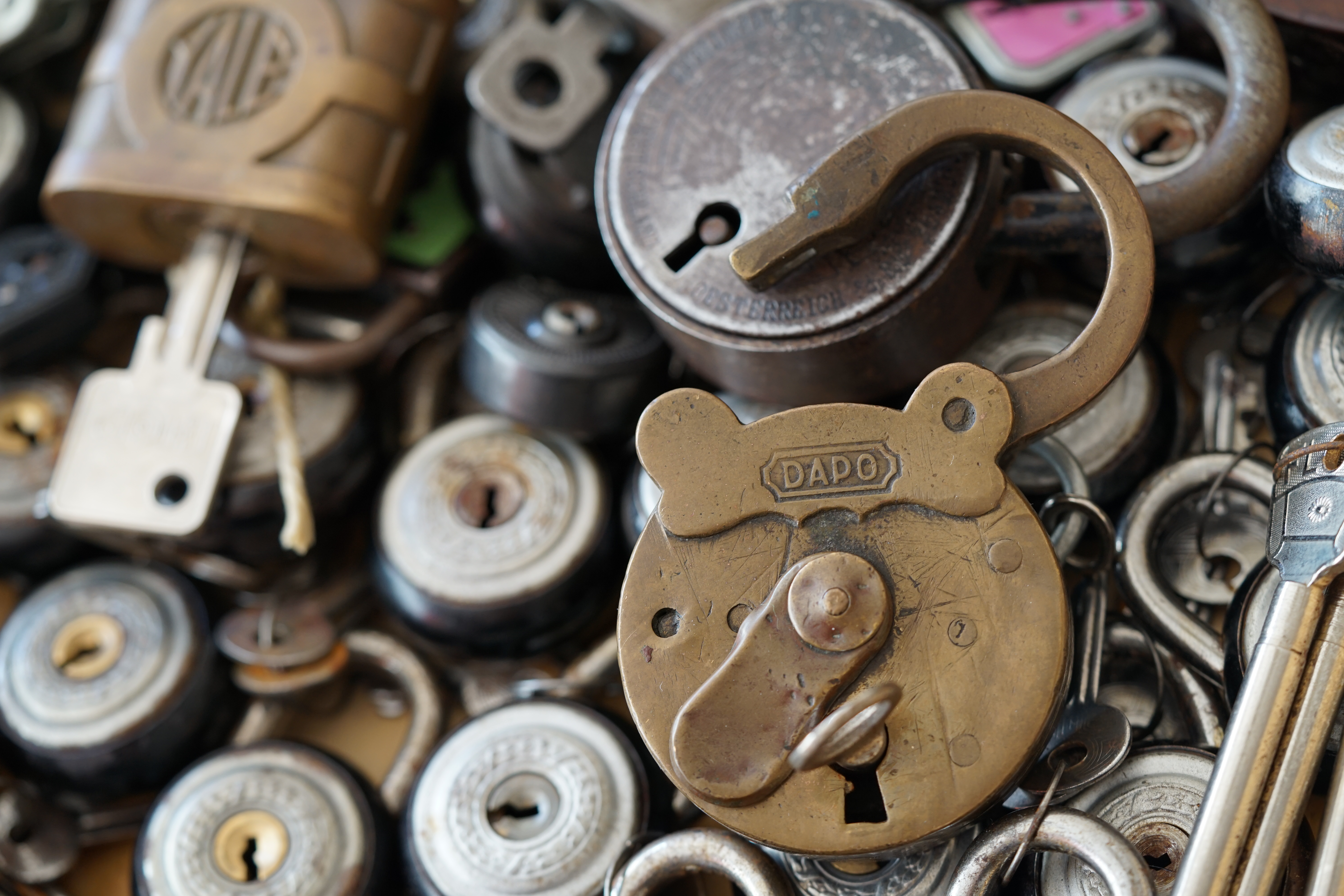 Neues aus dem Hasenstübchen: Gestern war Bernhard da. ÖH, Sonderschule, Sonderschule Öh. Heike IV: Bernhard, warum hast du denn das große Standkreuz dabei ? Der Noagerlzuzler lallt: Der ist wieder aus Ochsenzoll abgehauen. Sonderschule ! SONDERSCHULE ! Schwerti: Was willtst DU ? Bier und Sonderschule, Sonderschule Öh. Hannenberger der Objektleiter: Sonderschule is nich im Hasen. Doch doch ! Öh Sonderschule ! Öh, jetzt Sonderschule. Nach zwei Rutschen Bier, leider kleine, hatte er uns überzeugt: Sondaschule ist jetzt in der Jukebox. Arthur Bühl, Detektiv aus Hamburg ist Mitglied im Detektiv Verband BUDEG und an die IKD angeschlossen. Als Arthurmeister® erklärt Herr Bühl bei Behörden wie Fedpol, LKA Forensik, das Lockpicking !