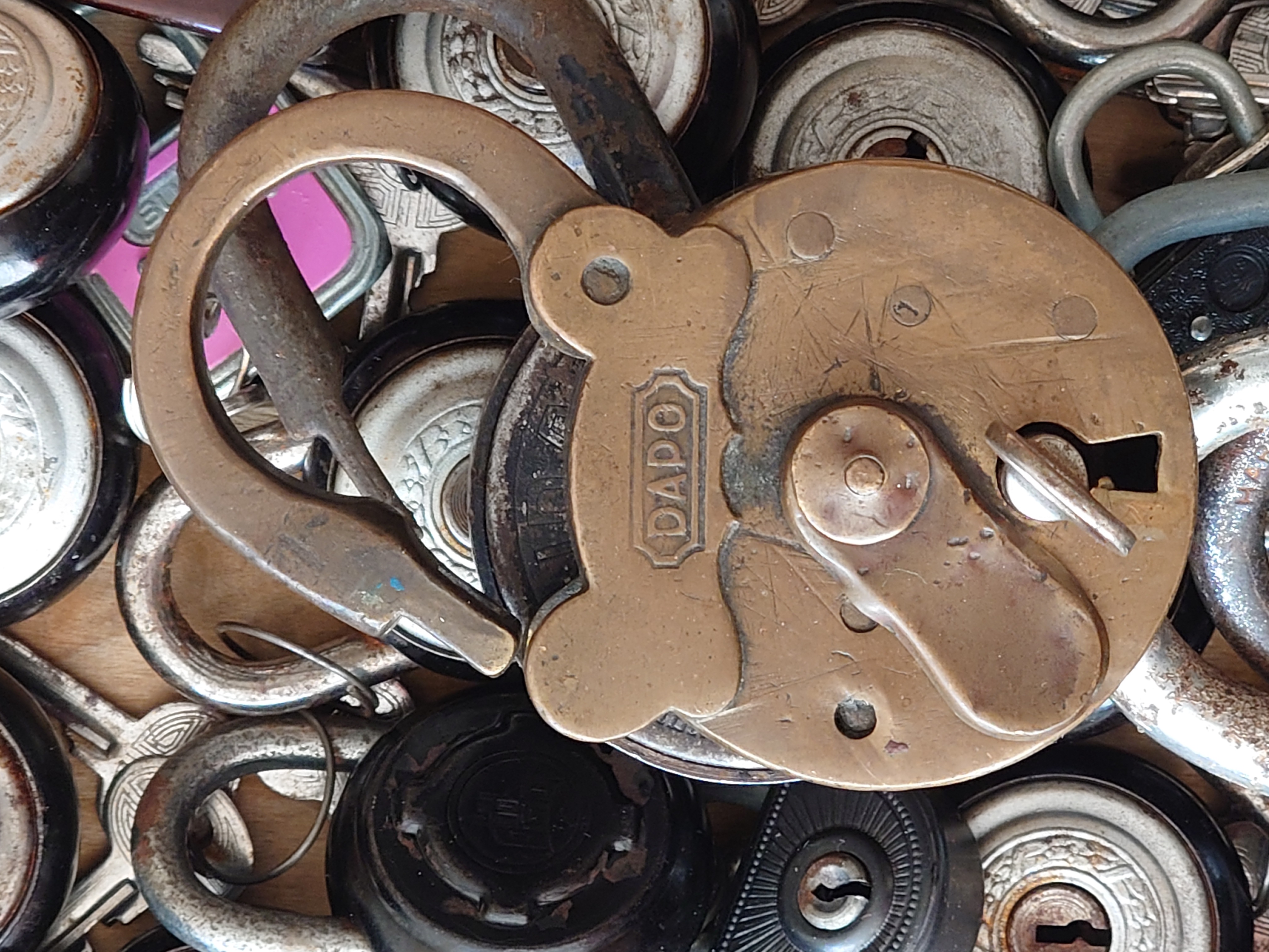 Arthur Andreas Bühl, Arthurmeister ®,Lockpickerherz ® Schlossherz ®, Pornomeister ®, Bühl, Arthurmeister ist Lockpicker aus Leidenschaft. Der erste Erfolg: Das zerstörungsfreie Öffnen seiner Spardose. Sobald er einen Draht biegen konnte, öffnete er auch Bartschlösser. Bei Fahradschlössern: Es ist einfach ein lüsternes Gefühl wenn es schnappt. Bühl fing nun an eigene Dietriche zu biegen. Mit Hilfe vom Nachbarn Mendel, Tischler aus Asperg, lernte er auch Tricks wie Türen generell schnell geöffnet werden können. Der Mendel half Arthur weitere, härtere Dietriche herzustellen. Diese Sperrzeuge wurden dann im Burggraben der Festung Hohenasperg auf ihre Tauglichkeit getestet. Und auch beim Lockpicking verhält es sich so wie der Amy in den Patsch Barracks schwätzt: learning bei doing und verschenkte ein Pickset. Mit solchen Pick`s lassen sich Zylinderschlösser zerstörungsfrei öffnen und auch flippern. Gerne ließen sich Vorhangschlösser picken; nein besser pflücken. Seit dieser Zeit häuft Bühl, Arthurmeister Schließzylinder und Vorhängeschlösser an. Er sammelt Schlösser der Marken ABUS und BKS und CES Auch besondere Öffnungswerkzeuge, auch einige von der Stasi lassen sich hier bewundern. Später schulte er dann zusammen mit Steffen Wernèry, ehemaliger Pressesprecher vom Chaos Computer Club, Behörden, Industrievertreter, Feuerwehren und natürlich auch Leute im Hasensübchen am Stammtisch. Taged mit: Spiel nicht mit den Schmuddelkindern ! Taged with: Bühler Zwetschge, Bühl Wappen, Zwetschgenhengst, Zwetschgenfest, Meister, Arthur Andreas Bühl, Privatdetektiv.