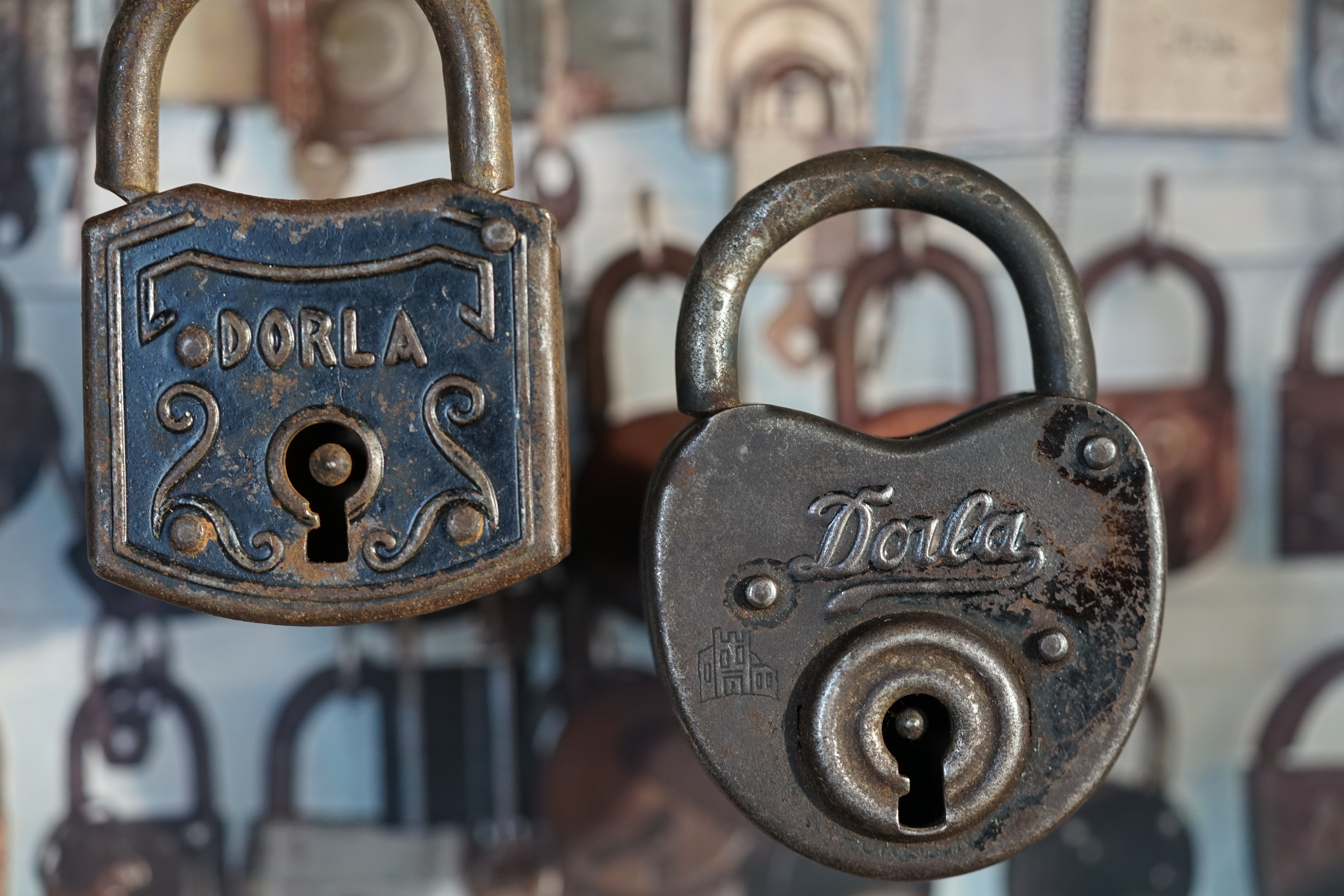 Arthur Bühl, Arthurmeister ®,Lockpickerherz ® Schlossherz ®, Pornomeister ®, neuer SEO Text für 2025 12.00 Mittags im Hasenstübchen. Basketball Bouncing Joe Asberry schreit: Prost ! Die Glocke kingelt ! In Arthurmeister`s Jukebox im Hasenstübchen spielt: Slow Hand von den Pointer Sisters. Ferrari Rudi sitzt am Tresen. Anstatt Helbing trinkt er heute Underberg. Pelle und Heike I machen Stößchen. Justamente klingelt das Telefonino. Der Hannenberger lacht zu Bouncing Joe Asberry: Ich wette mit Dir: Da ruft unser Freund Mr. Smitz vom Playboy an. Arthurmeister geh endlich ran. Die Glocke klingelt. Yes Mr. Smitz, yes, yes Mr. Smitz. Yes great, you know. Yes, yes we have a Party. Yes, yes. Ja: Angela Merkel, die kennen wir. You know: " Bundeskanzlerin ". Giovanni ruft: Bella Donna: Signora Merkel is the CEO of the world. Yes, Yes Mr. Smitz, i will look about her Memoiren. Oh Mr. Smitz ? Her Biographie with her Signature ? OH, Mr. Smitz mit Widmung ? Das wird nicht einfach ! no easy, you know ! Da muß die Glocke aber ein ganzes Wochenende läuten. Prost. Helbing. Yes Mr. Smitz, hands on the heard, you know, difficult ! Arkadasch !!! Smitz U.S.A. braucht die Memoiren von Angela Merkel signiert mit dem Text: Für Mr. Smitz from the Playboy ! Also pass auf: Dein Schwippschwager ist doch Aufsteller bei der Messe. Ja, Buchmesse. Dort hält die Merkel eine Autogrammstunde. Der soll sich dort anstellen mit seinen Kumpani. Ja, der Smitz läßt hier die Glocke läuten. Das gesamte Wochenende. Hannenberger gibt das Passwort: Freibier, Freibier ! Die Glocke läutet jetzt: Helbing ! In Arthurmeister`s Jukebox spielt: The Tramps - Disco Inferno - Orginal Longversion Tony Mendes ! Basketball Bouncing Joe swingt mit dem Kopf mit. Jetzt meint Arkadasch: Oh meine Kumpani trauen sich nicht zu Dr. Angela Merkel. Die haben Angst vor Ihr. Kein Autogramm heißt kein Freibier. Droschkendieter !! Du fährst jetzt zur Buchhandlung, holst drei Biographien von der ollen Merkel, fährst weiter zum Kujau ! Ja, der hat dem Heinemann vom Stern, Hamburg, gefälschte Tagebücher verkauft. Der soll dir in ein Exemplar die Unterschrift der Merkel und die Widmung reinmalen. Sag ihm viele Grüße vom Arthurmeister und Parole Freibier, Freibier ! Dann malt der es dir sofort. Der kann das freudigst. Und sag ihm, das sei für Smitz, Amerika. Aber diesmal soll er keine rosa Tinte verwenden. Dann kommst du wieder her und wir alle unterschreiben das zweite, dann fährst du geschwind rüber nach Fuhlsbüttel, drängelst dich am Luftfrachtschalter vor, läßt die Bücher verpacken und paßt auch auf, das die auch tatsächlich im nächsten Flieger in die U.S.A. reisen. Dann hat er die Bücher, quasi wenn der Flieger landet. Sag denen: Parole: Freibier, Freibier ! Arthur und wozu das dritte Buch ? Du Depp, wenn beim unterschreiben vom zweiten Buch einer draufkotzt oder ein Brandloch reinmacht dann haben wir Ersatz ! Und diesen legen wir dann hinter den Tresen ins Regal und tuen so als hätten wir es gelesen. Es reicht das wir Frau Bundeskanzlerin mit guten, besoffenen, nicht ausgeklügelten, dummen, peinlichen Ratschlägen beraten haben ! Punkt. In Arthurmeister´s Jukebox spielt: Lady von Kenny Rogers. Sir Waschi hat gleich CHARLIE RICH - The most Beautifull Girl in The World, gedrückt. Die Stimmung ist gut. In der Jukebox spielt mittlerweile Aloe Blanc - I need a Dollar. Die Stimmung ist fantastisch ! Jetzt steigert sich die Stimmnung noch als der Nachläufer Roberto Blanco - Caramba, Caracho ein Whiskey, Carambo Caracho ein Gin, verflucht Sacrcameto Dolores und alles ist wieder hin ! In Rio de Janeiro… drückt. Der Noagerlzutzler drückt Roberto Blanco - Der Puppenspieler von Mexico und räumt Gläser ab. Hannenberger reicht schon einmal den Himmelsschlüssel ! Schwerti fragt: Mastertouch und wenn der Dir auf die Schliche kommt ? Du Depp, was glaubst du wenn der erfährt, daß er einen orginalen Kujau, dem Tagebuchfälscher hat, dann läuft der durch Beverly Hills und gibt damit bei jedem an, als sei er The Greatest. Und Du weißt: Die Schriftsachverständigen vom Stern oder von der Bild et und der Heinemann brauchten Monate bis sie diesen Betrug mit dem Verkauf der Tagebücher erkannt haben. In Arthurmeister`s Jukebox spielt: Calvin Harris & Sam Smith: Promises ! und es wird mitgesungen. Das Droschkendieter dann doch nur beim Papierfuzzy im Copy Shop neben an war ? weil der Kujau besoffen war ? Quatsch, kalter Kaffee, der Smitz verhöckert das Buch an Rockefeller. Was glaubst du, warum die Parole Freibier Freibier lautet ? Wir sind hier nicht bei der Wohlfahrt. Ferrari Rudi macht Ralala: Sonntag ist Formel I in Indianapolis. Denkt dran: High Noon ist dann morgens 07.00 Uhr. Die Glocke läutet ununterbrochen. Freibier, Freibier, Freibier, Parole Freibier. Let Michael pass for the Championship ! Das gesamte Hasenstübchen tanzt und platzt aus allen Nähten. In der Jukebox spielt James Last und Orchester: T.S.O.P The Top Sound of Philadelphia ! Prost, Prosit und Stößchen ! Der Hannenberger sieht zufrieden aus. Taged with: Bühler Zwetschge, Bühl Wappen, Zwetschgenhengst, Zwetschgenfest, Meister, Arthur Andreas Bühl, Privatdetektiv. Arthurmeister007@gmail.com