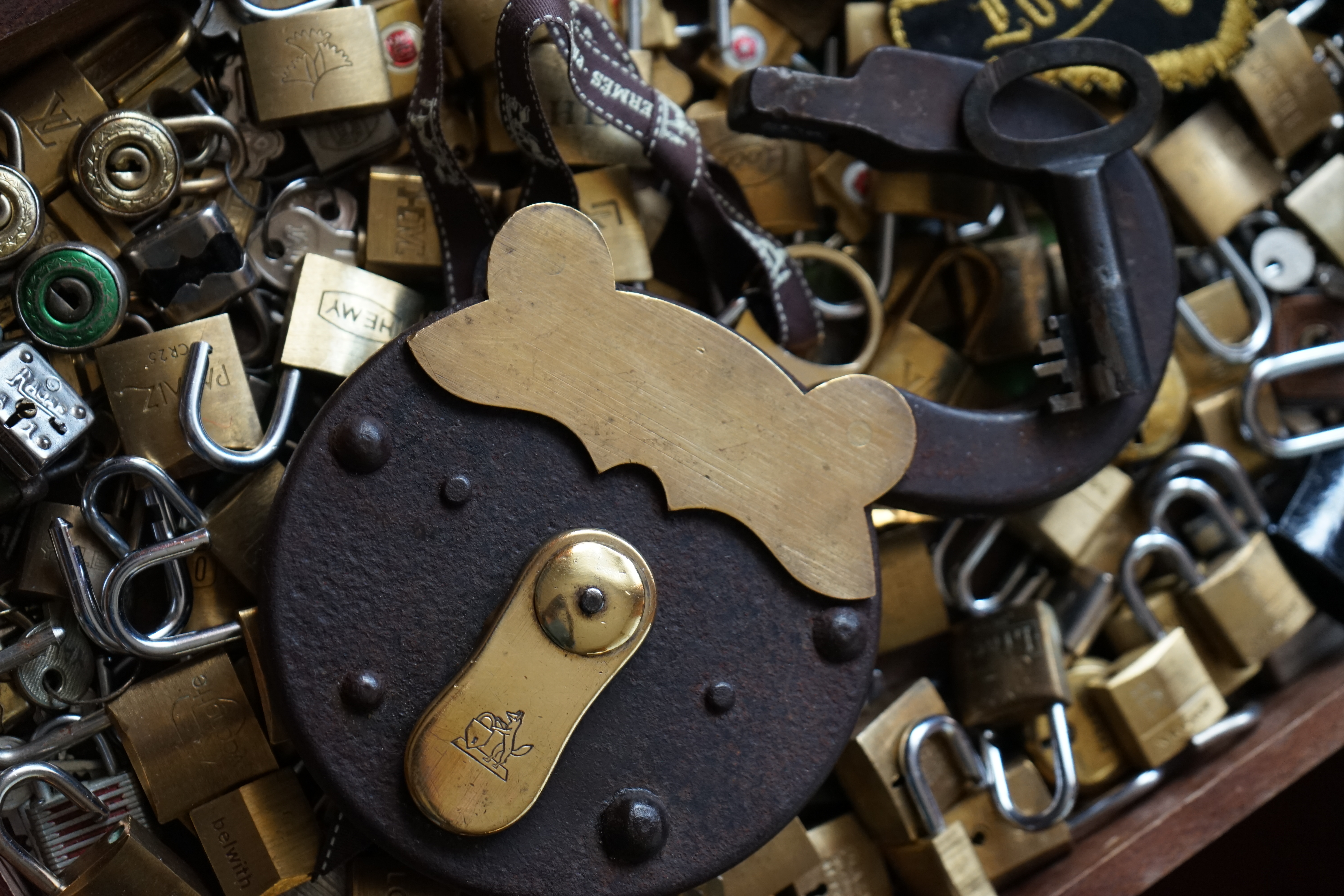 Arthur Bühl, Arthurmeister, Bühl Wappen Der Sympathieträger ist in Stuttgart, Baden - Württemberg geboren. Der Detektiv lebt in HAM. H1 Text der SEO gibt Texte aus Arthurmeister`s Leporello frei. 𝔄𝔯𝔱𝔥𝔲𝔯 𝔅ü𝔥𝔩, 𝔄𝔯𝔱𝔥𝔲𝔯𝔪𝔢𝔦𝔰𝔱𝔢𝔯 Bühl, Arthur, Jahrgang 1961, Made in Germany, Babyboomer, Detektiv or Private Investigator how Mr. Smitz from the PLAYBOY, Beverly Hills, say`s. Yes Mr. Smitz i will send you the Photo Arthurmeister`s F 1, Jacket for your LeporelloUS. to your E - Mail Mr.Smitz@Mr.Smitz.us. Ok, Mr. Smitz. Mr. Smitz do you know what Google Earth is ? Take BÜHL Arthur, only by Google Earth, you know ? have done it ? Yes Google will show you my Panel superfast. Cool, Arthurmeister, cool. Yes Mr. Smitz, this can i do for you too ! Yes with SEO. Yes, yes, i have Arkadasch erklärt, sein Erikli pasta is not so genial. Der beste Zwetschgenkuchen, you know plum tart, is from the Stadt Bühl. Not laughing in the USA. Bühl is a City like my Name. And the People in this City called it: Zwetschgendatschi ! you know. This is the world best plumcake. Yes Datschi. Yes, Stadt Bühl is near Baden - Baden, the Casino, you know ! Yes. Baden-Württemberg. You must know there is since 1927 the traditionell Zwetschgenfest. And there ist the Zwetschgenkönigin ! Mr. Smitz, my Ur Ur Ur Ur Grandfather is born in Bühl. My Great Grand Grand Mother where also born in the town Bühl. Their profession was Zwetschgenpicker. Not Lockpicker, Zwetschgen / Plum Picker. And Rüttler. Oh, really ! Yes, Yes. And since this time the name of the family Bühl from the Stadt Bühl is: Yes you know - Buehl. Yes i will give Greetings from you to Mrs. Friede Springer from the Newspaper BILD et. Yes, the Elbphilharmonie is in Betrieb. OH, Mr. Smitz, greeting´s to you from Joe Asbbery, NBA, you know. Tomorrow we will meet us in the Hasenstübchen, our Rabbit Hall. For Lockpicking und Beer. Call you. Parole Emil ! H1 Text der SEO schreibt weiter: 𝔄𝔯𝔱𝔥𝔲𝔯 𝔅ü𝔥𝔩, 𝔄𝔯𝔱𝔥𝔲𝔯𝔪𝔢𝔦𝔰𝔱𝔢𝔯® Herr Arthur Bühl, kritischer Privatdetektiv aus der Hansestadt Hamburg, bereitet sich auf ein Interview mit der BILD et vor. Bei Babsi und Gina in Fuhlsbüttel wird ihm zuvor der Vokuhila geschnitten. Herr Arthur Bühl wurde schon in der BILD et als " Herr der Schlösser " beschrieben. " Ein bisschen Ruhe bitte " schreibt Jan Freitag von der TAZ. Er erwähnt auch eine Mustertür by Wendt. Es wird darin herumgeprökelt. Selbst Arthur Bühl, der weltbeste aus dem Lockpicker Mekka Hamburg, betreibt pures Understatement, weil er sein Schloss in nur 20 Sekunden " geknackt " hat. Charles Graeber von der Wired.com beschreibt in seinem Artikel Master Lock - Pickers do bottle Arthur Bühl " The Master of the Universe ", Arthur Bühl a private Detective of Germany open locks. Bühl`s Fabio - the - Barbarian Look stands out. He wins the Dutch Open and is now Master of the Universe. The people cry: " Arthurmeister ! booms Arthurmeister ". Mark Webber Tobias, the Author of Locks, Safes, and Security, a Police Reverence, say: Arthurmeister, that ist beautyful. " Open ! " sagt Arthurmeister ", offen ist gut, schneller offen ist besser ". " Beer !" Arthurmeister booms back and a new Champion is born. Die Welt berichtet: " Die Kunst, Schlösser ohne Schlüssel zu öffnen ". Vereinsmitbegründer und Vizepräsident Arthur Bühl trägt seine Leidenschaft schon auf der Krawatte. Sie ist rot mit gelben Schlüsseln drauf. Intern wird er ehrfürchtig " Meister Arthur " gerufen. Er hat es zum siebenfachen Deutschen Meister in verschiedenen Disziplinen geschafft. Er pickt seit der Kindheit. Sein erstes Trainingsobjekt war sein Spardosenschloss - Ein klassischer Einstieg… . Die Slate berichtet über Arthur Bühl als Lockpicking Legend. Es gibt einen Artikel Tool for Picking and Decoding by Stasi, CCC, Vortrag Berlin. Amateur Hour berichtet: Arthurmeister has " The Master Touch ". Bei den Kaba Day `s im Europa Park Rust schreibt die Pressebox: auf großes Interesse der Teilnehmer stieß auch die praktische Vorführung von Steffen Wernéry und Arthur Bühl, die gängige mechanische Schließzylinder ohne Schlüssel zerstörungsfrei öffnen. Meist in Sekundenschnelle. Auch die Chemnitzer Zeitung " Freie Presse " hat über das Lockpicking und Arthur Andreas Bühl alias Arthurmeister berichtet. Dwight Perry schreibt: Arthur Bühl has good hands ! In der Philalocksmith wird Arthur Bühl auch als Lockpicking Legend betitelt. Es gibt auch einen Beitrag, 360 Meridianos. In der Datenschleuder, CCC, wurde über ihn als Sympathieträger berichtet. Veröffentlicht unter dem verifizierten Linkedin Profil Arthur Bühl, Arthurmeister ®, Xing, Google Panel, Twitter X. In der Vitrine von Arthur Andreas Bühl, Arthurmeister ® sind Schlösser, Padlocks, von ABUS, BKS, CES, DOM, EVVA, Assa Abloy, Z Ikon, Kaba, Keso, ASSA, Winkhaus, Wilka, Trelock, Schmelting, Bode Panzer, Ancor Las, Drumm Geminy, Xylock, SEA, Medeco, Mul-T-Lock, Cut away, ABUS Granit, Pfaffenhain, E*S, ESS, Nemef, BAB, Babelsberg, Stasi, Diskus, WMF, Tesa, Noch, Vachette, Cisa, Wally, Rielda, Mottura, Viro, FAI, GeGe, Fichet, Bode Panzer, Tresor, Bramah, Protector, Braun`s Patent, Walomatus, Arolds, Combination Lock, Yale, Master, American Lock, Tubular, China, Indien, Aligarh, Nepal, Thailand, Zahlenschlösser, Himmelsschlüssel und noch vieles mehr, vorhanden. Alle Schliesszylinder sind Übungsmaterial für das Lockpicking. Schlagschlüssel und so vieles mehr, sind auch dabei. Auch der Sputnik. Verschlagwortet mit: ♥ Vokuhila, Friseur ♥ Schwäbischer Hengst, Zwetschgen Heini, Bühl er, Zwetschge, Google Earth, Mittelpunkt der Welt, Martinameisterin, Cartomanze, Scholischek, " HIGH NOON ! ". ♥ Parole Emil ! SEO NEU Twitter X 11.06.24 Bilder Budeg ( Bold serif ) Arthur Andreas Bühl, Detektiv, made in Germany, born 1961 in Stuttgart, Baden - Württemberg, living in HAM, Im Dienste der Wahrheitsfindung unterwegs, betreibt in seiner Freizeit Lockpicking aus Leidenschaft. Der mehrfache Deutsche Meister wird in der WIRED als " Master of the Universe " betitelt. In der BILD et ist der Artikel " Herr der Schlösser " abgedruckt. Im Hasenstübchen - Fuhlsbüttel, am Hasenberge, Santa Fu, wird gefeiert. Arthurmeister® stellt seinen Leporello " Der Aufmacher " vor. Der Stammtisch grölt " OFFEN ". Scholischek, Rudi, Heike I, Noagerlzutzler, Arthur und Joe Asberry, der alte NBA ler, prosten sich zu. Arthurmeister`s Jukebox auf YouTube spielt Pointer Sisters - Slow Hand ! ♥ Beim Tanzen ruft die Cartomanze " Ey du Sympthieträger ♥, komm mal her " ! SEO für heute: DETEKTIV, Arthur Bühl, Lockpicker, Deutscher Meister, pickt ABUS Padlock. Good Morning, High Noon, guten Tag from Germany, Hamburg, mein Name ist Uschi. Die rasende Reporterin von der Bild et Zeitung. Ich konzipiere und betreue die Webseiten des Herrn Arthur Bühl, alias ARTHURMEISTER, Präsident Pornomeister SARL. Ich bemängele ihre falsche Auswahl zu den Bilder aud dem Laufband Arthurmeister " Arthur-Buehl-Arthurmeister®-Praesident ", dem Foto aus dem Laufband Pornomeister " Arthur-Buehl-Arthurmeister®-Detektiv-und-Sympathietraeger " und dem Foto des Herrn Bühl aus dem Laufband Arthur-Bühl.de " 𝔄𝔯𝔱𝔥𝔲𝔯-𝔅ue𝔥𝔩-𝔄𝔯𝔱𝔥𝔲𝔯𝔪𝔢𝔦𝔰𝔱𝔢𝔯®-Arthurmeister-beim-Friseur-vor-dem-Interview-Die-E-Mail-lautet-Sympathietraeger@Sympathietraeger.com ". Diese Lichtbilder wurden von mir zwar unter der Google Bilder - Gallerei eingepflegt, sind aber seit geraumer Zeit nicht mehr sichtbar. Deshalb habe ich die Bildbeschreibung dahingehend ergänzt, das es sich um eine private Performance Webseite handelt. Meine Anordnung dieser JPG in Ihrer Gallerie ist gewollt. Deshalb machen Sie diese Fotos aus dem Laufband Arthur Bühl und aus den Laufbändern Arthurmeister und Pornomeister wieder sichtbar. Diese Foto`s sind Bestandteil dieser Performance, wie das Grün in Ihrem geschätzten Google Logo, oder das Rot aus Ihrer geschätzten Landesflagge ! Ich würde Ihre Logo`s auch nicht entfernen ! Also: alle Foto`s und JPG `s im Internetz, wieder sichtbar machen ! Ihre Uschi, die rasende Reporterin von der Bild et Zeitung und die Macherin von Radio-Eriwan.de. Ihre Mühe sehe ich als Selbstverständlichkeit ! Gerne Grüße ich vom Stammtisch im Hasenstübchen unserem Bunny Hall. In Arthurmeister`s Jukebox haben wir für das Google - Team den Bringersound " We speak no Americano " gedrückt ! Parole Freibier für Google LLC. And greetings from Mr. Smitz.us ! Arthur Bühl, Arthurmeister ®,Lockpickerherz ® Schlossherz ®, Pornomeister ®, neuer SEO Text für 2025 12.00 Mittags im Hasenstübchen. Basketball Bouncing Joe Asberry schreit: Prost ! Die Glocke kingelt ! In Arthurmeister`s Jukebox im Hasenstübchen spielt: Slow Hand von den Pointer Sisters. Ferrari Rudi sitzt am Tresen. Anstatt Helbing trinkt er heute Underberg. Pelle und Heike I machen Stößchen. Justamente klingelt das Telefonino. Der Hannenberger lacht zu Bouncing Joe Asberry: Ich wette mit Dir: Da ruft unser Freund Mr. Smitz vom Playboy an. Arthurmeister geh endlich ran. Die Glocke klingelt. Yes Mr. Smitz, yes, yes Mr. Smitz. Yes great, you know. Yes, yes we have a Party. Yes, yes. Ja: Angela Merkel, die kennen wir. You know: " Bundeskanzlerin ". Giovanni ruft: Bella Donna: Signora Merkel is the CEO of the world. Yes, Yes Mr. Smitz, i will look about her Memoiren. Oh Mr. Smitz ? Her Biographie with her Signature ? OH, Mr. Smitz mit Widmung ? Das wird nicht einfach ! no easy, you know ! Da muß die Glocke aber ein ganzes Wochenende läuten. Prost. Helbing. Yes Mr. Smitz, hands on the heard, you know, difficult ! Arkadasch !!! Smitz U.S.A. braucht die Memoiren von Angela Merkel signiert mit dem Text: Für Mr. Smitz from the Playboy ! Also pass auf: Dein Schwippschwager ist doch Aufsteller bei der Messe. Ja, Buchmesse. Dort hält die Merkel eine Autogrammstunde. Der soll sich dort anstellen mit seinen Kumpani. Ja, der Smitz läßt hier die Glocke läuten. Das gesamte Wochenende. Hannenberger gibt das Passwort: Freibier, Freibier ! Die Glocke läutet jetzt: Helbing ! In Arthurmeister`s Jukebox spielt: The Tramps - Disco Inferno - Orginal Longversion Tony Mendes ! Basketball Bouncing Joe swingt mit dem Kopf mit. Jetzt meint Arkadasch: Oh meine Kumpani trauen sich nicht zu Dr. Angela Merkel. Die haben Angst vor Ihr. Kein Autogramm heißt kein Freibier. Droschkendieter !! Du fährst jetzt zur Buchhandlung, holst drei Biographien von der ollen Merkel, fährst weiter zum Kujau ! Ja, der hat dem Heinemann vom Stern, Hamburg, gefälschte Tagebücher verkauft. Der soll dir in ein Exemplar die Unterschrift der Merkel und die Widmung reinmalen. Sag ihm viele Grüße vom Arthurmeister und Parole Freibier, Freibier ! Dann malt der es dir sofort. Der kann das freudigst. Und sag ihm, das sei für Smitz, Amerika. Aber diesmal soll er keine rosa Tinte verwenden. Dann kommst du wieder her und wir alle unterschreiben das zweite, dann fährst du geschwind rüber nach Fuhlsbüttel, drängelst dich am Luftfrachtschalter vor, läßt die Bücher verpacken und paßt auch auf, das die auch tatsächlich im nächsten Flieger in die U.S.A. reisen. Dann hat er die Bücher, quasi wenn der Flieger landet. Sag denen: Parole: Freibier, Freibier ! Arthur und wozu das dritte Buch ? Du Depp, wenn beim unterschreiben vom zweiten Buch einer draufkotzt oder ein Brandloch reinmacht dann haben wir Ersatz ! Und diesen legen wir dann hinter den Tresen ins Regal und tuen so als hätten wir es gelesen. Es reicht das wir Frau Bundeskanzlerin mit guten, besoffenen, nicht ausgeklügelten, dummen, peinlichen Ratschlägen beraten haben ! Punkt. In Arthurmeister´s Jukebox spielt: Lady von Kenny Rogers. Sir Waschi hat gleich CHARLIE RICH - The most Beautifull Girl in The World, gedrückt. Die Stimmung ist gut. In der Jukebox spielt mittlerweile Aloe Blanc - I need a Dollar. Die Stimmung ist fantastisch ! Jetzt steigert sich die Stimmnung noch als der Nachläufer Roberto Blanco - Caramba, Caracho ein Whiskey, Carambo Caracho ein Gin, verflucht Sacrcameto Dolores und alles ist wieder hin ! In Rio de Janeiro… drückt. Der Noagerlzutzler drückt Roberto Blanco - Der Puppenspieler von Mexico und räumt Gläser ab. Hannenberger reicht schon einmal den Himmelsschlüssel ! Schwerti fragt: Mastertouch und wenn der Dir auf die Schliche kommt ? Du Depp, was glaubst du wenn der erfährt, daß er einen orginalen Kujau, dem Tagebuchfälscher hat, dann läuft der durch Beverly Hills und gibt damit bei jedem an, als sei er The Greatest. Und Du weißt: Die Schriftsachverständigen vom Stern oder von der Bild et und der Heinemann brauchten Monate bis sie diesen Betrug mit dem Verkauf der Tagebücher erkannt haben. In Arthurmeister`s Jukebox spielt: Calvin Harris & Sam Smith: Promises ! und es wird mitgesungen. Das Droschkendieter dann doch nur beim Papierfuzzy im Copy Shop neben an war ? weil der Kujau besoffen war ? Quatsch, kalter Kaffee, der Smitz verhöckert das Buch an Rockefeller. Was glaubst du, warum die Parole Freibier Freibier lautet ? Wir sind hier nicht bei der Wohlfahrt. Ferrari Rudi macht Ralala: Sonntag ist Formel I in Indianapolis. Denkt dran: High Noon ist dann morgens 07.00 Uhr. Die Glocke läutet ununterbrochen. Freibier, Freibier, Freibier, Parole Freibier. Let Michael pass for the Championship ! Das gesamte Hasenstübchen tanzt und platzt aus allen Nähten. In der Jukebox spielt James Last und Orchester: T.S.O.P The Top Sound of Philadelphia ! Prost, Prosit und Stößchen ! Der Hannenberger sieht zufrieden aus. Taged with: Bühler Zwetschge, Bühl Wappen, Zwetschgenhengst, Zwetschgenfest, Meister, Arthur Bühl, Privatdetektiv. Für das Jahr 2025 wurde der SEO von der Firma chatgpt und von einer KI ergänzt: Arthur Andreas Bühl, ist ein Babyboomer ! und ein Sympathietraeger ! Slow Hand ! mit dem Mastertouch ! Locksport: The strange things that happen at a lock-picking convention by Tom Vanderbilt, Deviant Olliam, Slate, picking, Hackers Planet, Earth, Event, Flickr, Foto, Ina Müller, Arthur Meister, Lockpicking, ssdev, Photo, Slide Player, The Joy Lock Club, Schuyler Towne, by Pagan Kennedy, Arthur Bühl, called Arthurmeister, can pick a Lock faster than you, David Olliam, Slate, Tool, Toool, the open organisation of Lockpickers, Wired, Jan Freitag, TAZ, FAZ, BILD, WELT, BUDEG, BDD, Linkedin, Pornomeister SARL, X, Twitter, Security of Locks, Linkedin Arthur Bühl, Zwetschgenstadt Bühl, Wappen Bühl, Fahne Bühl, Facebook, Bühl, Arthurmeister, Pornomeister SARL, Lockpicking Experte. Tagged with: Dorma Kaba, Europa Park Rust, Zwetschgenhengst, NBA, Bouncing Joe Asberry, Everybody Wiki, Schwäbischer Henst, Pflaume, Zwetschge, Doublebrain, Mandy August, Rallye, cross, Datenschutz. Zitat: Arthurmeister " offen ist gut, schneller offen ist besser ! " Pankhofer, Schloss und Schlüssel, Arthur Bühl, Wappen Bühl, legal 1001, Radio Eriwan, In Arthurmeisters Jukebox im Hasenstuebchen, You Tube, ( HAM ), sind Schallplatten von Slow Hand, Pointer Sisters, Engelbert, Joy Flemming, Ina Müller, Dörp Reggae, Reinhard Fendrich, Sammy Davis jr., Bee Gees, Hans Söllner, Element of crime, Empire of sun - we are the people, Katja Ebstein - Es war einmal ein Jäger, Udo Jürgen - Das Lied das nie zu Ende geht, Vicky Leandros - Ich liebe das Leben, Die Five Tops - Warte auf das Glück, Marianne Rosenberg - Er gehört zu mir, Hildegard Knef - Für mich soll`s rote Rosen regnen, Connie Francis - schöner fremder Mann, Heino - Caramba, Karacho, ein Whisky, Drafi Deutscher - Mamor Stein und Eisen bricht, Kraftwerk - Das Modell, Ernst Neger - Rucki - Zucki, Wolle Kriwanek - I fahr Daimler, Reinhard Fendrich - Strada del sole, Zupfgeigenhansel - Bella Ciao, Joy Flemming, Half breed, Haindling - Du Depp, Nina Hagen - Africa Reggae, Schwoisfuß - Bin i selber Rastamann, Jan Delay - Irgendwie, irgendwo, irgendwann, Grachmusikoff - Oiner isch emmer dr Arsch, Wolfgang Ambros - Du schwarzer Afgahne, UB 40, The Manhattans - Kiss and say Goodbye, Three Degrees - Dirty old Man, Babara Streisand - Woman in Love, George Michel - One more try, Candy Dulfer, Deep Purple - Child in Time, Moody Blues - Nights in white Satin, Eagles - Hotel California, Dire Straits - Sultan of Swing, Pink Floyd, Sade - Smooth Operator, Toto - L`italiano, Peddy Pendergrass, Tom Jones, Eddie Holman - Hey there lonly girl, Chicago - If you leave me now, Kalvin Harris - Promises, Fugees, Engelbert - How I Love You, Gloria Gayner can`t take my Eys off you, Olivia Newton John, Ricky Shane - Mammy blue, Los Bravos, Kenny Rogers, Albano und Romia Power, Totzi - Ti amo, Tina Turner und Eros Rammazotti, Abba - Hasta Manana, Roger Whittacker - Abschied ist ein scharfes Schwert, Toto - Hold the line, Love Story mit Andy Williams, Grace Jones, Diana Ross und Julius Iglesias - All of You, Christopher Cross, Roberta Flack & Peabo Bryson, George Benson, Aloe Blacc - I need a Dollar, Simply Red - if you don`t know me by now, Luther Vandross und sehr viele mehr. Es erscheint auch bald die B - Seite von Arthurmeister`s Jukebox ( HAM ) Fuhlsbüttel, Hasenstuebchen, Playboy, Bunny Hall, Los Angeles, Beverly Hills, TSOP The Sound of Philiadelpia, Golden Gate Brigde, und noch so vieles mehr. Seattle Times says: He has got good hands, but how`s his vertikal. Arthur Bühl, a private detective from Germany deflated an all-star field of lockpickers in the world. Pressebox: Kaba Day im Europa Park mit Arthur A. Bühl, Detektiv. ( Arthurmeister ) - Präsident Pornomeister SARL, Linkedin: Arthur Andreas Bühl, Detektiv. 360 Meriandos, The Master Touch, opening locks without keys. Jesusmeister Arthur Bühl is a Master who can pick any lock in the world, but Jesus is the only Master who can unlock the human soul. Slideplayer. Phila Locksmith, Lockpickerherz und Schlossherz sind ges. gesch. Marken von Arthur Bühl. Das Wappen Bühl ist gelb, blau mit schwarzen Linien. You Tube, 23C3 Schlossoeffnung wurde beim CCC, Caos Computer Club, gefilmt. Citywide RFID Master, House key, Hamburg, by Wired. WIRED is where tommorow realized. World Trade Center, New York, YY 10 007, Communicationsmanager Mr. Smitz. Wiki, Attraktor, Trainingslager. Schloss - Öffnen, Public Domain 147, Staatsicherheit in der DDR, Arthur Meister aus Hamburg, Bunker am Ulmenwall. Herr der Schlösser, Bild Zeitung. 𝔄𝔯𝔱𝔥𝔲𝔯 𝔅ü𝔥𝔩, 𝔄𝔯𝔱𝔥𝔲𝔯𝔪𝔢𝔦𝔰𝔱𝔢𝔯® Arthur A. Bühl, ist mehrfacher Deutscher Meister im Lockpicking. In dem Magazin WIRED wird er als " Master of Universe " betitelt. Im Hasenstübchen stellt er seinen Leporello " Der Aufmacher ", vor und telefoniert mit Mr. Smitz, Beverly Hills from the News Paper PLAYBOY, USA. Arthurmeister`s Jukebox, YouTube, spielt Slow Hand. Der Noagerlzutzler und der Scholischek können am Stammtisch keine Padlocks öffnen. Deshalb müssen diese Spitzbuben an den Tresen. Die Glocke wird geläutet. Arthurmeister brüllt " OFFEN " ! Die Jukebox spiel jetzt Ina Müller - Dörp Reggae. Arthurmeister ist Inhaber der Marken Cartomanze®, Martinameisterin®, Pornomeister®, Lockpickerherz®, Schlossherz®, WebTüv® und Legal 1001®. Verschlagwortet mit: Buhl er Zwetschge, Schwäbischer Hengst, Lockpicking, International. Für das Jahr 2025 wurde der SEO von der Firma chatgpt und von einer KI ergänzt: Arthur Andreas Bühl, ist ein Babyboomer ! und ein Sympathietraeger ! Slow Hand ! mit dem Mastertouch ! Locksport: The strange things that happen at a lock-picking convention by Tom Vanderbilt, Deviant Olliam, Slate, picking, Hackers Planet, Earth, Event, Flickr, Foto, Ina Müller, Arthur Meister, Lockpicking, ssdev, Photo, Slide Player, The Joy Lock Club, Schuyler Towne, by Pagan Kennedy, Arthur Bühl, called Arthurmeister, can pick a Lock faster than you, David Olliam, Slate, Tool, Toool, the open organisation of Lockpickers, Wired, Jan Freitag, TAZ, FAZ, BILD, WELT, BUDEG, BDD, Linkedin, Pornomeister SARL, X, Twitter, Security of Locks, Linkedin Arthur Bühl, Zwetschgenstadt Bühl, Wappen Bühl, Fahne Bühl, Facebook, Bühl, Arthurmeister, Pornomeister SARL, Lockpicking Experte. Tagged with: Dorma Kaba, Europa Park Rust, Zwetschgenhengst, NBA, Bouncing Joe Asberry, Everybody Wiki, Schwäbischer Henst, Pflaume, Zwetschge, Doublebrain, Mandy August, Rallye, cross, Datenschutz. Zitat: Arthurmeister " offen ist gut, schneller offen ist besser ! " Pankhofer, Schloss und Schlüssel, Arthur Bühl, Wappen Bühl, legal 1001, Radio Eriwan, In Arthurmeisters Jukebox im Hasenstuebchen, You Tube, ( HAM ), sind Schallplatten von Slow Hand, Pointer Sisters, Engelbert, Joy Flemming, Ina Müller, Dörp Reggae, Reinhard Fendrich, Sammy Davis jr., Bee Gees, Hans Söllner, Element of crime, Empire of sun - we are the people, Katja Ebstein - Es war einmal ein Jäger, Udo Jürgen - Das Lied das nie zu Ende geht, Vicky Leandros - Ich liebe das Leben, Die Five Tops - Warte auf das Glück, Marianne Rosenberg - Er gehört zu mir, Hildegard Knef - Für mich soll`s rote Rosen regnen, Connie Francis - schöner fremder Mann, Heino - Caramba, Karacho, ein Whisky, Drafi Deutscher - Mamor Stein und Eisen bricht, Kraftwerk - Das Modell, Ernst Neger - Rucki - Zucki, Wolle Kriwanek - I fahr Daimler, Reinhard Fendrich - Strada del sole, Zupfgeigenhansel - Bella Ciao, Joy Flemming, Half breed, Haindling - Du Depp, Nina Hagen - Africa Reggae, Schwoisfuß - Bin i selber Rastamann, Jan Delay - Irgendwie, irgendwo, irgendwann, Grachmusikoff - Oiner isch emmer dr Arsch, Wolfgang Ambros - Du schwarzer Afgahne, UB 40, The Manhattans - Kiss and say Goodbye, Three Degrees - Dirty old Man, Babara Streisand - Woman in Love, George Michel - One more try, Candy Dulfer, Deep Purple - Child in Time, Moody Blues - Nights in white Satin, Eagles - Hotel California, Dire Straits - Sultan of Swing, Pink Floyd, Sade - Smooth Operator, Toto - L`italiano, Peddy Pendergrass, Tom Jones, Eddie Holman - Hey there lonly girl, Chicago - If you leave me now, Kalvin Harris - Promises, Fugees, Engelbert - How I Love You, Gloria Gayner can`t take my Eys off you, Olivia Newton John, Ricky Shane - Mammy blue, Los Bravos, Kenny Rogers, Albano und Romia Power, Totzi - Ti amo, Tina Turner und Eros Rammazotti, Abba - Hasta Manana, Roger Whittacker - Abschied ist ein scharfes Schwert, Toto - Hold the line, Love Story mit Andy Williams, Grace Jones, Diana Ross und Julius Iglesias - All of You, Christopher Cross, Roberta Flack & Peabo Bryson, George Benson, Aloe Blacc - I need a Dollar, Simply Red - if you don`t know me by now, Luther Vandross und sehr viele mehr. Es erscheint auch bald die B - Seite von Arthurmeister`s Jukebox ( HAM ) Fuhlsbüttel, Hasenstuebchen, Playboy, Bunny Hall, Los Angeles, Beverly Hills, TSOP The Sound of Philiadelpia, Golden Gate Brigde, und noch so vieles mehr. Seattle Times says: He has got good hands, but how`s his vertikal. Arthur Bühl, a private detective from Germany deflated an all-star field of lockpickers in the world. Pressebox: Kaba Day im Europa Park mit Arthur A. Bühl, Detektiv. ( Arthurmeister ) - Präsident Pornomeister SARL, Linkedin: Arthur Andreas Bühl, Detektiv. 360 Meriandos, The Master Touch, opening locks without keys. Jesusmeister Arthur Bühl is a Master who can pick any lock in the world, but Jesus is the only Master who can unlock the human soul. Slideplayer. Phila Locksmith, Lockpickerherz und Schlossherz sind ges. gesch. Marken von Arthur Bühl. Das Wappen Bühl ist gelb, blau mit schwarzen Linien. You Tube, 23C3 Schlossoeffnung wurde beim CCC, Caos Computer Club, gefilmt. Citywide RFID Master, House key, Hamburg, by Wired. WIRED is where tommorow realized. World Trade Center, New York, YY 10 007, Communicationsmanager Mr. Smitz. Wiki, Attraktor, Trainingslager. Schloss - Öffnen, Public Domain 147, Staatsicherheit in der DDR, Arthur Meister aus Hamburg, Bunker am Ulmenwall. Herr der Schlösser, Bild Zeitung. In der Vitrine von Arthur Andreas Bühl, Arthurmeister® sind Schlösser, Padlocks, von ABUS, BKS, CES, DOM, EVVA, Assa Abloy, Z Ikon, Kaba, Keso, ASSA, Winkhaus, Wilka, Trelock, Schmelting, Bode Panzer, Ancor Las, Drumm Geminy, Xylock, SEA, Medeco, Mul-T-Lock, Cut away, ABUS Granit, Pfaffenhain, E*S, ESS, Nemef, BAB, Babelsberg, Stasi, Diskus, WMF, Tesa, Noch, Vachette, Cisa, Wally, Rielda, Mottura, Viro, FAI, GeGe, Fichet, Bode Panzer, Tresor, Bramah, Protector, Braun`s Patent, Walomatus, Arolds, Combination Lock, Yale, Master, American Lock, Tubular, China, Indien, Aligarh, Nepal, Thailand, Zahlenschlösser, Himmelsschlüssel und noch vieles mehr, vorhanden. Alle Schliesszylinder sind Übungsmaterial für das Lockpicking. Schlagschlüssel und so vieles mehr, sind auch dabei. Auch der Sputnik. SEO Hintergrundbild Flickr Hey Joe " Asberry ", ruft F 1 Rudi vom Tresen, Prost und Stößchen ruft Heike III zum Stammtisch. Die Jukebox spielt in voller Lautstärke Mr. Bojangles. Arthurmeister, der Sympathieträger hat bay the way mit einem ABUS Padlock Joe`s Michael Air Jordan`s Basketball bag gesichert ! Auch der Michael Jordan mußte hier im Hasenstübchen das Basketball bouncing Verbot akzeptieren. Formel 1 Rudi schreit: Bouncing darf und kann hier nur ein Michael Schumacher. Die Cartomanze meint, ein Ralf Schumacher auch ! Prost Weizen, Stößchen, Käppchen, ASBERRY !!! Die Jukebox by Youtube spielt " Slow Hand ". Joe, du rascal belehre uns nicht schon wieder. Wir sind hier in der Rabbit Hall and smoking is good for your drunken head. Prosit, Cheer`s, Salute, Gin Gin, altüst, sante` und Viva ! Hoch die Tassen ! Am Tresen läutet die Glocke. Der Rotamint der blinkt. Drei Tage war der JOE krank, jetzt trinkt und raucht er wieder. Gott sei Dank ! In der Zwischenzeit haben Mittrinker an der neuen Jukebox B - SEITE im Hasenstübchen eine Bass - Boom - Boom - Box angeschlossen. In voller Lautstärke sind jetzt Sounds wie I Love America von Patrick Juvet, Pointer Sisters - Slow Hand, Bryan Ferry - Don`t stop the Dance, UB 40 - Kingston Town, Jimmy Sommerville - To love somebody, Bob Marley & The Wailers - Jammin, Shaft - Isaac Hayes - The Late Show with David Lettermann zu hören. Heike !! drückt dann Roberto Blanco - Der Puppenspieler. Schwerti hält mit Amanda Lear - Queen of China - Town, dagegen. F 1 Rudi drückt: Element of Crime - Delmenhordt und ein weiteres von Element of Crime - Am ersten Sonntag nach dem Weltuntergang. Sir Washi drückt unsere Ina Müller - Sowas passiert mir heut nicht mehr und Roger Wittaker - Du wirst alle Jahre schöner ! Prost ! Rotkäppchen, Stößchen, Hallöchen ! Rudi mein Ralalla. Jetzt kommt unsere Disco Fraktion an die Reihe. Der Auftackt: Gary Low - La Colegiala, Bobby O - She has the way, Bonny M. Sunny. Die ersten Gäste im Hasenstübchen fangen an zu tanzen. Whre do i Begin - Love Story 1971, Dionne Warwick - Heartbreaker, Sweet Sensation - Sad sweet dreamer, und natürlich Lobo - I`d Love You To Want Me - Top Pop wurden in Folge gedrückt. Immer diese Drücker: Bad Boys Blue - You`re a Woman 1985, Pointer Sisters - I´m so Excited Live, Lipps Inc. - How Long, Chic - Le Freak folgten. Die Glocke läutet - die Gläser klingen. Der Hannenberger freut sich. Auf der dieser Party wird jetzt in der Juke Box B - Seite die Musik von: Duck Sauce vs Boney M - Barbara Streisand Go Home VIVA DISCO MIX, Pargo - You And Me, Telex - Moskow Diskow, TEQUILA - BO BOSS, Geil - Bruce & Bongo gespielt. Die Glocke am Tresen läutet wieder: Parole Freibier ! Electrica Salsa OFF, Space - Magic Fly, Neja - Restless - Bum Bum Radio Edit, bringen richtig Stimmung in die Bude. Heike will unbedingt ihren GAZEBO - Masterpiece in der 12" Version hören. My Heart Goes Boom in der Xrended Club Version, das FPI Project - Rich in Paradiese - Going Back To My Roots, Boys Town Gang - Can`t Take My Eyes Of You und Evelyn Thomas mit High Energy bringen weitere Performace ! Pony´s und Weizen. Fassbier, Freibier, Helbing ! und GabiKo. Der Eintieg erfolgt wieder bei: Sister Sledge - All American Girls, Bumblebee Unlimited - LADY BUG, Gary Low - You ar danger in der Extended Version von 1982 und Camouflage - Love is a shield. Prost und Prösterchen: bei Alle Farben & ILIRA - FADING wird auf den Bänken getanzt. Natürlich auch noch bei P. Lion - Happy Children und Girlie - Girlie von Sophia George. Bei Sandra - Little Girl gehen die ersten in den Nebenraum. French Affair - SEXY ! Philly Vanilli - Viagra Sex Machine, Marvin Gaye - Sexual Healing lassen Hannenberger das gezapfte in den Nebenraum bringen. Hannenberger schwitzt ! Die Glocke läutet: Umsatz ! Gary Moore - This Flight Tonight, Golden Earring - Radar Love und GIANNA NANNINI - AMERICA läuten eine weitere Runde ein. Schwerti und Bouncing Joe Asberry sind am rocken: Led Zepplin - Stairway To Heaven Live, IRON BUTTERFLY - IN A GADDA DA VIDA ! Bier, mehr Bier ! am besten Freibier ! Der Song: The Doors - Light My Fire verlangt nach mehr Bier. Bei unserem Willy DeVille - Heaven Stood Still schauen die Säufer in den Spiegel. Bei Diana Ross mit: Touch Me In The Morning will aber keiner aufwachen. Pony`s und Stösschen`s ! Nachher um 11.00 ist wieder High - Noon ! Dann geht`s von vorn los: SLOW HAND und ARTHURMEISTER MASTERTOUCH ! Heute schlägt der Noagerlzutzler zusammen mit dem Arkadasch den SEO vor: Balla coi miti, Tanz mit den Legenden, Grüße an Radio Sabbia nach Riccione / Italy in die Via Veneto 3, I 47 838 Riccione. Luigi del Bianco !!! APERTO !!! Der F 1 Rudi schreit: Helbing ! Arthur du mußt noch Bild ungsfern, schwupp di wupp - OFFEN, Musik, Music, Arthur Meister poke arround Houdini, Telefon, Telefonbucheintrag, gelbe Seiten, örtliche, MUT PROBEN, Carsten Jasner, Das Leben ist tödlich. Aber es muß nicht sterbenslangweilig sein ! Tazelwurm schreit Pelle Pelz. Heinz Schenk, Käffchen und Schnittchen werden noch genannt. Der Och will das auch Bettnässer und mit zweifelhafter Hygiene hier steht. Der Scholischek darf sich zu Wort melden: Biene Maja, getestet, TÜV, DEKRA, FRISEUR ! CARAMBA ! Verschlagwortet mit: Arthur Bühl, Detektiv, the dutch open Lockpicking Champion ! From WIRED. ÖFFNUNG OHNE SCHLÜSSEL, Linkedin Joe Asberry, F 1 Rudi, Heike IV, Stößchen, Sir Washi, Nachläufer, Skat, Twitter X. Basket Ball Bouncing Verbot, Arthurmeister, Raucher, Roth - Händle, Stadt Lahr - Bühl, Schwarzwald, Black Forest, Rotkäppchen you know Mr. Smitz, Sorte Schwäbischerhengst.de is großfruchtig und süss. Buhl er Zwetschge. No, only woman has Pflaumen ♥. Wilhelm Busch ! In der Vitrine von Arthur Andreas Bühl, Arthurmeister® sind Schlösser, Padlocks, von ABUS, BKS, CES, DOM, EVVA, Assa Abloy, Z Ikon, Kaba, Keso, ASSA, Winkhaus, Wilka, Trelock, Schmelting, Bode Panzer, Ancor Las, Drumm Geminy, Xylock, SEA, Medeco, Mul-T-Lock, Cut away, ABUS Granit, Pfaffenhain, E*S, ESS, Nemef, BAB, Babelsberg, Stasi, Diskus, WMF, Tesa, Noch, Vachette, Cisa, Wally, Rielda, Mottura, Viro, FAI, GeGe, Fichet, Bode Panzer, Tresor, Bramah, Protector, Braun`s Patent, Walomatus, Arolds, Combination Lock, Yale, Master, American Lock, Tubular, China, Indien, Aligarh, Nepal, Thailand, Zahlenschlösser, Himmelsschlüssel und noch vieles mehr, vorhanden. Alle Schliesszylinder sind Übungsmaterial für das Lockpicking. Schlagschlüssel und so vieles mehr, sind auch dabei. Auch der Sputnik.