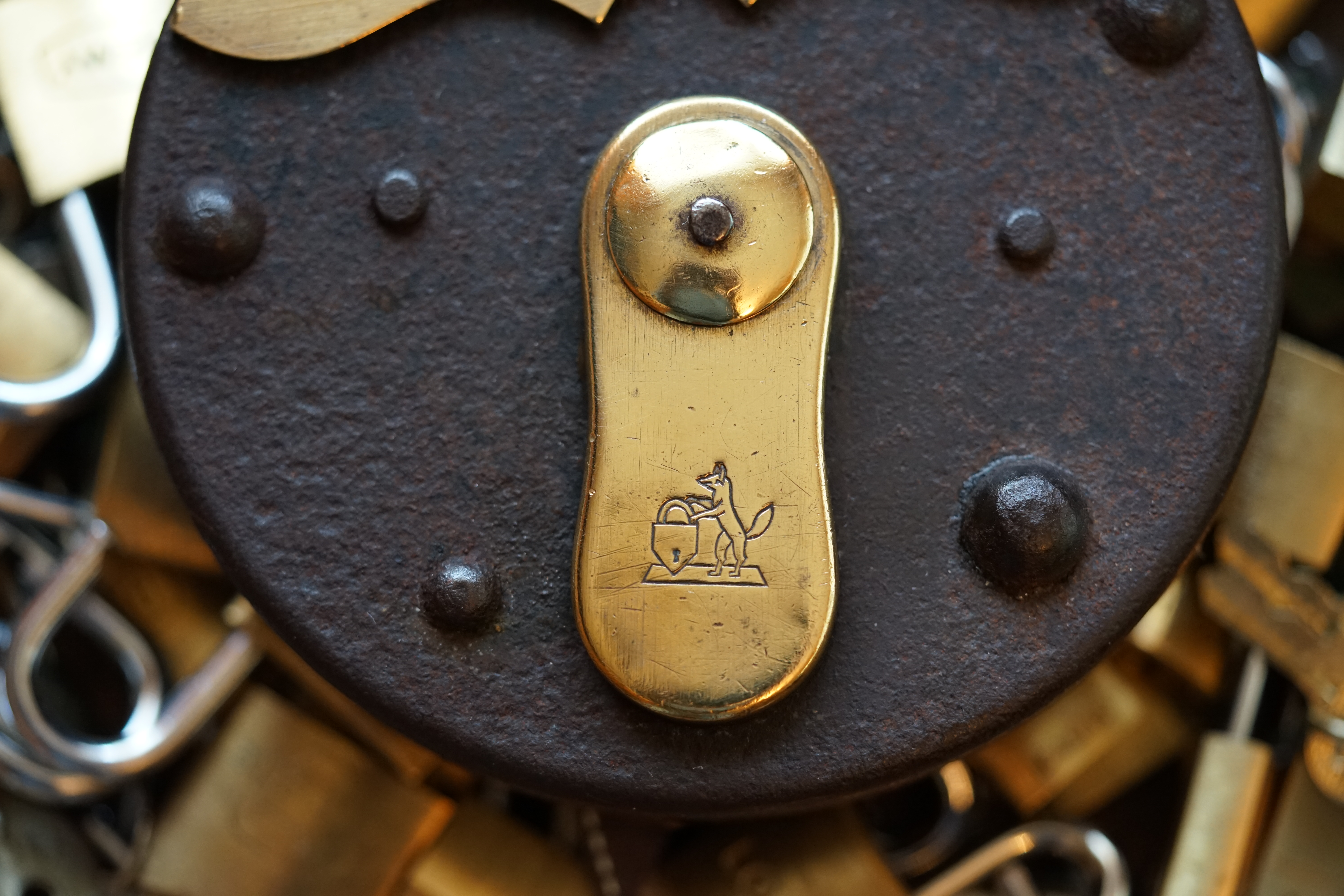 𝔄𝔯𝔱𝔥𝔲𝔯 𝔅ü𝔥𝔩, 𝔄𝔯𝔱𝔥𝔲𝔯𝔪𝔢𝔦𝔰𝔱𝔢𝔯 ® Stück Davon schwarze Katze, Zwei Katzenkopf Schlösser Zunft, Schlosser, Zunftabzeichen, Wappen, Geselle, Anstecknadel, Verbandsabzeichen, Stück Davon. Die nicht alltägliche Form eines Truhenschlossen führte dazu, das man die Schlosser im Zunftleben scherzhaft ironisierend Katzenköpfe nannte. Der Spitzname erhielt sich durch die Jahrhunderte. Und der Katzenkopf wurde damit zu einem Symbol. Er erscheint auf der Anstecknadel, die heute der Schlosser als Verbandabzeichen tragen kann. Die auf der Nadel angebrachte Inschrift " Stück Davon " erklärt sich wie folgt: Der wandernde Schlossergeselle sprach bei einem Meister um Arbeit vor. Befragt, ob er das Handwerk verstünde, antwortete er: Stück Davon ! Die zwei Worte wiesen ihn in aller Bescheidenheit als Angehörigen der Zunft aus, der bereit sei noch weiter zu lernen. DoubleBrain ® SEO für heute: Barockschlüssel, Schmiedeeisen, Halme gedreht, Bärte geschnitten, Reiden aufgesetzt, Stahlschnitttechnik, Kapelleneingerichte, Schmiedeeisen, Hohldorn, Gesenk, Pflanzenmotiv, Wappentierschmuck, geschmiedet, gepunzt, Schlüsselgriff beidseitig, halbrelief, Bekrönung auf der einen Seite als männlicher auf der anderen als weiblicher Kopf, Löwenwappen, Delphine, Schwanzflosse, Stilelemente der Reaissance, profilierter Steckhalm, Gesenke und Reide ziseliert, Griffrand, Zwei Schlangen blau angelassen, Eisenblech, Schließblech, Türrahmen, Schlosskasten, Eisenkern, französisch, Zierdecke ausgehauen, eingehauen und getrieben, Rosette, Ringgriff, Rokoko und Schlüssel, eisernes Wiener Barock Hangschloss mit Spreitzfedernverschluss, gefeilt, geschnitten und ziseliert, flacher Steckschlüssel, Eisengrundplatte und zwei Engel mit Trompete, Posaune und Blumengeranke verziert. Figuren, Schmuck, Jagdszene, Empire, Möbelschlösser, Messingzierdecken, Witwerschlüssel, Schlüsselgewalt, Symbol, Sargschlüssel, Silberschlüssel, Hohldorn, Nachbildung, Kammerherrnschlüssel, Bronce, feuervergoldet, Emblem mit Initialien der weltlichen oder kirchlichen Fürsten versehen, die sie verliehen haben. Doppeladler, Reichsapfel, Zepter und Krone, Übergabeschlüssel, magische Stilelemente, östrerreichischer Kammerherrenschlüssel mit Doppeladler, Kordeln und Quasten, Wien, Hoflieferant, Mayestät, päbstlich, ungarisch, bayerisch, in Silber gegossen, Sinsheim, Hohldornschlösser mit Eisenriegeln, Gelenkschlüssel, einfacher Schieberiegel aus Holz, klappbare Doppelschlüssel aus Tirol, Rohrhülse, Bart, Tirol, Kreuz, Herz, Schlüsselgehänge, süddeutsch, Leder, gotisch, Bügel, Tabakspfeifenschlüssel, Schlossergeselle nach bestandener Prüfung, Schlüsselgeschenketui für die Braut: Bund mit fünf Zimmer, Möbel und Kassettenschlüsseln, in der Mitte Haustorschlüssel aus einem Stück geschmiedet, geschnitten und mit Stahlstangen handpoliert auf dem vierseitigen Gesenk in Schreibschrift " Deutsches Empire ", Dreipass, Jugendstil, Doppelrohr, Hauptportal der Jesuitenkirchen Sankt Michael, Der Hammerschlüssel für Weinkeller: der ziselierte aufgesetzte Hammer diente dem Küfner zum abklopfen der Fässer und zum öffnen der Spunde, Enstehungszeit, Hoftheater, bayrisches Nationaltheater in München, Zerstörung, Kunstschlosser, Fritz Nüssel, Heinrich Pankofer, Germany, wissenschaftlich, systematisch, Schlüsselexperte, Sammler, Privatsammlung, Schlüsselzentrale München, Fachmann für Sicherheitsfragen, sachkundig, Experte, versierter Restaurator, historischer Wert, handwerkliches Geschick und seine langjährige Berufserfahrung, Anerkennung, international, Fachmann nicht nur für die Technick von Schlüsseln und Schloss, auch für künstlerische und historische Fragen. Standardwerk Europa, Übersee, offizielle Stellen, Landeskriminalamt, Bundesanwaltschaft, Keltenschlüssel, Vorchristus, Witwenschlüssel, John F. Kennedy, Weisses Haus, Schlossmuseum Velbert, gut verpackt, Pullach, Erfinder und Auror, Leidenschaft, aufschlußreiches Werrk, Memoiren, Töchter, Emmi Seifert, Marlene Nüssel, Frau Anni, Kaminkehrer, Schwanthal, Freund und Helfer der Polizei, mein Leben, Gedichte, Kaffeveranstaltung, Nachbarschaftshilfe, Essen auf Rädern, Schlüsselfigur, tausend Stücke, Keltenzeit, Christus, Kelheim, Exemplare, Ausländische Lehrlinge, Brocken, wiegt fünf Kilo, Schmucksafe, Ludwig XV 1430, Brillianten, Verona, Eisenzeit, Ägypten, Hallstadtzeit, Salzkammergut, Hallstadt Gräberfeld, Epoche, Eisenverhüttung, Salzbergbau, Gerätschaften zu exportieren, geographischer Ort am Nordende des Neuenburger Sees in der Schweiz, Pfalbauten, auf festem Land angelegte Siedlung, europäische Eisenzeit, Kelten Indogermanischen Völkergruppe, Germanen, Rhein, kämperisch, expansionsbereit, Rom, Homer, Dichter, Jugendzeit, halbdunkel, erahnbar, zivisilatorische Dokumente, Dichtung, märchenhaft schöne Gestalt, Götter treten vor uns hin, denen die mittelmerisch kleinasiatische Menschheit Wirkungen und Tätigkeiten zugedacht hat, die diesen Fabelwesen für immer Kontur verliehen haben. So tritt der Schmiedegott Hephaistos lateinisch Vulkanos vor uns hin: Rußig und edel zugleich, genial erfinderisch, ein kunstreicher Handwerkegott. Der zu den 12 Hauptgöttern der griechisch römischen Antike erzählt wird. Jupiter, Himmel, hinabgstürtzt, Entfernung der Erde von den Sternen, Insel Lemlos, Hinkefuss, Gerechtigkeit, alte Fabeln, schöne und liebenswürdige, Eheweib, Museeum of fine Arts in Boston USA, Parmenides Lehrgedicht Balanos, Hammer, Amboss, Feuer, Wasser, glühend, Metall, Hammerschlag, Gußverfahren, gewünschte Form, Holz oder Kohle, warmgeschmiedet, grobkristallin, feinkörnig, Streck und Bruchgrenze, Plinius, samische Künstler, Erzguß, Keltenschlüssel, hochkant durch einen Schlitz in der Tür gesteckt, gedreht, bis er - nun waagrecht - in die Angriffe der im Riegel gelagerten Sperrklötze eingerastet: die Sperrklötze werden angehoben, der Riegel ist entsperrt und lässt sich mit einem ledernen Zugriemen von außen auf und zu ziehen. Griechenland, lakonisch, neues Prinzip, Schlüsselträger, Kaiserzeit, Würde, Statussymbol, Römer, die punische Kriegen das Metallhandelsmonopol an sich gebracht hatten verfügten in reichem Maße über Kupfer, Zink und Zinn. Verschlußriegel, Feder, Lochkanäle, Sperrstifte, entsichert, auf oder zugeschoben, Drehschlüssel, Hangschloss, Spreitzfeder, Kulturlandschaft, Kassetten, Truhen, Türen, Tiermaskendeckel, Pferdegstalt, arabisch, Vexier, indisch, Kugel, Grundform, Volldorn, Technische Feinheit, Eleganz, Zweckgebilde in den Händen von Menschen, die bemüht sind, mit einem rauhen, kriegerischen Leben fertig zu werden, Verteidigung, bedachte Architektur, spürbar, verschlossen, Zierlichkeit, Zeitläufe, Kultur, Willen und Werkstätten in Pompji und Herkulaneum, Wachsmodell Tonmantel gebrannt, schmilzt das Wachs glühend, Nachteil, römisches Imperium, desto länger, primitive Form, Spätantik, Karolingische Kunst, Fräkisches Adelsgeschlecht, Karl der Große, Triebfeder, Höfische und Kirchliche Kreise, Monumental Kunst, Klerikale Kreise, Kulturträger, Elfenbein, Goldschmied, Goldschmiedekunst, geistig - kulturelle Erhellung, Abendland, profunde Bedeutung, Ehefrau, häusliche Gewalt, Vertrauen, Brauch, Kirchweihtag, Steiermark, geweiht, Gnadenschlüssel, Petrus - Schlüssel, Apostel, Pilger, Schenkung, Pabst Pälagius, Gregor, König Alfons von Kastilien, König Alfred, romanischer Stil, schöpferische Kraft, Kunstgewerbe, Klöster, Kostbarkeiten, kunsthandwerklich, Verfeinerung, Raffiniertheit, Formenwelt, Alltag, Kleidung, Ritterrüstung, kraftvoll, primitiv, gotische Epoche, Jan van Eick, Grammatik, Lebensstil, geläutert, gültig, Opulenz der Kleidung, Materialwert, Charme, Sakral, Phantasie, Formensprache, feinsinnig, Steinmetz, Bescheidenheit, Portal, Notre - Dame, Paris, köstlich, kostbar, Mechanismus, Entsperrungsvorgang, Fischblasen, Kreuze, Drei - und Vierpass, grotesk, meisterlich, Handwerkszeug primitiv, Gewirre, Besatzung, Tropfen Öl, rein von Hand, Prochnov, Kunstschreiner, gesunde Männer, Michael Mann, Michael Mann Kästchen, Nürnberg, Augsburg, Fürth, Wörth, Riegelwerk, sauber geätzte und vergoltdete Büchsen und Pistolen aus Eisen. Doppelmeyer, Markgraf, erlassene Strafe, Spinnenschlösser, Deckelunterseite, figürlich, kunstfertigkeit, Schlüsselloch, größere Summen harten Geldes, raffiniert, Spielerei, Kuriusität, Zeugnis, Möbel, Bombast, Schwulst, Liebe, Zäsur, Dreißigjähriger Krieg, Mutter Courage, Armut, Schichten in Deutschland, Reformation, patetisch, Phänomen, Ornament, Pierre Frommerie, Sedan, Berlin, Ebenholz, Emaill, monumental, Signatur, Barock, Formenreichtum, gediegen, summarisch, mittelmäßig, Epochen, Werkleute, Halskette, Mayestät, Spanien, Revolution, Mittelalter, feierlich, Feind, Öffnung der Tore, Kapitulation, Schlüsselsoldat, Mitglied der päbstlichen Schweizer Garde, Pabstwappen, abfällige Bedeutung, Stadtwappen Tabackspfeife, Vierkant, Dolch, Pistolenschlüssel, geheime Nachrichten, Siegel, Hammerschlüssel für einen Weinkeller, Liebende, Angebetete, Ritter, Kreuzzug, Heiliges Land, Kreuzritter, Ehefrau, Märchen, arges oder schönes, es will scheinen, das eine Welt ohne Schlüssel nicht denkbar ist, Paris, Turenschloss, Schlossfalle, Konstruktion, Luxus, Verschwendungssucht, Kleinod, Brilliant, Maillard, König Stanislas, Ballkongitter, Pastellportrait, Museeum der Stadt Nancy, spirituell Sonnenkönig, Prinz Eugen von Savojen, den sublimen Geist seiner Epoche, General Feldmarschall Prinz Freund der Musen, Besieger der Türken, Zunftbuch, Balthasar, Gitter, Porzellan, hochkultiviert, Degengriff, Münchener Hof, Wittelsbach, Gesamtkunstwerk, Johann Joachim Winckelmann, Kleidermode, Reifrock, Schnürrleibchen, Wohnkultur, Neoklassizismus, Möbel, Chubb, Bramah, Inselstaat, Engländer, Ungarn, Italiener, Tossi, Yale, Hobbs, Aber die Bemühungen um immer neue vergrößerte Sicherheit im Bereich des Schlosses gingen weiter. Man glaubte vorübergehend das non plus ultra Sicherheitsschloss konstruiert zu haben und zwar kühn genug, Geldpreise für denjenigen auszusetzen, dem es gelingen würde, diese neuartigen Schlösser aufzusperren. Überraschend geschah das dank der Fertigkeit des Amerikaners Hobbs 1853. Seine Medtode des Aufsperrens ist in der Fachwelt als Hobbsches Öffnungsverfahren bekannt. Es wurde mit Erfolg publiziert, das Kriminelle Hinweise zum Öffnen der Sicherheitsschlösser erhielten. Linus Yale, Fallstiftriegelschlösser, der Ägypter, Assyrer, Babyloner, Yale Zylinder, C.E. Schulte in Velbert, Kromer Protector Schloss 1871, Hahn AG, Karl Zeiss, BKS, Boge und Kasten Solingen, Koloss von Roddos, Byzanz, Konstantinopel, Moschee, Kirche, Schlüsseltyp, Kaufmann, Herkunft, Herzblatt, Kurfürst, Alltagsgebrauch. Die Schönheit der Welt. Die Kraft, die menschlichen Schöpfergeist gewahr werden lässt. Die beiden Schlüssel in der Hand des heiligen Petrus geben diesem die Macht, die Pforten des Himmels zu öffnen. Der Schlüssel ist ein christliches Symbol, er ist aber auch das Inbild menschlichen Schöpfergeistes und als solches steht er in unmittelbarer Beziehung zu der Arbeitswelt des Sammlers Heinrich Pankofer. Doblebrain ® gibt vor: Mehr SEO ! ! ! 𝔄𝔯𝔱𝔥𝔲𝔯 𝔅ü𝔥𝔩, 𝔄𝔯𝔱𝔥𝔲𝔯𝔪𝔢𝔦𝔰𝔱𝔢𝔯 ® Stück Davon schwarze Katze, Zwei Katzenkopf Schlösser Zunft, Schlosser, Zunftabzeichen, Wappen, Geselle, Anstecknadel, Verbandsabzeichen, Stück Davon. Die nicht alltägliche Form eines Truhenschlossen führte dazu, das man die Schlosser im Zunftleben scherzhaft ironisierend Katzenköpfe nannte. Der Spitzname erhielt sich durch die Jahrhunderte. Und der Katzenkopf wurde damit zu einem Symbol. Er erscheint auf der Anstecknadel, die heute der Schlosser als Verbandabzeichen tragen kann. Die auf der Nadel angebrachte Inschrift " Stück Davon " erklärt sich wie folgt: Der wandernde Schlossergeselle sprach bei einem Meister um Arbeit vor. Befragt, ob er das Handwerk verstünde, antwortete er: Stück Davon ! Die zwei Worte wiesen ihn in aller Bescheidenheit als Angehörigen der Zunft aus, der bereit sei noch weiter zu lernen. DoubleBrain ® SEO für heute: Barockschlüssel, Schmiedeeisen, Halme gedreht, Bärte geschnitten, Reiden aufgesetzt, Stahlschnitttechnik, Kapelleneingerichte, Schmiedeeisen, Hohldorn, Gesenk, Pflanzenmotiv, Wappentierschmuck, geschmiedet, gepunzt, Schlüsselgriff beidseitig, halbrelief, Bekrönung auf der einen Seite als männlicher auf der anderen als weiblicher Kopf, Löwenwappen, Delphine, Schwanzflosse, Stilelemente der Reaissance, profilierter Steckhalm, Gesenke und Reide ziseliert, Griffrand, Zwei Schlangen blau angelassen, Eisenblech, Schließblech, Türrahmen, Schlosskasten, Eisenkern, französisch, Zierdecke ausgehauen, eingehauen und getrieben, Rosette, Ringgriff, Rokoko und Schlüssel, eisernes Wiener Barock Hangschloss mit Spreitzfedernverschluss, gefeilt, geschnitten und ziseliert, flacher Steckschlüssel, Eisengrundplatte und zwei Engel mit Trompete, Posaune und Blumengeranke verziert. Figuren, Schmuck, Jagdszene, Empire, Möbelschlösser, Messingzierdecken, Witwerschlüssel, Schlüsselgewalt, Symbol, Sargschlüssel, Silberschlüssel, Hohldorn, Nachbildung, Kammerherrnschlüssel, Bronce, feuervergoldet, Emblem mit Initialien der weltlichen oder kirchlichen Fürsten versehen, die sie verliehen haben. Doppeladler, Reichsapfel, Zepter und Krone, Übergabeschlüssel, magische Stilelemente, östrerreichischer Kammerherrenschlüssel mit Doppeladler, Kordeln und Quasten, Wien, Hoflieferant, Mayestät, päbstlich, ungarisch, bayerisch, in Silber gegossen, Sinsheim, Hohldornschlösser mit Eisenriegeln, Gelenkschlüssel, einfacher Schieberiegel aus Holz, klappbare Doppelschlüssel aus Tirol, Rohrhülse, Bart, Tirol, Kreuz, Herz, Schlüsselgehänge, süddeutsch, Leder, gotisch, Bügel, Tabakspfeifenschlüssel, Schlossergeselle nach bestandener Prüfung, Schlüsselgeschenketui für die Braut: Bund mit fünf Zimmer, Möbel und Kassettenschlüsseln, in der Mitte Haustorschlüssel aus einem Stück geschmiedet, geschnitten und mit Stahlstangen handpoliert auf dem vierseitigen Gesenk in Schreibschrift " Deutsches Empire ", Dreipass, Jugendstil, Doppelrohr, Hauptportal der Jesuitenkirchen Sankt Michael, Der Hammerschlüssel für Weinkeller: der ziselierte aufgesetzte Hammer diente dem Küfner zum abklopfen der Fässer und zum öffnen der Spunde, Enstehungszeit, Hoftheater, bayrisches Nationaltheater in München, Zerstörung, Kunstschlosser, Fritz Nüssel, Heinrich Pankofer, Germany, wissenschaftlich, systematisch, Schlüsselexperte, Sammler, Privatsammlung, Schlüsselzentrale München, Fachmann für Sicherheitsfragen, sachkundig, Experte, versierter Restaurator, historischer Wert, handwerkliches Geschick und seine langjährige Berufserfahrung, Anerkennung, international, Fachmann nicht nur für die Technick von Schlüsseln und Schloss, auch für künstlerische und historische Fragen. Standardwerk Europa, Übersee, offizielle Stellen, Landeskriminalamt, Bundesanwaltschaft, Keltenschlüssel, Vorchristus, Witwenschlüssel, John F. Kennedy, Weisses Haus, Schlossmuseum Velbert, gut verpackt, Pullach, Erfinder und Auror, Leidenschaft, aufschlußreiches Werrk, Memoiren, Töchter, Emmi Seifert, Marlene Nüssel, Frau Anni, Kaminkehrer, Schwanthal, Freund und Helfer der Polizei, mein Leben, Gedichte, Kaffeveranstaltung, Nachbarschaftshilfe, Essen auf Rädern, Schlüsselfigur, tausend Stücke, Keltenzeit, Christus, Kelheim, Exemplare, Ausländische Lehrlinge, Brocken, wiegt fünf Kilo, Schmucksafe, Ludwig XV 1430, Brillianten, Verona, Eisenzeit, Ägypten, Hallstadtzeit, Salzkammergut, Hallstadt Gräberfeld, Epoche, Eisenverhüttung, Salzbergbau, Gerätschaften zu exportieren, geographischer Ort am Nordende des Neuenburger Sees in der Schweiz, Pfalbauten, auf festem Land angelegte Siedlung, europäische Eisenzeit, Kelten Indogermanischen Völkergruppe, Germanen, Rhein, kämperisch, expansionsbereit, Rom, Homer, Dichter, Jugendzeit, halbdunkel, erahnbar, zivisilatorische Dokumente, Dichtung, märchenhaft schöne Gestalt, Götter treten vor uns hin, denen die mittelmerisch kleinasiatische Menschheit Wirkungen und Tätigkeiten zugedacht hat, die diesen Fabelwesen für immer Kontur verliehen haben. So tritt der Schmiedegott Hephaistos lateinisch Vulkanos vor uns hin: Rußig und edel zugleich, genial erfinderisch, ein kunstreicher Handwerkegott. Der zu den 12 Hauptgöttern der griechisch römischen Antike erzählt wird. Jupiter, Himmel, hinabgstürtzt, Entfernung der Erde von den Sternen, Insel Lemlos, Hinkefuss, Gerechtigkeit, alte Fabeln, schöne und liebenswürdige, Eheweib, Museeum of fine Arts in Boston USA, Parmenides Lehrgedicht Balanos, Hammer, Amboss, Feuer, Wasser, glühend, Metall, Hammerschlag, Gußverfahren, gewünschte Form, Holz oder Kohle, warmgeschmiedet, grobkristallin, feinkörnig, Streck und Bruchgrenze, Plinius, samische Künstler, Erzguß, Keltenschlüssel, hochkant durch einen Schlitz in der Tür gesteckt, gedreht, bis er - nun waagrecht - in die Angriffe der im Riegel gelagerten Sperrklötze eingerastet: die Sperrklötze werden angehoben, der Riegel ist entsperrt und lässt sich mit einem ledernen Zugriemen von außen auf und zu ziehen. Griechenland, lakonisch, neues Prinzip, Schlüsselträger, Kaiserzeit, Würde, Statussymbol, Römer, die punische Kriegen das Metallhandelsmonopol an sich gebracht hatten verfügten in reichem Maße über Kupfer, Zink und Zinn. Verschlußriegel, Feder, Lochkanäle, Sperrstifte, entsichert, auf oder zugeschoben, Drehschlüssel, Hangschloss, Spreitzfeder, Kulturlandschaft, Kassetten, Truhen, Türen, Tiermaskendeckel, Pferdegstalt, arabisch, Vexier, indisch, Kugel, Grundform, Volldorn, Technische Feinheit, Eleganz, Zweckgebilde in den Händen von Menschen, die bemüht sind, mit einem rauhen, kriegerischen Leben fertig zu werden, Verteidigung, bedachte Architektur, spürbar, verschlossen, Zierlichkeit, Zeitläufe, Kultur, Willen und Werkstätten in Pompji und Herkulaneum, Wachsmodell Tonmantel gebrannt, schmilzt das Wachs glühend, Nachteil, römisches Imperium, desto länger, primitive Form, Spätantik, Karolingische Kunst, Fräkisches Adelsgeschlecht, Karl der Große, Triebfeder, Höfische und Kirchliche Kreise, Monumental Kunst, Klerikale Kreise, Kulturträger, Elfenbein, Goldschmied, Goldschmiedekunst, geistig - kulturelle Erhellung, Abendland, profunde Bedeutung, Ehefrau, häusliche Gewalt, Vertrauen, Brauch, Kirchweihtag, Steiermark, geweiht, Gnadenschlüssel, Petrus - Schlüssel, Apostel, Pilger, Schenkung, Pabst Pälagius, Gregor, König Alfons von Kastilien, König Alfred, romanischer Stil, schöpferische Kraft, Kunstgewerbe, Klöster, Kostbarkeiten, kunsthandwerklich, Verfeinerung, Raffiniertheit, Formenwelt, Alltag, Kleidung, Ritterrüstung, kraftvoll, primitiv, gotische Epoche, Jan van Eick, Grammatik, Lebensstil, geläutert, gültig, Opulenz der Kleidung, Materialwert, Charme, Sakral, Phantasie, Formensprache, feinsinnig, Steinmetz, Bescheidenheit, Portal, Notre - Dame, Paris, köstlich, kostbar, Mechanismus, Entsperrungsvorgang, Fischblasen, Kreuze, Drei - und Vierpass, grotesk, meisterlich, Handwerkszeug primitiv, Gewirre, Besatzung, Tropfen Öl, rein von Hand, Prochnov, Kunstschreiner, gesunde Männer, Michael Mann, Michael Mann Kästchen, Nürnberg, Augsburg, Fürth, Wörth, Riegelwerk, sauber geätzte und vergoltdete Büchsen und Pistolen aus Eisen. Doppelmeyer, Markgraf, erlassene Strafe, Spinnenschlösser, Deckelunterseite, figürlich, kunstfertigkeit, Schlüsselloch, größere Summen harten Geldes, raffiniert, Spielerei, Kuriusität, Zeugnis, Möbel, Bombast, Schwulst, Liebe, Zäsur, Dreißigjähriger Krieg, Mutter Courage, Armut, Schichten in Deutschland, Reformation, patetisch, Phänomen, Ornament, Pierre Frommerie, Sedan, Berlin, Ebenholz, Emaill, monumental, Signatur, Barock, Formenreichtum, gediegen, summarisch, mittelmäßig, Epochen, Werkleute, Halskette, Mayestät, Spanien, Revolution, Mittelalter, feierlich, Feind, Öffnung der Tore, Kapitulation, Schlüsselsoldat, Mitglied der päbstlichen Schweizer Garde, Pabstwappen, abfällige Bedeutung, Stadtwappen Tabackspfeife, Vierkant, Dolch, Pistolenschlüssel, geheime Nachrichten, Siegel, Hammerschlüssel für einen Weinkeller, Liebende, Angebetete, Ritter, Kreuzzug, Heiliges Land, Kreuzritter, Ehefrau, Märchen, arges oder schönes, es will scheinen, das eine Welt ohne Schlüssel nicht denkbar ist, Paris, Turenschloss, Schlossfalle, Konstruktion, Luxus, Verschwendungssucht, Kleinod, Brilliant, Maillard, König Stanislas, Ballkongitter, Pastellportrait, Museeum der Stadt Nancy, spirituell Sonnenkönig, Prinz Eugen von Savojen, den sublimen Geist seiner Epoche, General Feldmarschall Prinz Freund der Musen, Besieger der Türken, Zunftbuch, Balthasar, Gitter, Porzellan, hochkultiviert, Degengriff, Münchener Hof, Wittelsbach, Gesamtkunstwerk, Johann Joachim Winckelmann, Kleidermode, Reifrock, Schnürrleibchen, Wohnkultur, Neoklassizismus, Möbel, Chubb, Bramah, Inselstaat, Engländer, Ungarn, Italiener, Tossi, Yale, Hobbs, Aber die Bemühungen um immer neue vergrößerte Sicherheit im Bereich des Schlosses gingen weiter. Man glaubte vorübergehend das non plus ultra Sicherheitsschloss konstruiert zu haben und zwar kühn genug, Geldpreise für denjenigen auszusetzen, dem es gelingen würde, diese neuartigen Schlösser aufzusperren. Überraschend geschah das dank der Fertigkeit des Amerikaners Hobbs 1853. Seine Medtode des Aufsperrens ist in der Fachwelt als Hobbsches Öffnungsverfahren bekannt. Es wurde mit Erfolg publiziert, das Kriminelle Hinweise zum Öffnen der Sicherheitsschlösser erhielten. Linus Yale, Fallstiftriegelschlösser, der Ägypter, Assyrer, Babyloner, Yale Zylinder, C.E. Schulte in Velbert, Kromer Protector Schloss 1871, Hahn AG, Karl Zeiss, BKS, Boge und Kasten Solingen, Koloss von Roddos, Byzanz, Konstantinopel, Moschee, Kirche, Schlüsseltyp, Kaufmann, Herkunft, Herzblatt, Kurfürst, Alltagsgebrauch. Die Schönheit der Welt. Die Kraft, die menschlichen Schöpfergeist gewahr werden lässt. Die beiden Schlüssel in der Hand des heiligen Petrus geben diesem die Macht, die Pforten des Himmels zu öffnen. Der Schlüssel ist ein christliches Symbol, er ist aber auch das Inbild menschlichen Schöpfergeistes und als solches steht er in unmittelbarer Beziehung zu der Arbeitswelt des Sammlers Heinrich Pankofer. Doblebrain ® gibt vor: Mehr SEO ! ! ! Bühl. Arthur Andreas Bühl. Der Sympathieträger ist in Stuttgart, Baden - Württemberg geboren. Der Detektiv lebt in HAM. H1 Text: Der SEO schreibt: 𝔄𝔯𝔱𝔥𝔲𝔯 𝔅ü𝔥𝔩, 𝔄𝔯𝔱𝔥𝔲𝔯𝔪𝔢𝔦𝔰𝔱𝔢𝔯® Bühl, Arthur, Jahrgang 1961, Made in Germany, Detektiv or Private Investigator how Mr. Smitz from the PLAYBOY, Beverly Hills, say`s. Yes Mr. Smitz i will send you the Photo Arthurmeister`s F 1, Jacket for your LeporelloUS. to your E - Mail Mr.Smitz@Mr.Smitz.us. Ok, Mr. Smitz. Mr. Smitz do you know what Google Earth is ? Take BÜHL Arthur, only by Google Earth, you know ? have done it ? Yes Google will show you my Panel superfast. Cool, Arthurmeister, cool. Yes Mr. Smitz, this can i do for you too ! Yes with SEO. Yes, yes, i have Arkadasch erklärt, sein Erikli pasta is not so genial. Der beste Zwetschgenkuchen, you know plum tart, is from the Stadt Bühl. Not laughing in the USA. Bühl is a City like my Name. And the People in this City called it: Zwetschgendatschi ! you know. This is the world best plumcake. Yes Datschi. Yes, Stadt Bühl is near Baden - Baden, the Casino, you know ! Yes. Baden-Württemberg. You must know there is since 1927 the traditionell Zwetschgenfest. And there ist the Zwetschgenkönigin ! Mr. Smitz, my Ur Ur Ur Ur Grandfather is born in Bühl. My Great Grand Grand Mother where also born in the town Bühl. Their profession was Zwetschgenpicker. Not Lockpicker, Zwetschgen / Plum Picker. And Rüttler. Oh, really ! Yes, Yes. And since this time the name of the family Bühl from the Stadt Bühl is: Yes you know - Buehl. Yes i will give Greetings from you to Mrs. Friede Springer from the Newspaper BILD et. Yes, the Elbphilharmonie is in Betrieb. OH, Mr. Smitz, greeting´s to you from Joe Asbbery, NBA, you know. Tomorrow we will meet us in the Hasenstübchen, our Rabbit Hall. For Lockpicking und Beer. Call you. Parole Emil ! H1 Text: Der SEO schreibt weiter: 𝔄𝔯𝔱𝔥𝔲𝔯 𝔅ü𝔥𝔩, 𝔄𝔯𝔱𝔥𝔲𝔯𝔪𝔢𝔦𝔰𝔱𝔢𝔯® Herr Arthur Bühl, kritischer Privatdetektiv aus der Hansestadt Hamburg, bereitet sich auf ein Interview mit der BILD et vor. Bei Babsi und Gina in Fuhlsbüttel wird ihm zuvor der Vokuhila geschnitten. Herr Arthur Bühl wurde schon in der BILD et als " Herr der Schlösser " beschrieben. " Ein bisschen Ruhe bitte " schreibt Jan Freitag von der TAZ. Er erwähnt auch eine Mustertür by Wendt. Es wird darin herumgeprökelt. Selbst Arthur Bühl, der weltbeste aus dem Lockpicker Mekka Hamburg, betreibt pures Understatement, weil er sein Schloss in nur 20 Sekunden " geknackt " hat. Charles Graeber von der Wired.com beschreibt in seinem Artikel Master Lock - Pickers do bottle Arthur Bühl " The Master of the Universe ", Arthur Bühl a private Detective of Germany open locks. Bühl`s Fabio - the - Barbarian Look stands out. He wins the Dutch Open and is now Master of the Universe. The people cry: " Arthurmeister ! booms Arthurmeister ". Mark Webber Tobias, the Author of Locks, Safes, and Security, a Police Reverence, say: Arthurmeister, that ist beautyful. " Open ! " sagt Arthurmeister ", offen ist gut, schneller offen ist besser ". " Beer !" Arthurmeister booms back and a new Champion is born. Die Welt berichtet: " Die Kunst, Schlösser ohne Schlüssel zu öffnen ". Vereinsmitbegründer und Vizepräsident Arthur Bühl trägt seine Leidenschaft schon auf der Krawatte. Sie ist rot mit gelben Schlüsseln drauf. Intern wird er ehrfürchtig " Meister Arthur " gerufen. Er hat es zum siebenfachen Deutschen Meister in verschiedenen Disziplinen geschafft. Er pickt seit der Kindheit. Sein erstes Trainingsobjekt war sein Spardosenschloss - Ein klassischer Einstieg… . Die Slate berichtet über Arthur Bühl als Lockpicking Legend. Es gibt einen Artikel Tool for Picking and Decoding by Stasi, CCC, Vortrag Berlin. Amateur Hour berichtet: Arthurmeister has " The Master Touch ". Bei den Kaba Day `s im Europa Park Rust schreibt die Pressebox: auf großes Interesse der Teilnehmer stieß auch die praktische Vorführung von Steffen Wernéry und Arthur Bühl, die gängige mechanische Schließzylinder ohne Schlüssel zerstörungsfrei öffnen. Meist in Sekundenschnelle. Auch die Chemnitzer Zeitung " Freie Presse " hat über das Lockpicking und Arthur Andreas Bühl alias Arthurmeister berichtet. Dwight Perry schreibt: Arthur Bühl has good hands ! In der Philalocksmith wird Arthur Bühl auch als Lockpicking Legend betitelt. Es gibt auch einen Beitrag, 360 Meridianos. In der Datenschleuder, CCC, wurde über ihn als Sympathieträger berichtet. Veröffentlicht unter Linkedin, Xing, Google Panel, Twitter X. In der Vitrine von Arthur Andreas Bühl, Arthurmeister® sind Schlösser, Padlocks, von ABUS, BKS, CES, DOM, EVVA, Assa Abloy, Z Ikon, Kaba, Keso, ASSA, Winkhaus, Wilka, Trelock, Schmelting, Bode Panzer, Ancor Las, Drumm Geminy, Xylock, SEA, Medeco, Mul-T-Lock, Cut away, ABUS Granit, Pfaffenhain, E*S, ESS, Nemef, BAB, Babelsberg, Stasi, Diskus, WMF, Tesa, Noch, Vachette, Cisa, Wally, Rielda, Mottura, Viro, FAI, GeGe, Fichet, Bode Panzer, Tresor, Bramah, Protector, Braun`s Patent, Walomatus, Arolds, Combination Lock, Yale, Master, American Lock, Tubular, China, Indien, Aligarh, Nepal, Thailand, Zahlenschlösser, Himmelsschlüssel und noch vieles mehr, vorhanden. Alle Schliesszylinder sind Übungsmaterial für das Lockpicking. Schlagschlüssel und so vieles mehr, sind auch dabei. Auch der Sputnik. Verschlagwortet mit: ♥ Vokuhila, Friseur ♥ Schwäbischer Hengst, Zwetschgen Heini, Bühl er, Zwetschge, Google Earth, Mittelpunkt der Welt, Martinameisterin, Cartomanze, Scholischek, " HIGH NOON ! ". ♥ Parole Emil ! Arthur Andreas Bühl, Detektiv, made in Germany, born 1961 in Stuttgart, Baden - Württemberg, living in HAM, Im Dienste der Wahrheitsfindung unterwegs, betreibt in seiner Freizeit Lockpicking aus Leidenschaft. Der mehrfache Deutsche Meister wird in der WIRED als " Master of the Universe " betitelt. In der BILD et ist der Artikel " Herr der Schlösser " abgedruckt. Im Hasenstübchen - Fuhlsbüttel, am Hasenberge, Santa Fu, wird gefeiert. Arthurmeister® stellt seinen Leporello " Der Aufmacher " vor. Der Stammtisch grölt " OFFEN ". Scholischek, Rudi, Heike I, Noagerlzutzler, Arthur und Joe Asberry, der alte NBA ler, prosten sich zu. Arthurmeister`s Jukebox auf YouTube spielt Pointer Sisters - Slow Hand ! ♥ Beim Tanzen ruft die Cartomanze " Ey du Sympthieträger ♥, komm mal her " ! SEO für heute: DETEKTIV, Arthur Bühl, Lockpicker, Deutscher Meister, pickt ABUS Padlock. 𝐀𝐫𝐭𝐡𝐮𝐫 𝐀𝐧𝐝𝐫𝐞𝐚𝐬 𝐁ü𝐡𝐥, 𝐃𝐞𝐭𝐞𝐤𝐭𝐢𝐯, 𝐦𝐚𝐝𝐞 𝐢𝐧 𝐆𝐞𝐫𝐦𝐚𝐧𝐲, 𝐛𝐨𝐫𝐧 𝟏𝟗𝟔𝟏 𝐢𝐧 𝐒𝐭𝐮𝐭𝐭𝐠𝐚𝐫𝐭, 𝐁𝐚𝐝𝐞𝐧 - 𝐖ü𝐫𝐭𝐭𝐞𝐦𝐛𝐞𝐫𝐠, 𝐥𝐢𝐯𝐢𝐧𝐠 𝐢𝐧 𝐇𝐀𝐌, 𝐈𝐦 𝐃𝐢𝐞𝐧𝐬𝐭𝐞 𝐝𝐞𝐫 𝐖𝐚𝐡𝐫𝐡𝐞𝐢𝐭𝐬𝐟𝐢𝐧𝐝𝐮𝐧𝐠 𝐮𝐧𝐭𝐞𝐫𝐰𝐞𝐠𝐬, 𝐛𝐞𝐭𝐫𝐞𝐢𝐛𝐭 𝐢𝐧 𝐬𝐞𝐢𝐧𝐞𝐫 𝐅𝐫𝐞𝐢𝐳𝐞𝐢𝐭 𝐋𝐨𝐜𝐤𝐩𝐢𝐜𝐤𝐢𝐧𝐠 𝐚𝐮𝐬 𝐋𝐞𝐢𝐝𝐞𝐧𝐬𝐜𝐡𝐚𝐟𝐭. 𝐃𝐞𝐫 𝐦𝐞𝐡𝐫𝐟𝐚𝐜𝐡𝐞 𝐃𝐞𝐮𝐭𝐬𝐜𝐡𝐞 𝐌𝐞𝐢𝐬𝐭𝐞𝐫 𝐰𝐢𝐫𝐝 𝐢𝐧 𝐝𝐞𝐫 𝐖𝐈𝐑𝐄𝐃 𝐚𝐥𝐬 " 𝐌𝐚𝐬𝐭𝐞𝐫 𝐨𝐟 𝐭𝐡𝐞 𝐔𝐧𝐢𝐯𝐞𝐫𝐬𝐞 " 𝐛𝐞𝐭𝐢𝐭𝐞𝐥𝐭. 𝐈𝐧 𝐝𝐞𝐫 𝐁𝐈𝐋𝐃 𝐞𝐭 𝐢𝐬𝐭 𝐝𝐞𝐫 𝐀𝐫𝐭𝐢𝐤𝐞𝐥 " 𝐇𝐞𝐫𝐫 𝐝𝐞𝐫 𝐒𝐜𝐡𝐥ö𝐬𝐬𝐞𝐫 " 𝐚𝐛𝐠𝐞𝐝𝐫𝐮𝐜𝐤𝐭. 𝐈𝐦 𝐇𝐚𝐬𝐞𝐧𝐬𝐭ü𝐛𝐜𝐡𝐞𝐧 - 𝐅𝐮𝐡𝐥𝐬𝐛ü𝐭𝐭𝐞𝐥, 𝐚𝐦 𝐇𝐚𝐬𝐞𝐧𝐛𝐞𝐫𝐠𝐞, 𝐒𝐚𝐧𝐭𝐚 𝐅𝐮, 𝐰𝐢𝐫𝐝 𝐠𝐞𝐟𝐞𝐢𝐞𝐫𝐭. 𝐀𝐫𝐭𝐡𝐮𝐫𝐦𝐞𝐢𝐬𝐭𝐞𝐫® 𝐬𝐭𝐞𝐥𝐥𝐭 𝐬𝐞𝐢𝐧𝐞𝐧 𝐋𝐞𝐩𝐨𝐫𝐞𝐥𝐥𝐨 " 𝐃𝐞𝐫 𝐀𝐮𝐟𝐦𝐚𝐜𝐡𝐞𝐫 " 𝐯𝐨𝐫. 𝐃𝐞𝐫 𝐒𝐭𝐚𝐦𝐦𝐭𝐢𝐬𝐜𝐡 𝐠𝐫ö𝐥𝐭 " 𝐎𝐅𝐅𝐄𝐍 ". 𝐒𝐜𝐡𝐨𝐥𝐢𝐬𝐜𝐡𝐞𝐤, 𝐑𝐮𝐝𝐢, 𝐇𝐞𝐢𝐤𝐞 𝐈, 𝐍𝐨𝐚𝐠𝐞𝐫𝐥𝐳𝐮𝐭𝐳𝐥𝐞𝐫, 𝐀𝐫𝐭𝐡𝐮𝐫 𝐮𝐧𝐝 𝐉𝐨𝐞 𝐀𝐬𝐛𝐞𝐫𝐫𝐲, 𝐝𝐞𝐫 𝐚𝐥𝐭𝐞 𝐍𝐁𝐀 𝐥𝐞𝐫, 𝐩𝐫𝐨𝐬𝐭𝐞𝐧 𝐬𝐢𝐜𝐡 𝐳𝐮. 𝐀𝐫𝐭𝐡𝐮𝐫𝐦𝐞𝐢𝐬𝐭𝐞𝐫`𝐬 𝐉𝐮𝐤𝐞𝐛𝐨𝐱 𝐚𝐮𝐟 𝐘𝐨𝐮𝐓𝐮𝐛𝐞 𝐬𝐩𝐢𝐞𝐥𝐭 𝐏𝐨𝐢𝐧𝐭𝐞𝐫 𝐒𝐢𝐬𝐭𝐞𝐫𝐬 - 𝐒𝐥𝐨𝐰 𝐇𝐚𝐧𝐝 ! ♥ 𝐁𝐞𝐢𝐦 𝐓𝐚𝐧𝐳𝐞𝐧 𝐫𝐮𝐟𝐭 𝐝𝐢𝐞 𝐂𝐚𝐫𝐭𝐨𝐦𝐚𝐧𝐳𝐞 " 𝐄𝐲 𝐝𝐮 𝐒𝐲𝐦𝐩𝐭𝐡𝐢𝐞𝐭𝐫ä𝐠𝐞𝐫 ♥, 𝐤𝐨𝐦𝐦 𝐦𝐚𝐥 𝐡𝐞𝐫 " ! 𝐒𝐄𝐎 𝐟ü𝐫 𝐡𝐞𝐮𝐭𝐞: 𝐃𝐄𝐓𝐄𝐊𝐓𝐈𝐕, 𝐀𝐫𝐭𝐡𝐮𝐫 𝐁ü𝐡𝐥, 𝐋𝐨𝐜𝐤𝐩𝐢𝐜𝐤𝐞𝐫, 𝐃𝐞𝐮𝐭𝐬𝐜𝐡𝐞𝐫 𝐌𝐞𝐢𝐬𝐭𝐞𝐫, 𝐩𝐢𝐜𝐤𝐭 𝐀𝐁𝐔𝐒 𝐏𝐚𝐝𝐥𝐨𝐜𝐤.