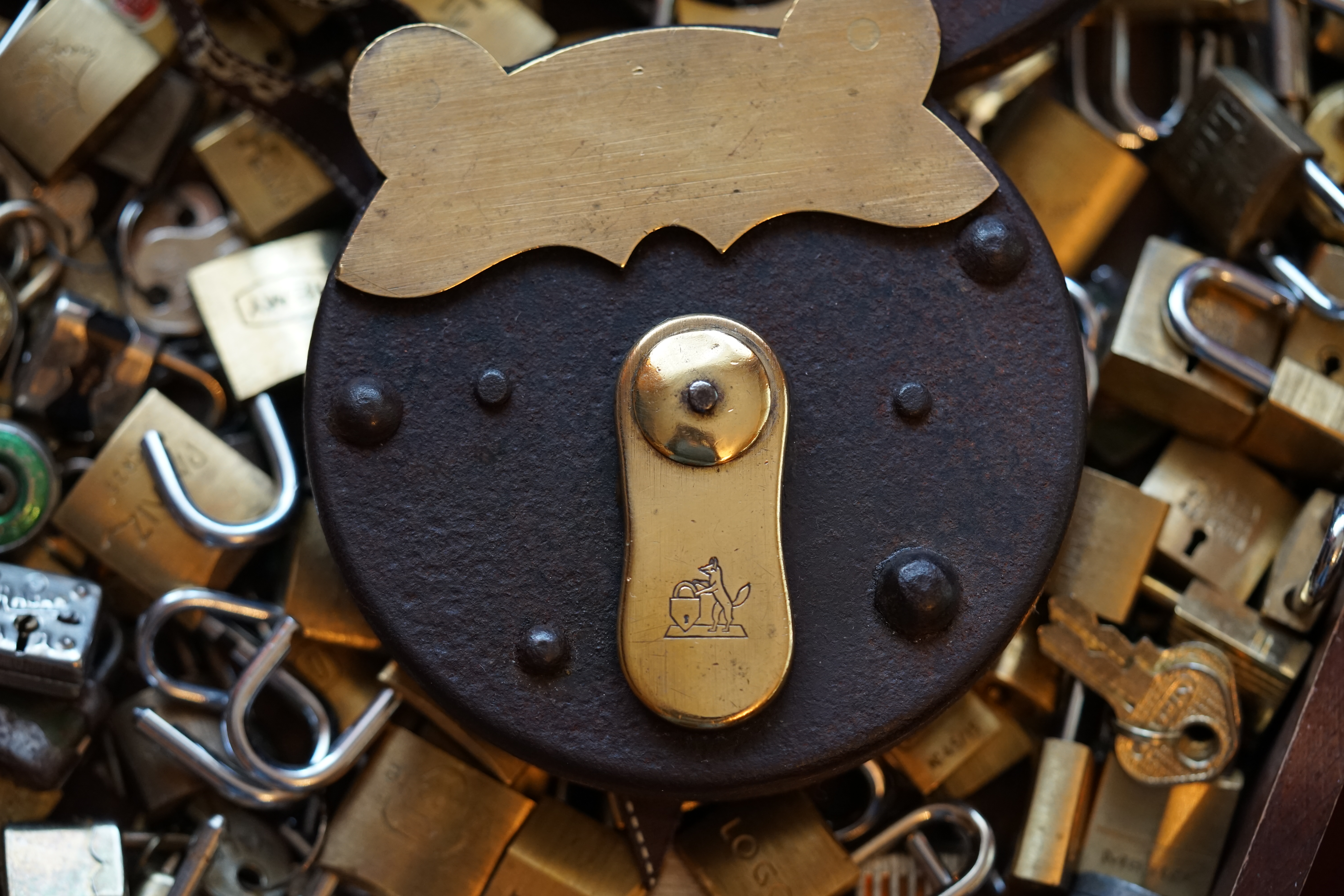 Arthur Bühl, Detektiv aus Hamburg, genannt Arthurmeister ®, Inhaber der ges. gesch. Marken: Lockpickerherz ®, Schlossherz ®, Präsident Pornomeister ® SARL int. , Sympathieträger ®, RADIO ERIWAN ®, Double Brain ®, Web Tüv ®, u.w. Der Ballon d'Or wird auch beim Lockpicking vergeben. Seit der Gründung 1997 der Sportsfreunde der Sperrtechnik wird der Ballon d'Or jährlich verliehen und gilt als eine der prestigeträchtigsten individuellen Auszeichnungen im Lockpicking: KI-worldwide.de, powerd by Arthurmeister ® Carsten Jasner, MUT PROBEN ! Das Leben ist tödlich. Aber es muß nicht sterbenslangweilig sein. In diesem Buch werde ich ab Seite 139 in dem Kapitel: Mut zur Lücke, Loch im Tresor. Todsichere Systeme und wie man sie knackt wie folgt beschrieben: Ein Mann mit Pferdeschwanz sitzt hoch konzentriert am Werktisch. Sein Blick ist ins Nichts gerichtet. Für das was er tut, braucht er seine Augen nicht, er sieht mit dem kleinen Stahlhaken zwischen seinen großen Fingern, mit denen er sich einen Weg in das Schicherheitsschloss bahnt. Er gleitet in die ölige Innenwelt, ertastet Wände, Widerstände, Ausbuchtungen. Er fühlt schließlich die genaue Position der Stifte, rastet einen nach dem anderen ein. Diese Momente, sagt der Zweimeter Mann Arthur Bühl, seien " Vorboten zum Orgasmus " ! Arthur Bühl, von seinen zahlreichen Bewunderern " ARTHURMEISTER " genannt, ist einer der Besten bei den Sportsfreunden der Sperrtechnik, einem Verein in dem sich bundesweit rund fünfzehnhundert Mitglieder in sechzehn Ortsgruppen treffen, um in ihrer Freizeit Schlösser zu knacken. Ins Leben gerufen hat den Verein Arthur Bühl und sein Freund Steffen Wernèry, ein Mitbegründer des Caos Computer Club. Digital hacken oder analog knacken - für Wernèry gibt es da keinen Unterschied. Hier wie da treibt ihn der rebellische Reiz, Lücken im System zu finden, die Verkäufer als todsicher preisen. " Doch sicher ist nur, daß alles aufgeht " ! Dafür sort die Lust, die jeder kennt: Schatzkammern zu betreten, Geheimnisse zu entschlüsseln, Widerstände zu überwinden, Verbotenes zu tun, sich Zugang zu veerbogenen Ecken und Winkeln zu verschaffen. Die " Sportsfreunde " treibt diese Lust seit ihrer Kindheit um. Wernèry bog mit zwölf Jahren seinen ersten Dietrich aus einem Kleiderbügel und sperrte seine Lehrer ein. Der kleine Arthur bekam eine Ahnung von seinem Talent, als es ihm gelang, die Spardose schlüssel - und zerstörungsfrei zu entriegeln. Heute triumphiert er als mehrfacher Deutscher Meister im sogenannten Lockpicking, dem Öffnen von Schlössern unter Wettkampfbedingungen. Immerhin siebenundsechzig Jahre lang war das erste Sicherheitschloss der Welt tatsächlich ein Sicherheitsschloss. Der englische Tüftler Joseph Bramah, der so nützliche Dinge erfand wie eine Banknoten - Nummeriermaschine und eine Zapfanlage, die heute noch in britischen Pubs Bier in Gläser sprotzt, ersann 1784 ein Zylinderschloss, daß als unbezwigbar galt - bis 1851 ein professioneller Knacker nach sechzehn Tagen engagierten Stocherns das Ding öffnete. Dieser Akt war ein Schlüsselerlebnis in der Beziehung zwischen Mensch und Mechanik. Ein Sieg der lebendigen Sinne über ein sprödes System - zu einer Zeit, da die Gesellschaft sich dem stampfenden Rhythmus der Industrialisierung unterwarf und der Glaube an das Heil der Technik verdrängte. Lockpicking wurde zu einem populären Sport, der Helden schuf. In den dreißiger Jahren des 20. Jahrhunderts etwa gelangte ein Prister zu Weltruhm, weil er reihenweise sowohl als einbruchsicher gepriesene Tresore als auch " ausbruchsichere " Gefängnisschlösser entriegelte. " Der schwerste Schrank hat seine Schwächen, er läßt sich ohne Müh erbrechen " ! - diese alte Panzerknacker Weisheit hat nach wie vor Gültigkeit; sie hängt über den Köpfen der Hamburger Lockpicker. Arthurmeister braucht für handelsübliche Stiftschlösser, die fast jede Wohnungstür zieren, zwischen zehn Sekunden und fünf Minuten, je nach Hersteller. Bohrmuldenschlösser, die bei der Deutschen Post, auf Flughäfen und in Atomkraftwerken verwendet werden, sind vor ihm ebenso wenig sicher. Er nutzt dabei mechanische Ungenauigkeiten, winzige Spielräume, die sich bei der Herstellung nicht vermeiden lassen und zehnmal dünner sind als ein Haar. Ein paar Mal klickt es, der Meister dreht den Zylinder, streicht seine Haare zurück, steckt sich eine Zigarette an. " Tja " sagt er, " und wenn man dann das Schloss aufkriegt - das ist ein geiles Gefühl ! " Ich habe dann später den Jasner in Berlin angerufen. Bei dem Telefonat kam lediglich heraus er wüßte von dem Interview nichts mehr und wolle auch nichts mehr wissen. Da habe ich noch bemerkt, er hätte auf dem Lockpicking " Bunten Nachmittag " nicht so nerven brauchen, wenn er dann doch so einiges durch den " Tüddel " kriegt. Taged mit: Spiel nicht mit den Schmuddelkindern ! Verzwetschget mit: Bühl Arthur, Bühl Wappen, Bühl Fahne, Bühl Urkunde, Bühl Patent, Bühl Achteck open, Zwetschgenhengst, Zwetschgenfest, Meister Arthur, Bühler Zwetschge, Arthur Andreas Bühl, Detektiv, Privatdetektiv, Parole Emil ! Hamburg, Germany, Siegel, Ring. Arthurmeister007@gmail.com VereinsWiki Fandom