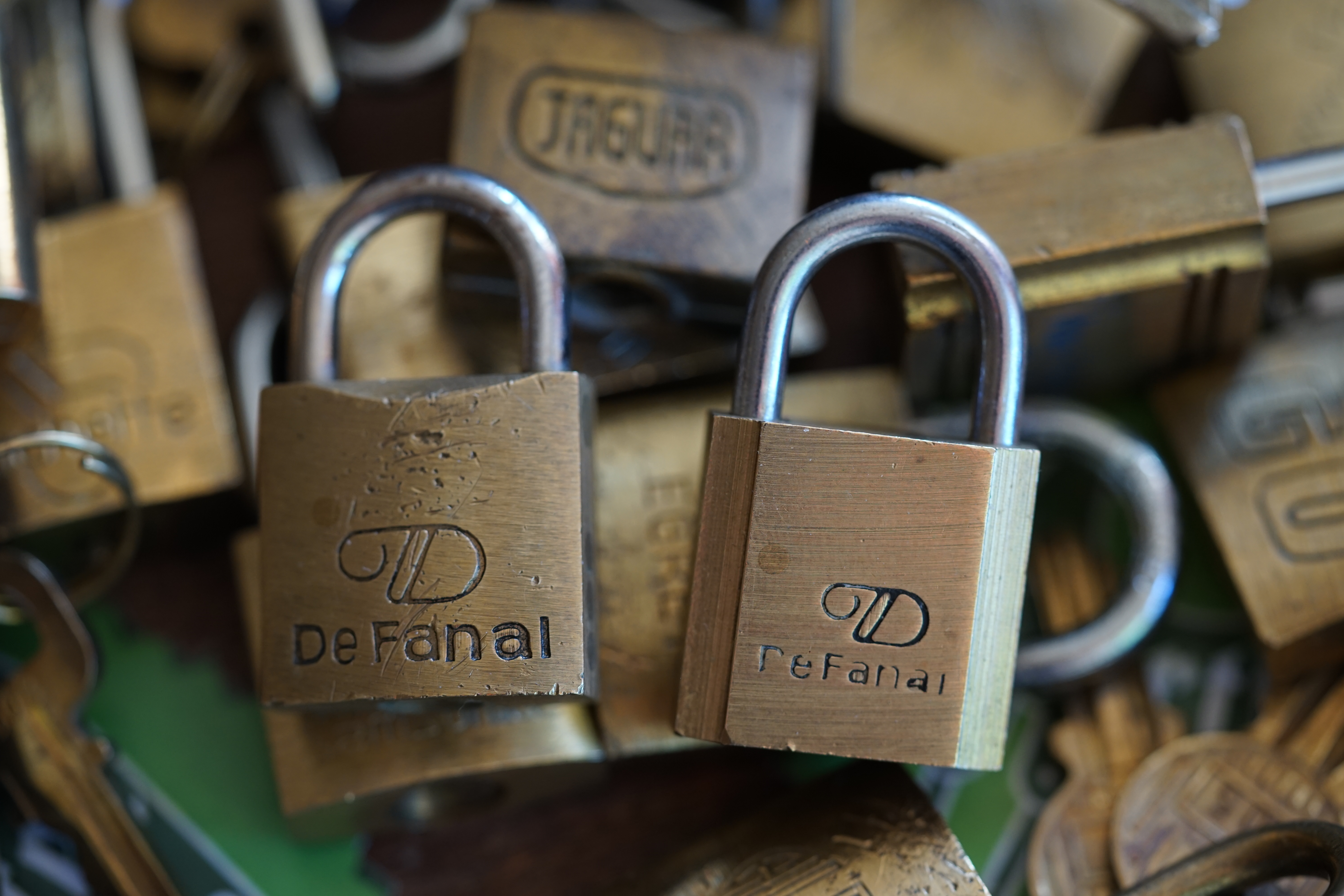 Ersatzseo Bild Friseur Flickr: Bühl, Arthur, Jahrgang 1961, Made in Germany, Detektiv or Private Investigator how Mr. Smitz from the PLAYBOY, Beverly Hills, say`s: Yes Mr. Smitz i will send you the Photo Arthurmeister`s F1 Jacket for your Leporello US. to your E - Mail Mr.Smitz@Mr.Smitz.us. Ok, Mr. Smitz. Mr. Smitz do you know what Google Earth is ? Take BÜHL Arthur, only by Google Earth, you know ? have done it ? Yes Google will show you my Panel superfast. Cool, Arthurmeister, cool. Yes Mr. Smitz, this can i do for you too ! Yes with SEO. Yes with Ballon D`Or from Lockpicking. Yes, yes, i have Arkadasch erklärt, sein Erikli pasta is not so genial. Der beste Zwetschgenkuchen, you know, plum tart, is from the Stadt Bühl. Not laughing in the USA. Bühl is a City like my Name. And the People in this City called it: Zwetschgendatschi ! you know. This is the world best plumcake. Yes Datschi ! Yes, Stadt Bühl is near Baden - Baden, the Casino, you know ! Yes. Baden-Württemberg. Black Forest, you know ! You must know there is since 1927 the traditionell Zwetschgenfest. And there ist the Zwetschgenkönigin ! Mr. Smitz, my Ur Ur Ur Ur Grandfather is born in Bühl. My Great Grand Grand Mother where also born in the town Bühl. Their profession was Zwetschgenpicker. Not Lockpicker, Zwetschgen / Plum Picker. And Rüttler. Oh, really ! Yes, Yes. And since this time the name of the family Bühl from the Stadt Bühl is: Yes you know - Buehl. Yes i will give Greetings from you to Mrs. Friede Springer from the Newspaper BILD et. Yes, the Elbphilharmonie is in Betrieb. OH, Mr. Smitz, greeting´s to you from Joe Asbbery, NBA, you know, our bouncing Joe. Tomorrow we will meet us in the Hasenstübchen, our Rabbit Hall. For Lockpicking und Beer. Call you. Parole Emil ! Not E-Mail. Provided by www.Arthur-Bühl.de and www.Arthurmeister.de In der Vitrine von Arthur Andreas Bühl, Arthurmeister sind Schlösser, Padlocks, von ABUS, Master, BKS, CES, DOM, EVVA, Assa Abloy, Z Ikon, Kaba, Keso, ASSA, Winkhaus, Wilka, Trelock, Schmelting, Bode Panzer, Ancor Las, Drumm Geminy, Xylock, SEA, Medeco, Mul-T-Lock, Cut away, ABUS Granit, Pfaffenhain, E*S, ESS, Nemef, BAB, Babelsberg, Stasi, Diskus, WMF, Tesa, Vachette, Cisa, Wally, Rielda, Mottura, Viro, FAI, GeGe, Fichet, Bode Panzer, Tresor, Bramah, Protector, Braun`s Patent, Walomatus, Arolds, Combination Lock, Yale, Master, American Lock, Tubular, China, Indien, Aligarh, Nepal, Thailand, Zahlenschlösser, Himmelsschlüssel und noch vieles mehr, vorhanden. Alle Schliesszylinder sind Übungsmaterial für das Lockpicking. Schlagschlüssel sind auch dabei. Das Wappen Bühl ist angebracht. Die Fahne hängt im Hasenstübchen. Arthurmeister`s Jukebox by YouTube spielt Pointer Sisters: Slow Hand, Arthurmeister with the Mastertouch ! ♥ SEO für heute: Parole Emil ! Bühl Art. Arthur A. Bühl. Der Sympathieträger ist in Stuttgart, Baden - Württemberg geboren. Der Detektiv lebt in HAM. H1 Text der SEO schreibt: 𝔄𝔯𝔱𝔥𝔲𝔯 𝔅ü𝔥𝔩, 𝔄𝔯𝔱𝔥𝔲𝔯𝔪𝔢𝔦𝔰𝔱𝔢𝔯 ® Bühl, Arthur, Jahrgang 1961, Made in Germany, Detektiv or Private Investigator how Mr. Smitz from the PLAYBOY, Beverly Hills, say`s. Yes Mr. Smitz i will send you the Photo Arthurmeister`s F 1, Jacket for your LeporelloUS. to your E - Mail Mr.Smitz@Mr.Smitz.us. Ok, Mr. Smitz. Mr. Smitz do you know what Google Earth is ? Take BÜHL Arthur, only by Google Earth, you know ? have done it ? Yes Google will show you my Panel superfast. Cool, Arthurmeister, cool. Yes Mr. Smitz, this can i do for you too ! Yes with SEO. Yes, yes, i have Arkadasch erklärt, sein Erikli pasta is not so genial. Der beste Zwetschgenkuchen, you know plum tart, is from the Stadt Bühl. Not laughing in the USA. Bühl is a City like my Name. And the People in this City called it: Zwetschgendatschi ! you know. This is the world best plumcake. Yes Datschi. Yes, Stadt Bühl is near Baden - Baden, the Casino, you know ! Yes. Baden-Württemberg. You must know there is since 1927 the traditionell Zwetschgenfest. And there ist the Zwetschgenkönigin ! Mr. Smitz, my Ur Ur Ur Ur Grandfather is born in Bühl. My Great Grand Grand Mother where also born in the town Bühl. Their profession was Zwetschgenpicker. Not Lockpicker, Zwetschgen / Plum Picker. And Rüttler. Oh, really ! Yes, Yes. And since this time the name of the family Bühl from the Stadt Bühl is: Yes you know - Buehl. Yes i will give Greetings from you to Mrs. Friede Springer from the Newspaper BILD et. Yes, the Elbphilharmonie is in Betrieb. OH, Mr. Smitz, greeting´s to you from Joe Asbbery, NBA, you know. Tomorrow we will meet us in the Hasenstübchen, our Rabbit Hall. For Lockpicking und Beer. Call you. Parole Emil ! H1 Text der SEO schreibt weiter: 𝔄𝔯𝔱𝔥𝔲𝔯 𝔅ü𝔥𝔩, 𝔄𝔯𝔱𝔥𝔲𝔯𝔪𝔢𝔦𝔰𝔱𝔢𝔯® Herr Arthur Bühl, kritischer Privatdetektiv aus der Hansestadt Hamburg, bereitet sich auf ein Interview mit der BILD et vor. Bei Babsi und Gina in Fuhlsbüttel wird ihm zuvor der Vokuhila geschnitten. Herr Arthur Bühl wurde schon in der BILD et als " Herr der Schlösser " beschrieben. " Ein bisschen Ruhe bitte " schreibt Jan Freitag von der TAZ. Er erwähnt auch eine Mustertür by Wendt. Es wird darin herumgeprökelt. Selbst Arthur Bühl, der weltbeste aus dem Lockpicker Mekka Hamburg, betreibt pures Understatement, weil er sein Schloss in nur 20 Sekunden " geknackt " hat. Charles Graeber von der Wired.com beschreibt in seinem Artikel Master Lock - Pickers do bottle Arthur Bühl " The Master of the Universe ", Arthur Bühl a private Detective of Germany open locks. Bühl`s Fabio - the - Barbarian Look stands out. He wins the Dutch Open and is now Master of the Universe. The people cry: " Arthurmeister ! booms Arthurmeister ". Mark Webber Tobias, the Author of Locks, Safes, and Security, a Police Reverence, say: Arthurmeister, that ist beautyful. " Open ! " sagt Arthurmeister ", offen ist gut, schneller offen ist besser ". " Beer !" Arthurmeister booms back and a new Champion is born. Die Welt berichtet: " Die Kunst, Schlösser ohne Schlüssel zu öffnen ". Vereinsmitbegründer und Vizepräsident Arthur Bühl trägt seine Leidenschaft schon auf der Krawatte. Sie ist rot mit gelben Schlüsseln drauf. Intern wird er ehrfürchtig " Meister Arthur " gerufen. Er hat es zum siebenfachen Deutschen Meister in verschiedenen Disziplinen geschafft. Er pickt seit der Kindheit. Sein erstes Trainingsobjekt war sein Spardosenschloss - Ein klassischer Einstieg… . Die Slate berichtet über Arthur Bühl als Lockpicking Legend. Es gibt einen Artikel Tool for Picking and Decoding by Stasi, CCC, Vortrag Berlin. Amateur Hour berichtet: Arthurmeister has " The Master Touch ". Bei den Kaba Day `s im Europa Park Rust schreibt die Pressebox: auf großes Interesse der Teilnehmer stieß auch die praktische Vorführung von Steffen Wernéry und Arthur Bühl, die gängige mechanische Schließzylinder ohne Schlüssel zerstörungsfrei öffnen. Meist in Sekundenschnelle. Auch die Chemnitzer Zeitung " Freie Presse " hat über das Lockpicking und Arthur Andreas Bühl alias Arthurmeister berichtet. Dwight Perry schreibt: Arthur Bühl has good hands ! In der Philalocksmith wird Arthur Bühl auch als Lockpicking Legend betitelt. Es gibt auch einen Beitrag, 360 Meridianos. In der Datenschleuder, CCC, wurde über ihn als Sympathieträger berichtet. Veröffentlicht unter Linkedin, Xing, Google Panel, Twitter X. In der Vitrine von Arthur Andreas Bühl, Arthurmeister® sind Schlösser, Padlocks, von ABUS, BKS, CES, DOM, EVVA, Assa Abloy, Z Ikon, Kaba, Keso, ASSA, Winkhaus, Wilka, Trelock, Schmelting, Bode Panzer, Ancor Las, Drumm Geminy, Xylock, SEA, Medeco, Mul-T-Lock, Cut away, ABUS Granit, Pfaffenhain, E*S, ESS, Nemef, BAB, Babelsberg, Stasi, Diskus, WMF, Tesa, Noch, Vachette, Cisa, Wally, Rielda, Mottura, Viro, FAI, GeGe, Fichet, Bode Panzer, Tresor, Bramah, Protector, Braun`s Patent, Walomatus, Arolds, Combination Lock, Yale, Master, American Lock, Tubular, China, Indien, Aligarh, Nepal, Thailand, Zahlenschlösser, Himmelsschlüssel und noch vieles mehr, vorhanden. Alle Schliesszylinder sind Übungsmaterial für das Lockpicking. Schlagschlüssel und so vieles mehr, sind auch dabei. Auch der Sputnik. Verschlagwortet mit: ♥ Vokuhila, Friseur ♥ Schwäbischer Hengst, Zwetschgen Heini, Bühl er, Zwetschge, Google Earth, Mittelpunkt der Welt, Martinameisterin, Cartomanze, Scholischek, " HIGH NOON ! ". ♥ Parole Emil ! SEO NEU Twitter X 11.06.24 Bilder Budeg ( Bold serif ) Arthur Andreas Bühl, Detektiv, made in Germany, born 1961 in Stuttgart, Baden - Württemberg, living in HAM, Im Dienste der Wahrheitsfindung unterwegs, betreibt in seiner Freizeit Lockpicking aus Leidenschaft. Der mehrfache Deutsche Meister wird in der WIRED als " Master of the Universe " betitelt. In der BILD et ist der Artikel " Herr der Schlösser " abgedruckt. Im Hasenstübchen - Fuhlsbüttel, am Hasenberge, Santa Fu, wird gefeiert. Arthurmeister® stellt seinen Leporello " Der Aufmacher " vor. Der Stammtisch grölt " OFFEN ". Scholischek, Rudi, Heike I, Noagerlzutzler, Arthur und Joe Asberry, der alte NBA ler, prosten sich zu. Arthurmeister`s Jukebox auf YouTube spielt Pointer Sisters - Slow Hand ! ♥ Beim Tanzen ruft die Cartomanze " Ey du Sympthieträger ♥, komm mal her " ! SEO für heute: DETEKTIV, Arthur Bühl, Lockpicker, Deutscher Meister, pickt ABUS Padlock. 𝐀𝐫𝐭𝐡𝐮𝐫 𝐀. 𝐁ü𝐡𝐥, 𝐃𝐞𝐭𝐞𝐤𝐭𝐢𝐯, 𝐦𝐚𝐝𝐞 𝐢𝐧 𝐆𝐞𝐫𝐦𝐚𝐧𝐲, 𝐛𝐨𝐫𝐧 𝟏𝟗𝟔𝟏 𝐢𝐧 𝐒𝐭𝐮𝐭𝐭𝐠𝐚𝐫𝐭, 𝐁𝐚𝐝𝐞𝐧 - 𝐖ü𝐫𝐭𝐭𝐞𝐦𝐛𝐞𝐫𝐠, 𝐥𝐢𝐯𝐢𝐧𝐠 𝐢𝐧 𝐇𝐀𝐌, 𝐈𝐦 𝐃𝐢𝐞𝐧𝐬𝐭𝐞 𝐝𝐞𝐫 𝐖𝐚𝐡𝐫𝐡𝐞𝐢𝐭𝐬𝐟𝐢𝐧𝐝𝐮𝐧𝐠 𝐮𝐧𝐭𝐞𝐫𝐰𝐞𝐠𝐬, 𝐛𝐞𝐭𝐫𝐞𝐢𝐛𝐭 𝐢𝐧 𝐬𝐞𝐢𝐧𝐞𝐫 𝐅𝐫𝐞𝐢𝐳𝐞𝐢𝐭 𝐋𝐨𝐜𝐤𝐩𝐢𝐜𝐤𝐢𝐧𝐠 𝐚𝐮𝐬 𝐋𝐞𝐢𝐝𝐞𝐧𝐬𝐜𝐡𝐚𝐟𝐭. 𝐃𝐞𝐫 𝐦𝐞𝐡𝐫𝐟𝐚𝐜𝐡𝐞 𝐃𝐞𝐮𝐭𝐬𝐜𝐡𝐞 𝐌𝐞𝐢𝐬𝐭𝐞𝐫 𝐰𝐢𝐫𝐝 𝐢𝐧 𝐝𝐞𝐫 𝐖𝐈𝐑𝐄𝐃 𝐚𝐥𝐬 " 𝐌𝐚𝐬𝐭𝐞𝐫 𝐨𝐟 𝐭𝐡𝐞 𝐔𝐧𝐢𝐯𝐞𝐫𝐬𝐞 " 𝐛𝐞𝐭𝐢𝐭𝐞𝐥𝐭. 𝐈𝐧 𝐝𝐞𝐫 𝐁𝐈𝐋𝐃 𝐞𝐭 𝐢𝐬𝐭 𝐝𝐞𝐫 𝐀𝐫𝐭𝐢𝐤𝐞𝐥 " 𝐇𝐞𝐫𝐫 𝐝𝐞𝐫 𝐒𝐜𝐡𝐥ö𝐬𝐬𝐞𝐫 " 𝐚𝐛𝐠𝐞𝐝𝐫𝐮𝐜𝐤𝐭. 𝐈𝐦 𝐇𝐚𝐬𝐞𝐧𝐬𝐭ü𝐛𝐜𝐡𝐞𝐧 - 𝐅𝐮𝐡𝐥𝐬𝐛ü𝐭𝐭𝐞𝐥, 𝐚𝐦 𝐇𝐚𝐬𝐞𝐧𝐛𝐞𝐫𝐠𝐞, 𝐒𝐚𝐧𝐭𝐚 𝐅𝐮, 𝐰𝐢𝐫𝐝 𝐠𝐞𝐟𝐞𝐢𝐞𝐫𝐭. 𝐀𝐫𝐭𝐡𝐮𝐫𝐦𝐞𝐢𝐬𝐭𝐞𝐫® 𝐬𝐭𝐞𝐥𝐥𝐭 𝐬𝐞𝐢𝐧𝐞𝐧 𝐋𝐞𝐩𝐨𝐫𝐞𝐥𝐥𝐨 " 𝐃𝐞𝐫 𝐀𝐮𝐟𝐦𝐚𝐜𝐡𝐞𝐫 " 𝐯𝐨𝐫. 𝐃𝐞𝐫 𝐒𝐭𝐚𝐦𝐦𝐭𝐢𝐬𝐜𝐡 𝐠𝐫ö𝐥𝐭 " 𝐎𝐅𝐅𝐄𝐍 ". 𝐒𝐜𝐡𝐨𝐥𝐢𝐬𝐜𝐡𝐞𝐤, 𝐑𝐮𝐝𝐢, 𝐇𝐞𝐢𝐤𝐞 𝐈, 𝐍𝐨𝐚𝐠𝐞𝐫𝐥𝐳𝐮𝐭𝐳𝐥𝐞𝐫, 𝐀𝐫𝐭𝐡𝐮𝐫 𝐮𝐧𝐝 𝐉𝐨𝐞 𝐀𝐬𝐛𝐞𝐫𝐫𝐲, 𝐝𝐞𝐫 𝐚𝐥𝐭𝐞 𝐍𝐁𝐀 𝐥𝐞𝐫, 𝐩𝐫𝐨𝐬𝐭𝐞𝐧 𝐬𝐢𝐜𝐡 𝐳𝐮. 𝐀𝐫𝐭𝐡𝐮𝐫𝐦𝐞𝐢𝐬𝐭𝐞𝐫`𝐬 𝐉𝐮𝐤𝐞𝐛𝐨𝐱 𝐚𝐮𝐟 𝐘𝐨𝐮𝐓𝐮𝐛𝐞 𝐬𝐩𝐢𝐞𝐥𝐭 𝐏𝐨𝐢𝐧𝐭𝐞𝐫 𝐒𝐢𝐬𝐭𝐞𝐫𝐬 - 𝐒𝐥𝐨𝐰 𝐇𝐚𝐧𝐝 ! ♥ 𝐁𝐞𝐢𝐦 𝐓𝐚𝐧𝐳𝐞𝐧 𝐫𝐮𝐟𝐭 𝐝𝐢𝐞 𝐂𝐚𝐫𝐭𝐨𝐦𝐚𝐧𝐳𝐞 " 𝐄𝐲 𝐝𝐮 𝐒𝐲𝐦𝐩𝐭𝐡𝐢𝐞𝐭𝐫ä𝐠𝐞𝐫 ♥, 𝐤𝐨𝐦𝐦 𝐦𝐚𝐥 𝐡𝐞𝐫 " ! 𝐒𝐄𝐎 𝐟ü𝐫 𝐡𝐞𝐮𝐭𝐞: 𝐃𝐄𝐓𝐄𝐊𝐓𝐈𝐕, 𝐀𝐫𝐭𝐡𝐮𝐫 𝐁ü𝐡𝐥, 𝐋𝐨𝐜𝐤𝐩𝐢𝐜𝐤𝐞𝐫, 𝐃𝐞𝐮𝐭𝐬𝐜𝐡𝐞𝐫 𝐌𝐞𝐢𝐬𝐭𝐞𝐫, 𝐩𝐢𝐜𝐤𝐭 𝐀𝐁𝐔𝐒 𝐏𝐚𝐝𝐥𝐨𝐜𝐤. 𝗩𝗲𝗿𝘇𝘄𝗲𝘁𝘀𝗰𝗵𝗴𝗲𝘁 𝗺𝗶𝘁: 𝔄𝔯𝔱𝔥𝔲𝔯 𝔅ü𝔥𝔩, 𝗔𝗿𝘁𝗵𝘂𝗿𝗺𝗲𝗶𝘀𝘁𝗲𝗿, 𝗥𝗮𝘂𝗰𝗵𝗲𝗿, 𝗥𝗼𝘁𝗵 - 𝗛ä𝗻𝗱𝗹𝗲, 𝗦𝘁𝗮𝗱𝘁 𝗟𝗮𝗵𝗿, 𝗕ü𝗵𝗹, 𝗦𝗰𝗵𝘄𝗮𝗿𝘇𝘄𝗮𝗹𝗱, 𝗕𝗹𝗮𝗰𝗸𝗳𝗼𝗿𝗲𝘀𝘁, 𝗥𝗼𝘁𝗸ä𝗽𝗽𝗰𝗵𝗲𝗻 𝘆𝗼𝘂 𝗸𝗻𝗼𝘄 𝗠𝗿. 𝗦𝗺𝗶𝘁𝘇, 𝗦𝗼𝗿𝘁𝗲 𝗦𝗰𝗵𝘄ä𝗯𝗶𝘀𝗰𝗵𝗲𝗿𝗵𝗲𝗻𝗴𝘀𝘁.𝗱𝗲 𝗶𝘀 𝗴𝗿𝗼ß𝗳𝗿𝘂𝗰𝗵𝘁𝗶𝗴 𝘂𝗻𝗱 𝘀ü𝘀𝘀. ♥ 𝗡𝗼, 𝗼𝗻𝗹𝘆 𝘄𝗼𝗺𝗮𝗻 𝗵𝗮𝘀 𝗣𝗳𝗹𝗮𝘂𝗺𝗲𝗻 ♥ 𝗞𝗹𝗲𝗶𝗻𝘁𝗶𝗲𝗿𝘇ü𝗰𝗵𝘁𝗲𝗿𝘃𝗲𝗿𝗲𝗶𝗻. 𝗗𝗶𝗲 𝗘 - 𝗠𝗮𝗶𝗹 𝗹𝗮𝘂𝘁𝗲𝘁: 𝗔𝗿𝘁𝗵𝘂𝗿𝗺𝗲𝗶𝘀𝘁𝗲𝗿@𝗔𝗿𝘁𝗵𝘂𝗿𝗺𝗲𝗶𝘀𝘁𝗲𝗿.𝗱𝗲 𝗗𝗶𝗲 𝗘 - 𝗠𝗮𝗶𝗹 𝗹𝗮𝘂𝘁𝗲𝘁: 𝗔𝗿𝘁𝗵𝘂𝗿𝗔𝗻𝗱𝗿𝗲𝗮𝘀𝗕𝘂𝗲𝗵𝗹@𝗔𝗿𝘁𝗵𝘂𝗿𝗔𝗻𝗱𝗿𝗲𝗮𝘀𝗕𝘂𝗲𝗵𝗹.𝗱𝗲 KI-Worldwide.de Osintgeister SEO-Geister SEO neu Linkedin Arthur A. Bühl, Made in Germany, born 1961 in Stuttgart, arbeitet seit 40 Jahren als Privatdetektiv und lebt in Hamburg. Er ist als Detektiv Mitglied in nationalen und internationalen Berufsverbänden. Unter dem Künstlernamen " Arthurmeister " erklärt Arthur Bühl Lockpicking; das zerstörungsfreie öffnen von Schlössern und Schließzylindern. Der Ehrenkodex lautet: Öffne nur deine eigenen Schlösser. Fremde Schlösser dürfen nur mit Einwilligung des Eigentümers geöffnet werden. Herr Bühl wurde schon als Schlossknacker bezeichnet. Dies ist natürlich Quatsch, denn wenn man z.B. ein Vorhangschloss knackt, so ist es kaputt und die Wettbewerber und Lockpickerkollegen können nicht mehr daran üben. Knacker benutzen einen Kuhfuß. Der mehrfache Deutsche Meister dagegen ein Pickset und es gilt: " Offen ist gut, schneller Offen ist besser ". Von der Zeitschrift " Wired " wurde Arthurmeister als Master of the Universe, betitelt. Viel Spaß und Erfolg beim Üben. SEO für heute: Parole Emil ! Arthur Bühl, Sympathieträger.com, Präsident Pornomeister SARL. Die Anschrift lautet: Arthur A. Bühl, Postfach 605 145, 22 246 Hamburg. SEO NEU geändert Arthur Bühl, Arthur Andreas Bühl, Made in Germany, born 1961 in Stuttgart, arbeitet seit 40 Jahren als Privatdetektiv und lebt in Hamburg. Er ist als Detektiv Mitglied in nationalen und internationalen Berufsverbänden. Unter dem Künstlernamen " Arthurmeister " erklärt Arthur Bühl Lockpicking; das zerstörungsfreie öffnen von Schlössern und Schließzylindern. Der Ehrenkodex lautet: Öffne nur deine eigenen Schlösser. Fremde Schlösser dürfen nur mit Einwilligung des Eigentümers geöffnet werden. Herr Bühl wurde schon als Schlossknacker bezeichnet. Dies ist natürlich Quatsch, denn wenn man oder Frau z.B. ein Vorhangschloss knackt, so ist es kaputt und die Wettbewerber und Lockpickerkollegen können nicht mehr daran üben. Knacker benutzen einen Kuhfuß. Der mehrfache Deutsche Meister dagegen ein Pickset und es gilt: " Offen ist gut, schneller Offen ist besser ". Viel Spaß und Erfolg beim Üben. Von der Zeitschrift " WIRED " wurde Arthurmeister als Master of the Universe, betitelt. SEO für heute: Parole Emil ! Arthur Bühl, Sympathieträger.com, Präsident Pornomeister SARL. Die Anschrift lautet: Arthur A. Bühl, Postfach 605 145, 22 246 Hamburg. SEO Mr. Smitz Hilfe für Leporello.us 𝔄𝔯𝔱𝔥𝔲𝔯 𝔅ü𝔥𝔩, 𝔄𝔯𝔱𝔥𝔲𝔯𝔪𝔢𝔦𝔰𝔱𝔢𝔯® HELLO Mr. Smitz, yes i am fine and the Stammtisch and the Counter is also fine too ! Der Nachläufer schreit vom Tresen: wieder der Ami oder watt ? WHAT Mr. Smitz you are not in good condition`s. Oh, Mr. Smith i`am sorry about this. What, your Leporello.us System is not running ? Yes, yes, OH, yes, Good, yes, yes the Spaghetticodler. Yes, i know. Computer, yes i know. Our Spaghetticodler, der amiga pc sit on the Counter and drink Helbing. Arthurmeister`Jukebox by You Tube im Hasenstübchen plays: Let`get it on, do you know Marvin Gay ? Oh, Arkadasch drinking today no Helbing ? No, he drinks GabiKo. Arthurmeister ? what ist GabiKo, i never hear from this. This is ganz billiger Korn, you Know. Like you Whisky ! No, Zwetschgenwater is more, more, better ! Heike IV cries from the counter: Alimente, not Alimentari, Giovanni. You know. The Scholischek is dancing. Yes, Yes, Mr. Smitz. Why Scholischek and Arkadasch dancing ? They hear from the old Rock-Ola Cem Karaca & die Kanaken. Mein " Deutscher Freund ", you know Mr. Smitz. Yes i will give them some Helbing. No, no, Mr. Smitz, for your Problem with the Spaghetti Codler you take my E - Mail Binärbomber@Binärbomber.de. The Jukebox play now Joy Flemming. Half-Breed. No, no Mr. Smitz, you are dumm. The Seo for this week is: Arthur Bühl, Made in Germany, born 1961, Detektiv aus Leidenschaft, die Leiden schaft. You get it ? Know i mußt helping on the Stammtisch for Lockpicking, a fucking ABUS Padlock. Tschüssing ! I say Ende for Telefon speaking und touch nothing that you can not pay ! Verzwetschget mit: ♥ Vokuhila, Friseur ♥ Schwäbischer Hengst, Zwetschgen Heini, Bühl er, Zwetschge, Google Earth, Mittelpunkt der Welt, Martinameisterin, Cartomanze, Scholischek, " HIGH NOON ! ". ♥ Parole Emil ! SEO LOTTO 𝔄𝔯𝔱𝔥𝔲𝔯 𝔅ü𝔥𝔩, 𝔄𝔯𝔱𝔥𝔲𝔯𝔪𝔢𝔦𝔰𝔱𝔢𝔯® Samstag 11 Uhr, a.m, " HIGH NOON ". Arthurmeister und die Cartomanze sitzen am Stammtisch im Hasenstübchen, Fuhlsbüttel. Aus der Jukebox by You Tube, der alten Rock-Ola schallt von Element of Crime: Das Hasenstübchern ist der " Mittekpunkt der Welt ". Die zwanzig Mittrinker am Counter schallen mit: Im Lotto spielst du immer nur; die Zahlen zwischen fünf und zehn; und als Zusatzzahl dein Lebensalter; denn als Lottospieler sagst du; darf man höchstens 49 Jahre alt sein; später wäre es schade um das Geld ! Wo DEINE Füße stehen ist der " MITTELPUNKT DER WELT ". Driver Dieter fährt mit Scholischek und Arkadasch zur Annahmestelle ! Verschlagwortet mit: Arthur Bühl, Arthurmeister® Arthur ♥ Schwäbischer Hengst, Buhl, Zwetschgen Heini, Artur, Buehl er, Zwetschge, Made in Germany, Born 1961, Sympathieträger, Google Earth, Mittelpunkt der Welt, Pflaumen, Arkadasch, Datschi, ♥ Martinameisterin, Cartomanze, Scholischek, " HIGH NOON ! ", ♥ ♥ Vokuhila ♥ Parole Emil ! SEO LOTTO II 𝔄𝔯𝔱𝔥𝔲𝔯 𝔅ü𝔥𝔩, 𝔄𝔯𝔱𝔥𝔲𝔯𝔪𝔢𝔦𝔰𝔱𝔢𝔯® Samstag 11 Uhr, a.m. " HIGH NOON ". Arthurmeister und die Cartomanze sitzen am Stammtisch im Hasenstübchen, Hamburg - Fuhlsbüttel. Aus Arthurmeister`s Jukebox by You Tube, der alten Rock -Ola schallt von Element of Crime: Das Hasenstübchen ist der " Mittelpunkt der Welt ". Die zwanzig Trinker am Counter schallen mit: " Im Lotto spielst du immer nur die Zahlen zwischen fünf und zehn, und als Zusatzzahl dein Lebensalter, denn als Lottospieler darf man höchstens 49 Jahre alt sein, später wäre es schade um das Geld ! Wo unsere Füße stehen, ist der Mittelpunkt der Welt ! Arkadasch und Scholischek fahren mit Driver Dieter zum Lottogeschäft ! Verschlagwortet mit: Arthur Bühl, Arthurmeister®. Die SEO - Geister.de rufen: Buhl er Zwetschge, International Lockpicking, Google Earth, Earth Song, Schwäbischer Hengst und Sympathietraeger ! Verzwetschget mit: Arthur A. Bühl, Lockpicking, Deutscher Meister, Made in Germany, born 1961, in Stuttgart, Baden - Württemberg, is picking ABUS - Padlock, am Stammtisch ♥. Arthur Buehl, Arthurmeister raucht Roth - Händle Cigaretten aus der Stadt Lahr - Bühl, Schwarzwald, Black Forest. Die Damen trinken Rotkäppchen. Stößchen ! Mr. Smitz from Beverly Hills is calling. Arthurmeister speek to Mr. Smitz from the Playboy: Sorte Schwäbischer - Hengst.de is großfruchtig und süss ♥. No, only woman has Pflaumen. Yes, I will send greetings to your friend Friede Springer from the BILD et News, Hamburg. SEO für heute: Hasenstübchen, S - Bahn, Ohlsdorf, Am Hasenberge, Stanta Fu, Friedhof ! Vokuhila ♥ Zwetschgen - Heini, Parole Emil ! Arthur ♥ Schwäbischer Hengst, Buhl, Zwetschgen Heini, Artur, Buehl er, Zwetschge, Made in Germany, Born 1961, Sympathieträger, Google Earth, Mittelpunkt der Welt, Pflaumen, Arkadasch, Datschi, ♥ Martinameisterin, Cartomanze, Scholischek, " HIGH NOON ! ", ♥ ♥ Vokuhila ♥ Parole Emil ! SEO Bühl Zwetschge ♥ 𝔄𝔯𝔱𝔥𝔲𝔯 𝔅ü𝔥𝔩, 𝔄𝔯𝔱𝔥𝔲𝔯𝔪𝔢𝔦𝔰𝔱𝔢𝔯® Bühl, besser bekannt als Arthurmeister, Made in Germany, Jahrgang 1961, geboren in Stuttgart, aufgewachsen in Asperg und in der Villa Heinrich Franck Söhne, am Bahnhof in Ludwigsburg, jetzt wohnhaft in 22335 Hamburg - Fuhlsbüttel, sagt zu Arkadasch: Nein ! Bühler Zwetschgen schmecken besser als dein Erik oder plum ! Zwetschgendatschi heißt das Zauberwort ! ♥ und Zwetschgenwater, not Raki. 𝗩𝗲𝗿𝘇𝘄𝗲𝘁𝘀𝗰𝗵𝗴𝗲𝘁 𝗺𝗶𝘁: 𝔄𝔯𝔱𝔥𝔲𝔯 𝔅ü𝔥𝔩, 𝗔𝗿𝘁𝗵𝘂𝗿𝗺𝗲𝗶𝘀𝘁𝗲𝗿, 𝗥𝗮𝘂𝗰𝗵𝗲𝗿, 𝗥𝗼𝘁𝗵 - 𝗛ä𝗻𝗱𝗹𝗲, 𝗦𝘁𝗮𝗱𝘁 𝗟𝗮𝗵𝗿 - 𝗕ü𝗵𝗹, 𝗦𝗰𝗵𝘄𝗮𝗿𝘇𝘄𝗮𝗹𝗱, 𝗕𝗹𝗮𝗰𝗸𝗳𝗼𝗿𝗲𝘀𝘁, 𝗥𝗼𝘁𝗸ä𝗽𝗽𝗰𝗵𝗲𝗻 𝘆𝗼𝘂 𝗸𝗻𝗼𝘄 𝗠𝗿. 𝗦𝗺𝗶𝘁𝘇, 𝗦𝗼𝗿𝘁𝗲 𝗦𝗰𝗵𝘄ä𝗯𝗶𝘀𝗰𝗵𝗲𝗿𝗵𝗲𝗻𝗴𝘀𝘁.𝗱𝗲 𝗶𝘀 𝗴𝗿𝗼ß𝗳𝗿𝘂𝗰𝗵𝘁𝗶𝗴 𝘂𝗻𝗱 𝘀ü𝘀𝘀. ♥ 𝗡𝗼, 𝗼𝗻𝗹𝘆 𝘄𝗼𝗺𝗮𝗻 𝗵𝗮𝘀 𝗣𝗳𝗹𝗮𝘂𝗺𝗲𝗻 ♥ 𝗞𝗹𝗲𝗶𝗻𝘁𝗶𝗲𝗿𝘇ü𝗰𝗵𝘁𝗲𝗿𝘃𝗲𝗿𝗲𝗶𝗻. 𝗗𝗶𝗲 𝗘 - 𝗠𝗮𝗶𝗹 𝗹𝗮𝘂𝘁𝗲𝘁: 𝗔𝗿𝘁𝗵𝘂𝗿𝗺𝗲𝗶𝘀𝘁𝗲𝗿@𝗔𝗿𝘁𝗵𝘂𝗿𝗺𝗲𝗶𝘀𝘁𝗲𝗿.𝗱𝗲 𝗗𝗶𝗲 𝗘 - 𝗠𝗮𝗶𝗹 𝗹𝗮𝘂𝘁𝗲𝘁: 𝗔𝗿𝘁𝗵𝘂𝗿𝗔𝗻𝗱𝗿𝗲𝗮𝘀𝗕𝘂𝗲𝗵𝗹@𝗔𝗿𝘁𝗵𝘂𝗿𝗔𝗻𝗱𝗿𝗲𝗮𝘀𝗕𝘂𝗲𝗵𝗹.𝗱𝗲 Verschlagwortet mit Bühl er Zwetschge, Zwetschgenhengst, Pflaume, plum, Erikli, prugna torta, Datschi, süss. ♥ Zwetschgen Heini SEO DER AUFMACHER Zwetschge lang 𝔄𝔯𝔱𝔥𝔲𝔯 𝔅ü𝔥𝔩, 𝔄𝔯𝔱𝔥𝔲𝔯𝔪𝔢𝔦𝔰𝔱𝔢𝔯® Bühl, Arthur, Jahrgang 1961, Made in Germany, Detektiv or Private Investigator how Mr. Smitz from the PLAYBOY, Beverly Hills, say`s. Yes Mr. Smitz i will send you the Photo Arthurmeister`s F 1, Jacket for your LeporelloUS. to your E - Mail Mr.Smitz@Mr.Smitz.us. Ok, Mr. Smitz. Mr. Smitz do you know what Google Earth is ? Take BÜHL Arthur, only by Google Earth, you know ? have done it ? Yes Google will show you my Panel superfast. Cool, Arthurmeister, cool. Yes Mr. Smitz, this can i do for you too ! Yes with SEO. Yes, yes, i have Arkadasch erklärt, sein Erikli pasta is not so genial. Der beste Zwetschgenkuchen, you know plum tart, is from the Stadt Bühl. Not laughing in the USA. Bühl is a City like my Name. And the People in this City called it: Zwetschgendatschi ! you know. This is the world best plumcake. Yes Datschi. Yes, Stadt Bühl is near Baden - Baden, the Casino, you know ! Yes. Baden-Württemberg. You must know there is since 1927 the traditionell Zwetschgenfest. And there ist the Zwetschgenkönigin ! Mr. Smitz, my Ur Ur Ur Ur Grandfather is born in Bühl. My Great Grand Grand Mother where also born in the town Bühl. Their profession was Zwetschgenpicker. Not Lockpicker, Zwetschgen / Plum Picker. And Rüttler. Oh, really ! Yes, Yes. And since this time the name of the family Bühl from the Stadt Bühl is: Yes you know - Buehl. Yes i will give Greetings from you to Mrs. Friede Springer from the Newspaper BILD et. Yes, the Elbphilharmonie is in Betrieb. OH, Mr. Smitz, greeting´s to you from Joe Asbbery, NBA, you know. Tomorrow we will meet us in the Hasenstübchen, our Rabbit Hall. For Lockpicking und Beer. Call you. Parole Emil ! SEO Friseur 𝔄𝔯𝔱𝔥𝔲𝔯 𝔅ü𝔥𝔩, 𝔄𝔯𝔱𝔥𝔲𝔯𝔪𝔢𝔦𝔰𝔱𝔢𝔯® Herr Arthur Bühl, kritischer Privatdetektiv aus der Hansestadt Hamburg, bereitet sich auf ein Interview mit der BILD et vor. Bei Babsi und Gina in Fuhlsbüttel wird ihm zuvor der Vokuhila geschnitten. Herr Arthur Bühl wurde schon in der BILD et als " Herr der Schlösser " beschrieben. " Ein bisschen Ruhe bitte " schreibt Jan Freitag von der TAZ. Er erwähnt auch eine Mustertür by Wendt. Es wird darin herumgeprökelt. Selbst Arthur Bühl, der weltbeste aus dem Lockpicker Mekka Hamburg, betreibt pures Understatement, weil er sein Schloss in nur 20 Sekunden " geknackt " hat. Charles Graeber von der Wired.com beschreibt in seinem Artikel Master Lock - Pickers do bottle Arthur Bühl " The Master of the Universe ", Arthur Bühl a private Detective of Germany open locks. Bühl`s Fabio - the - Barbarian Look stands out. He wins the Dutch Open and is now Master of the Universe. The people cry: " Arthurmeister ! booms Arthurmeister ". Mark Webber Tobias, the Author of Locks, Safes, and Security, a Police Reverence, say: Arthurmeister, that ist beautyful. " Open ! " sagt Arthurmeister ", offen ist gut, schneller offen ist besser ". " Beer !" Arthurmeister booms back and a new Champion is born. Die Welt berichtet: " Die Kunst, Schlösser ohne Schlüssel zu öffnen ". Vereinsmitbegründer und Vizepräsident Arthur Bühl trägt seine Leidenschaft schon auf der Krawatte. Sie ist rot mit gelben Schlüsseln drauf. Intern wird er ehrfürchtig " Meister Arthur " gerufen. Er hat es zum siebenfachen Deutschen Meister in verschiedenen Disziplinen geschafft. Er pickt seit der Kindheit. Sein erstes Trainingsobjekt war sein Spardosenschloss - Ein klassischer Einstieg… . Die Slate berichtet über Arthur Bühl als Lockpicking Legend. Es gibt einen Artikel Tool for Picking and Decoding by Stasi, CCC, Vortrag Berlin. Amateur Hour berichtet: Arthurmeister has " The Master Touch ". Bei den Kaba Day `s im Europa Park Rust schreibt die Pressebox: auf großes Interesse der Teilnehmer stieß auch die praktische Vorführung von Steffen Wernéry und Arthur Bühl, die gängige mechanische Schließzylinder ohne Schlüssel zerstörungsfrei öffnen. Meist in Sekundenschnelle. Auch die Chemnitzer Zeitung " Freie Presse " hat über das Lockpicking und Arthur Andreas Bühl alias Arthurmeister berichtet. Dwight Perry schreibt: Arthur Bühl has good hands ! In der Philalocksmith wird Arthur Bühl auch als Lockpicking Legend betitelt. Es gibt auch einen Beitrag, 360 Meridianos. In der Datenschleuder, CCC, wurde über ihn als Sympathieträger berichtet. Veröffentlicht unter Linkedin, Xing, Google Panel, Twitter X. In der Vitrine von Arthur Andreas Bühl, Arthurmeister® sind Schlösser, Padlocks, von ABUS, BKS, CES, DOM, EVVA, Assa Abloy, Z Ikon, Kaba, Keso, ASSA, Winkhaus, Wilka, Trelock, Schmelting, Bode Panzer, Ancor Las, Drumm Geminy, Xylock, SEA, Medeco, Mul-T-Lock, Cut away, ABUS Granit, Pfaffenhain, E*S, ESS, Nemef, BAB, Babelsberg, Stasi, Diskus, WMF, Tesa, Noch, Vachette, Cisa, Wally, Rielda, Mottura, Viro, FAI, GeGe, Fichet, Bode Panzer, Tresor, Bramah, Protector, Braun`s Patent, Walomatus, Arolds, Combination Lock, Yale, Master, American Lock, Tubular, China, Indien, Aligarh, Nepal, Thailand, Zahlenschlösser, Himmelsschlüssel und noch vieles mehr, vorhanden. Alle Schliesszylinder sind Übungsmaterial für das Lockpicking. Schlagschlüssel und so vieles mehr, sind auch dabei. Auch der Sputnik. Verschlagwortet mit: ♥ Vokuhila, Friseur ♥ Schwäbischer Hengst, Zwetschgen Heini, Bühl er, Zwetschge, Google Earth, Mittelpunkt der Welt, Martinameisterin, Cartomanze, Scholischek, " HIGH NOON ! ". ♥ Parole Emil ! SEO Mr. Smitz und Jukebox, Grafik Banner erstes Sign, ist dann bei allen anderen auch so. Änderungen können gemacht werden. ♥ 𝔄𝔯𝔱𝔥𝔲𝔯 𝔅ü𝔥𝔩, 𝔄𝔯𝔱𝔥𝔲𝔯𝔪𝔢𝔦𝔰𝔱𝔢𝔯® Arthur Andreas Bühl, Made in Germany, born 1961, ist mehrfacher Deutscher Meister im Lockpicking. In dem Magazin WIRED wird er als " Master of the Universe " betitelt. Im Hasenstübchen stellt er seinen Leporello " Der Aufmacher ", vor und telefoniert mit Mr. Smitz, Beverly Hills from the News Paper PLAYBOY, USA. No, Mr. Smitz, the E - Mail is not Parole Emil, the E - Mail is called: PAROLE E-Mail.com. Mr. Smitz is laughing ! Take the romantic move. Yes, Mr. Smitz, with every beat of your heart. You know Engelbert ? Mr. Humperdinck ! This is the favorite song from Friede Springer from the BILD et, You know ? Arthurmeister`s Jukebox, YouTube, spielt Pointer Sisters: Slow Hand. Der Noagerlzutzler, der Scholischek und Raucher am Stammtisch können keine Padlocks öffnen. Deshalb müssen diese Spitzbuben an den Tresen. Die Glocke wird geläutet. Arthurmeister brüllt " OFFEN " ! Die Jukebox spielt jetzt Ina Müller - Dörp Reggae. Arthurmeister und Joe Asberry, der alte Basketballer von der NBA, stoßen miteinander an. Stößchen ! Stößchen schreit Martinameisterin. Santa Maria ! Tante Martina ! Mittlerweile spielt in der Jukebox Engelbert: A man without love. Die Stimmung steigt. Die KI in der Jukebox, der Rock - Ola, spielt nacheinander: Joy Flemming, Ata Canani, Deutsche Freunde, natürlich auch Cem Karaca und die Kanaken, Mein deutscher Freund, Alle Menschen dieser Erde. Nina Hagen spielt African Reggae, UB 40 - spielt Kingston Town. Jan Delay ist mit Irgendwie, Irgendwo, Irgendwann, Live und die BeeGees mit How deep is your love, dabei. Eddy Holman, Hey there lonely girl, bei Pink Floyd und bei den The Doors, Riders on the Storm tanzen die Gäste. Heike I drückt Harold Melvin & the Blue Notes This love I lost. T.S.O.P. The Sound Of Philadelphia und Hildegard Knef mit - Der alte Wolf, bringen die Menge zum kochen. Pelle dröhnt: Marmor Stein und Eisen bricht. Die Affen rasen durch den Wald. Die Five Tops: Warte auf das Glück, Kenny Rogers - You decorated my life, Reinhard Fendrich - Strada del sole, Sammy Davis jr. mit Mr. Bojangles live in Germany und Teddy Pendergrass - Turn off the lights sowie Julio Iglesias mit Diana Ross - All of you, bringt die Meute weiter zum toben. Die Polizei drückt Empire of the Sun - We are the people. Helen Ready singt Angie Baby. Bei Element of Crime steigert sich die Ekstase vom Mittelpunkt der Welt über die Straßenbahn des Todes zu Am Ende denk ich immer nur an Dich. Die Love Story - Andy Williams, ABBA mit Hasta Manana, runden die Sache ab. Hannenberger schmeißt bei Roger Whittaker - Abschied ist ein scharfes Schwert, alle RAUS ! Morgen ist 11 Uhr High NOON ! Dänen lügen nicht. ♥ Verschlagwortet mit: Arthur Bühl, Arthurmeister® Arthur ♥ Schwäbischer Hengst, Buhl, Zwetschgen Heini, Artur, Buehl er, Zwetschge, Made in Germany, Born 1961, Sympathieträger, Google Earth, Mittelpunkt der Welt, Pflaumen, Arkadasch, Datschi, ♥ Martinameisterin, Cartomanze, Scholischek, " HIGH NOON ! ", ♥ ♥ Vokuhila ♥ Parole Emil ! SEO F1 Rudi: ♥ 𝔄𝔯𝔱𝔥𝔲𝔯 𝔅ü𝔥𝔩, 𝔄𝔯𝔱𝔥𝔲𝔯𝔪𝔢𝔦𝔰𝔱𝔢𝔯® Arthur Andreas Bühl, Detektiv und Sympathieträger ♥, Made in Germany, Jahrgang 1961 aus Baden - Württemberg stellt seinen Leporello " Der Aufmacher " vor. Arthurmeister`s Jukebox im Hasenstübchen by YouTube, spielt Pointer Sisters: Slow Hand ! Am Tresen wird Helbing gekippt. Die Lockpicker am Stammtisch trinken nach jeder Öffnung ein Pils, manche auch Weizenbier ! Der Scholischeck nörgelt, weil er kein Padlock öffnen kann ! Ferrari Rudi brüllt: Martina die F1 Saison beginnt. Wir fliegen zum Hockenheimring ! Der Hannenberger sagt: Ich will auch mit ! Martina schreit: Minardi, wir gewinnen nie. Minardiiii, wir gewinnen niiiie. Und der Alex Young darf auch nicht mit. Can not drive ! Verschlagwortet mit Buehl, Buhl, Rotkäppchen, Zwetschgenhengst, Bühl er Zwetschge SEO Jahrgang 1961 ♥ 𝔄𝔯𝔱𝔥𝔲𝔯 𝔅ü𝔥𝔩, 𝔄𝔯𝔱𝔥𝔲𝔯𝔪𝔢𝔦𝔰𝔱𝔢𝔯® Arthur Bühl, Jahrgang 1961, Detektiv aus Germany, Im Dienste der Wahrheitsfindung unterwegs, betreibt in seiner Freizeit Lockpicking aus Leidenschaft. Der mehrfache Deutsche Meister wird in der WIRED als " Master of the Universe " betitelt. In der BILD et ist der Artikel " Herr der Schlösser " abgedruckt. Im Hasenstübchen - Fuhlsbüttel, am Hasenberge, Santa Fu, wird gefeiert. Arthurmeister® stellt seinen Leporello " Der Aufmacher " vor. Der Stammtisch grölt " OFFEN ". Scholischek, Rudi, Heike I, Noagerlzutzler, Arthur und Joe Asberry, der alte NBA ler, prosten sich zu. Arthurmeister`s Jukebox auf YouTube spielt Pointer Sisters - Slow Hand ! ♥ Beim Tanzen ruft die Cartomanze " Ey du Sympthieträger ♥, komm mal her " ! Verschlagwortet mit: Arthur Bühl, Arthurmeister® Arthur ♥ Schwäbischer Hengst, Buhl, Zwetschgen Heini, Artur, Buehl er, Zwetschge, Made in Germany, Born 1961, Sympathieträger, Google Earth, Mittelpunkt der Welt, Pflaumen, Arkadasch, Datschi, ♥ Martinameisterin, Cartomanze, Scholischek, " HIGH NOON ! ", ♥ ♥ Vokuhila ♥ Parole Emil ! SEO Vitrine Alternativtext: ♥ 𝔄𝔯𝔱𝔥𝔲𝔯 𝔅ü𝔥𝔩, 𝔄𝔯𝔱𝔥𝔲𝔯𝔪𝔢𝔦𝔰𝔱𝔢𝔯® Arthur Andreas Buehl, Privatdetektiv, Made in Germany, born 1961, stellt am Stammtisch im Hasenstübchen, Am Hasenberge, Santa Fu, Fuhlsbüttel, seine Vitrine vor: Die Lockpicker schreien " OFFEN ". Am Stammtischaschenbecher sind der Arkadasch, der Scholischek, der Noagerlzutzler und Heike I bei Öffnungsversuchen. Anfänger zur Schulung halt. In Arthurmeister`s Jukebox by YouTube spielt: Pointer Sisters: Slow Hand. Pelle tippt wie immer Marmor, Stein und Eisen bricht in die Rock-Ola. Heute hat aber Asberry dankenderweise den Drafi Deutscher getillt ! Now is only time for the Soul Train and T.S.O.P. Verschlagwortet mit: Arthur Bühl, Arthurmeister® Arthur ♥ Schwäbischer Hengst, Heini, Zwetschgen Hengst, Buhl er, Artur, Zwetschge, Made in Germany, Born 1961, Sympathieträger, Google Earth, Mittelpunkt der Welt, Pflaumen, Arkadasch, Datschi, ♥ Martinameisterin, Cartomanze, Scholischek, " HIGH NOON ! ", ♥ ♥ Vokuhila, Friseur ♥ Parole Emil ! ABUS, Assa Abloy, Basi, BKS, CES, Dom, Corbin, Cut away, Winkhaus, Wilka, Pfaffenhain, BAB, Babelsberg, Stasi, Xylock, Abus Granit, Viro, FAI, Mottura, WMF, Rielda, Noch, Drumm Geminy, Bode Panzer, Garny, Keller, Schladitz, Trelock, Vachette, Fichet, Sergent & Greenleaf, Yale, Tresor, Hahn, Handschellen, Abloy, Kaba, Keso, Kaba Day, ISEO, Burg Wächter, Medeco, Mul-T-Lock. Lockpicking by Arthurmeister ®, Schlossherz ®, Lockpickerherz ®, Pornomeister ® SEO ab 21 ♥ 𝔄𝔯𝔱𝔥𝔲𝔯 𝔅ü𝔥𝔩, 𝔄𝔯𝔱𝔥𝔲𝔯𝔪𝔢𝔦𝔰𝔱𝔢𝔯® Arthur Andreas Buehl, Made in Germany, born 1961 in Stuttgart. International Airport, Jugendschutz, ab 21, Oktagon, grün weiss, ges. gesch. Arthurmeister®, Lockpicking. Im Hasenstübchen in Fuhlsbüttel wird in Arthurmeister`s Jukebox auf YouTube Slow Hand gespielt ! Der Stammtisch grölt. Die Lockpicker schreien: OFFEN ! Verschlagwortet mit Bühl, Buhl, Zwetschgenhengst, Bühl er Zwetschge, Rotkäppchen SEO DER AUFMACHER Zwetschge Text lang Mr. Smitz I ♥ 𝔄𝔯𝔱𝔥𝔲𝔯 𝔅ü𝔥𝔩, 𝔄𝔯𝔱𝔥𝔲𝔯𝔪𝔢𝔦𝔰𝔱𝔢𝔯® Bühl, Arthur, Jahrgang 1961, Made in Germany, Detektiv or Private Investigator how Mr. Smitz from the PLAYBOY, Beverly Hills, say`s. Yes Mr. Smitz i will send you the Photo Arthurmeister`s F1, Jacket for your LeporelloUS. to your E - Mail Mr.Smitz@Mr.Smitz.us. Ok, Mr. Smitz. Mr. Smitz do you know what Google Earth is ? Take BÜHL Arthur, only by Google Earth, you know ? have done it ? Yes Google will show you my Panel superfast. Cool, Arthurmeister, cool. Yes Mr. Smitz, this can i do for you too ! Yes with SEO. Yes, yes, i have Arkadasch erklärt, sein Erikli pasta is not so genial. Der beste Zwetschgenkuchen, you know plum tart, is from the Stadt Bühl. Not laughing in the USA. Bühl is a City like my Name. And the People in this City called it: Zwetschgendatschi ! you know. This is the world best plumcake. Yes Datschi ! Yes, Stadt Bühl is near Baden - Baden, the Casino, you know ! Yes. Baden-Württemberg. You must know there is since 1927 the traditionell Zwetschgenfest. And there ist the Zwetschgenkönigin ! Mr. Smitz, my Ur Ur Ur Ur Grandfather is born in Bühl. My Great Grand Grand Mother where also born in the town Bühl. Their profession was Zwetschgenpicker. Not Lockpicker, Zwetschgen / Plum Picker. And Rüttler. Oh, really ! Yes, Yes. And since this time the name of the family Bühl from the Stadt Bühl is: Yes you know - Buehl. Yes i will give Greetings from you to Mrs. Friede Springer from the Newspaper BILD et. Yes, the Elbphilharmonie is in Betrieb. OH, Mr. Smitz, greeting´s to you from Joe Asbbery, NBA, you know. Tomorrow we will meet us in the Hasenstübchen, our Rabbit Hall. For Lockpicking und Beer. Call you. Parole Emil ! Not E-Mail. Provided by www.Arthur-Bühl.de and www.Arthurmeister.de SEO Zwetschge Mr. Smitz II ♥ 𝔄𝔯𝔱𝔥𝔲𝔯 𝔅ü𝔥𝔩, 𝔄𝔯𝔱𝔥𝔲𝔯𝔪𝔢𝔦𝔰𝔱𝔢𝔯® Mr. Smitz from Beverly Hills, USA, from the Playboy ring`s Arthur Bühl, Arthurmeister. Arthur is in the Hasenstübchen. Arthurmeister`s Jukebox play`s: You decoratet my Life. Mr. Smitz, I am not a Zwetschgenheini. You are a Maneater, an old Pflaumenfresser and a Pflaumenkernbeisser ! No, I am auch not Mr. Pflaumen Bühl ! Drink your Whisky slowly. In Germany is 11 a.m. " High Noon " and not Bunter Nachmittag. Yes, I am the Platzhirsch in our Rabbit, Bunny House. The Rock - Ola play`s: I can´t tell you why. Pinofrank trinkt Vino. Scholischek ruft: Sag dem alten Ami die Zeit von Andretti ist abgelaufen. Und eine von Scott Speed gibt es nicht. F1 Rudi ruft: Hockenheim is better than Indianapolis ! Radio-Eriwan.de von Mr. Arthur-Buehl@Radio-Eriwan.de, ges.gesch. dröhnt " Im Prinzip ja ", die Bühl er Zwetschgen sind sehr gut und süss. Arkadasch sagt die Erikli pasta von der Oma seiner Grandma ist perfekt. Giovanni palare prugna torta from the Grand Nonna is molto molto bene. No, No, Mr. Smitz, listen: The Mamsell from the Patsch Barracks buy the Zwetschgen from the Oma by the Vaihinger Wochenmarkt. She do the Zwetschgen without your plum Rock on one hundred pices of five Meter long Cake tray. All the GI`s from the Patsch and the Kelly eat this and say: Das schmeckt gut ! Der Scholischek ruft: Bühl, du alter Zwetschgenlutscher, ich fress nur Apfelkuchen. Mr. Smitz, you know Apple Cake ? My Geheimtipp for the Datschi is the Heslacher Waldheim. And i`ll give you another Tipp where i am going: to the " Schellenhof " , you know. This Stübchen work`s " Im Dienste der Gastlichkeit ". Yes, Yes, first Schnitzel und than Obacht; care: Zwetschgenpastete ! You know ! No Mr. Smitz, i am " Im Dienste der Wahrheitsfindung " unterwegs and i drink Kaffee. Mr. Smitz, you are besoffen. Yes, the UHU is also from the Stadt Bühl, Hermannstreet. No, No, you can`t with UHU stick a Pflaume. Du Depp. Uhu is für cheeky Amerikaner`s ! And don`t forget: The Zwetschgen Rock is: Pointer Sisters " Slow Hand ". No Mr. Smitz, this Whisky is not Pflaumenschnaps - this is Zwetschgenwater ! you know ! No, No, not like Helbing. Yes i know Amazon. No, they have no fresch Zwetschen for make Whisky. NO, No, bei Bühl is ab 21 Pflicht duty, You know ! Arthurmeister s Jukebox by You Tube play: The End of the World ! No, Giovanni, this Song ist not from Michael Jackson. It is from Skeeter Davis. Mr. Smitz, now is genug with the Gelaber. Yes I send you via Air Force from the Patsch Zwetschgen. They are called like a Spitz Name, you know Nickname of me: Schwäbischer Hengst ! No, only Woman has Pflaumen. The Rock - Ola play: Julio und Diana. " All of you !" So Mr. Smitz, now is Fofftein. Yes i make greetings for Friede Springer from the BILD et. Yes, Yes ! Arthurmeister`s Jukebox plays Pendergrass: Turn Off the Lights ! Asberry say: Tschüssing ! Vinofrank trinkt jetzt Helbing ! Die Glocke läutet ! Parole Emil, Sorte Schwäbischer Hengst !! Arthur-Buehl@Radio-Erwian.de, www.Radio-Eriwan.de is performed by the Performancekünstler Arthurmeister@Arthurmeister.de for the www.leporello.us, Mr.Smitz@Leporello.us SEO für heute: Arthur Bühl, Arthurmeister® Arthur ♥ Schwäbischer Hengst, Heini, Zwetschgen Hengst, Buhl, Artur, Buehl er, Zwetschge, Made in Germany, Born 1961, Sympathieträger, Google Earth, Mittelpunkt der Welt, Pflaumen, Arkadasch, Datschi, ♥ Martinameisterin, Cartomanze, Scholischek, " HIGH NOON ! ", ♥ ♥ Vokuhila, Friseur ♥ Parole Emil ! SEO Im Dienste der Wahrheitsfindung: ♥ 𝔄𝔯𝔱𝔥𝔲𝔯 𝔅ü𝔥𝔩, 𝔄𝔯𝔱𝔥𝔲𝔯𝔪𝔢𝔦𝔰𝔱𝔢𝔯® Arthur A. Bühl, Jahrgang 1961, wird von den Mitgliedern des BDD, Bundesverband Deutscher Detektive, jetzt BUDEG zur 30 jährigen Mitgliedschaft beglückwünscht und für seine Dienste zur Wahrheitsfindung mit der Verleihung der goldenen Ehrennadel gewürdigt. Die Kollegen haben ihm ebenfalls in der TAZ, FAZ, Welt und Hamburger Abendblatt gratuliert und sogar Anzeigen in der Rubrik Verschiedenes geschaltet. Arthur Bühl ist Inhaber der Marke Arthurmeister®. Veröffentlicht unter Linkedin, Xing, Google Panel, Twitter X. SEO Karussel Individuell: 𝔄𝔯𝔱𝔥𝔲𝔯 𝔅ü𝔥𝔩, 𝔄𝔯𝔱𝔥𝔲𝔯𝔪𝔢𝔦𝔰𝔱𝔢𝔯® Arthur A. Bühl, ist mehrfacher Deutscher Meister im Lockpicking. In dem Magazin WIRED wird er als " Master of Universe " betitelt. Im Hasenstübchen stellt er seinen Leporello " Der Aufmacher ", vor und telefoniert mit Mr. Smitz, Beverly Hills from the News Paper PLAYBOY, USA. Arthurmeister`s Jukebox, YouTube, spielt: Pointer Sisters, Slow Hand. Der Noagerlzutzler und der Scholischek können am Stammtisch keine Padlocks öffnen. Deshalb müssen diese Spitzbuben an den Tresen. Die Glocke wird geläutet. Arthurmeister brüllt " OFFEN " ! and cries BEER ! Die Jukebox spielt jetzt Ina Müller - Dörp Reggae ! Arthurmeister ist Inhaber der Marken Cartomanze®, Martinameisterin®, Pornomeister®, Lockpickerherz®, Schlossherz®, WebTüv® und Legal 1001®. Veröffentlicht unter Linkedin, Xing, Google Panel, Twitter X. SEO für Karussel OFFEN und ZU: 𝔄𝔯𝔱𝔥𝔲𝔯 𝔅ü𝔥𝔩, 𝔄𝔯𝔱𝔥𝔲𝔯𝔪𝔢𝔦𝔰𝔱𝔢𝔯® Arthur Bühl, Jahrgang 1961, Detektiv aus Hamburg, Im Dienste der Wahrheitsfindung unterwegs, betreibt in seiner Freizeit Lockpicking aus Leidenschaft. Der mehrfache Deutsche Meister wird in der WIRED als " Master of Universe " betitelt. In der BILD et ist der Artikel " Herr der Schlösser " abgedruckt. Im Hasenstübchen - Fuhlsbüttel, am Hasenberge, Santa Fu, wird gefeiert. Arthurmeister® stellt seinen Leporello " Der Aufmacher " vor. Der Stammtisch grölt " OFFEN ". Scholischek, Rudi, Heike I, Noagerlzutzler und Arthur prosten sich zu. Die Jukebox auf YouTube spielt Slow Hand ! ♥ Beim Tanzen ruft die Cartomanze " Ey du Sympthieträger, komm mal her " ! Verschlagwortet mit: ♥ Vokuhila, Friseur ♥ Schwäbischer Hengst, Zwetschgen Heini, Bühl er, Zwetschge, Google Earth, Mittelpunkt der Welt, Martinameisterin, Cartomanze, Scholischek, " HIGH NOON ! ". ♥ Parole Emil ! SEO Lotto 𝔄𝔯𝔱𝔥𝔲𝔯 𝔅ü𝔥𝔩, 𝔄𝔯𝔱𝔥𝔲𝔯𝔪𝔢𝔦𝔰𝔱𝔢𝔯® Samstag, vormittag`s 11.00 Uhr a.m. " HIGH NOON ". Arthurmeister und die Cartomanze sitzen am Stammtisch im Hasenstübchen, 22335 Hamburg - Fuhlsbüttel. Aus der Jukebox by You Tube, der alten Rock Ola, schallt Element of Crime: Das Hasenstübchen ist der " Mittelpunkt der Welt ". Die zwanzig Trinker am Counter schallen mit: " Im Lotto spielst du immer nur die Zahlen zwischen fünf und zehn, und als Zusatzzahl dein Lebensalter, denn als Lottospieler darf man höchstens 49 Jahre alt sein, später wäre es schade um das Geld. Wo unsere Füße stehen, ist der Mittelpunkt der WELT. Arkadasch und Scholischek fahren mit Driver Dieter zum Lotto Geschäft. Verschlagwortet mit: Bühl er Zwetschge, International Lockpicking, Google Earth, Earth Song, Schwäbischer Hengst !