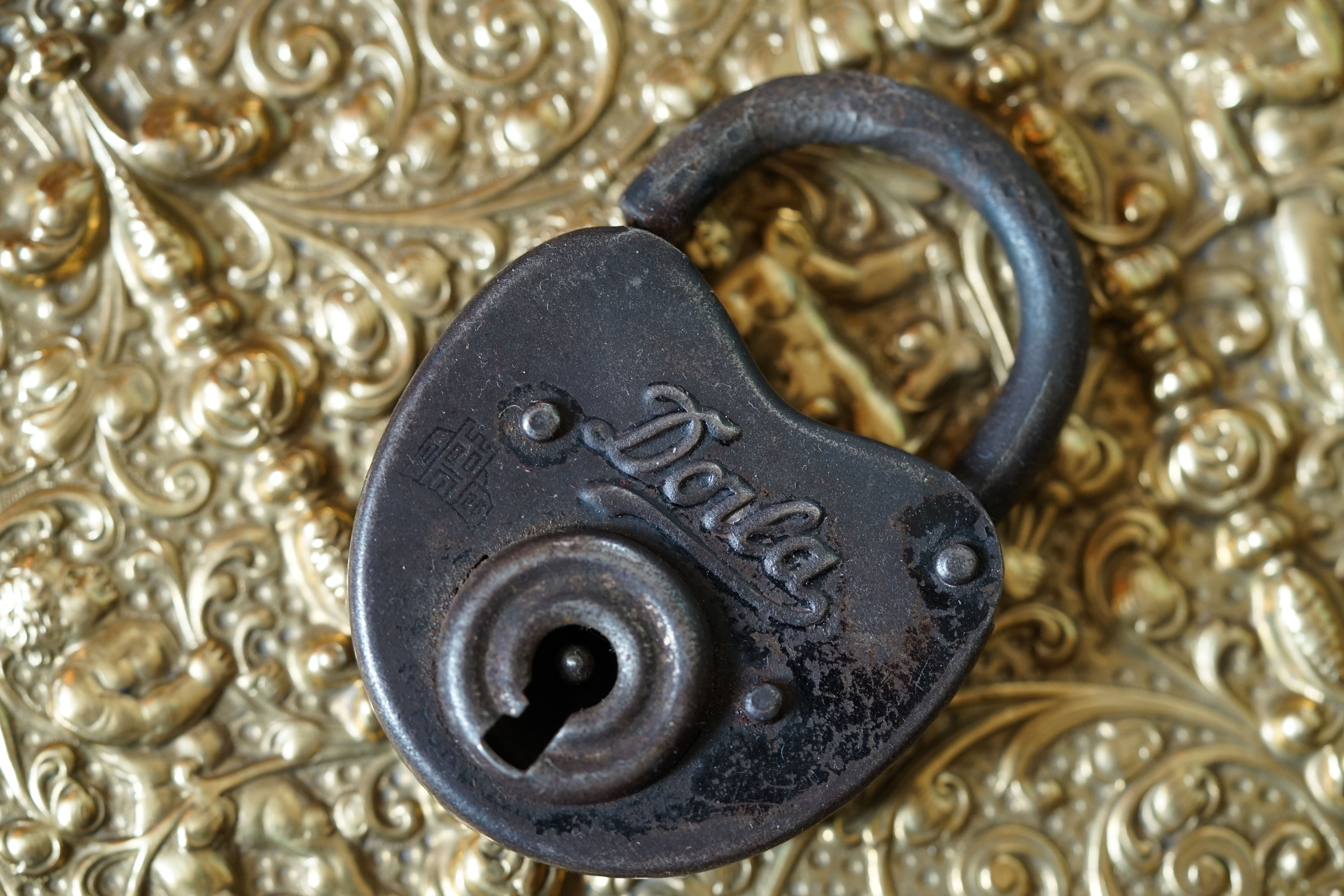 Neues aus dem Hasenstübchen: Gestern war Bernhard da. ÖH, Sonderschule, Sonderschule Öh. Heike IV: Bernhard, warum hast du denn das große Standkreuz dabei ? Der Noagerlzuzler lallt: Der ist wieder aus Ochsenzoll abgehauen. Sonderschule ! SONDERSCHULE ! Schwerti: Was willtst DU ? Bier und Sonderschule, Sonderschule Öh. Hannenberger der Objektleiter: Sonderschule is nich im Hasen. Doch doch ! Öh Sonderschule ! Öh, jetzt Sonderschule. Nach zwei Rutschen Bier, leider kleine, hatte er uns überzeugt: Sondaschule ist jetzt in der Jukebox. Arthur Bühl, Detektiv aus Hamburg ist Mitglied im Detektiv Verband BUDEG und an die IKD angeschlossen. Als Arthurmeister® erklärt Herr Bühl bei Behörden wie Fedpol, LKA Forensik, das Lockpicking !