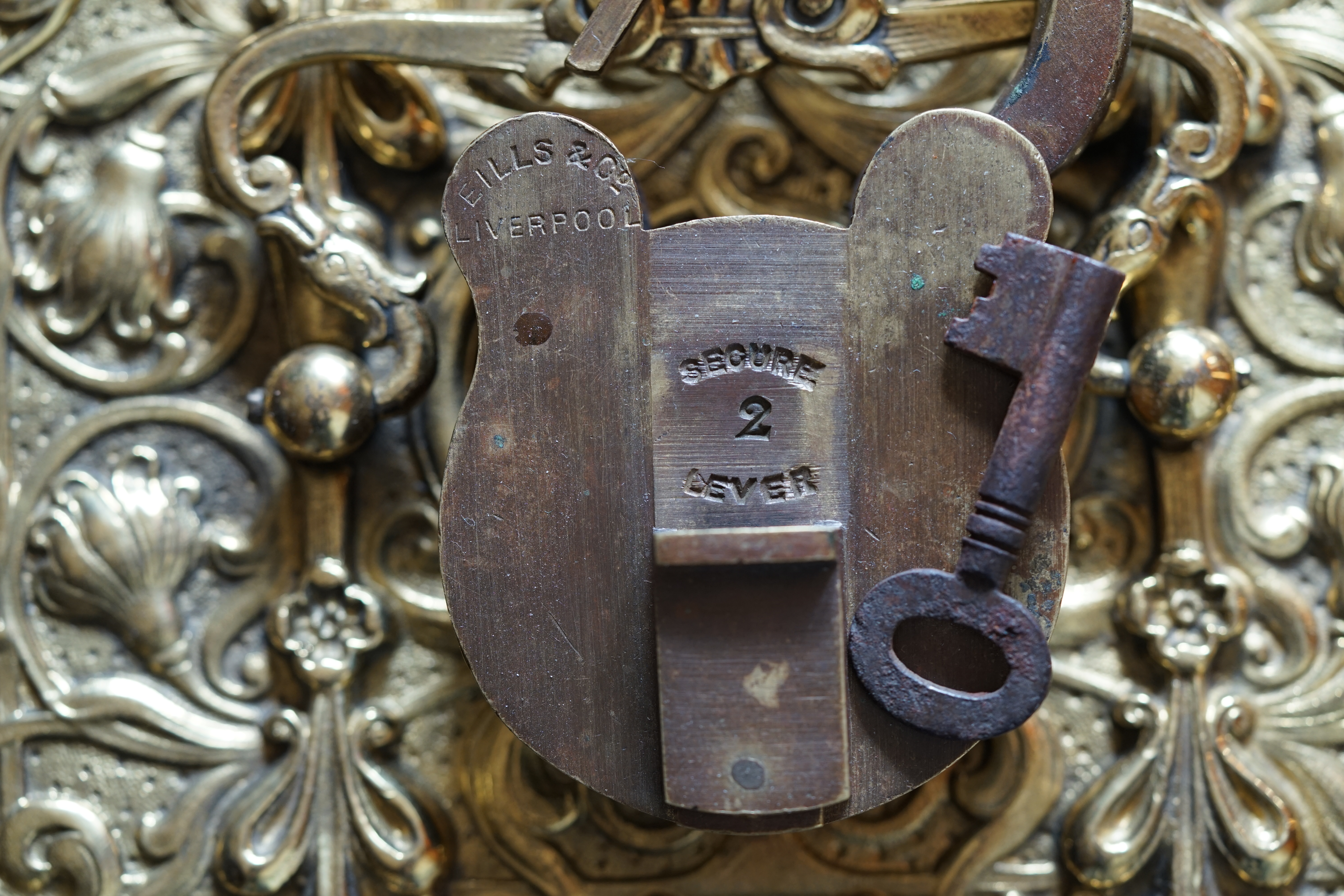 ARTHUR BÜHL stellt Harry Houdini im Hasenstübchen vor ! Harry Houdini (* 24. März 1874 als Erik Weisz in Budapest, Österreich-Ungarn; † 31. Oktober 1926 in Detroit, Michigan) war ein US-amerikanischer Entfesselungs- und Zauberkünstler. Arthurmeister, deutscher Meister im Lockpicking, der Detektiv Arthur Andreas Bühl aus Hamburg spricht: bei Houdini dreht es sich nicht um Lockpicking, sondern um Artistik und Performance. Arkadasch vom Stammtisch sagt: Der hat sich seine Dietriche nach dem Schloss gebogen und nicht vor Ort universell. Der Stammtisch im Hasenstübchen feiert. Aus der Jukebox ertönt laut das Lied von Pointer Sisters Slow Hand Arthurmeister der alle Schlösser kennt. Leben und Wirken Kindheit und Jugend Harry Houdini wurde 1874 als dritter Sohn des jüdischen Seifenmachers Mayer Sámuel Weisz (1829–1892) in Budapest geboren.[1] Als er vier Jahre alt war, emigrierte seine Familie von Ungarn in die Vereinigten Staaten. Sie lebten zunächst in Appleton (Wisconsin) und ließen sich später in New York nieder. Seit sein Vater seinen Posten als Rabbiner einer Reformgemeinde in Appleton verloren hatte, verbrachte er seine Kindheit in großer Armut. In den USA änderte die Familie die Schreibung ihres Namens in „Weiss“. Erik nannte sich fortan „Ehrich“. Schon als Jugendlichen zog es ihn zum Zirkus, wo er als „Ehrich, Prince of the Air“ sein Können als Trapezkünstler und Kontorsionist zeigte. Mit 17 begann er als Zauberkünstler aufzutreten und gab sich erstmals den Künstlernamen Harry Houdini – den Vornamen „Harry“ in Anlehnung an den berühmten Zauberkünstler Harry Kellar, den Nachnamen „Houdini“ als Hommage an sein Vorbild Jean Eugène Robert-Houdin, einen französischen Magier. Obwohl er zwei ältere Brüder hatte, sagte sein Vater auf dem Sterbebett zu ihm, er solle „immer für die Mutter da sein“. Dieser Schwur trieb ihn von da ab an.[2] 1894 heiratete er die deutschstämmige Varietétänzerin Wilhelmina Beatrice „Bess“ Rahner. Sie hatte ein komödiantisches Talent, fungierte viele Jahre als seine Bühnenassistentin und wurde insbesondere für den rasanten Platztausch mit dem in einer Kiste gefesselt eingeschlossenen Houdini („Substitution Metamorphosis“) bekannt – ein Trick, der heute noch zum Standard-Repertoire der Großillusionisten gehört. Harry Houdini (etwa 1898) Zirkus-Jahre Houdini lässt einen Elefanten verschwinden (1918) In ihren ersten Künstlerjahren tourten die Houdinis in Wanderzirkussen, traten in Sideshows und Dime-Museen als Hellseher auf und verkauften für einen falschen Doktor Wundertinkturen. Seinen ersten Durchbruch hatte Houdini 1895 mit einem von betrügerischen Spiritisten adaptierten Entfesselungstrick mit einer Handschelle, den er pressewirksam jeweils im Polizeipräsidium einer Kleinstadt zeigte. Er lobte öffentlich einen Preis für denjenigen aus, der ihm eine Fessel gebe, aus der er nicht entkommen könne. Diese Show steigerte er 1898 mit einem Pressetermin in einem Gefängnis in Chicago, was ihm eine kleine Tournee an der Westküste einbrachte. Seinen Achtungserfolg konnte er an der Ostküste nicht wiederholen. Europa Mittellos und ohne Aussicht auf ein Engagement versuchten die Houdinis auf einen Tipp von seinem Magierkollegen Thomas Nelson Downs hin ihr Glück 1900 in London, wo deutsche Varietés auf seine Entfesselungs-Darbietung aufmerksam wurden. Neu an Houdinis Show war, dass er tatsächlich aus jeder ihm zur Verfügung gestellten Fessel entkommen konnte und sich zu Werbezwecken unter Testbedingungen nackt von erfahrenen Polizisten fesseln ließ. Ein Engagement in Dresden wurde ein so sensationeller Erfolg, dass allein wegen der Pressemeldungen sein nächstes Engagement im Berliner Wintergarten-Varieté ausverkauft war. Im Dresdner Vorort Kötzschenbroda versuchte Houdini im Jahr 1903, den Zauberkünstler Wiljalba Frikell zu treffen, jedoch war dieser bereits verstorben. Für Pressetermine hatte Houdini den Spannungsbogen seiner Entfesselungsnummer erweitert, indem er diese unter Lebensgefahr, etwa in Flüssen unter Wasser, ausführte. Seither tourte er mit den namhaftesten deutschen Zirkus-Unternehmen wie Circus Busch und Circus Corty & Althoff. Houdini wurde relativ schnell zu einem der bekanntesten Showstars Europas und feierte auch in Russland große Erfolge. Sein wichtigster Markt blieb jedoch auf Jahre hinweg Deutschland, das ihn begeistert in allerhand Publikationen feierte. USA Mit geschickten Werbemaßnahmen gelang es Houdini ab 1906, auch in Nordamerika ein Publikum zu begeistern. Wegen des Ersten Weltkriegs fiel der deutsche Markt für ihn vollständig aus. Inzwischen hatte er die Zwangsjacke entdeckt, die noch dramatischere Entfesselungen zuließ, etwa kopfüber an Wolkenkratzern aufgehängt. Neben seinen Entfesselungsnummern versuchte sich Houdini immer wieder als Zauberkünstler. Anders als die meisten seiner Kollegen setzte er nicht auf Humor und Charme, sondern präsentierte die Effekte marktschreierisch und uninspiriert. Houdinis rustikales Auftreten funktionierte zwar für die Rolle des Entfesselungsartisten, nicht aber für die eines Zauberkünstlers. Nach mehreren Rückschlägen realisierte er schließlich die aufwendige Show „Cheers up“ im New Yorker Hippodrom, das über ein Wasserbassin verfügte, in dem er sich unter Wasser entfesseln konnte. Die ursprünglich in Flüssen begonnenen Unterwasserentfesselungen zeigte Houdini auf der Bühne, ansonsten in einer gigantischen Milchkanne und später in der legendären „Chinesischen Wasserfolterzelle“. Berühmt wurde Houdini durch das Verschwindenlassen eines Elefanten auf dem Times Square, der in einer von Charles Morritt konstruierten Kiste „unsichtbar“ wurde. Anti-Spiritist Houdini schloss Freundschaft mit Arthur Conan Doyle, der ein begeisterter Anhänger der im Aufwind befindlichen Spiritismus-Bewegung war. Wie viele andere hielt auch Doyle Houdinis scheinbar unerklärliche Ausbruchskünste für esoterische Wunder und geriet mit Houdini, der abstritt, über echte Zauberkräfte zu verfügen, in Streit. Houdini erkor daraufhin den Kampf gegen betrügerische Spiritisten zu seiner Lebensaufgabe und beriet den an der Untersuchung und Aufklärung von Geisterphänomenen interessierten US-Kongress. Houdini wurde Mitglied eines Komitees der Wissenschaftszeitschrift Scientific American, die einen Geldpreis für diejenigen ausgeschrieben hatte, die vor dieser Jury übernatürliche Fähigkeiten beweisen konnten – ein Preis, der dank Houdini nie vergeben wurde. Für Schlagzeilen sorgte die erbitterte Kontroverse um das Ektoplasma-produzierende Medium Mina „Margery“ Crandon, das von mehreren Komiteemitgliedern für echt gehalten wurde. Houdini infiltrierte spiritistische Gesellschaften mit Gewährsleuten, ließ betrügerische Spiritisten durch Detektive ausspähen, beteiligte sich verkleidet an Séancen und hielt hierüber zahlreiche Vorträge. Die Aufklärung über Spiritistentricks machte er zum regulären Bestandteil seiner Shows, wodurch er sich in der gut florierenden Spiritisten-Zunft viele Feinde einhandelte. In seinem Buch Miracle Mongers enthüllte er die gängigen Tricks etwa der Fakire, Spiritisten, Feuerspucker, Schwertschlucker und Kraftartisten, die ihm aus seiner frühen Artistenzeit bekannt waren. Houdini war ein von Journalisten häufig zu Rate gezogener Fachmann, wenn über betrügerische spiritistische Methoden von Hochstaplern berichtet wurde. Die Society of American Magicians kündigte unter der Präsidentschaft Houdinis an, jeden von einem Spiritisten demonstrierten Effekt analog und überzeugend vorführen zu können. Houdini arbeitete seine Erfolge in seinem Enthüllungsbuch A Magician Among the Spirits ein. Er überführte in der Folgezeit bekannte spiritistische Geisterbeschwörer des Betrugs, was die Presse regelmäßig aufgriff. Andere Leistungen Harry Houdini in seiner Voisin Standard (1910) Houdini ließ mehrere Dietriche patentieren sowie einen Taucheranzug, der ursprünglich zur Flucht aus einer im Wasser zu versenkenden Kiste gedacht war. Außerdem interessierte er sich für die gerade aufgekommene Luftfahrt. 1910 unternahm er mit einem Voisin Doppeldecker den ersten gesteuerten Motorflug auf dem australischen Kontinent und wurde dafür 1910 von der Australian Aeronautic League mit einem Preis ausgezeichnet.[3] Neben seiner Karriere als Zauberkünstler produzierte Houdini einige Stummfilme in Hollywood, in denen er selbst mitspielte, jedoch ohne langfristigen Erfolg. Houdini besaß zwischenzeitlich New Yorks legendären Zauberladen Martinka’s und wurde Präsident der Society of American Magicians. Houdini entwickelte eine Sammelleidenschaft für alles, was irgendwie mit Zauberei und Magie zusammenhing. Er war Freimaurer und wurde als Lehrling in New York City am 17. Juli 1923 in die St. Cecilie Lodge No. 568 initiiert, am 31. Juli 1923 zum Gesellen befördert und am 21. August 1923 zum Meister erhoben. Am 30. Oktober 1923 wurde er dort lebenslanges Mitglied. Später wurde er Mitglied des gemeinnützigen Mecca Shrine Temple der Shriners in New York City.[3] Houdinis Tod Houdini rivalisierte mit Fakiren, die außerordentliche Körperbeherrschung zeigten und Todesgefahren widerstanden. So brach Houdini den Rekord eines Fakirs, in einem verschlossenen Sarg möglichst lange ohne Luftzufuhr zu überleben. Houdini kopierte die Show eines dieser Fakire und behauptete, dass er jeden von einem Mann geführten Schlag in den Unterleib durch Anspannung seiner Bauchmuskulatur unversehrt überstehen könne. Diese Tests waren nicht Bestandteil seiner Show, jedoch ließ er kaum eine Gelegenheit zum Beweis seines Könnens aus. Der Student Jocelyn Gordon Whitehead suchte Houdini am 22. Oktober 1926 in Montreal in dessen Garderobe auf. Laut Augenzeugenberichten der Studenten Jacques Price und Sam Smilovitz soll Whitehead Houdini mehrere kräftige Hiebe in den Bauch versetzt haben. Angeblich hatte er Houdini nicht genug Zeit gelassen, sich auf die Schläge vorzubereiten. Houdini hatte bereits mehrere Tage zuvor an Bauchschmerzen gelitten, jedoch keinen Arzt aufgesucht. Die Schläge verschlimmerten seinen Zustand und veranlassten Houdini zu einem Arztbesuch, bei dem eine akute Blinddarmentzündung diagnostiziert wurde. Dennoch sagte Houdini seine nächste und letzte Vorstellung am Garrick Theater in Detroit am 24. Oktober 1926 nicht ab. Danach wurde er in das Grace Hospital gebracht. Dort starb er nach zwei Operationen am 31. Oktober 1926. Die Ärzte diagnostizierten als Todesursache eine Perforation des Wurmfortsatzes in die freie Bauchhöhle („Blinddarmriss“) und eine daraus resultierende Bauchfellentzündung. Dennoch führten die Anwälte von Houdinis Witwe dessen Tod auf die Schläge zurück, was eine Verdoppelung der Sterbesumme von Houdinis Lebensversicherung bewirkte. Houdini wurde in einem Bronze-Sarg, den er sich gerade für einen Fakirtrick (Krematoriumsillusion) hatte bauen lassen, auf dem jüdischen Friedhof Machpelah Cemetery im New Yorker Stadtteil Queens beerdigt. Im März 2007 gab Houdinis Großneffe George Hardeen auf einer Pressekonferenz bekannt, dass ein gerichtlicher Antrag vorliege, Houdini zu exhumieren und auf Giftspuren untersuchen zu lassen, da einer der behandelnden Ärzte, der sowohl alternativer Medizin als auch Spiritisten anhing, angeblich ein unbekanntes Präparat gespritzt haben sollte. Houdinis weitere Nachfahren widersetzten sich der Exhumierung in einem gemeinsamen Brief an das Houdini-Museum in Pennsylvania. Anschließend stellte sich heraus, dass die Pressekonferenz eine inszenierte Werbeveranstaltung der Autoren William Kalush und Larry Sloman für ihr gemeinsames Buch The Secret Life of Houdini war, in dem über die Theorie der Vergiftung spekuliert wird. Ein Antrag auf Exhumierung lag beim benannten Gericht nicht vor.[4] Houdinis Vermächtnis Seinen Kampf gegen Spiritisten setzte Houdini sozusagen noch im Tod fort: Er hatte u. a. mit seiner Frau Bess einen Code „Rosabell, believe“ vereinbart. Das Codewort stammt aus Bess’ Song „Rosabelle“. Zehn Jahre lang lud Bess zu Halloween verschiedene Spiritisten zur Séance. Einem „echten“ Medium, so der Gedanke, würde Houdinis Geist diesen Code mitteilen, und Bess wüsste so, dass sie tatsächlich mit ihrem verstorbenen Gatten kommuniziert hatte. Dem Geisterbeschwörer Arthur Ford gelang diese Sensation, bis sich herausstellte, dass er mit der finanziell und psychisch angeschlagenen Bess eine Affäre hatte. Die US-Zauberer treffen sich jedes Jahr an Houdinis Todestag, um eine Botschaft zu empfangen, die Houdini ursprünglich für Doyle vorgesehen hatte – bislang vergeblich. Der Name Houdini ist im Laufe der Zeit in der US-amerikanischen Alltagssprache zu einem Synonym für „entkommen“ geworden („to houdinize“). Sein Mythos als unbesiegbarer Superman qualifizierte ihn für Generationen von US-Amerikanern als Idol. Houdini-Material ist von Sammlern sehr begehrt. Eine Auktion diverser Houdiniana bei dem US-amerikanischen Haus Potter & Potter erbrachte die Rekordsumme von insgesamt 310.000,00 US-Dollar.[5] Verwandtschaft mit der Herrmann-Familie Es besteht eine angeheiratete Verwandtschaft mit den erfolgreichen Zauberkünstlern aus der internationalen Zauberkünstlerfamilie Herrmann. Die erste Ehefrau von Houdinis Vater war eine Cousine ersten Grades von Compars Herrmanns erster Ehefrau Rosa Herrmann-Csillag. Houdinis Vater und Compars Herrmann waren befreundet, auch wenn sie dies aus geschäftlichen Konkurrenzgründen nicht publik machten.[6] Houdinis Bruder Hermann war damit ein Cousin zweiten Grades der Opernsängerin Blanche Corelli, Tochter von Compars und Rosa Herrmann, mit der er selbst viele Jahre lang Briefe austauschte. [7] Tagged with Arthur Andreas Bühl, Arthurmeister, Vereins - Wiki - Fandom, Linkedin verifiziert Detektiv Arthur Bühl aus Hamburg, Bühl, Stadt Bühl, Wappen Bühl, Design Bühl, Zwetschgenfest Bühl, Schwäbischer Hengst Bühl, Arthur Bühl, geb. 1961, Babyboomer, Detektiv aus Hamburg sagt am Stammtisch: Wilhelm, du alter Säufer ! Hier lautet es: Parole Emil ! Koksa.org erfreulich Schlossindustrie und Elite rücken zusammen. Pressebox KABA Days, Boston Magazin Arthurmeister, one off the top lockpickers of the world. Sympathieträger und Detektiv, Aufsperrstunde, Ein bischen Ruhe bitte, Wired Arthurmeister boom`s, Wikipedia, Jukebox im Hasenstübchen. Arthur Bühl öffnet alle Schlösser und Padlock`s zerstörungsfrei !