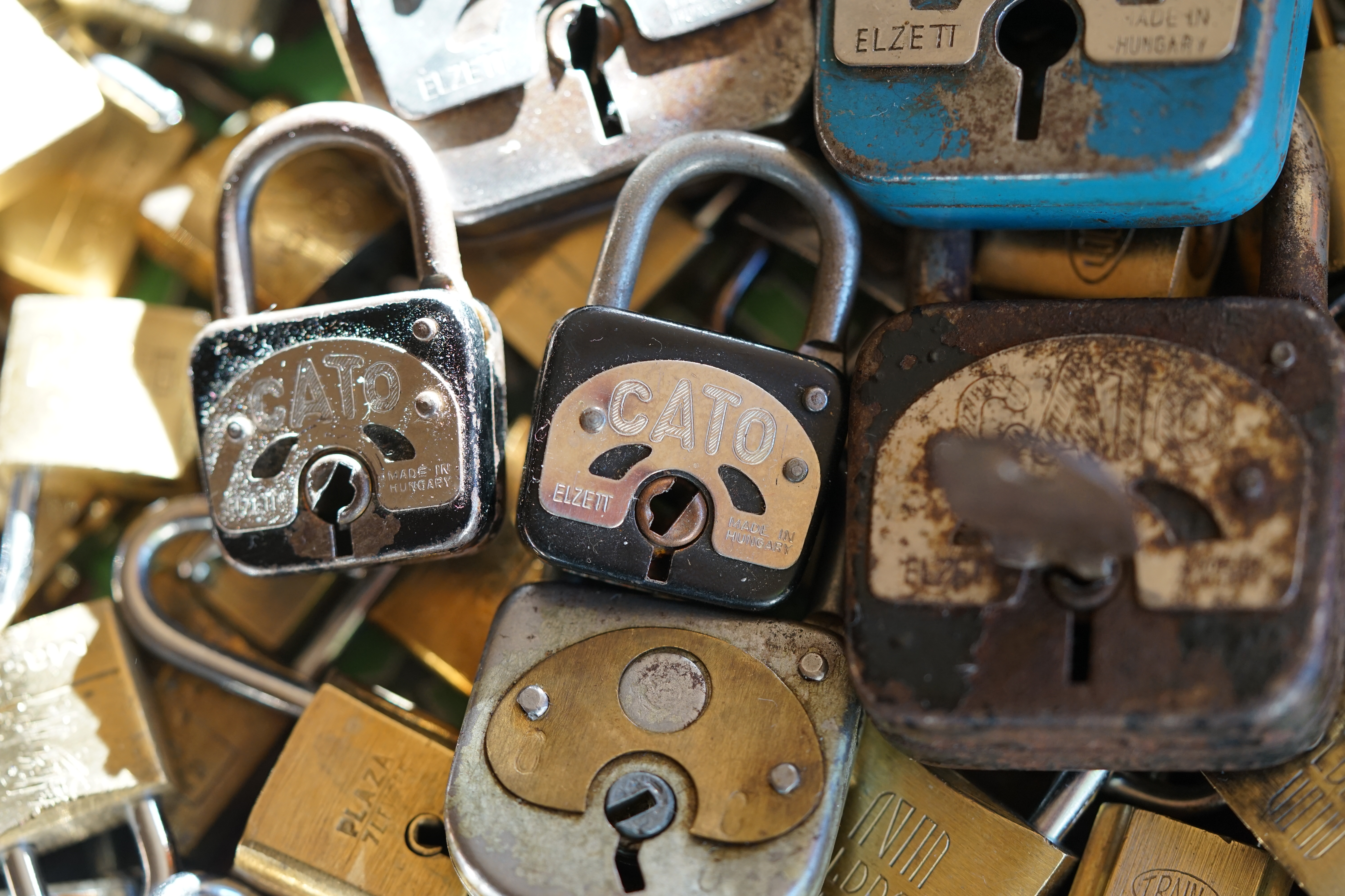 Max und Moritz – Eine Bubengeschichte in sieben Streichen Max und Moritz machten beide, Als sie lebten, keinem Freude: Bildlich siehst du jetzt die Possen, Die in Wirklichkeit verdrossen, Mit behaglichem Gekicher, Weil du selbst vor ihnen sicher. Aber das bedenke stets: Wie man’s treibt, mein Kind, so geht’s. Vorwort Ach was muß man oft von bösen Kindern hören oder lesen! Wie zum Beispiel hier von diesen,Welche Max und Moritz hießen. Die, anstatt durch weise Lehren Sich zum Guten zu bekehren, Oftmals noch darüber lachten Und sich heimlich lustig machten. Ja, zur Übeltätigkeit, Ja, dazu ist man bereit! Menschen necken, Tiere quälen, Äpfel, Birnen, Zwetschen stehlen Das ist freilich angenehmer Und dazu auch viel bequemer, Als in Kirche oder Schule Festzusitzen auf dem Stuhle. Aber wehe, wehe, wehe, Wenn ich auf das Ende sehe!! Aber wehe, wehe, wehe, Wenn ich auf das Ende sehe!! Ach, das war ein schlimmes Ding, Wie es Max und Moritz ging. Drum ist hier, was sie getrieben, Abgemalt und aufgeschrieben. Max und Moritz - Erster Streich - Witwe Bolte Mancher gibt sich viele Müh Mit dem lieben Federvieh: Einesteils der Eier wegen, Welche diese Vögel legen, Zweitens, weil man dann und wann Einen Braten essen kann; Drittens aber nimmt man auch Ihre Federn zum Gebrauch In die Kissen und die Pfühle, Denn man liegt nicht gerne kühle. " Seht, da ist die Witwe Bolte, Die das auch nicht gerne wollte. " Seht, da ist die Witwe Bolte, Die das auch nicht gerne wollte. Ihrer Hühner waren drei Und ein stolzer Hahn dabei. Max und Moritz dachten nun: Was ist hier jetzt wohl zu tun? Ganz geschwinde, eins, zwei, drei, Schneiden sie sich Brot entzwei, In vier Teile, jedes Stück Wie ein kleiner Finger dick. Diese binden sie an Fäden, Übers Kreuz, ein Stück an jeden, Und verlegen sie genau In den Hof der guten Frau. Kaum hat dies der Hahn gesehen, fängt er auch schon an zu krähen: Kikeriki, kikikerikih!! Tak, tak, tak, da kommen sie! Hahn und Hühner schlucken munter Jedes ein Stück Brot hinunter; Aber als sie sich besinnen, Konnte keines recht von hinnen. In die Kreuz und in die Quer Reißen sie sich hin und her, Flattern auf und in die Höh, Ach herrje, herrjemine! Ach, sie bleiben an dem langen, Dürren Ast des Baumes hangen. Und ihr Hals wird lang und länger, Ihr Gesang wird bang und bänger, Jedes legt noch schnell ein Ei, Und dann kommt der Tod herbei. Witwe Bolte in der Kammer Hört im Bette diesen Jammer; Ahnungsvoll tritt sie heraus: Ach, was war das für ein Graus! "Fließet aus dem Aug, ihr Tränen! All mein Hoffen, all mein Sehnen, Meines Lebens schönster Traum Hängt an diesem Apfelbaum!“ Tiefbetrübt und sorgenschwer Kriegt sie jetzt das Messer her, Nimmt die Toten von den Strängen, Daß sie so nicht länger hängen, Und mit stummem Trauerblick Kehrt sie in ihr Haus zurück. Dieses war der erste Streich, Doch der zweite folgt sogleich. Max und Moritz - Zweiter Streich Als die gute Witwe Bolte Sich von ihrem Schmerz erholte, Dachte sie so hin und her, Daß es wohl das beste wär, Die Verstorbnen, die hienieden Schon so frühe abgeschieden, Ganz im stillen und in Ehren Gut gebraten zu verzehren. Freilich war die Trauer groß, Als sie nun so nackt und bloß Abgerupft am Herde lagen, Sie, die einst in schönen Tagen Bald im Hofe, bald im Garten Lebensfroh im Sande scharrten. Ach, Frau Bolte weint aufs neu, Und der Spitz steht auch dabei. Max und Moritz rochen dieses: "Schnell aufs Dach gekrochen!“ hieß es. Durch den Schornstein mit Vergnügen Sehen sie die Hühner liegen, Die schon ohne Kopf und Gurgeln Lieblich in der Pfanne schmurgeln. " Eben geht mit einem Teller Witwe Bolte in den Keller " Eben geht mit einem Teller Witwe Bolte in den Keller, Daß sie von dem Sauerkohle Eine Portion sich hole, Wofür sie besonders schwärmt, Wenn er wieder aufgewärmt. Unterdessen auf dem Dache Ist man tätig bei der Sache. Max hat schon mit Vorbedacht Eine Angel mitgebracht. Schnupdiwup, da wird nach oben Schon ein Huhn heraufgehoben! Schnupdiwup, jetzt Numro zwei! Schnupdiwup, jetzt Numro drei! Und jetzt kommt noch Numro vier: Schnupdiwup, dich haben wir! Zwar der Spitz sah es genau Und er bellt: Rawau, rawau! Aber schon sind sie ganz munter Fort und von dem Dach herunter. Na, das wird Spektakel geben, Denn Frau Bolte kommt soeben; Angewurzelt stand sie da, Als sie nach der Pfanne sah. Alle Hühner waren fort, "Spitz!“ das war ihr erstes Wort. "O du Spitz, du Ungetüm! Aber wart, ich komme ihm!“ Mit dem Löffel groß und schwer Geht es über Spitzen her; Laut ertönt sein Wehgeschrei, Denn er fühlt sich schuldenfrei. Max und Moritz im Verstecke Schnarchen aber an der Hecke. Und vom ganzen Hühnerschmaus Guckt nur noch ein Bein heraus. Dieses war der zweite Streich, Doch der dritte folgt sogleich. Max und Moritz - Dritter Streich Jedermann im Dorfe kannte Einen, der sich Böck benannte. " Alle diese Kleidungssachen Wußte Schneider Böck zu machen. " Alltagsröcke, Sonntagsröcke, Lange Hosen, spitze Fräcke, Westen mit bequemen Taschen, Warme Mäntel und Gamaschen, Alle diese Kleidungssachen Wußte Schneider Böck zu machen. Oder wäre was zu flicken, Abzuschneiden, anzustücken, Oder gar ein Knopf der Hose Abgerissen oder lose Wie und wo und was es sei, Hinten, vorne, einerlei Alles macht der Meister Böck, Denn das ist sein Lebenszweck. Drum so hat in der Gemeinde Jedermann ihn gern zum Freunde. Aber Max und Moritz dachten, Wie sie ihn verdrießlich machten. Nämlich vor des Meisters Hause Floß ein Wasser mit Gebrause. Übers Wasser führt ein Steg Und darüber geht der Weg. Max und Moritz, gar nicht träge, Sägen heimlich mit der Säge, Ritzeratze! voller Tücke, In die Brücke eine Lücke. Als nun diese Tat vorbei, Hört man plötzlich ein Geschrei: "He, heraus, du Ziegen-Böck! Scheider Schneider, meck, meck, meck!“ Alles konnte Böck ertragen, Ohne nur ein Wort zu sagen; Aber wenn er dies erfuhr, Ging“s ihm wider die Natur. " Denn schon wieder ihm zum Schreck Tönt ein lautes: ‚Meck, meck, meck! " Schnelle springt er mit der Elle Über seines Hauses Schwelle, Denn schon wieder ihm zum Schreck Tönt ein lautes: "Meck, meck, meck!“ Und schon ist er auf der Brücke. Kracks, die Brücke bricht in Stücke! Wieder tönt es: "Meck, meck, meck!“ Plumps, da ist der Schneider weg! Grad als dieses vorgekommen, Kommt ein Gänsepaar geschwommen, Welches Böck in Todeshast Krampfhaft bei den Beinen faßt. Beide Gänse in der Hand, Flattert er auf trocknes Land. Übrigens bei alledem Ist so etwas nicht bequem! Wie denn Böck von der Geschichte Auch das Magendrücken kriegte. Hoch ist hier Frau Böck zu preisen! Denn ein heißes Bügeleisen, Auf den kalten Leib gebracht, Hat es wiedergutgemacht. Bald im Dorf hinauf, hinunter Hieß es: Böck ist wieder munter. Dieses war der dritte Streich, Doch der vierte folgt sogleich. Max und Moritz - Vierter Streich Also lautet ein Beschluß: Daß der Mensch was lernen muß. Nicht allein das Abc Bringt den Menschen in die Höh, Nicht allein im Schreiben, Lesen Übt sich ein vernünftig Wesen; Nicht allein in Rechnungssachen Soll der Mensch sich Mühe machen; Sondern auch der Weisheit Lehren Muß man mit Vergnügen hören. " Daß dies mit Verstand geschah War Herr Lehrer Lämpel da. " Daß dies mit Verstand geschah War Herr Lehrer Lämpel da. Max und Moritz, diese beiden, Mochten ihn darum nicht leiden. Denn wer böse Streiche macht, Gibt nicht auf den Lehrer acht. Nun war dieser brave Lehrer Von dem Tobak ein Verehrer, Was man ohne alle Frage Nach des Tages Müh und Plage Einem guten, alten Mann Auch von Herzen gönnen kann. Max und Moritz, unverdrossen, Sinnen aber schon auf Possen, Ob vermittelst seiner Pfeifen Dieser Mann nicht anzugreifen. Einstens, als es Sonntag wieder Und Herr Lämpel brav und bieder In der Kirche mit Gefühle Saß vor seinem Orgelspiele, Schlichen sich die bösen Buben In sein – Haus und seine Stuben, Wo die Meerschaumpfeife stand; Max hält sie in seiner Hand; Aber Moritz aus der Tasche Zieht die Flintenpulverflasche, Und geschwinde – stopf, stopf, stopf – Pulver in den Pfeifenkopf. Jetzt nur still und schnell nach Haus, Denn schon ist die Kirche aus! Eben schließt in sanfter Ruh Lämpel seine Kirche zu; Und mit Buch und Notenheften, Nach besorgten Amtsgeschäften, Lenkt er freudig seine Schritte Zu der heimatlichen Hütte, Und voll Dankbarkeit sodann Zündet er sein Pfeifchen an. "Ach!“ spricht er, "die größte Freud Ist doch die Zufriedenheit!“ Rums, da geht die Pfeife los Mit Getöse, schrecklich groß! Kaffeetopf und Wasserglas, Tabaksdose, Tintenfaß, Ofen, Tisch und Sorgensitz Alles fliegt im Pulverblitz. Als der Dampf sich nun erhob, Sieht man Lämpel, der – gottlob! – Lebend auf dem Rücken liegt; Doch er hat was abgekriegt. Nase, Hand, Gesicht und Ohren Sind so schwarz als wie die Mohren, Und des Haares letzter Schopf Ist verbrannt bis auf den Kopf. Wer soll nun die Kinder lehren Und die Wissenschaft vermehren Wer soll nun für Lämpel leiten Seine Amtestätigkeiten Woraus soll der Lehrer rauchen, Wenn die Pfeife nicht zu brauchen Mit der Zeit wird alles heil, Nur die Pfeife hat ihr Teil. Dieses war der vierte Streich, Doch der fünfte folgt sogleich. Max und Moritz - Fünfter Streich Wer in Dorfe oder Stadt Einen Onkel wohnen hat, Der sei höflich und bescheiden; Denn das mag der Onkel leiden. Morgens sagt man: "Guten Morgen! Haben Sie was zu besorgen?“ Bringt ihm, was er haben muß: Zeitung, Pfeife, Fidibus. Oder sollt“ es wo im Rücken Drücken, beißen oder zwicken, Gleich ist man mit Freudigkeit Dienstbeflissen und bereit. Oder sei“s nach einer Prise, Daß der Onkel heftig niese, Ruft man: "Prosit!“ alsogleich. "Danke!“ – "Wohl bekomm es Euch!“ Oder kommt er spät nach Haus, Zieht man ihm die Stiefel aus, Holt Pantoffel, Schlafrock, Mütze, Daß er nicht im Kalten sitze. Kurz, man ist darauf bedacht, Was dem Onkel Freude macht. Max und Moritz ihrerseits Fanden darin keinen Reiz. Denkt euch nur, welch schlechten Witz Machten sie mit Onkel Fritz! Jeder weiß, was so ein Mai- Käfer für ein Vogel sei. In den Bäumen hin und her Fliegt und kriecht und krabbelt er. Max und Moritz, immer munter, Schütteln sie vom Baum herunter. In die Tüte von Papiere Sperren sie die Krabbeltiere. Fort damit und in die Ecke Unter Onkel Fritzens Decke! Bald zu Bett geht Onkel Fritze In der spitzen Zipfelmütze; Seine Augen macht er zu Hüllt sich ein und schläft in Ruh. Doch die Käfer - kritze, kratze ! - Kommen schnell aus der Matratze. Schon faßt einer, der voran, Onkel Fritzens Nase an. " Bau! " schreit er“,was ist das hier ? " Und erfaßt das Ungetier. Und den Onkel voller Grausen Sieht man aus dem Bette sausen. "Autsch!“ – schon wieder hat er einen lm Genicke, an den Beinen; Hin und her und rundherum Kriecht es, fliegt es mit Gebrumm. " Onkel Fritz, in dieser Not, Haut und trampelt alles tot. " Onkel Fritz, in dieser Not, Haut und trampelt alles tot. Guckste wohl, jetzt ist“s vorbei Mit der Käferkrabbelei! Onkel Fritz hat wieder Ruh Und macht seine Augen zu. Dieses war der fünfte Streich, Doch der sechste folgt sogleich. Max und Moritz - Sechster Streich In der schönen Osterzeit, Wenn die frommen Bäckersleut Viele süße Zuckersachen Backen und zurechtemachen, Wünschen Max und Moritz auch Sich so etwas zum Gebrauch. Doch der Bäcker, mit Bedacht, Hat das Backhaus zugemacht, Also, will hier einer stehlen, Muß er durch den Schlot sich quälen. Ratsch! . da kommen die zwei Knaben Durch den Schornstein,schwarz wie Raben. Puff. sie fallen in die Kist, Wo das Mehl darinnen ist! Da! nun sind sie alle beide Rundherum so weiß wie Kreide Aber schon mit viel Vergnügen Sehen sie die Brezeln liegen. Knacks! da bricht der Stuhl entzwei; Schwapp! da liegen sie im Brei. Ganz von Kuchenteig umhüllt, Stehn sie da als Jammerbild. " Gleich erscheint der Meister Bäcker Und bemerkt die Zuckerlecker. " Gleich erscheint der Meister Bäcker Und bemerkt die Zuckerlecker. Eins, zwei, drei, eh man“s gedacht, Sind zwei Brote draus gemacht! In dem Ofen glüht es noch Ruff! damit ins Ofenloch! Ruff! man zieht sie aus der Glut; Denn nun sind sie braun und gut! Jeder denkt: die sind perdü! Aber nein – noch leben sie. Knusper, knasper! wie zwei Mäuse Fressen sie durch das Gehäuse; Und der Meister Bäcker schrie: "Ach herrje, da laufen sie!“ Dieses war der sechste Streich, Doch der letzte folgt sogleich. Max und Moritz - Letzter Streich Max und Moritz, wehe euch! Jetzt kommt euer letzter Streich! Wozu müssen auch die beiden Löcher in die Säcke schneiden? " Seht, da trägt der Bauer Mecke Einen seiner Maltersäcke. " Seht, da trägt der Bauer Mecke Einen seiner Maltersäcke. Aber kaum, daß er von hinnen, Fängt das Korn schon an zu rinnen. Und verwundert steht und spricht er: " Zapperment! Dat Ding werd lichter ! " Hei! Da sieht er voller Freude Max und Moritz im Getreide. Rabs! - In seinen großen Sack Schaufelt er das Lumpenpack. Max und Moritz wird es schwüle; Denn nun geht es nach der Mühle. " Meister Müller, he, heran ! Mahl er das, so schnell er kann ! " " Her damit ! " und in den Trichter Schüttelt er die Bösewichter. Rickeracke! Rickeracke! Geht die Mühle mit Geknacke. Hier kann man sie noch erblicken Fein geschroten und in Stücken. Doch sogleich verzehret sie Meister Müllers Federvieh. Schluß Als man dies im Dorf erfuhr, War von Trauer keine Spur. Witwe Bolte, mild und weich, Sprach: " Sieh da, ich dacht es gleich ! " " Jajaja ! " rief Meister Böck, " Bosheit ist kein Lebenszweck! " Drauf so sprach Herr Lehrer Lämpel: "Dies ist wieder ein Exempel!“ "Freilich“, meint der Zuckerbäcker, "Warum ist der Mensch so lecker!“ Selbst der gute Onkel Fritze Sprach: "Das kommt von dumme Witze!“ Doch der brave Bauersmann Dachte: "Wat geiht meck dat an!“ Kurz, im ganzen Ort herum Ging ein freudiges Gebrumm "Gott sei Dank! Nun ist“s vorbei Mit der Übeltäterei!!“